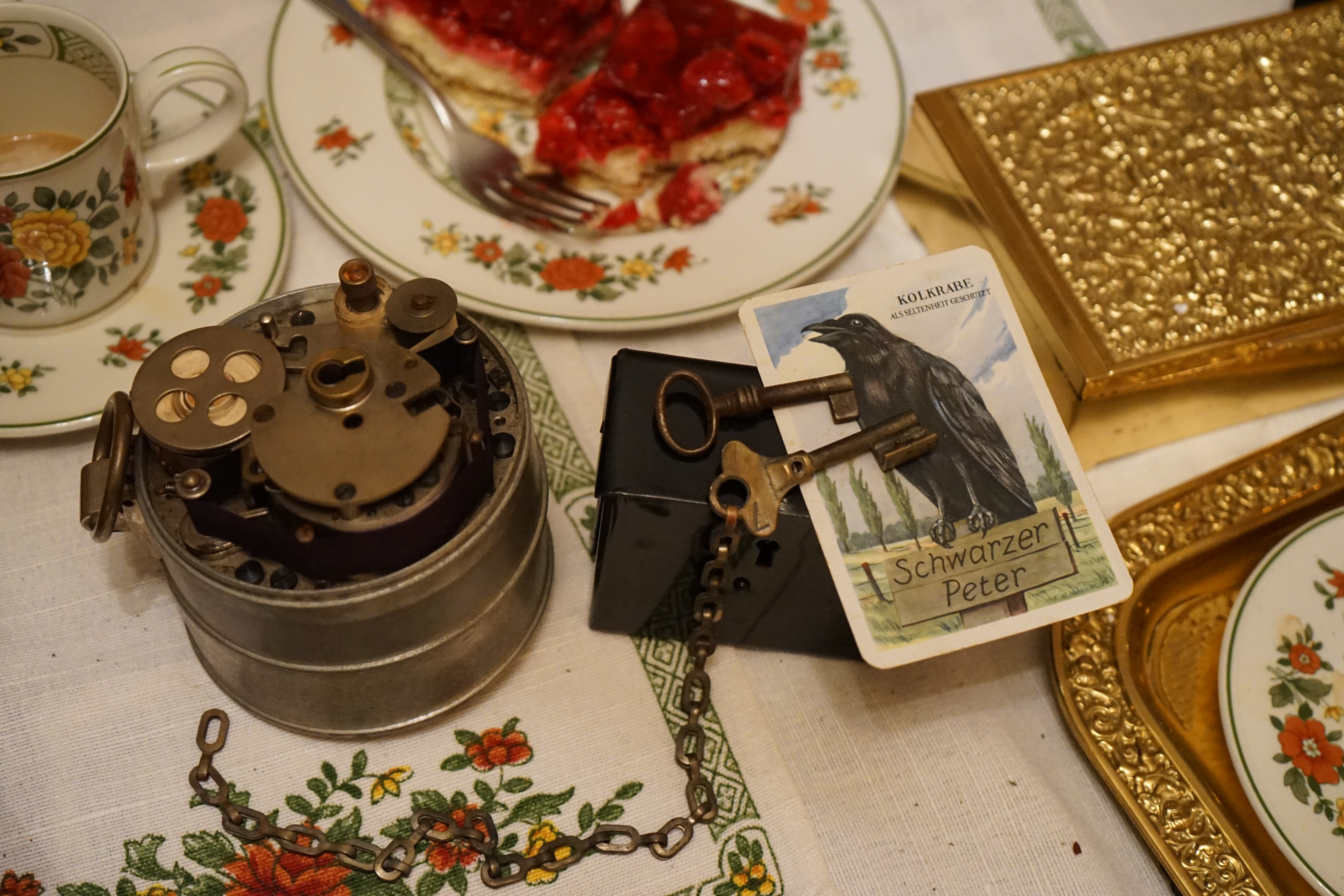 SEO Jukebox Seite B Grafik Arthur Bühl, Detektiv aus ( HAM ), auch bekannt als Arthurmeister® geht zum Lockpicker - Stammtisch ins Hasenstübchen. Arkadasch ruft: Ey du Sympathieträger: allens kloor ? Die Jukebox spielt im Hintergrund: Slow Hand von den Pointer Sister`s. Ich habe von den Helbing - Brüdern erfahren du hast ein ABUS Vorhangschloss entsperrt ? Übst du wieder für einen Auftritt als Perfomance Künstler ? Bouncing - Joe spricht: Hollywood ! Nein Airball. Die Jukebox spielt: Ina Müller: Dörp Reggae ! Giovanni sagt: Prugna. Arthurmeister spricht: Avanti Avanti, heute gibt`s Chianti. Von der Mutter von Giovanni ! Korkengeld hat der Hannenberger schon ! Saluti, tutti, und für die Bella Donna spielt die Jukebox: TONES AND I - DANCE MONKEY ! Arkadasch " switscht " auf die A - Seite der Jukebox und drückt: L`AMMINSTRATORE DEL CONDOMINIO ! Alle lachen: Auch ein Pornomeister® . Arkadasch sagt: Prosit Erik Brendi ! und zu den Helbing - Brüdern: auch Prost Helbing ! Arthur erklärt: In der Stadt BÜHL wird Zwetschgenschnapps zum Zwetschgenfest getrunken. Arthur hat auch ein Wappen BÜHL, mit den selben gelb und blau Farbwerten wie das Stadtwappen von Bühl. Ja, Ja, Prost Herr Bühl. Der Gelenkbusfuzzy sagt: jetzt drücke ich für die Alte: Marcella Bella - NESSUNO MAI ! Weiteres könnt ihr Lieben in Arthurmeister`s Leporello erfahren. Über die Seiten Schlossherz, Lockpickerherz, Pornomeister ist der Leporello auch erreichbar. BILD et Uschi spricht: Bald wird er von meiner Stimme vorgelesen. Wie bei einer Jukebox: nicht schneller offen ist besser, sondern desto lauter. Schwerti unterhält sich mit Heike IV. Stößchen`s ! Heike IV: auch mit mir. Der Nachläufer und der Noagerlzuzler betreten nacheinander das Hasenstübchen. Der Aufhocker kommt auch. Prost. Arkadasch läßt bei voller Lautstärke und mit der Bass BOOM BOX: Cem Caraca & Die Kanaken: Mein Deutscher Freund ! spielen ! Auch so ein Pornomeister®. Der Bunny Hall platzt aus allen Nähten ! Die Kraft, die was am Fließband schafft ! Alle Menschen dieser Erde. Es wird gefiert: Wie sind Babyboomer ! Tagged with: einarmiger Bandit