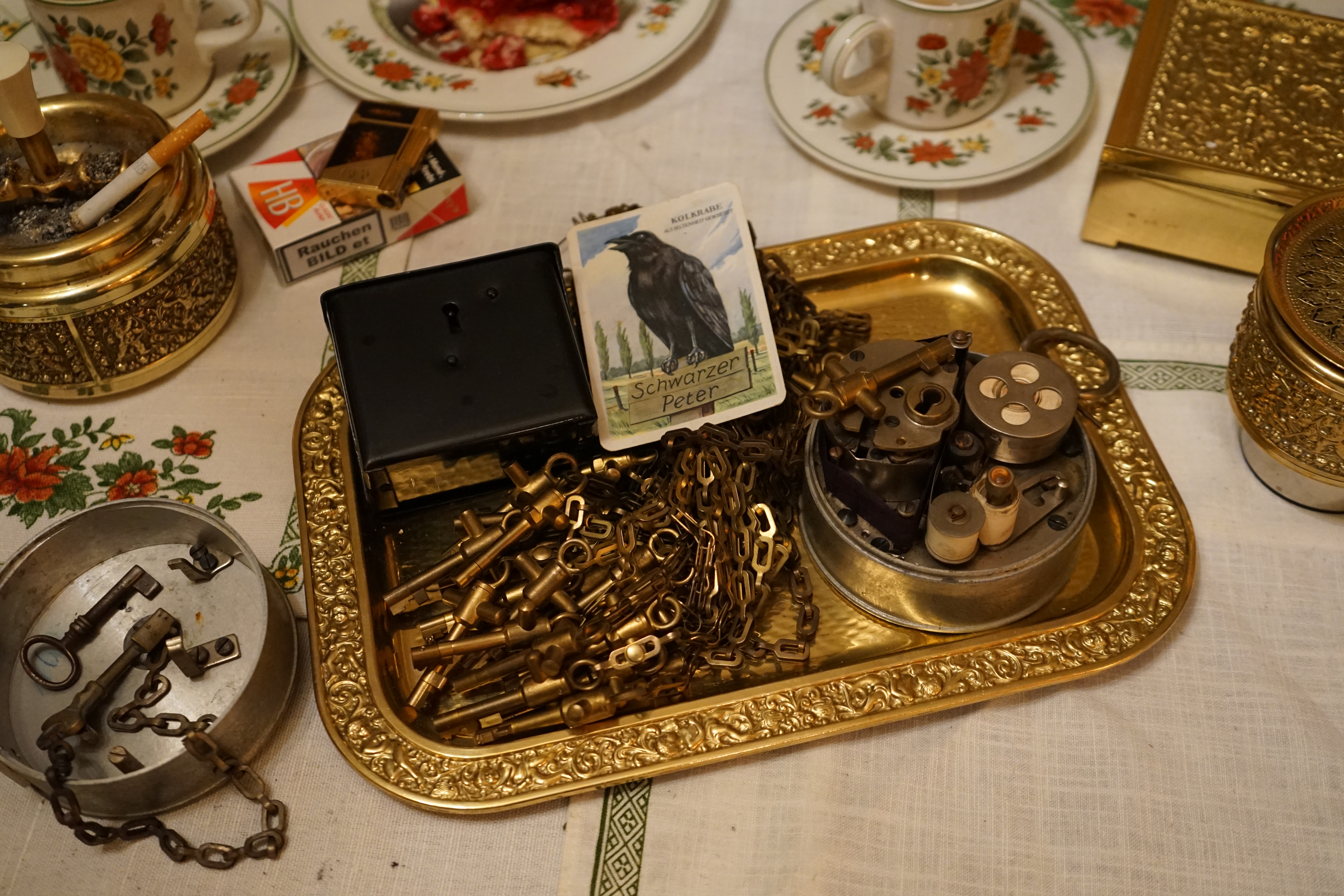 SEO Max und Moritz Max und Moritz - Eine Bubengeschichte in sieben Streichen Max und Moritz machten beide, als sie lebten, keinem Freude; Bildlich siehst du jetzt die Possen, die in Wirklichkeit verdrossen, mit behaglichem Gekicher, weil du selbst vor ihnen sicher. Aber das bedenke stets : Wie man’s treibt, mein Kind, so geht’s. Vorwort Ach was muß man oft von bösen Kindern hören oder lesen ! Wie zum Beispiel hier von diesen, welche Max und Moritz hießen. Die, anstatt durch weise Lehren sich zum Guten zu bekehren, oftmals noch darüber lachten und sich heimlich lustig machten. Ja, zur Übeltätigkeit, Ja, dazu ist man bereit ! Menschen necken, Tiere quälen, Äpfel, Birnen, Zwetschen stehlen, das ist freilich angenehmer und dazu auch viel bequemer, als in Kirche oder Schule festzusitzen auf dem Stuhle. Aber wehe, wehe, wehe, Wenn ich auf das Ende sehe ! ! Aber wehe, wehe, wehe, Wenn ich auf das Ende sehe ! ! Ach, das war ein schlimmes Ding, wie es Max und Moritz ging. Drum ist hier, was sie getrieben, abgemalt und aufgeschrieben. Max und Moritz - Erster Streich - Witwe Bolte Mancher gibt sich viele Müh mit dem lieben Federvieh; einesteils der Eier wegen, welche diese Vögel legen, zweitens, weil man dann und wann einen Braten essen kann; drittens aber nimmt man auch ihre Federn zum Gebrauch in die Kissen und die Pfühle, denn man liegt nicht gerne kühle. " Seht, da ist die Witwe Bolte, Die das auch nicht gerne wollte. " Seht, da ist die Witwe Bolte, die das auch nicht gerne wollte. Ihrer Hühner waren drei und ein stolzer Hahn dabei. Max und Moritz dachten nun : Was ist hier jetzt wohl zu tun ? Ganz geschwinde, eins, zwei, drei, schneiden sie sich Brot entzwei, in vier Teile, jedes Stück wie ein kleiner Finger dick. Diese binden sie an Fäden, übers Kreuz, ein Stück an jeden, und verlegen sie genau in den Hof der guten Frau. Kaum hat dies der Hahn gesehen, fängt er auch schon an zu krähen: Kikeriki, kikikerikih!! Tak, tak, tak, da kommen sie! Hahn und Hühner schlucken munter jedes ein Stück Brot hinunter; Aber als sie sich besinnen, konnte keines recht von hinnen. In die Kreuz und in die Quer reißen sie sich hin und her, flattern auf und in die Höh, Ach herrje, herrjemine! Ach, sie bleiben an dem langen, Dürren Ast des Baumes hangen. Und ihr Hals wird lang und länger, Ihr Gesang wird bang und bänger, Jedes legt noch schnell ein Ei, Und dann kommt der Tod herbei. Witwe Bolte in der Kammer Hört im Bette diesen Jammer; Ahnungsvoll tritt sie heraus: Ach, was war das für ein Graus! " Fließet aus dem Aug, ihr Tränen! All mein Hoffen, all mein Sehnen, meines Lebens schönster Traum hängt an diesem Apfelbaum " ! Tiefbetrübt und sorgenschwer kriegt sie jetzt das Messer her, Nimmt die Toten von den Strängen, Daß sie so nicht länger hängen, Und mit stummem Trauerblick Kehrt sie in ihr Haus zurück. Dieses war der erste Streich, Doch der zweite folgt sogleich. Max und Moritz - Zweiter Streich Als die gute Witwe Bolte Sich von ihrem Schmerz erholte, Dachte sie so hin und her, Daß es wohl das beste wär, Die Verstorbnen, die hienieden Schon so frühe abgeschieden, Ganz im stillen und in Ehren Gut gebraten zu verzehren. Freilich war die Trauer groß, Als sie nun so nackt und bloß Abgerupft am Herde lagen, Sie, die einst in schönen Tagen Bald im Hofe, bald im Garten Lebensfroh im Sande scharrten. Ach, Frau Bolte weint aufs neu, Und der Spitz steht auch dabei. Max und Moritz rochen dieses: "Schnell aufs Dach gekrochen!“ hieß es. Durch den Schornstein mit Vergnügen Sehen sie die Hühner liegen, Die schon ohne Kopf und Gurgeln Lieblich in der Pfanne schmurgeln. " Eben geht mit einem Teller Witwe Bolte in den Keller " Eben geht mit einem Teller Witwe Bolte in den Keller, Daß sie von dem Sauerkohle Eine Portion sich hole, Wofür sie besonders schwärmt, Wenn er wieder aufgewärmt. Unterdessen auf dem Dache Ist man tätig bei der Sache. Max hat schon mit Vorbedacht Eine Angel mitgebracht. Schnupdiwup, da wird nach oben Schon ein Huhn heraufgehoben! Schnupdiwup, jetzt Numro zwei! Schnupdiwup, jetzt Numro drei! Und jetzt kommt noch Numro vier: Schnupdiwup, dich haben wir! Zwar der Spitz sah es genau Und er bellt: Rawau, rawau! Aber schon sind sie ganz munter Fort und von dem Dach herunter. Na, das wird Spektakel geben, Denn Frau Bolte kommt soeben; Angewurzelt stand sie da, Als sie nach der Pfanne sah. Alle Hühner waren fort, "Spitz!“ das war ihr erstes Wort. "O du Spitz, du Ungetüm! Aber wart, ich komme ihm!“ Mit dem Löffel groß und schwer Geht es über Spitzen her; Laut ertönt sein Wehgeschrei, Denn er fühlt sich schuldenfrei. Max und Moritz im Verstecke Schnarchen aber an der Hecke. Und vom ganzen Hühnerschmaus Guckt nur noch ein Bein heraus. Dieses war der zweite Streich, Doch der dritte folgt sogleich. Max und Moritz - Dritter Streich Jedermann im Dorfe kannte Einen, der sich Böck benannte. " Alle diese Kleidungssachen Wußte Schneider Böck zu machen. " Alltagsröcke, Sonntagsröcke, Lange Hosen, spitze Fräcke, Westen mit bequemen Taschen, Warme Mäntel und Gamaschen, Alle diese Kleidungssachen Wußte Schneider Böck zu machen. Oder wäre was zu flicken, Abzuschneiden, anzustücken, Oder gar ein Knopf der Hose Abgerissen oder lose Wie und wo und was es sei, Hinten, vorne, einerlei Alles macht der Meister Böck, Denn das ist sein Lebenszweck. Drum so hat in der Gemeinde Jedermann ihn gern zum Freunde. Aber Max und Moritz dachten, Wie sie ihn verdrießlich machten. Nämlich vor des Meisters Hause Floß ein Wasser mit Gebrause. Übers Wasser führt ein Steg Und darüber geht der Weg. Max und Moritz, gar nicht träge, Sägen heimlich mit der Säge, Ritzeratze! voller Tücke, In die Brücke eine Lücke. Als nun diese Tat vorbei, Hört man plötzlich ein Geschrei: "He, heraus, du Ziegen-Böck! Scheider Schneider, meck, meck, meck!“ Alles konnte Böck ertragen, Ohne nur ein Wort zu sagen; Aber wenn er dies erfuhr, Ging“s ihm wider die Natur. " Denn schon wieder ihm zum Schreck Tönt ein lautes: ‚Meck, meck, meck! " Schnelle springt er mit der Elle Über seines Hauses Schwelle, Denn schon wieder ihm zum Schreck Tönt ein lautes: "Meck, meck, meck!“ Und schon ist er auf der Brücke. Kracks, die Brücke bricht in Stücke! Wieder tönt es: "Meck, meck, meck!“ Plumps, da ist der Schneider weg! Grad als dieses vorgekommen, Kommt ein Gänsepaar geschwommen, Welches Böck in Todeshast Krampfhaft bei den Beinen faßt. Beide Gänse in der Hand, Flattert er auf trocknes Land. Übrigens bei alledem Ist so etwas nicht bequem! Wie denn Böck von der Geschichte Auch das Magendrücken kriegte. Hoch ist hier Frau Böck zu preisen! Denn ein heißes Bügeleisen, Auf den kalten Leib gebracht, Hat es wiedergutgemacht. Bald im Dorf hinauf, hinunter Hieß es: Böck ist wieder munter. Dieses war der dritte Streich, Doch der vierte folgt sogleich. Max und Moritz - Vierter Streich Also lautet ein Beschluß: Daß der Mensch was lernen muß. Nicht allein das Abc Bringt den Menschen in die Höh, Nicht allein im Schreiben, Lesen Übt sich ein vernünftig Wesen; Nicht allein in Rechnungssachen Soll der Mensch sich Mühe machen; Sondern auch der Weisheit Lehren Muß man mit Vergnügen hören. " Daß dies mit Verstand geschah War Herr Lehrer Lämpel da. " Daß dies mit Verstand geschah War Herr Lehrer Lämpel da. Max und Moritz, diese beiden, Mochten ihn darum nicht leiden. Denn wer böse Streiche macht, Gibt nicht auf den Lehrer acht. Nun war dieser brave Lehrer Von dem Tobak ein Verehrer, Was man ohne alle Frage Nach des Tages Müh und Plage Einem guten, alten Mann Auch von Herzen gönnen kann. Max und Moritz, unverdrossen, Sinnen aber schon auf Possen, Ob vermittelst seiner Pfeifen Dieser Mann nicht anzugreifen. Einstens, als es Sonntag wieder Und Herr Lämpel brav und bieder In der Kirche mit Gefühle Saß vor seinem Orgelspiele, Schlichen sich die bösen Buben In sein – Haus und seine Stuben, Wo die Meerschaumpfeife stand; Max hält sie in seiner Hand; Aber Moritz aus der Tasche Zieht die Flintenpulverflasche, Und geschwinde – stopf, stopf, stopf – Pulver in den Pfeifenkopf. Jetzt nur still und schnell nach Haus, Denn schon ist die Kirche aus! Eben schließt in sanfter Ruh Lämpel seine Kirche zu; Und mit Buch und Notenheften, Nach besorgten Amtsgeschäften, Lenkt er freudig seine Schritte Zu der heimatlichen Hütte, Und voll Dankbarkeit sodann Zündet er sein Pfeifchen an. "Ach!“ spricht er, "die größte Freud Ist doch die Zufriedenheit!“ Rums, da geht die Pfeife los Mit Getöse, schrecklich groß! Kaffeetopf und Wasserglas, Tabaksdose, Tintenfaß, Ofen, Tisch und Sorgensitz Alles fliegt im Pulverblitz. Als der Dampf sich nun erhob, Sieht man Lämpel, der – gottlob! – Lebend auf dem Rücken liegt; Doch er hat was abgekriegt. Nase, Hand, Gesicht und Ohren Sind so schwarz als wie die Mohren, Und des Haares letzter Schopf Ist verbrannt bis auf den Kopf. Wer soll nun die Kinder lehren Und die Wissenschaft vermehren Wer soll nun für Lämpel leiten Seine Amtestätigkeiten Woraus soll der Lehrer rauchen, Wenn die Pfeife nicht zu brauchen Mit der Zeit wird alles heil, Nur die Pfeife hat ihr Teil. Dieses war der vierte Streich, Doch der fünfte folgt sogleich. Max und Moritz - Fünfter Streich Wer in Dorfe oder Stadt Einen Onkel wohnen hat, Der sei höflich und bescheiden; Denn das mag der Onkel leiden. Morgens sagt man: " Guten Morgen! Haben Sie was zu besorgen?“ Bringt ihm, was er haben muß: Zeitung, Pfeife, Fidibus. Oder sollt `es wo im Rücken Drücken, beißen oder zwicken, Gleich ist man mit Freudigkeit Dienstbeflissen und bereit. Oder sei`s nach einer Prise, Daß der Onkel heftig niese, Ruft man: " Prosit ! " alsogleich. " Danke ! " - " Wohl bekomm es Euch ! " Oder kommt er spät nach Haus, Zieht man ihm die Stiefel aus, Holt Pantoffel, Schlafrock, Mütze, Daß er nicht im Kalten sitze. Kurz, man ist darauf bedacht, Was dem Onkel Freude macht. Max und Moritz ihrerseits Fanden darin keinen Reiz. Denkt euch nur, welch schlechten Witz Machten sie mit Onkel Fritz ! Jeder weiß, was so ein Mai- Käfer für ein Vogel sei. In den Bäumen hin und her Fliegt und kriecht und krabbelt er. Max und Moritz, immer munter, Schütteln sie vom Baum herunter. In die Tüte von Papiere Sperren sie die Krabbeltiere. Fort damit und in die Ecke Unter Onkel Fritzens Decke! Bald zu Bett geht Onkel Fritze In der spitzen Zipfelmütze; Seine Augen macht er zu Hüllt sich ein und schläft in Ruh. Doch die Käfer - kritze, kratze ! - Kommen schnell aus der Matratze. Schon faßt einer, der voran, Onkel Fritzens Nase an. " Bau! " schreit er“,was ist das hier ? " Und erfaßt das Ungetier. Und den Onkel voller Grausen Sieht man aus dem Bette sausen. " Autsch! " - schon wieder hat er einen lm Genicke, an den Beinen; Hin und her und rundherum Kriecht es, fliegt es mit Gebrumm. " Onkel Fritz, in dieser Not, Haut und trampelt alles tot. " Onkel Fritz, in dieser Not, Haut und trampelt alles tot. Guckste wohl, jetzt ist“s vorbei Mit der Käferkrabbelei! Onkel Fritz hat wieder Ruh Und macht seine Augen zu. Dieses war der fünfte Streich, Doch der sechste folgt sogleich. Max und Moritz - Sechster Streich In der schönen Osterzeit, Wenn die frommen Bäckersleut Viele süße Zuckersachen Backen und zurechtemachen, Wünschen Max und Moritz auch Sich so etwas zum Gebrauch. Doch der Bäcker, mit Bedacht, Hat das Backhaus zugemacht, Also, will hier einer stehlen, Muß er durch den Schlot sich quälen. Ratsch! . da kommen die zwei Knaben Durch den Schornstein,schwarz wie Raben. Puff. sie fallen in die Kist, Wo das Mehl darinnen ist ! Da! nun sind sie alle beide rundherum so weiß wie Kreide Aber schon mit viel Vergnügen sehen sie die Brezeln liegen. Knacks! da bricht der Stuhl entzwei; Schwapp! da liegen sie im Brei. Ganz von Kuchenteig umhüllt, stehn sie da als Jammerbild. " Gleich erscheint der Meister Bäcker Und bemerkt die Zuckerlecker. " Gleich erscheint der Meister Bäcker Und bemerkt die Zuckerlecker. Eins, zwei, drei, eh man`s gedacht, sind zwei Brote draus gemacht ! In dem Ofen glüht es noch Ruff ! damit ins Ofenloch ! Ruff! man zieht sie aus der Glut; Denn nun sind sie braun und gut ! Jeder denkt: die sind perdü ! Aber nein - noch leben sie. Knusper, knasper ! wie zwei Mäuse Fressen sie durch das Gehäuse; Und der Meister Bäcker schrie: " Ach herrje, da laufen sie ! " Dieses war der sechste Streich, Doch der letzte folgt sogleich. Max und Moritz - Letzter Streich Max und Moritz, wehe euch ! Jetzt kommt euer letzter Streich ! Wozu müssen auch die beiden Löcher in die Säcke schneiden ? " Seht, da trägt der Bauer Mecke Einen seiner Maltersäcke. " Seht, da trägt der Bauer Mecke Einen seiner Maltersäcke. Aber kaum, daß er von hinnen, fängt das Korn schon an zu rinnen. Und verwundert steht und spricht er: " Zapperment ! Dat Ding werd lichter ! " Hei ! Da sieht er voller Freude Max und Moritz im Getreide. Rabs ! - In seinen großen Sack Schaufelt er das Lumpenpack. Max und Moritz wird es schwüle; Denn nun geht es nach der Mühle. " Meister Müller, he, heran ! Mahl er das, so schnell er kann ! " " Her damit ! " und in den Trichter Schüttelt er die Bösewichter. Rickeracke! Rickeracke! Geht die Mühle mit Geknacke. Hier kann man sie noch erblicken Fein geschroten und in Stücken. Doch sogleich verzehret sie Meister Müllers Federvieh. Schluß Als man dies im Dorf erfuhr, War von Trauer keine Spur. Witwe Bolte, mild und weich, Sprach: " Sieh da, ich dacht es gleich ! " " Jajaja ! " rief Meister Böck, " Bosheit ist kein Lebenszweck! " Drauf so sprach Herr Lehrer Lämpel: " Dies ist wieder ein Exempel! " " Freilich“, meint der Zuckerbäcker, " Warum ist der Mensch so lecker ! " Selbst der gute Onkel Fritze Sprach: " Das kommt von dumme Witze ! " Doch der brave Bauersmann Dachte: " Wat geiht meck dat an ! " Kurz, im ganzen Ort herum Ging ein freudiges Gebrumm " Gott sei Dank ! Nun ist`s vorbei Mit der Übeltäterei ! ! " Tagged with Arthur Andreas Bühl, Arthurmeister, Vereins - Wiki - Fandom, Linkedin Detektiv Arthur Bühl aus Hamburg, Bühl, Stadt Bühl, Wappen Bühl, Design Bühl, Zwetschgenfest Bühl, Schwäbischer Hengst Bühl, Arthur Bühl, geb. 1961, Babyboomer, Detektiv aus Hamburg sagt am Stammtisch: Wilhelm, du alter Säufer ! Hier lautet es: Parole Emil ! Koksa.org erfreulich Schlossindustrie und Elite rücken zusammen. Pressebox KABA Days, Boston Magazin Arthurmeister, one off the top lockpickers of the world. Sympathieträger Ausperrstunde, Ein bischen Ruhe bitte, Wired Arthurmeister boom`s, Wikipedia, Jukebox im Hasenstübchen