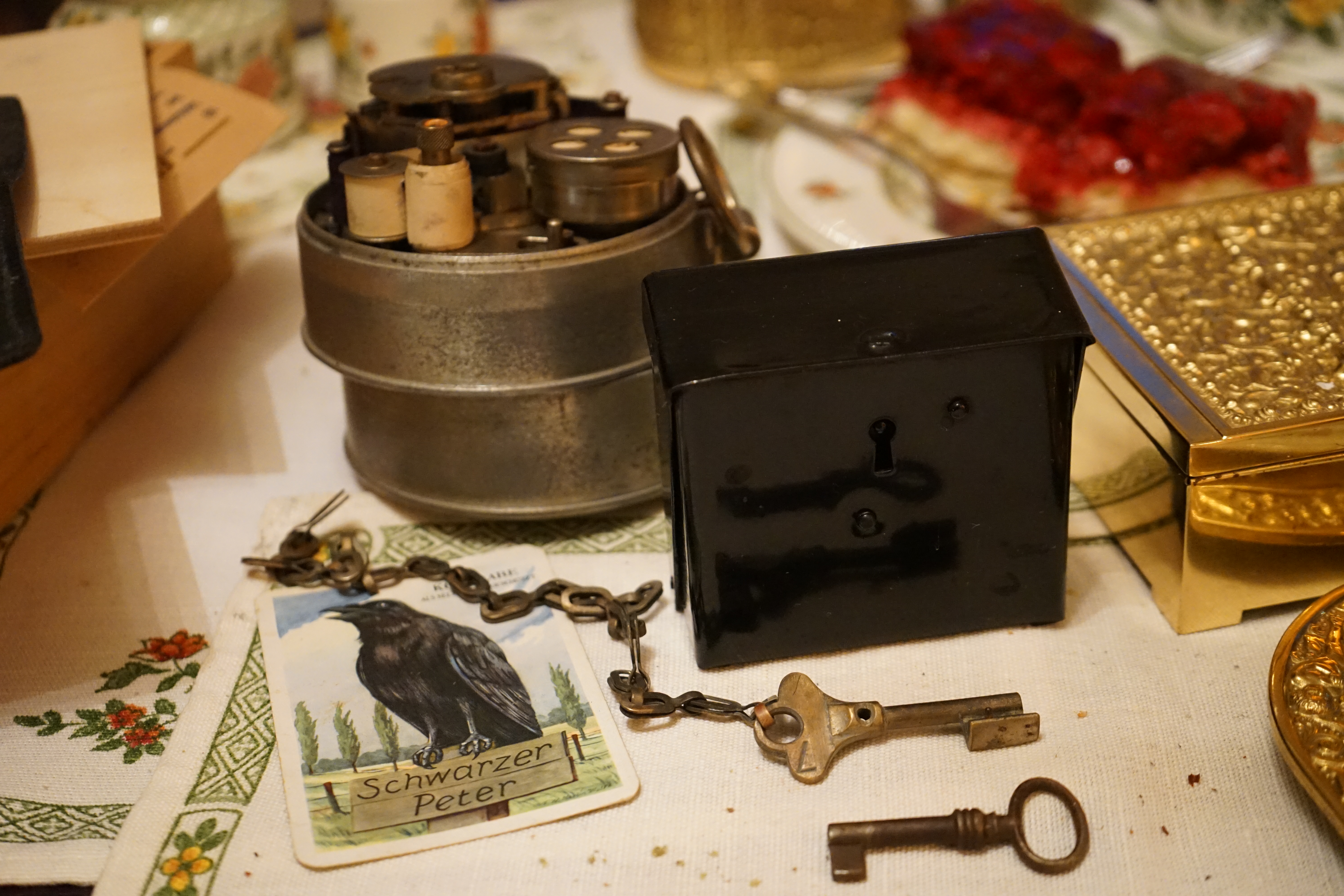 Freunde ! spricht Arthur Bühl, Detektiv aus ( HAM ), und hebt den Zeigefinger: Ihr mit eurer künstlichen Intelligenz. Die muß trainiert werden. Wie der Stammtisch. Und die Schlagworte wie Arthurmeister ® bürgerlich Arthur Andreas Bühl ist mehrfacher Deutscher Meister im Lockpicking, müssen hinzugefügt werden. Arthurmeister öffnet Schließzylinder, Profilzylinder, Vorhangschlösser zersörungsfrei. Die Benutzung von E - Pick, Sperrzeug, Pickset, Schlagschlüssel sind natürlich erlaubt. Alle Dietriche und Werkzeuge die das Schloss nicht beschädigen ! Arthur Bühl gibt auch seinen Kollegen im Detektiv - Verband als Performance Künstler Einblick in die Welt des Lockpicking, die Welt der Schloss Herzen und zeigt ebenfalls Öffnungsmethoden der Stasi und deren operatives Vorgehen. Arthur Bühl ist weiter Präsident der eingetragenen Schutzmarke Pornomeister ® S.A.R.L und stellt dort auf seiner Internetseite Schnitt - und Cutmodelle von Schließzylindern und Tresorschlössern vor. Während Bild et Uschi stenografiert erklingt aus der Jukebox im Hasenstübchen der Klassiker: Slow Hand von den Pointer Sister`s. Hannenberger fragt: Wie immer ? Arkadasch meint: Heute Helbing ! BILD et Uschi mit Parole Emil ! In der Vitrine von Arthur Bühl, Arthurmeister® sind Schlösser, Padlocks, von ABUS, Binoxx BUGA, BKS, CES, DOM, EVVA, FEFI, Assa Abloy, Z Ikon, KABA, KESO, ASSA, Winkhaus, HKR, Wilka, Trelock, Schmelting, Bode Panzer, Comet, Ancor Las, Drumm Geminy, Xylock, EMKA, SEA, Medeco, Mul-T-Lock, Cut away, ABUS Granit, Pfaffenhain, E*S, ESS, Nemef, BAB, Babelsberg, Stasi, Diskus, WMF, Tesa, Noch, Vachette, Cisa, Wally, Rielda, Mottura, Viro, FAI, GeGe, K + K, Fichet, Bode Panzer, Tresor, Bramah, Protector, Braun`s Patent, Walomatus, Arolds, Combination Lock, Yale, Master, American Lock, Tubular, China, Indien, Aligarh, Nepal, Thailand, Zahlenschlösser, Himmelsschlüssel und noch vieles mehr, vorhanden. Alle Schliesszylinder sind Übungsmaterial für das Lockpicking. Schlagschlüssel und so vieles mehr, sind auch dabei. Auch der Sputnik. Verschlagwortet mit: ♥ Vokuhila, Friseur ♥ Schwäbischer Hengst, Zwetschgen Heini, Bühl er, Zwetschge, Google Earth, Mittelpunkt der Welt, Martinameisterin, Cartomanze, Scholischek, " HIGH NOON ! ". ♥ Parole Emil ! Arthurmeister`s Jukebox im Bunny Hall, B - Seite Einmal den Himmelsschlüssel aus der Hand gegeben. Der Stammtisch hat sofort eine Bass - Boom - Box, angeschlossen. Wie inner Disse ! Werbefrei. Mit Lichtorgel. Bouncing Joe und Schwerti drücken: Du wirst immer schöner ! Heike IV versucht sich an der Sportart Purzelbaum. Prost und Stößchen ! LiBi`s vom Lockpicking am Stammtisch sind unter Bunter Nachmittag, anzuschauen. Also: Viel Spaß ! und das Passwort lautet: Freibier Freibier ! Lautstärke ? " OFFEN ". Magic Fly. Arthur Buehl de oder Pornomeister de