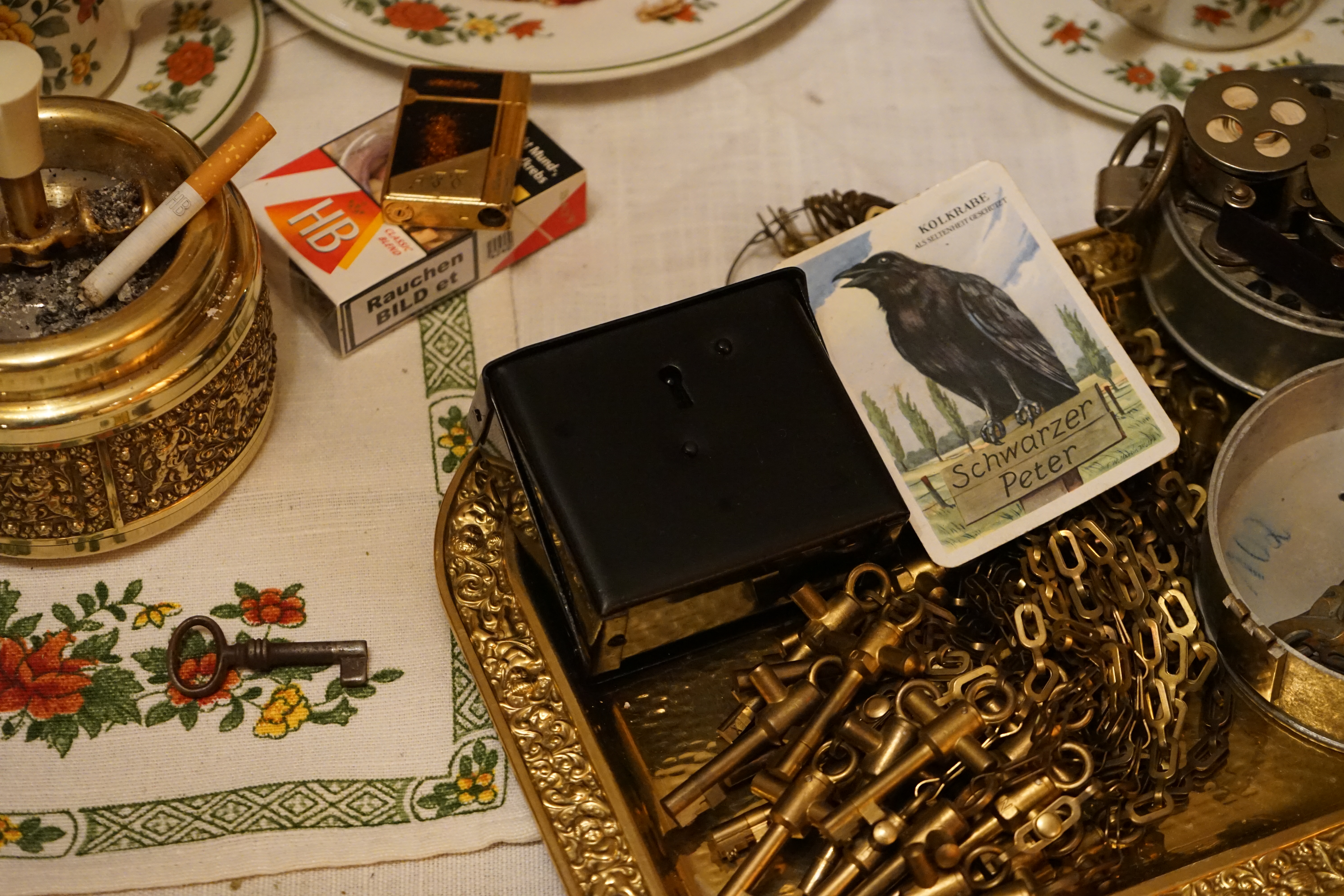 Arthur Bühl, Arthurmeister ®,Lockpickerherz ® Schlossherz ®, Pornomeister ®, neuer SEO Text für 2025 12.00 Mittags im Hasenstübchen. Basketball Bouncing Joe Asberry schreit: Prost ! Die Glocke kingelt ! In Arthurmeister`s Jukebox im Hasenstübchen spielt: Slow Hand von den Pointer Sisters. Ferrari Rudi sitzt am Tresen. Anstatt Helbing trinkt er heute Underberg. Pelle und Heike I machen Stößchen. Justamente klingelt das Telefonino. Der Hannenberger lacht zu Bouncing Joe Asberry: Ich wette mit Dir: Da ruft unser Freund Mr. Smitz vom Playboy an. Arthurmeister geh endlich ran. Die Glocke klingelt. Yes Mr. Smitz, yes, yes Mr. Smitz. Yes great, you know. Yes, yes we have a Party. Yes, yes. Ja: Angela Merkel, die kennen wir. You know: " Bundeskanzlerin ". Giovanni ruft: Bella Donna: Signora Merkel is the CEO of the world. Yes, Yes Mr. Smitz, i will look about her Memoiren. Oh Mr. Smitz ? Her Biographie with her Signature ? OH, Mr. Smitz mit Widmung ? Das wird nicht einfach ! no easy, you know ! Da muß die Glocke aber ein ganzes Wochenende läuten. Prost. Helbing. Yes Mr. Smitz, hands on the heard, you know, difficult ! Arkadasch !!! Smitz U.S.A. braucht die Memoiren von Angela Merkel signiert mit dem Text: Für Mr. Smitz from the Playboy ! Also pass auf: Dein Schwippschwager ist doch Aufsteller bei der Messe. Ja, Buchmesse. Dort hält die Merkel eine Autogrammstunde. Der soll sich dort anstellen mit seinen Kumpani. Ja, der Smitz läßt hier die Glocke läuten. Das gesamte Wochenende. Hannenberger gibt das Passwort: Freibier, Freibier ! Die Glocke läutet jetzt: Helbing ! In Arthurmeister`s Jukebox spielt: The Tramps - Disco Inferno - Orginal Longversion Tony Mendes ! Basketball Bouncing Joe swingt mit dem Kopf mit. Jetzt meint Arkadasch: Oh meine Kumpani trauen sich nicht zu Dr. Angela Merkel. Die haben Angst vor Ihr. Kein Autogramm heißt kein Freibier. Droschkendieter !! Du fährst jetzt zur Buchhandlung, holst drei Biographien von der ollen Merkel, fährst weiter zum Kujau ! Ja, der hat dem Heinemann vom Stern, Hamburg, gefälschte Tagebücher verkauft. Der soll dir in ein Exemplar die Unterschrift der Merkel und die Widmung reinmalen. Sag ihm viele Grüße vom Arthurmeister und Parole Freibier, Freibier ! Dann malt der es dir sofort. Der kann das freudigst. Und sag ihm, das sei für Smitz, Amerika. Aber diesmal soll er keine rosa Tinte verwenden. Dann kommst du wieder her und wir alle unterschreiben das zweite, dann fährst du geschwind rüber nach Fuhlsbüttel, drängelst dich am Luftfrachtschalter vor, läßt die Bücher verpacken und paßt auch auf, das die auch tatsächlich im nächsten Flieger in die U.S.A. reisen. Dann hat er die Bücher, quasi wenn der Flieger landet. Sag denen: Parole: Freibier, Freibier ! Arthur und wozu das dritte Buch ? Du Depp, wenn beim unterschreiben vom zweiten Buch einer draufkotzt oder ein Brandloch reinmacht dann haben wir Ersatz ! Und diesen legen wir dann hinter den Tresen ins Regal und tuen so als hätten wir es gelesen. Es reicht das wir Frau Bundeskanzlerin mit guten, besoffenen, nicht ausgeklügelten, dummen, peinlichen Ratschlägen beraten haben ! Punkt. In Arthurmeister´s Jukebox spielt: Lady von Kenny Rogers. Sir Waschi hat gleich CHARLIE RICH - The most Beautifull Girl in The World, gedrückt. Die Stimmung ist gut. In der Jukebox spielt mittlerweile Aloe Blanc - I need a Dollar. Die Stimmung ist fantastisch ! Jetzt steigert sich die Stimmnung noch als der Nachläufer Roberto Blanco - Caramba, Caracho ein Whiskey, Carambo Caracho ein Gin, verflucht Sacrcameto Dolores und alles ist wieder hin ! In Rio de Janeiro… drückt. Der Noagerlzutzler drückt Roberto Blanco - Der Puppenspieler von Mexico und räumt Gläser ab. Hannenberger reicht schon einmal den Himmelsschlüssel ! Schwerti fragt: Mastertouch und wenn der Dir auf die Schliche kommt ? Du Depp, was glaubst du wenn der erfährt, daß er einen orginalen Kujau, dem Tagebuchfälscher hat, dann läuft der durch Beverly Hills und gibt damit bei jedem an, als sei er The Greatest. Und Du weißt: Die Schriftsachverständigen vom Stern oder von der Bild et und der Heinemann brauchten Monate bis sie diesen Betrug mit dem Verkauf der Tagebücher erkannt haben. In Arthurmeister`s Jukebox spielt: Calvin Harris & Sam Smith: Promises ! und es wird mitgesungen. Das Droschkendieter dann doch nur beim Papierfuzzy im Copy Shop neben an war ? weil der Kujau besoffen war ? Quatsch, kalter Kaffee, der Smitz verhöckert das Buch an Rockefeller. Was glaubst du, warum die Parole Freibier Freibier lautet ? Wir sind hier nicht bei der Wohlfahrt. Ferrari Rudi macht Ralala: Sonntag ist Formel I in Indianapolis. Denkt dran: High Noon ist dann morgens 07.00 Uhr. Die Glocke läutet ununterbrochen. Freibier, Freibier, Freibier, Parole Freibier. Let Michael pass for the Championship ! Das gesamte Hasenstübchen tanzt und platzt aus allen Nähten. In der Jukebox spielt James Last und Orchester: T.S.O.P The Top Sound of Philadelphia ! Prost, Prosit und Stößchen ! Der Hannenberger sieht zufrieden aus. Taged with: Bühler Zwetschge, Bühl Wappen, Zwetschgenhengst, Zwetschgenfest, Meister, Arthur Andreas Bühl, Privatdetektiv. Arthurmeister007@gmail.com