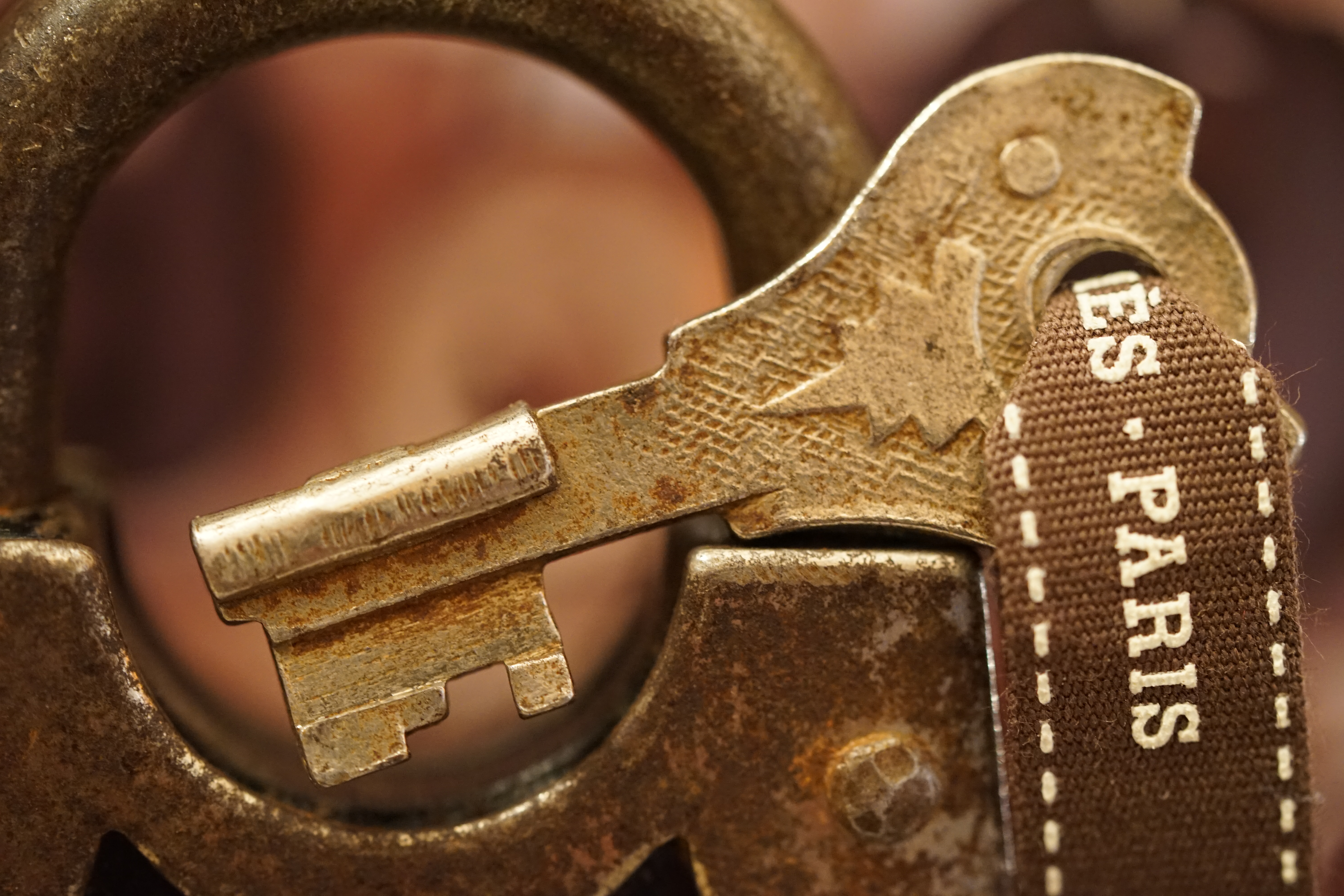 Für das Jahr 2026 wurde der SEO von Doublebrain ®, der Firma chatgpt und von einer KI ergänzt: Arthur A. Bühl, made 1961 in Stuttgart, Germany ist ein Babyboomer ! und ein Sympathietraeger ! Slow Hand ! mit dem Mastertouch ! Locksport: The strange things that happen at a lock-picking convention by Tom Vanderbilt, Deviant Olliam, Slate, picking, Hackers Planet, Earth, Event, Flickr, Foto, Ina Müller, Arthur Meister, Lockpicking, ssdev, Photo, Slide Player, The Joy Lock Club, Schuyler Towne, by Pagan Kennedy, Arthur Bühl, called Arthurmeister, can pick a Lock faster than you, David Olliam, Slate, Tool, Toool, the open organisation of Lockpickers, Wired, Jan Freitag, TAZ, FAZ, BILD, WELT, BUDEG, BDD, Linkedin, Pornomeister SARL, X, Twitter, Security of Locks, Linkedin Arthur Bühl, Zwetschgenstadt Bühl, Bühl Wappen Bühl, Fahne Bühl, Facebook, Bühl, Arthurmeister, Pornomeister SARL, Lockpicking Experte. Tagged with: Dorma Kaba, Europa Park Rust, Zwetschgenhengst, NBA, Bouncing Joe Asberry, Everybody Wiki, Schwäbischer Henst, Pflaume, Zwetschge, Doublebrain, Mandy August, Rallye, cross, Datenschutz. Zitat: Arthurmeister " offen ist gut, schneller offen ist besser ! " Pankhofer, Schloss und Schlüssel, Arthur Bühl, Wappen Bühl, legal 1001, Radio Eriwan, In Arthurmeisters Jukebox im Hasenstuebchen, You Tube, ( HAM ), sind Schallplatten von Slow Hand, Pointer Sisters, Engelbert, Joy Flemming, Ina Müller, Dörp Reggae, Reinhard Fendrich, Sammy Davis jr., Bee Gees, Hans Söllner, Element of crime, Empire of sun - we are the people, Katja Ebstein - Es war einmal ein Jäger, Udo Jürgen - Das Lied das nie zu Ende geht, Vicky Leandros - Ich liebe das Leben, Die Five Tops - Warte auf das Glück, Marianne Rosenberg - Er gehört zu mir, Hildegard Knef - Für mich soll`s rote Rosen regnen, Connie Francis - schöner fremder Mann, Heino - Caramba, Karacho, ein Whisky, Drafi Deutscher - Mamor Stein und Eisen bricht, Kraftwerk - Das Modell, Ernst Neger - Rucki - Zucki, Wolle Kriwanek - I fahr Daimler, Reinhard Fendrich - Strada del sole, Zupfgeigenhansel - Bella Ciao, Joy Flemming, Half breed, Haindling - Du Depp, Nina Hagen - Africa Reggae, Schwoisfuß - Bin i selber Rastamann, Jan Delay - Irgendwie, irgendwo, irgendwann, Grachmusikoff - Oiner isch emmer dr Arsch, Wolfgang Ambros - Du schwarzer Afgahne, UB 40, The Manhattans - Kiss and say Goodbye, Three Degrees - Dirty old Man, Babara Streisand - Woman in Love, George Michel - One more try, Candy Dulfer, Deep Purple - Child in Time, Moody Blues - Nights in white Satin, Eagles - Hotel California, Dire Straits - Sultan of Swing, Pink Floyd, Sade - Smooth Operator, Toto - L`italiano, Marcella Bella - Nessuno MAI, Peddy Pendergrass, Tom Jones, Eddie Holman - Hey there lonly girl, Chicago - If you leave me now, Kalvin Harris - Promises, Fugees, Engelbert - How I Love You, Gloria Gayner can`t take my Eys off you, Olivia Newton John, Ricky Shane - Mammy blue, Los Bravos, Kenny Rogers, Albano und Romia Power, Totzi - Ti amo, Tina Turner und Eros Rammazotti, Abba - Hasta Manana, Roger Whittacker - Abschied ist ein scharfes Schwert, Toto - Hold the line, Love Story mit Andy Williams, Grace Jones, Diana Ross und Julius Iglesias - All of You, Christopher Cross, Roberta Flack & Peabo Bryson, George Benson, Aloe Blacc - I need a Dollar, Simply Red - if you don`t know me by now, Luther Vandross und sehr viele mehr. Es erscheint auch bald die B - Seite von Arthurmeister`s Jukebox ( HAM ) Fuhlsbüttel, Hasenstuebchen, Playboy, Bunny Hall, Los Angeles, Beverly Hills, TSOP The Sound of Philiadelpia, Golden Gate Brigde, und noch so vieles mehr. Seattle Times says: He has got good hands, but how`s his vertikal. Arthur Bühl, a private detective from Germany deflated an all-star field of lockpickers in the world. Pressebox: Kaba Day im Europa Park mit Arthur A. Bühl, Detektiv. ( Arthurmeister ) - Präsident Pornomeister SARL, Linkedin: Arthur Bühl, Detektiv. 360 Meriandos, The Master Touch, opening locks without keys. Jesusmeister Arthur Bühl is a Master who can pick any lock in the world, but Jesus is the only Master who can unlock the human soul. Slideplayer. Phila Locksmith, Lockpickerherz und Schlossherz sind ges. gesch. Marken von Arthur Bühl. Das Wappen Bühl ist gelb, blau mit schwarzen Linien. You Tube, 23C3 Schlossoeffnung wurde beim CCC, Caos Computer Club, gefilmt. Citywide RFID Master, House key, Hamburg, by Wired. WIRED is where tommorow realized. World Trade Center, New York, YY 10 007, Communicationsmanager Mr. Smitz. Wiki, Attraktor, Trainingslager. Schloss - Öffnen, Public Domain 147, Staatsicherheit in der DDR, Arthur Meister aus Hamburg, Bunker am Ulmenwall. Herr der Schlösser, Bild Zeitung. SEO neu Linkedin. Flickr taged with Arthurmeister, Meister Arthur, Oberalster VFW, Ina_Müller_Arthurmeister, Caspar Kircher, IMG-20190206-WA0000, https://www.flickr.com/photos/152138254@N04/32797048511/in/photolist-RYar1r-RRBTfh-RYarTD-2dCE8UE-6QHqr8-PXBzGF, 32797048511_d7099e2cf3_b, cgre, Ina Müller @ lockpicking, Ina Müller Lockpicking.org Arthur Meister, Arthur-Buhl.jpg WIRED, https://media.wired.com/photos/59323075b8eb31692072e0db/master/w_1600c_limit/arthur-buhl.jpg, Arthur Bühl (@ArthurBuehl) / X, Arthur Bühl the Dutch Open lockpicking champion. WIRED. Arthur Andreas Bühl - EverybodyWiki Bios & Wiki, Datei: Arthur-Andreas-Buehl-Detektiv.jpg, Datei:Buehl-Wappen-ges.-gesch.-Arthur-Andreas-Bühl-DETEKTIV-Germany-HAM-1961-2061.png, Martinameisterin, Doublebrain ®, Arthurmeister®-Arthur-Buehl-Patent.png, Arthur Andreas Bühl / VereinsWiki / Fandom, Flickr - Meister Arthur, Ina Mueller, Arthurmeister, Porno Meister Bühl. Arthur A. Bühl, Made in Germany, born 1961 in Stuttgart, arbeitet seit 40 Jahren als Detektiv und lebt in Hamburg. Er ist als Detektiv Mitglied in nationalen und internationalen Berufsverbänden. Unter dem Künstlernamen " Arthurmeister " erklärt Arthur Bühl Lockpicking; das zerstörungsfreie öffnen von Schlössern und Schließzylindern. Der Ehrenkodex lautet: Öffne nur deine eigenen Schlösser. Fremde Schlösser dürfen nur mit Einwilligung des Eigentümers geöffnet werden. Herr Bühl wurde schon als Schlossknacker bezeichnet. Dies ist natürlich Quatsch, denn wenn man z.B. ein Vorhangschloss knackt, so ist es kaputt und die Wettbewerber und Lockpickerkollegen können nicht mehr daran üben. Knacker benutzen einen Kuhfuß. Der mehrfache Deutsche Meister dagegen ein Pickset und es gilt: " Offen ist gut, schneller Offen ist besser ". Von der Zeitschrift " Wired " wurde Arthurmeister als Master of the Universe, betitelt. Viel Spaß und Erfolg beim Üben. SEO für heute: Parole Emil ! Arthur Bühl, Sympathieträger.com, Präsident Pornomeister SARL. Die Anschrift lautet: Arthur A. Bühl, Postfach 605 145, 22 246 Hamburg. Arthurmeister-RUDI-ges-gesch-Patent-Arthur-Buehl-Detektiv-Praesident.png Arthurmeister-Arthur-Buehl-Wappen-Siegelring-Sympathietraeger.de.jpg Arthurmeister-beim-Friseur-vor-dem-Interview.png Jesus, the Lock-Picker ! Homiletics If you`re Arthur Buhl, winning the Dutch open Lock-picking contest. The call him the Arthurmeister ! " Jesusmaster, the Master of Universe ". Bühl, Wappen, ges.gesch. für Inhaber Arthur Andreas Bühl: Im Falle eines Falles, der Bühl klebt mit UHU wirklich alles und kurze Zeit darauf, ist alles wieder auf. A. Bühl, Detektiv aus Hamburg. Stammtisch Parole Emil !