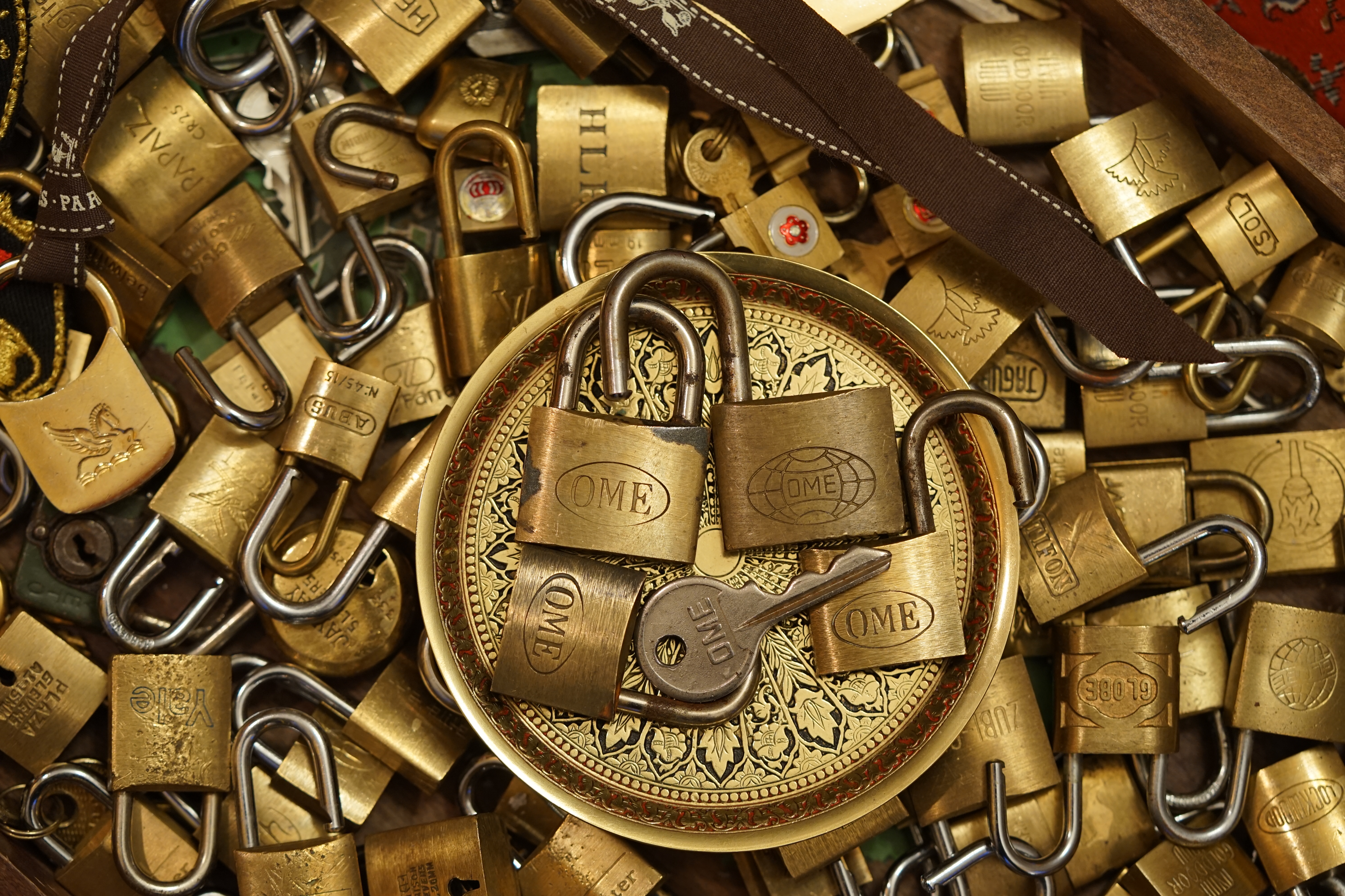 SEO born 1961 und Künstlername Arthurmeister ® Arthur A. Bühl, Made in Germany, born 1961 in Stuttgart, arbeitet seit 40 Jahren als Detektiv und lebt in Hamburg. Er ist als Detektiv Mitglied in nationalen und internationalen Berufsverbänden. Unter dem Künstlernamen " Arthurmeister " erklärt Arthur Bühl Lockpicking; das zerstörungsfreie Öffnen von Schlössern und Schließzylindern. Der Ehrenkodex lautet: Öffne nur deine eigenen Schlösser. Fremde Schlösser dürfen nur mit Einwilligung des Eigentümers geöffnet werden. Herr Bühl wurde schon als Schlossknacker bezeichnet. Dies ist natürlich Quatsch, denn wenn man oder Frau z.B. ein Vorhangschloss knackt, so ist es kaputt und die Wettbewerber und Lockpickerkollegen können nicht mehr daran üben. Knacker benutzen einen Kuhfuß. Der mehrfache Deutsche Meister dagegen ein Pickset und es gilt: " Offen ist gut, schneller Offen ist besser ". Viel Spaß und Erfolg beim Üben. Von der Zeitschrift " WIRED " wurde Arthurmeister als Master of the Universe, betitelt. SEO für heute: Parole Emil ! Arthur Bühl, Sympathieträger.com, Präsident Pornomeister SARL. Die Anschrift lautet: Arthur A. Bühl, Postfach 605 145, 22 246 Hamburg. Die E - Mail lautet: Arthurmeister@Arthurmeister.de Tagged with: ABUS, Lock, Fahrradschloss, Fahrradhelm, Gliederkette, ABUS Granit, ABUS Profilzylinder, EVVA, MAGNET, ELZETT, Sperrfix, Flora, Heimschutz, PRESSE, SECURATOR.