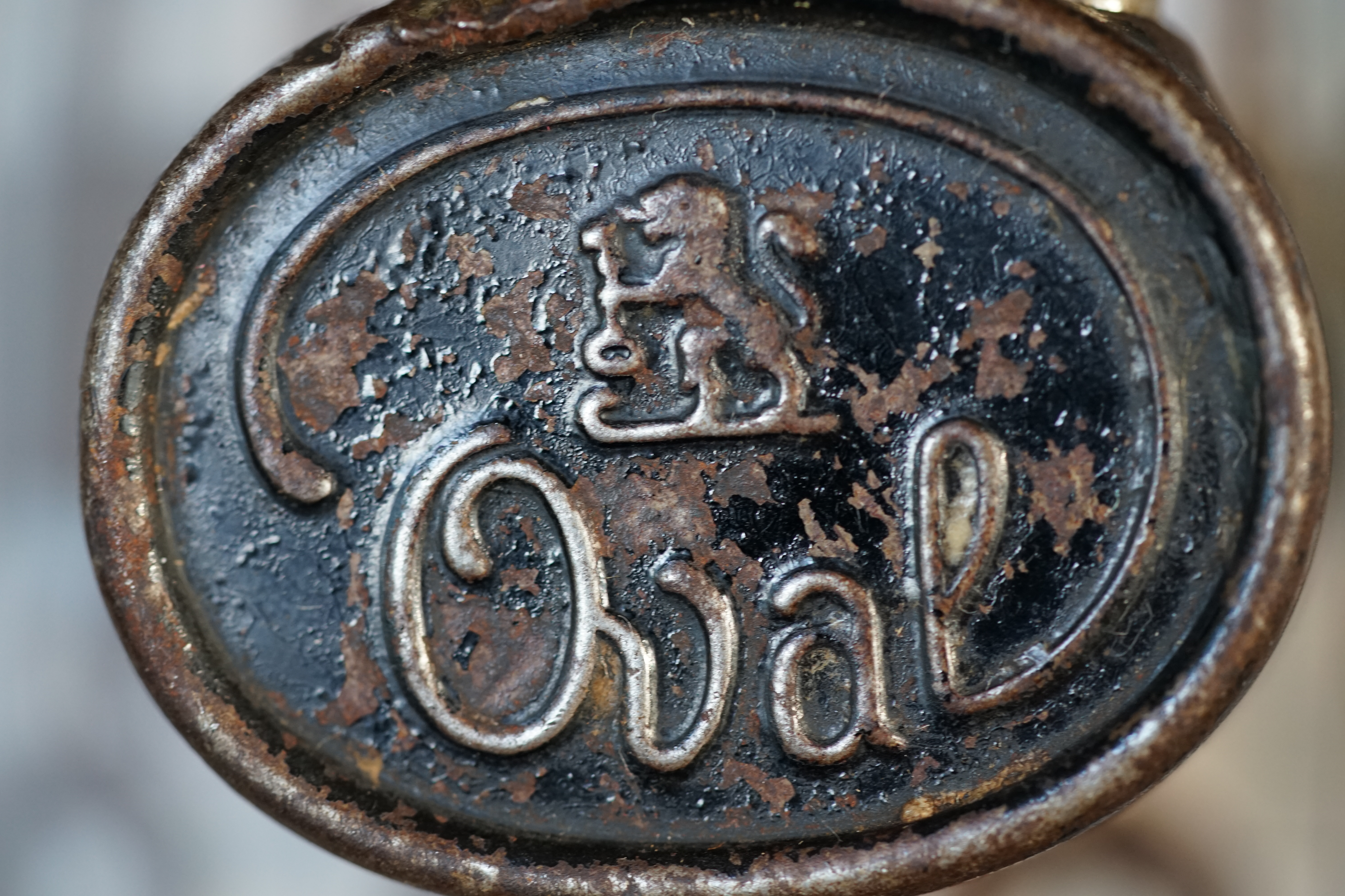 10.30 Uhr, High Noon im Hasenstübchen. Herr Arthur A. Bühl betritt das Hasenstübchen. Alle sind da. Martina, Heike II, Bouncing Joe Asberry und Schwerti sitzen am Stammtisch. Moin Arthurmeister, du alter einarmiger ®. Am Tresen sitzen Brilli - Ralf, Behördenmanni, Roswitha von Freitag, noch, Schneiderheinze und Schlosserklaus mit Heike I, Formel 1 Rudi, Boogie, Sir Waschi und der Gelenkbusfuzzy. Ganz hinten im Eck sitzen noch der HSV Ute, BMW Dedl und der Malermeister " Och ". Am Nebentisch stehen der Nachläufer, der Noagerlzuzzler, der Scholischek, der Stasi Meier mit seinem Freund Strigoy. Aus dem Hinterzimmer sind der Zigeunerschorsch, Giovanni, Lupo der alte Schmierlappen, Pino Frank, Maxam, auch ein deutscher Meister im Lockpicking, Ingo der Wirt von der Oberalster und Sammy der Wirt aus dem Dithmarscher, Schlüsselmichi und der Tschi, lautstark zu hören. In Arthurmeister`s Jukebox spielt " Slow Hand " von den Pointer Sisters. Hannenberger fragt: wie immer ! Arkadasch kommt vom Pissoir und schreit: Arthurmeister, du alter Sympathieträger und Aufmacher, mein alter Freund: wo hast Du denn den einarmigen ® her ? Sag es mir schnell ! Der Automatenpeter gibt eine Lokalrunde nach der anderen ! Er hat am einarmigen Banditen ® gewonnen und jetzt eine Glückssträhne ! Ich will auch solch ein Glück haben. Der ist vom Automaten nicht weg zu kriegen. Aber er solange einen ausgibt ! Den hatte ich noch vom Kujau stehen. Den zweiten einarmigen Banditen ® habe ich zu Mr. Smitz nach Beverly Hill`s, Hollywood, U.S.A. via Luftfracht in deren Bunny Hall liefern lassen. Das hat der Droschkendieter mit seinem Taxi bewerkstelligt. Prost, Stößchen, Salute ! Automatenpeter schreit lallend: Helbing für alle ! Das Hasenstübchen bebt. Sektchen, Stößchen, Prosit und Trallala ! Arthurmeister`s Jukebox spielt Dance Monkey. Der Hannenberger hat sich Heike I in Sachen Logistik Getränke nachlegen, hinter den Tresen geholt. Automatenpeter sitzt immer noch vor dem einarmigen Banditen ® und schreit: Glückssträhne ! Helbing für alle. Hannenberger läßt die Sektkorken knallen. Käppchen ! Die Jukebox spielt sheila B. Devotion, Spacer. Giovanni will aber Gianna Nannini hören. Mittlerweile sind Silkie, Marion und Ingrid hereinspatziert. Damengedeck und Ponyrunde ! Automatenpeter schreit: Helbing für alle ! Plötzlich tut es einen Schlag: Automatenpeter ist mitsamt seiner Helbingflasche vom Hocker auf den Hinterkopf geflogen. Hannenberger, der Objektleiter versucht zu helfen. Sofort geht ein Gerangel los: Der Strigoy, der Noagerlzuzzler und der Nachläufer schubsen sich gegenseitig weg. Automatenpeter stöhnt " Helbing ", versucht auf zu stehen. Alle drei wollen an den einarmigen ®. Da kommt Pelle Pelz von hinten und schreit: Bielefeld, Bier bestellt, Bielefeld, Bier bestellt, schnappt sich den Hocker und schafft es mit einer schlanken Drehung an den Banditen ®. Bielefeld, Bier bestellt. Ich will auch mal gewinnen. Arthurmeister`s Jukebox spielt lautstark sexy von French Affair. Be my lover, be my inspiration. You are so sexy, sex sex sexy, physical und logical temtation. No, no, no higher, higher, Bayby higher. Der Hannenberger und Heike I kommen mit dem nachschenken kaum nach. Jetzt hilft Niekole beim Abwasch. Angela hilft auch. Sammy vom Dithmarscher leert die Aschenbecher. Ingo kotzt in den Schirmständer. Das Hasenstübchen bebt. Schwerti der alte Versicherungsmathematiker aus der City Nord schreit: HMI, wir bezahlen nie ! ERGO heißen wir heute und bescheißen weiter die Leute. Sein Hocker wackelt bedenklich. Formel 1 Rudi krallt sich am Tresen fest. Der einarmige ® blinkt und Pelle gewinnt. HMI, wir bezahlen nie ! ERGO heißen wir heute und bekotzen die Leute ! Pelle schreit: Bielefeld, Bier bestellt. Der Rotamint, der blinkt. Rudi lallt: Scott Speed ! Die Ponyrunde macht Stößchen und Käppchen ! Arkadasch drückt sich an den Stammtisch und fängt ungefragt zu labern an: Arthurmeister, mein Schwippschwager hat eine Schwester und deren Freunds Cousin 2 ten Grades hat mir diesen Profilzylinder von Kale Kilit aus Istanbul mitgebracht. Kannst Du den zerstörungsfrei öffnen ? Der hat nämlich einen Wendeschlüssel wie Keso oder Kaba ! Arthurmeister spricht: Wie immer ! wenn der Schließzylinder von mir geöffnet wird, bleibt er hier am Stammtischaschenbecher ! Arkadasch murmelt. Arthurmeister entnimmt seinem Pick Set seinen deutschen Meister Taster und einen Spanner. Ruck Zuck ist das wehrlose Schloss geöffnet und liegt jetzt zerstörungsfrei auf dem Stammtisch. Arfthurmeister jells: OPEN ! Giovanni meint: aperto. Tschi schreit Ouzo. Bielefeld schreit: Helbing. Pelles Hocker beginnt bedenklich zu wackeln. Schwerti fängt wieder an zu pöbeln: HMI, wir bezahlen nie ! ERGO heißen wir heute und machen weiter fette Beute. Helbing für alle. Stößchen und Prosit. Joe, hier herscht auch heute Bouncing Verbot. Wir sind hier nicht in der NBA. Airball wirfst du zu Hause ! Giovanni hat sich durchgesetzt. Gianna Nannini dröhnt aus der Jukebox und zeigt ihre Titten. Tja, im Hasenstübchen achtet der Hannenberger auf 3 D. Justamente ruft Mr. Smitz aus dem Bunny Hall, Beverly Hills, Hollywood im Hasenstübchen am Hasenberge, an. Hannenberger ruft: Arthurmeister ! Mr. Smitz für dich am Telefon. High Noon Mr. Smitz, are you on party ? Yes, Yes, Arthurmeister. The einarmiger Bandit ®, the Slotmachine is arrived in our Rabbit House. All the Peoble will play the one armed ! What a fun. They are winning sempre. Fun, Fun ! What`s about with the Helbing Brother`s ? Oh, Mr. Smitz, there are a little drunk. What`s about the BILD et Uschi ? Uschi is on Reporter Tour on the Reeperbahn, the Kiez, you know ! I think Droschkendieter bring`s her later in the Hasenstübchen. He has tell, he will play the einarmiger ®. Uschi will have a Glücksträhne. What is Glücksträhne ? If you are winning sempre. The Jukebox is playing: Fading. Yes Mr. Smitz, i have the einarmiger Bandit ® patented by the Gouverment DPMA registerd ! Yes, Yes, for Arthur Bühl, President Pornomeister S.A.R.L. Im Hintergrund ist ein umkippender Barhocker und ein schreiender Pelle zu hören. Helbing, Freibier, Freibier ! Das Gerangel wer am einarmigen ® spielen darf geht von vorne los. Jetzt läßt Schneiderheinze die Glocken läuten. Käppchen, Stößchen, Prösterchen ! Im Hasenstübchen wird getanzt: Dance Monkey ertönt erneut. Pronto ! So Mr. Smitz: Good luck with the einarmiger ® and have a great winning time. And take greating to Harvey and to your President. No Mr. Smitz, I haven`t time, hier is party. Ende des Telefonats ! Das Hasenstübchen feiert. In der Jukebox erklingt: Haindling, Du Depp ! Fortsetzung folgt. Fandom Wiki Arthur A. Bühl, Detektiv aus Hamburg, Profilbild, Lockpicking, Danke Dr. Ulrich Morgenrot, Velbert, Schlüsselregion, Schlüsselfest in Velbert, Forum Niederberg, Schlossmuseum, Schlüsselfest, Schlossherz, Hans Schell Collection, Martina Pall, Graz, Austria, Park Hotel, Brauhaus, BKS, Heiligenhaus, Wilka Schließtechnik, Silca, IHK, KFV, Errebi, Beschlag, Hersteller, ABUS, Arthur Bühl, Arthurmeister ®, Schlosssammler, Bühl Wappen, Bühl Flagge, Bühl Urkunde Patent, BKS, Arthur Meister, Porno Meister, Wernèry, Profilzylinder, Juke Box Arthurmeister You Tube, Buehl Logo, Cutaway Cilinder, Pfaffenhain, Demonstration Lockpicking, Schliesszylinder, Holland, Toool, Rohlinge zur Impression, zerstörungsfrei ohne Schlüssel, Schlüsseldienst, Soultrain, Philysound, TSOP, Es fährt ein Zug nach nirgendwo ! Arthur Bühl.de, Sicherheit, Performance Künstler. TILT, Flipper, einarmiger Bandit, Bally Wulff, Rotamint, Mad Monkey - Slot Machine, Spielautomat Merkur, Casino, Monte Carlo, Jackpot, Merkur Sonne, Jubilee, ROL-A-TOP, Old slot machine, Love Meter, Jet play, Looping the Loop Fürst, Münzschleuder, Astoria, Orakel Automat, Multi, Super Multi, Booster, Toool Lockpicking, Australia, E - Bay, Mein E - Bay, Uliton, Profilzylinder, ABUS, Bremicker und Söhne, Vorhängeschloss, Vorhängeschlösser, Vorhangschloss, Einbausicherung Korf, Raucher, Jesusmaster, Hasenstübchen, bunter Nachmittag, SEO Geister, Web Tüv, Jägermeister, Bild et Uschi, Doublebrain, Präsident, KI Tüv, Stasi, DDR, Himmelsschlüssel, Urkunde, Katalog Stasi, Signatur Bühl, Token, Amerikaner, fälschungssicher, Sicherheitstechnik, DOM, Muster, Kneipe, Eckkneipe, Gastwirtschaft, Wirtschaft, Portacenere, Musterspuren, Tresor, Jord Knaap, Tresoröffnung zerstörungsfrei, KJS, Schlossherz, Lockpickerherz, Pornomeister, Lockpicking Herz, Notöffnung beim Bunten Nachmittag, Arthur Bühl und die Jukebox im Hasenstübchen, einarmiger Bandit, Merkur, Sonne, Nachtjäger, 08 15, Der Goldene Schuss, Ali Baba und die Wunderschlösser, Wunderino, Padlock Collector, Rotalok, Protector junior, Bühl, Art, Kunst, Künstler, Kataloge, BÜHL, Kunstwerke Deutschland, Kunstprojekt Artothek, Arte, Meisterarte, Artworks, Conny Veit, Zwetschgenstadt Bühl, Tipico Games, Casino, online, Spielothek, Slotmagie, Susi Live, Gutscheincode, Erwin, Freispiele, Novolino, FSK ab 18, Gewinnerlos, 0800 ruf nicht an, Spielautomatenwelt, Rock Ola, Wurlitzer, Seeburg, Bluray, Stingray.