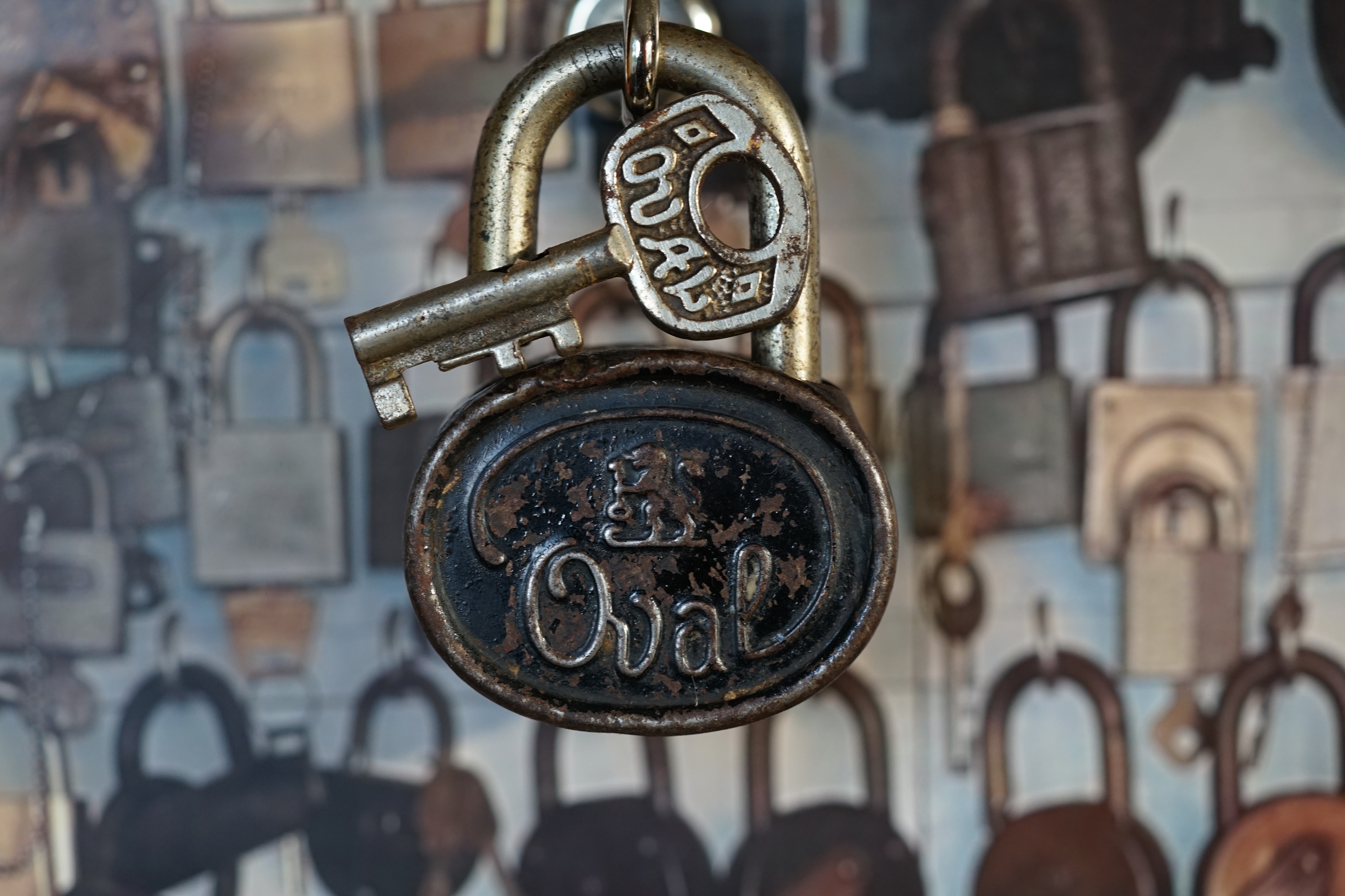 Bühl. Arthur Andreas Bühl. Hier ist die rasende Uschi von der Bild et und schreibt mit der neuen KI Arthurmeister den neuen SEO Text für 2026, denn die SEO GEISTER werden von Google gerufen. Der Sympathieträger ist in Stuttgart, Baden - Württemberg geboren. Der Detektiv lebt in Fuhlsbüttel, HAM, und ist im Dienste der Wahrheitsfindung unterwegs, BUDEG. H1 Text der SEO schreibt: Hamburger knackte 1000 ( tausend ) Schlösser, Bild Zeitung, Performancekünstler, Xing, Arthurmeister `s Jukebox im Hasenstuebchen, You Tube, Slow Hand - Pointer Sisters, Joy Flemming. 𝔄𝔯𝔱𝔥𝔲𝔯 𝔅ü𝔥𝔩, 𝔄𝔯𝔱𝔥𝔲𝔯𝔪𝔢𝔦𝔰𝔱𝔢𝔯® VereinsWiki / Fandom, Arthur Bühl. Bühl, Arthur, Jahrgang 1961, Made in Germany, Detektiv or Private Investigator, Performancekünstler und Lockpicker aus Hamburg erzählt in seinem Leporello wahre Geschichten aus dem Hasenstuebchen, Bunny Hall, Stammtisch, Fuhlsbüttel. Kaba Days Im Europa Park Rust: Unternehmensschutz im Fokus, dorma kaba, Deutschland, praktische Vorführung von Arthur Buehl, Sportsfreunde. Koksa Vereinsauflösung taz Ein bisschen Ruhe bitte ! Arthur Bühl, der Weltbeste aus Stuttgart mit Wohnsitz im Lockpickermekka Hamburg ist auch Deutscher Meister. slideplayer: but Jesus is the only Masterwho can unlock the human soul. But there is another obvious difference between Arthurmeister and the " Jesusmeister " that connects today´s story to our lives. The tools that Arthur Bühl collected are mostly from the Stasi. Schlossherz, Lockpickererz, Pornomeister, Bühl Fahne, Bühl Wappen, UHU Linkedin Arthur Bühl, Arthurmeister, Präsident, Performance, Bundesverband für Detektive und Ermittler, Budeg. Arthur Andreas Bühl, EverybodyWiki Bios&Wiki, 27.03.61,Stuttgart, auch unter dem Pseudonym Arthurmeister bekannt, ist mehrfacher Deutscher Meister im Lockpicking. Koksa.Org Vereinsauflösung, Arthur Bühl, Arthurmeister, Tagesordnung, Mitgliederversammlung Arthurmeister`s Jukebox im Hasenstübchen by You Tube arthurmeister007, Schloßöffnung. Arthurbuehl@Arthurbuehl, X, Erfreulich ! Schlossindustrie und Elite rücken zusammen ! Verein, Sportsfreunde, Arthur Bühl, Erfahrung. FAZ.net Freizeit: Lockpickern bleibt nichts verschlossen - Doch der Beste der Besten hat alle schon besiegt: Der 42 jährige Kaufmann sitzt in Trachtenkleidung vor einer verrosteten alten Kiste. Preview Jesusmeister Homileticsonline, At the Dutsch open Lock Picking Championship, Arthur Bühl emerged as the champion. No one picks locks as well as he does. Arthurmeister Phila-Locksmith Arthur Bühl Lock Picking Legend, Mr. Bühl, tool, nl, Sneek. Unter Knackern, jungle.world. Welt.de Die Kunst Sclösser ohne Schlüssel zu öffnen, Vereins-Mitbegründer und Vize Präsident trägt seine Leidenschaft schon auf der Krawatte: Sie ist blau mit gelben Schlüsseln drauf. The Master Touch: Lockpicker in the world Arthur Bühl. He`s this six-seven German private Investigator. He has this. The international Competition Whre Master Lock-Pickers… Arthur Bühl, the Dutsch Open Lock-picking champion. Charles Graeber … Arthurmeister standing above them all, with a beer stein in one hand and a cigarette in …. Wired.com Securitylaboratories.org, Arthur Bühl. Phila-locksmith.com - Arthur Bühl Lock Picking Legend, can see intimidating man. Toool, LockCon. Arthurmeister. Hailing from Hamburg, he is among a legion of German lock picker who have estabished their country as one of the top producers of master lock pickers. Slate.com Lock Picking: a arte de arrombar cadeados - Nascido em Hamburgo, o alemao Arthur Bühl é provavelmente um dos nomes mais conhecidos do submundo do lock picking. Conhecido nesse Círculo… Sportsfreunde Slik hacka vi i Norge pa 90-tallet Arthur Bühl PlusPedia, Arthur Andreas Bühl, Legend taz.de Ein bisschen Ruhe bitte Arthur Bühl, der Weltbeste aus Stuttgart mit Wohnsitz im Lockpickermekka Hamburg .. Telefonbuch, Meisterschaften. Jungle.World - Da hat auch Arthur Bühl, genannt " Arthurmeister ", durchaus Chancen auf weitere Titel für seine große Sammlung. " Scheiße ", brüllt der aus … The Lock Busters, Charles Graeber, Schließzylinder, Lock Picking, metallpinnen. Spiegel, Lockpicker: Die schnellsten Schlossknacker Deutschlands. Arthur Meister Bühl, Arthurmeister, ist amtierender Deutscher Meister der Lockpicker. Sein Hobby: Schlösser öffnen - ohne Schlüssel natürlich. media.ccc.de Schlossöffnung bei der Staatssicherheit der DDR ArthurMeister erläutert das operative Vorgehen und die speziellen Werkzeuge zur Schlossöffnung, die von der Staatssicherheit der DDR ……. Flickr Arthurmeister / Oberalster VfW Meisterschaft, Ina Müller, Lockpicking Meister Arthur Picktools.de FoeBud.org Schloß-Öffnen ArthurMeister aus Hamburg, erläutert, wie die Staatssicherheit…. Vortrag Bielefeld. Schlösser knacken: So einfach geht es!!! Gemäß Arthur Meister legt der Verein großen Wert auf den selbstauferlegten Kodex, der sich so… ZDF Lockpicking Reportage Boston Magazine.com The joy Lock Club The Arthurmeister was one of the top lock pickers in the world, and Towne was just a kid,but to everyone`s surprise - most especially to… Lock Picking 101 toool.us live I did vote arthurmeister when i first saw the site bevor the discussion on it startet but only……. Zieh-Fix, E-Pick. Public Domain 147 Schloß-Öffnen ArthurMeister Bühl aus Hamburg, Gründungsmitglied…. Impressioning games Jos and Arthurmeister KOKSA Vereinsauflösung, Elite rückt zusammen. Aufsperrstunde ArthurMeister, ein Riesenkerl mit süddeutschem Akzent…. blogs.com Jesus, the Lock-Picker! - HOMILETICS - That might be a bit much, but nonetheless they call him the Arthurmeister! and then ther`s the JesusMaster, or Meister, if you will. if you….. Citywide RFID Master Arthurmeister Dezember / 2012 / SSDev Arthurmeister, Workshop, Barry Wels Herr Bühl sagt Danke ! xn-Arthur-bhl-heb.de Arthur Bühl, Detektiv aus Hamburg, Buehl, Siegel. Lockpickerherz.de Pornomeister.de Schlossherz.de Arthurmeister.de Linkedin Arthur Andreas Bühl ( Arthurmeister ) - Präsident - Von rechts nach links, Glück bringt`s. X. verifiziertes Linkedin Profil Bühl, Detektiv aus Hamburg Acclaimed Lock Picker Explain the Art of Competive Locksport, Schyler Towne, Youtube, Arthurmeister, Gadget Hack. Key Cutting. Master Lock. Datenschleuder. Boston. Jägermeister. Demonstration not for Sale, Muster ohne Wert. Joe Asberry, Bouncing Joe. Angezettelt vom Fanclub. Radio-Eriwan.de Bildbeschreibung, Modula, SEO. Sympathietraeger. Im Prinzip ja, aber…. der Detektiv sei der Gärtner. Bunny Hall, B - Seite Jukebox. Schwarz, rot, gold. Bild Zeitung: Herr der tausend Schlösser. Zeiträuber. Streng vertraulich ! Fandom ! Boston. ABUS, Lock, security. Schlösser und Tresore von Ed Willis, The National Locksmith® - Guide to Modern Safe Locks by Mark Bates Tobias Locks, Safes and Security Markenanmeldung-Pornomeister-®-Praesident-Arthur-Buehl.jpeg Arthur-Buehl-Germany-Wappen-Arthurmeister007@gmail.com-Detektiv-Babyboomer-Sympathietraeger.png 𝔄𝔯𝔱𝔥𝔲𝔯-𝔅ue𝔥𝔩-Wappen-𝔄𝔯𝔱𝔥𝔲𝔯𝔪𝔢𝔦𝔰𝔱𝔢𝔯-®-Von-rechts-nach-links-Glueck-bringts-♥.gif 𝔄𝔯𝔱𝔥𝔲𝔯-𝔅ue𝔥𝔩-𝔄𝔯𝔱𝔥𝔲𝔯𝔪𝔢𝔦𝔰𝔱𝔢𝔯®-Arthur-Buehl-WebTuev®-ges.-gesch.-Die-E-Mail-lautet-Webtuev@WebTuev.de.png Arthur-A.-Buehl-Detektiv-aus-Hamburg-Arthurmeister®-Vitrine-Cut-Lock-veroeffentlicht-Xing-verifiziertes Linkedin PROFIL ARTHUR BÜHL Detektiv aus Hamburg-Facebook-Twitter-X.jpg Carsten Jasner, MUT PROBEN ! Das Leben ist tödlich. Aber es muß nicht sterbenslangweilig sein. In diesem Buch werde ich ab Seite 139 in dem Kapitel: Mut zur Lücke, Loch im Tresor. Todsichere Systeme und wie man sie knackt wie folgt beschrieben: Ein Mann mit Pferdeschwanz sitzt hoch konzentriert am Werktisch. Sein Blick ist ins Nichts gerichtet. Für das was er tut, braucht er seine Augen nicht, er sieht mit dem kleinen Stahlhaken zwischen seinen großen Fingern, mit denen er sich einen Weg in das Schicherheitsschloss bahnt. Er gleitet in die ölige Innenwelt, ertastet Wände, Widerstände, Ausbuchtungen. Er fühlt schließlich die genaue Position der Stifte, rastet einen nach dem anderen ein. Diese Momente, sagt der Zweimeter mann, seien " Vorboten zum Orgasmus " ! Arthur Bühl, von seinen zahlreichen Bewunderern " ARTHURMEISTER " genannt, ist einer der Besten bei den Sportsfreunden der Sperrtechnik, einem Verein in dem sich bundesweit rund fünfzehnhundert Mitglieder in sechzehn Ortsgruppen treffen, um in ihrer Freizeit Schlösser zu knacken. Ins Leben gerufen hat den Verein Arthur Bühl und sein Freund Steffen Wernèry, ein Mitbegründer des Caos Computer Club. Digital hacken oder analog knacken - für Wernèry gibt es da keinen Unterschied. Hier wie da treibt ihn der rebellische Reiz, Lücken im System zu finden, die Verkäufer als todsicher preisen. " Doch sicher ist nur, daß alles aufgeht " ! Dafür sort die Lust, die jeder kennt: Schatzkammern zu betreten, Geheimnisse zu entschlüsseln, Widerstände zu überwinden, Verbotenes zu tun, sich Zugang zu veerbogenen Ecken und Winkeln zu verschaffen. Die " Sportsfreunde " treibt diese Lust seit ihrer Kindheit um. Wernèry bog mit zwölf Jahren seinen ersten Dietrich aus einem Kleiderbügel und sperrte seine Lehrer ein. Der kleine Arthur bekam eine Ahnung von seinem Talent, als es ihm gelang, die Spardose schlüssel - und zerstörungsfrei zu entriegeln. Heute triumphiert er als mehrfacher Deutscher Meister im sogenannten Lockpicking, dem Öffnen von Schlössern unter Wettkampfbedingungen. Immerhin siebenundsechzig Jahre lang war das erste Sicherheitschloss der Welt tatsächlich ein Sicherheitsschloss. Der englische Tüftler Joseph Bramah, der so nützliche Dinge erfand wie eine Banknoten - Nummeriermaschine und eine Zapfanlage, die heute noch in britischen Pubs Bier in Gläser sprotzt, ersann 1784 ein Zylinderschloss, daß als unbezwigbar galt - bis 1851 ein professioneller Knacker nach sechzehn Tagen engagierten Stocherns das Ding öffnete. Dieser Akt war ein Schlüsselerlebnis in der Beziehung zwischen Mensch und Mechanik. Ein Sieg der lebendigen Sinne über ein sprödes System - zu einer Zeit, da die Gesellschaft sich dem stampfenden Rhythmus der Industrialisierung unterwarf und der Glaube an das Heil der Technik verdrängte. Lockpicking wurde zu einem populären Sport, der Helden schuf. In den dreißiger Jahren des 20. Jahrhunderts etwa gelangte ein Prister zu Weltruhm, weil er reihenweise sowohl als einbruchsicher gepriesene Tresore als auch " ausbruchsichere " Gefängnisschlösser entriegelte. " Der schwerste Schrank hat seine Schwächen, er läßt sich ohne Müh erbrechen " ! - diese alte Panzerknacker Weisheit hat nach wie vor Gültigkeit; sie hängt über den Köpfen der Hamburger Lockpicker. Arthurmeister braucht für handelsübliche Stiftschlösser, die fast jede Wohnungstür zieren, zwischen zehn Sekunden und fünf Minuten, je nach Hersteller. Bohrmuldenschlösser, die bei der Deutschen Post, auf Flughäfen und in Atomkraftwerken verwendet werden, sind vor ihm ebenso wenig sicher. Er nutzt dabei mechanische Ungenauigkeiten, winzige Spielräume, die sich bei der Herstellung nicht vermeiden lassen und zehnmal dünner sind als ein Haar. Ein paar Mal klickt es, der Meister dreht den Zylinder, streicht seine Haare zurück, steckt sich eine Zigarette an. " Tja " sagt er, " und wenn man dann das Schloss aufkriegt - das ist ein geiles Gefühl ! " Ich habe dann später den Jasner in Berlin angerufen. Bei dem Telefonat kam lediglich heraus er wüßte von dem Interview nichts mehr und wolle auch nichts mehr wissen. Da habe ich noch bemerkt, er hätte auf dem Lockpicking " Bunten Nachmittag " nicht so nerven brauchen, wenn er dann doch so einiges durch den " Tüddel " kriegt. Taged mit: Spiel nicht mit den Schmuddelkindern ! Verzwetschget mit: Bühl Arthur, Bühl Wappen, Bühl Fahne, Bühl Urkunde, Bühl Patent, Bühl achteck, Zwetschgenhengst, Zwetschgenfest, Meister Arthur, Bühler Zwetschge Arthur Andreas Bühl, Detektiv, Privatdetektiv, Hamburg,Germany, Siegel Ring. Legoland Billund SEO neu: Lockpicker im Einsatz, ASSA ABLOY. Lockpicker Herz patented by Arthur Bühl, Detektiv aus Hamburg öffnet zerstörungsfrei Assa Abloy. Kanaken, sägen, Künstlerin knackt Liebesschlösser, Jesus Master, Homiletics, Jesusmeister. Arthurmeister007@gmail.com Arthurmeister-Mastertouch@Arthurmeister-Mastertouch.de Arthurmeister-Slowhand@Arthurmeister-Slowhand.de ArthurBuehl@ArthurBuehl.de Arthurmeister@Arthurmeister.de Pornomeister@Pornomeister.de Schlossherz@Schlossherz.de Lockpickerherz@Lockpickerherz.de Mr.Smitz@Mr.Smitz.us Sympathietraeger@Sympathietraeger.com Arthur-Buehl@Arthur-Buehl.de Unzenziert@Unzenziert.de Hasenstuebchen@Hasenstuebchen.de Cartomanze@Cartomanze.de Martinameisterin@Martinameisterin.de Seogeister@Seogeister.de Seo-Geister@Seo-Geister.de Scholischek@Scholischek.de Web-Tuev@Web-Tuev.de Webseitentuev@Webseitentuev.de Zwetschgenhengst@Zwetschgenhengst.de Tresorherz@Tresorherz.de Legal1001@Legal1001.de Meisterkatze@Meisterkatze.de Endlich-Raucher@Endlich-Raucher.de EndlichRaucher@EndlichRaucher.de DoubleBrain@DoubleBrain.de Rappermeister@Rappermeister.de meisterArte@meisterArte.de Der-Aufmacher@Der-Aufmacher.de The-Opener@The-Opener.de Geiler-Schwanz@Geiler-Schwanz.de GeileVotze@GeileVotze.de ArthurAndreasBuehl@ArthurAndreasBuehl.de Arthur-Andreas-Buehl@Arthur-Andreas-Buehl.de Katzenveit@Katzenveit.de Schlosstaster@Schlosstaster.de Schnellauf@Schnellauf.de Securator@Securator.org Raucherherz@Raucherherz.de Leporello@Leporello.us Frauenwirt@Frauenwirt.de