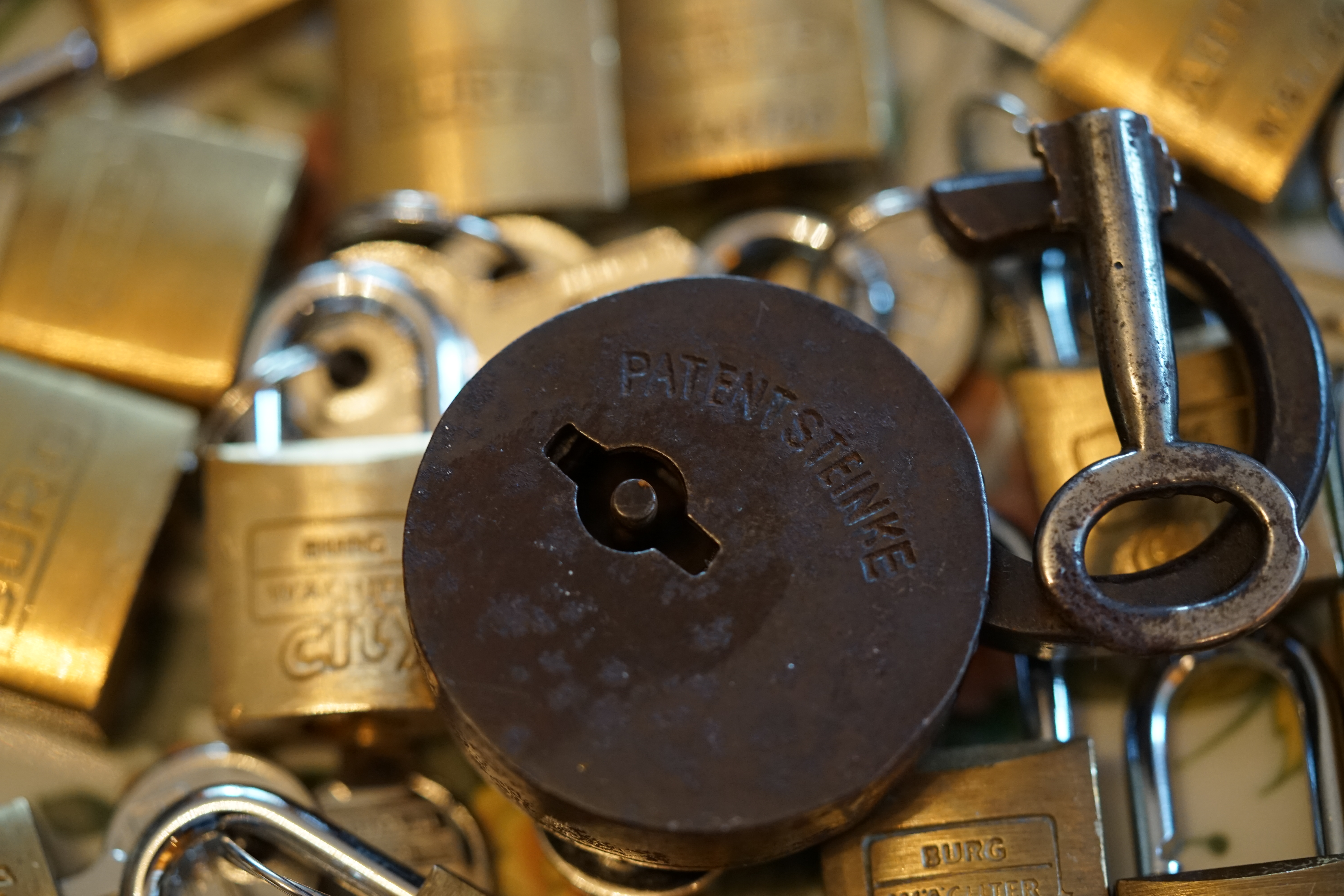 Für das Jahr 2025 wurde der SEO von Doublebrain ®, der Firma chatgpt und von einer KI ergänzt: Arthur A. Bühl, made 1961 in Stuttgart, Germany ist ein Babyboomer ! und ein Sympathietraeger ! Slow Hand ! mit dem Mastertouch ! Locksport: The strange things that happen at a lock-picking convention by Tom Vanderbilt, Deviant Olliam, Slate, picking, Hackers Planet, Earth, Event, Flickr, Foto, Ina Müller, Arthur Meister, Lockpicking, ssdev, Photo, Slide Player, The Joy Lock Club, Schuyler Towne, by Pagan Kennedy, Arthur Bühl, called Arthurmeister, can pick a Lock faster than you, David Olliam, Slate, Tool, Toool, the open organisation of Lockpickers, Wired, Jan Freitag, TAZ, FAZ, BILD, WELT, BUDEG, BDD, Linkedin, Pornomeister SARL, X, Twitter, Security of Locks, Linkedin Arthur Bühl, Zwetschgenstadt Bühl, Bühl Wappen Bühl, Fahne Bühl, Facebook, Bühl, Arthurmeister, Pornomeister SARL, Lockpicking Experte. Tagged with: Dorma Kaba, Europa Park Rust, Zwetschgenhengst, NBA, Bouncing Joe Asberry, Everybody Wiki, Schwäbischer Henst, Pflaume, Zwetschge, Doublebrain, Mandy August, Rallye, cross, Datenschutz. Zitat: Arthurmeister " offen ist gut, schneller offen ist besser ! " Pankhofer, Schloss und Schlüssel, Arthur Bühl, Wappen Bühl, legal 1001, Radio Eriwan, In Arthurmeisters Jukebox im Hasenstuebchen, You Tube, ( HAM ), sind Schallplatten von Slow Hand, Pointer Sisters, Engelbert, Joy Flemming, Ina Müller, Dörp Reggae, Reinhard Fendrich, Sammy Davis jr., Bee Gees, Hans Söllner, Element of crime, Empire of sun - we are the people, Katja Ebstein - Es war einmal ein Jäger, Udo Jürgen - Das Lied das nie zu Ende geht, Vicky Leandros - Ich liebe das Leben, Die Five Tops - Warte auf das Glück, Marianne Rosenberg - Er gehört zu mir, Hildegard Knef - Für mich soll`s rote Rosen regnen, Connie Francis - schöner fremder Mann, Heino - Caramba, Karacho, ein Whisky, Drafi Deutscher - Mamor Stein und Eisen bricht, Kraftwerk - Das Modell, Ernst Neger - Rucki - Zucki, Wolle Kriwanek - I fahr Daimler, Reinhard Fendrich - Strada del sole, Zupfgeigenhansel - Bella Ciao, Joy Flemming, Half breed, Haindling - Du Depp, Nina Hagen - Africa Reggae, Schwoisfuß - Bin i selber Rastamann, Jan Delay - Irgendwie, irgendwo, irgendwann, Grachmusikoff - Oiner isch emmer dr Arsch, Wolfgang Ambros - Du schwarzer Afgahne, UB 40, The Manhattans - Kiss and say Goodbye, Three Degrees - Dirty old Man, Babara Streisand - Woman in Love, George Michel - One more try, Candy Dulfer, Deep Purple - Child in Time, Moody Blues - Nights in white Satin, Eagles - Hotel California, Dire Straits - Sultan of Swing, Pink Floyd, Sade - Smooth Operator, Toto - L`italiano, Marcella Bella - Nessuno MAI, Peddy Pendergrass, Tom Jones, Eddie Holman - Hey there lonly girl, Chicago - If you leave me now, Kalvin Harris - Promises, Fugees, Engelbert - How I Love You, Gloria Gayner can`t take my Eys off you, Olivia Newton John, Ricky Shane - Mammy blue, Los Bravos, Kenny Rogers, Albano und Romia Power, Totzi - Ti amo, Tina Turner und Eros Rammazotti, Abba - Hasta Manana, Roger Whittacker - Abschied ist ein scharfes Schwert, Toto - Hold the line, Love Story mit Andy Williams, Grace Jones, Diana Ross und Julius Iglesias - All of You, Christopher Cross, Roberta Flack & Peabo Bryson, George Benson, Aloe Blacc - I need a Dollar, Simply Red - if you don`t know me by now, Luther Vandross und sehr viele mehr. Es erscheint auch bald die B - Seite von Arthurmeister`s Jukebox ( HAM ) Fuhlsbüttel, Hasenstuebchen, Playboy, Bunny Hall, Los Angeles, Beverly Hills, TSOP The Sound of Philiadelpia, Golden Gate Brigde, und noch so vieles mehr. Seattle Times says: He has got good hands, but how`s his vertikal. Arthur Bühl, a private detective from Germany deflated an all-star field of lockpickers in the world. Pressebox: Kaba Day im Europa Park mit Arthur A. Bühl, Detektiv. ( Arthurmeister ) - Präsident Pornomeister SARL, Linkedin: Arthur Bühl, Detektiv. 360 Meriandos, The Master Touch, opening locks without keys. Jesusmeister Arthur Bühl is a Master who can pick any lock in the world, but Jesus is the only Master who can unlock the human soul. Slideplayer. Phila Locksmith, Lockpickerherz und Schlossherz sind ges. gesch. Marken von Arthur Bühl. Das Wappen Bühl ist gelb, blau mit schwarzen Linien. You Tube, 23C3 Schlossoeffnung wurde beim CCC, Caos Computer Club, gefilmt. Citywide RFID Master, House key, Hamburg, by Wired. WIRED is where tommorow realized. World Trade Center, New York, YY 10 007, Communicationsmanager Mr. Smitz. Wiki, Attraktor, Trainingslager. Schloss - Öffnen, Public Domain 147, Staatsicherheit in der DDR, Arthur Meister aus Hamburg, Bunker am Ulmenwall. Herr der Schlösser, Bild Zeitung. SEO neu Linkedin. Flickr taged with Arthurmeister, Meister Arthur, Oberalster VFW, Ina_Müller_Arthurmeister, Caspar Kircher, IMG-20190206-WA0000, https://www.flickr.com/photos/152138254@N04/32797048511/in/photolist-RYar1r-RRBTfh-RYarTD-2dCE8UE-6QHqr8-PXBzGF, 32797048511_d7099e2cf3_b, cgre, Ina Müller @ lockpicking, Ina Müller Lockpicking.org Arthur Meister, Arthur-Buhl.jpg WIRED, https://media.wired.com/photos/59323075b8eb31692072e0db/master/w_1600c_limit/arthur-buhl.jpg, Arthur Bühl (@ArthurBuehl) / X, Arthur Bühl the Dutch Open lockpicking champion. WIRED. Arthur Andreas Bühl - EverybodyWiki Bios & Wiki, Datei: Arthur-Andreas-Buehl-Detektiv.jpg, Datei:Buehl-Wappen-ges.-gesch.-Arthur-Andreas-Bühl-DETEKTIV-Germany-HAM-1961-2061.png, Martinameisterin, Doublebrain ®, Arthurmeister®-Arthur-Buehl-Patent.png, Arthur Andreas Bühl / VereinsWiki / Fandom, Flickr - Meister Arthur, Ina Mueller, Arthurmeister, Porno Meister Bühl. Arthur A. Bühl, Made in Germany, born 1961 in Stuttgart, arbeitet seit 40 Jahren als Privatdetektiv und lebt in Hamburg. Er ist als Detektiv Mitglied in nationalen und internationalen Berufsverbänden. Unter dem Künstlernamen " Arthurmeister " erklärt Arthur Bühl Lockpicking; das zerstörungsfreie öffnen von Schlössern und Schließzylindern. Der Ehrenkodex lautet: Öffne nur deine eigenen Schlösser. Fremde Schlösser dürfen nur mit Einwilligung des Eigentümers geöffnet werden. Herr Bühl wurde schon als Schlossknacker bezeichnet. Dies ist natürlich Quatsch, denn wenn man z.B. ein Vorhangschloss knackt, so ist es kaputt und die Wettbewerber und Lockpickerkollegen können nicht mehr daran üben. Knacker benutzen einen Kuhfuß. Der mehrfache Deutsche Meister dagegen ein Pickset und es gilt: " Offen ist gut, schneller Offen ist besser ". Von der Zeitschrift " Wired " wurde Arthurmeister als Master of the Universe, betitelt. Viel Spaß und Erfolg beim Üben. SEO für heute: Parole Emil ! Arthur Bühl, Sympathieträger.com, Präsident Pornomeister SARL. Die Anschrift lautet: Arthur A. Bühl, Postfach 605 145, 22 246 Hamburg. Arthurmeister-RUDI-ges-gesch-Patent-Arthur-Buehl-Detektiv-Praesident.png Arthurmeister-Arthur-Buehl-Wappen-Siegelring-Sympathietraeger.de.jpg Arthurmeister-beim-Friseur-vor-dem-Interview.png Jesus, the Lock-Picker ! Homiletics If you`re Arthur Buhl, winning the Dutch open Lock-picking contest. The call him the Arthurmeister ! " Jesusmaster, the Master of Universe ". Bühl, Wappen, ges.gesch. für Inhaber Arthur Andreas Bühl: Im Falle eines Falles, der Bühl klebt mit UHU wirklich alles und kurze Zeit darauf, ist alles wieder auf. A. Bühl, Detektiv aus Hamburg. Stammtisch Parole Emil.