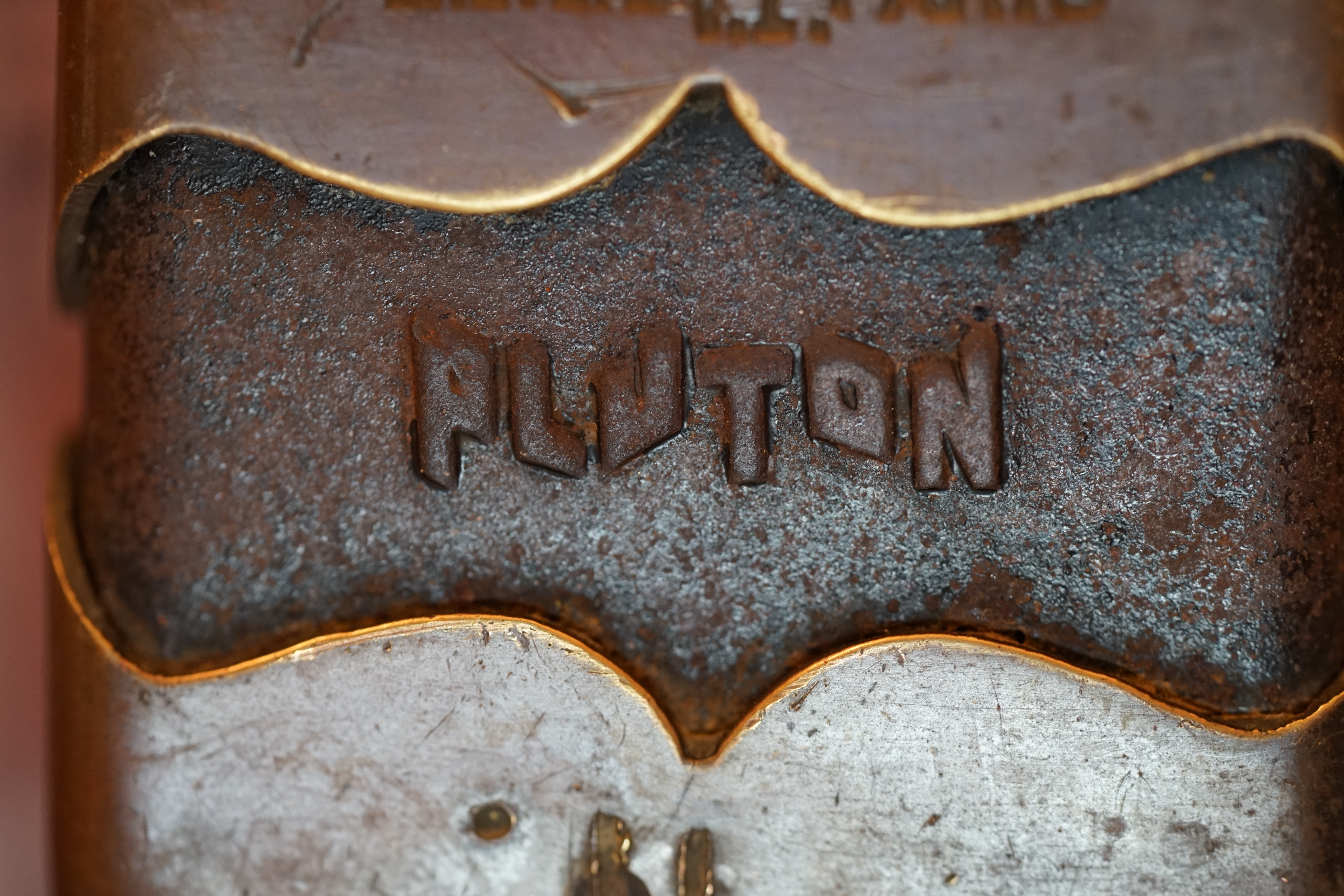 Karussel OFFEN und ZU: 𝔄𝔯𝔱𝔥𝔲𝔯 𝔅ü𝔥𝔩, 𝔄𝔯𝔱𝔥𝔲𝔯𝔪𝔢𝔦𝔰𝔱𝔢𝔯® Arthur Bühl, Jahrgang 1961, Detektiv aus Hamburg, Im Dienste der Wahrheitsfindung unterwegs, betreibt in seiner Freizeit Lockpicking aus Leidenschaft. Der mehrfache Deutsche Meister wird in der WIRED als " Master of Universe " betitelt. In der BILD et ist der Artikel " Herr der Schlösser " abgedruckt. Im Hasenstübchen - Fuhlsbüttel, am Hasenberge, Santa Fu, wird gefeiert. Arthurmeister® stellt seinen Leporello " Der Aufmacher " vor. Der Stammtisch grölt " OFFEN ". Scholischek, Rudi, Heike I, Noagerlzutzler und Arthur prosten sich zu. Die Jukebox auf YouTube spielt Slow Hand ! ♥ Beim Tanzen ruft die Cartomanze " Ey du Sympthieträger, komm mal her " ! Verschlagwortet mit: ♥ Vokuhila, Friseur ♥ Schwäbischer Hengst, Zwetschgen Heini, Bühl er, Zwetschge, Google Earth, Mittelpunkt der Welt, Martinameisterin, Cartomanze, Scholischek, " HIGH NOON ! ". ♥ Parole Emil !