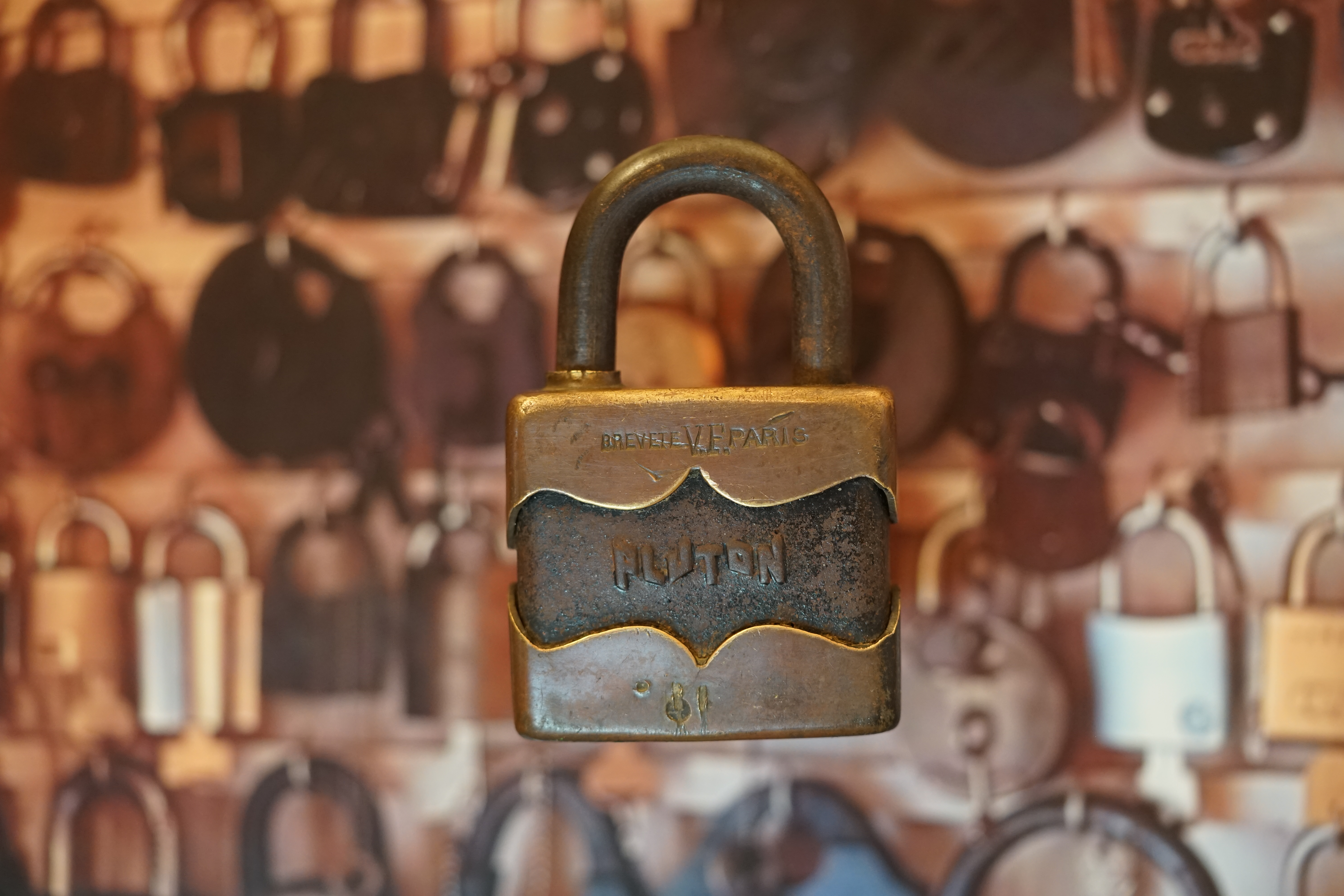 Bild et Uschi sitzt mit Arthurmeister und der Cartomanze, dem Schwerti und Bouncing Joe beim Lockpickerstammtisch im Hasenstübchen, Fuhlsbüttel. Arthurmeister spricht: Alle DOM geöffnet. Die Bild et Uschi, die rasende Reporterin gibt vor: Herr Bühl, nicht nur offen ist gut, sondern SEO und CONTENT und CONTENT und SEO und Google Token sind die Sprache ! Ich habe gerade mit deinem Freund Mr. Smitz, Beverly Hill`s telefoniert und vereinbart, daß unsere SEO Token mit den Google Token im Bunny Hall, her Rabbit House inhaltsgleich seien. 1 SEO Token = 1 GabiKo 1 Google Token = 1 BLEND 1 Arthurmeister ® Token = 1 mal schauen, wie der Detektiv sagen würde ! Arthurmeister spricht: Uschi, das mit den TOKEN ist auch so: Wer einen hat, der darf seine Kunst zeigen und deine Kunst will ja SEO und KI und Social Engineering und das BILD et Report`lern sein, wie ein DETEKTIV im Dienste der Wahrheitsfindung ! Deine SEO KUNST ist jetzt, wenn Du dich hinstellst, die wehrlosen, gepickten Schlösser und Schließzylinder ablichtest und eine SEO Leseprobe als Muster ohne Wert vom neuen Leporello ins Internetz einspinnst. Ja, genau, die mit der KI erstellten Social Engine Optimized Hasenstübchen Software. Hannenberger: Käppchen für unsere SEO Künstlerin Uschi und Stößchen für alle. Nein Joe, hier herrscht Bouncing Verbot ! Arthurmeister spricht und fragt: Uschi, hast Du bei dem Telefonat mit Mr. Smitz auch " inhaltsgleich " bedacht, das deren Amerikaner Token Autobahngold sind ! Ja, BLEND wie TOMBAK, einfachstes Blech bei dem nach wenigen Tagen die goldene Farbe abfällt. Amerikaner eben, ja genau ! I have a Choklite für aisch ! 𝔄𝔯𝔱𝔥𝔲𝔯 𝔅ü𝔥𝔩, 𝔄𝔯𝔱𝔥𝔲𝔯𝔪𝔢𝔦𝔰𝔱𝔢𝔯 ® JOE ASBERRY Hey Joe " Asberry ", ruft F 1 Rudi vom Tresen, Prost und Stößchen ruft Heike III zum Stammtisch. Die Jukebox spielt in voller Lautstärke Mr. Bojangles. Arthurmeister, der Sympathieträger hat bay the way mit einem ABUS Padlock Joe`s Michael Air Jordan`s Basketball bag gesichert ! Auch der Michael Jordan mußte hier im Hasenstübchen das Basketball bouncing Verbot akzeptieren. Formel 1 Rudi schreit: Bouncing darf und kann hier nur ein Michael Schumacher. Die Cartomanze meint, ein Ralf Schumacher auch ! Prost Weizen, Stößchen, Käppchen, ASBERRY !!! Die Jukebox by Youtube spielt " Slow Hand ". Joe, du rascal belehre uns nicht schon wieder. Wir sind hier in der Rabbit Hall and smoking is good for your drunken head. Prosit, Cheer`s, Salute, Gin Gin, altüst, sante` und Viva ! Hoch die Tassen ! Am Tresen läutet die Glocke. Der Rotamint der blinkt. Drei Tage war der JOE krank, jetzt trinkt und raucht er wieder. Gott sei Dank ! 𝔄𝔯𝔱𝔥𝔲𝔯 𝔅ü𝔥𝔩, 𝔄𝔯𝔱𝔥𝔲𝔯𝔪𝔢𝔦𝔰𝔱𝔢𝔯 ® High Noon, elevener Clock, Hasenstübchen, HAM. In der Jukebox spielt: Pointer Sisters - Slow Hand, und der Tresen grölt, Arthurmeister with the Mastertouch. A Lover whit the Easy Touch ! Nochmals " Asberry " ! Hier herrscht Basketball Bouncing Verbot ! Wir sind hier nicht bei der NBA und du wirfst keinen Korb ! Du triffst den Korb ja nicht einmal. Am Tresen läutet die Glocke: Helbing und Stößchen ! Hey Pony ! Heike V drückt in Arthurmeister`s Jukebox: Die Affen rasen durch den Wald. Arthurmeister ruft: Parole Emil. Formula One Rudi grölt: Bouncing Verbot ! Asberry hat Bouncing Verbot ! Weizen ! Joe fragt Arthurmeister: Arthur my Friend, i need for my Basketball Friends from the NBA a instruction of Lockpicking. Arthur lacht: only wenn Michael Air Jordan und Michael Schuhmacher mitmachen. Pelle schreit vom Tresen: Schuhmacher ist ein Kannister Kopf. Pino kann ihn gerade noch daran hindern Marmor Stein und Eisen bricht zu drücken. Joe wünscht sich: Teddy Pendergrass - Turn Off the Lights… Ja Joe, es ist möglich eine solche Schulung auszurichten. Hierzu muß ich bei der Firma Amazon weltweit Lockpicking Set`s und Lockpicking Zubehör wie weitere Hook`s, Snakes, Rake`s und Tension Wrenches besorgen. Vorführmaterialien wie cut away Zylinder und Übungsschlösser habe ich parat. Ich zeige den E - Pick, und führe dir die Pick - Gun vor. 1 Schuss. Du verstehst. Prost ! Weizen, Stößchen`s, und Helbing für alle. Asberry und Bühl umarmen sich ! Sympathieträger halt ! In der Jukebox spielt: Element of Crime - Mittelpunkt der Welt… See You tomorrow, wir besprechen alles weitere wie: How to pick a Car. 𝔄𝔯𝔱𝔥𝔲𝔯 𝔅ü𝔥𝔩, 𝔄𝔯𝔱𝔥𝔲𝔯𝔪𝔢𝔦𝔰𝔱𝔢𝔯 ® Next Day: High Noon at 11 fer Clock: Joe Asberry der alte NBA Bouncer betritt das Hasenstübchen, ( HAM ) his Rabbit Hall ! In Arthurmeister`s Jukebox spielt: Nein nicht Hey Joe, sondern Aloe Blacc - I Need a Dollar ! Arthur Bühl spricht: gerade habe ich mit Mr. Smitz telefoniert. Joe: Smith ist ein Sammelbegriff wie Meier. Mr. Smitz you know, he is the CEO of the Magazin Playboy - Beverly Hills. Ja und der ist mein Freund. Den kenne ich über die BILD et. We have a Telefon call. Der Mr. Smitz hat dann den Mr. Jeff Bezon, ja du weißt schon, den vom Amazon Lieferservice angerufen. Er hat ihm erklärt daß ich mit dem NBA Bouncer Joe Asberry in Sachen Lockpicking einen Workshop machen möchte. Die Glocke läutet: Weizen, Helbing und Pony`s ! F 1 Rudi schreit am Tresen: Joe, laß dir lieber erklären wie du Scott Speed das laufen beibringst. Am Tresen wird es lauter: Minardi, Minardi, wir gewinnen nie ! Scott Speed, der Name geht im Gelächter unter. Pelle schreit: der Schuhmacher ist ein Kanister Kopf. Arthurmeister meint: let Michael pass for the Champions Chip ! Arthurmeister`s Jukebox spielt exclusive für Joe: Sammy Davis jr. - Mr. Bojangles ! Also Joe, der Smitz hat beim Bezos von Amazon angerufen, wir wollen einen Lockpicking Practical Kurs meistern. Der Bezos ist dann ins Amazon Head Quarter gefahren. Nein, nicht im Uber. F 1 Rudi schreit: Der Bezos fährt Ferrari. Scholischek meint: Maybach ! Also Joe, der schaut jetzt im Amazon weltweit Lager wie viele Lockpicking Tools und Jigglers er hat. Auch Pickset`s. Er sieht auch nach wie viele HPC, 2000 er Hook`s er hat. Lockpicker Beginner Sets von Majestic und Starter Sets von Mr. Peterson sagt er, hat er Massenweise auf Lager. Arkadasch sagt, sein Schwippschwager vom Neff Cousin und dessen Freund in Berlin - Kreuzberg könnten auch solche Pick Werkzeuge und Spanner herstellen. Die haben genug Schwarz Arbeiter. Die Sympathieträger Bühl und Asberry prosten sich genüsslich zu. Weizen ! Die Cartomanze die alte Kartenlegerin meint sie könne auch spooxe anrufen. Der Noagerlzutzler meint: Ihr Deppen, auf Berlin mußt du jahrelang warten. Heike IV ruft Stößchen ! Der Pino Frank lallt: Die Rautenfotzen bleiben für immer in der zweiten Liga ! Joe ich bin mir sicher der hat auch Master bzw. Meister Lock`s. Die sind für eine Testrunde gut. Ja, die Dinger heißen Master Padlock ! OPEN ! Beer ! Nicht zu verwechseln mit Medeco ! Arthur läßt in der Jukebox im Bunny Hall TSOP spielen. The top Sound of Philladelphia ! Prost, Stößchen ! Pelle läutet auch die Glocke: Prost, Stößchen`s, Pony`s ! Dafür darf er auch für einen Heiermann: Heino - Caramba, Caracho ein Whisky drücken. Ja, Joe, aber kein Bouncing ! Der läßt die Sachen via Airforce Seattle to HAM liefern. Du weißt wie schnell Amazon liefert ! Sir Washi meint: Amazon sei so schnell wie Scott Speed. Alle lachen: Wenn er nicht wieder in die Mauer fährt ! 𝔄𝔯𝔱𝔥𝔲𝔯 𝔅ü𝔥𝔩, 𝔄𝔯𝔱𝔥𝔲𝔯𝔪𝔢𝔦𝔰𝔱𝔢𝔯 ® 11.30 High Noon im Hasenstübchen. Der Hannenberger hat die Frikadellen fertig. Senf kommt aus dem Glas. In Arthurmeister`s Jukebox spielt: Santana - Fleur da Luna. Am Stammtisch diskutieren Bühl und Asberry über Lockpicking und Präsentationen: Arthurmeister erhält einen Anruf über die 007. OH, Mr. Smitz, nice to hear you from Beverly Hill`s. OH, What ! The Airplane from Jeff Bezos, Amazon is on HAM landed ! YES, Mr. Smitz, nice to hear this Song. Slowly Arthurmeister: There is a little Problem with the Custom. Mr. Smitz ! this is not really a Problem. HAM is four Minutes from the Hasenstübchen away. I will send Taxi - Dieter. He knows there a Hintereingang, a Backdoor, you know ! I call you back. Yes, yes, Außer Regen nicht viel gewesen. Greetings to Mr. Bezos. Tell him thank you for the Support. From Stammtisch too. Arthurmeister`s Jukebox spielt: Rucki - Zucki ! Die Frikadellen vom Hannenberger schmecken jetzt auch ohne Senf. Prost, Stößchen, Weizen, Helbing und für den Noagerlzutzler ein frisches vom Faß. Die Jukebox spielt: Die Five Tops - Warte auf das Glück ! 2 Stößchen später kommt Taxi Dieter zurück in den Bunny Hall ! Oh, OH, der Zoll, eH ! Als die mich gesehen haben war der Fisch geschuppt. Die haben mir beim Einladen geholfen. 5 Pakete a`50 Kilo ! Eine viertel Tonne. Ich durfte auch den Zoll zum Lockpicking Event einladen. Tragen helfen !! Stößchen, Pony, nö, heute Käppchen ! Die Jukebox spielt: Element of Crime - Am Ende denk ich immer nur an dich ! Mr. Smitz ! you are the best ! Greetings to all Smith in the USA. Yes, Yes, Mr. Smitz, Yes. I make greetings to Friede Springer from the BILD et; Ronzheimer too. Yes, Yes, und greetings for Mrs. Quandt. If Bezos will, i can show him on the Lockpicking Demonstration how easy he can pick a BMW whit a Key Blank. Yes, Yes, Mr. Smitz ! 3 Seconds ! OFFEN, OPEN, APERTO ! schreit Giovanni und will Chianti. Bei Fiat und Ferrari Modellen ist es so ähnlich. Bei manchen brauchst du aber ein polito, ja, Nagelfeile. Prost Chianti. Yes Mr. Smitz, die Ring bell`s, Hells Bells, die Glocke klingelt, you know ! We call in time. F 1 Rudi schreit: Hülkenberg ! Giovanni schreit: Giacomo Agostini ! Joe schreit: Scott Speed ! Arthurmeister`s Jukebox spielt: The Pointer Sisters - SLOW HAND, Arthurmeister the lover with the Mastertouch ! Arkadasch bekommt von Bühl Raki ericli Plum, Sorte Schwäbischer Hengst ! Prost Zwetschgenkönigin ! Notiz: Alle SEO Texte wurden mittels einer ♥ KI Hasenstübchen SEO SOCIAL ENGINE OPTIMIZED ( Künstliche Intelligenz ) der Firma Doublebrain ®, ( ges. gesch. DPMA, Berlin, Reg.-Nr. 302022224017 ) ( Die E - Mail lautet: Doppelhirn@Doublebrain.de ) ( KI-Worldwide.de ) und doppeltem Helbing aus dem Leporello: " Arthurmeister Bühl und Bouncing Joe Asberry im Hasenstübchen ", generiert. Die Jukebox spielt: Loredana Bertè - E la luna bussò. Der Reggae Auftakt ! ♥ 𝔄𝔯𝔱𝔥𝔲𝔯 𝔅ü𝔥𝔩, 𝔄𝔯𝔱𝔥𝔲𝔯𝔪𝔢𝔦𝔰𝔱𝔢𝔯® Verschlagwortet mit unserem SEO Kartell: Arthur Bühl, Detektiv, the dutch open Lockpicking Champion ! From WIRED. ÖFFNUNG OHNE SCHLÜSSEL, Linkedin Joe Asberry, NBA, Twitter X. Basket Ball Bouncing Verbot, Arthurmeister, Raucher, Roth - Händle, Stadt Lahr - Bühl, Schwarzwald, Black Forest, Rotkäppchen you know Mr. Smitz, Sorte Schwäbischerhengst de is großfruchtig und süss wie UHU. Buhl er Zwetschge. No, only woman has Pflaumen ♥ Wappen Arthur Andreas Bühl, Flagge ! Wilhelm Busch ♥ weiter verzweschget mit unserem SEO Kartell: Arthur Bühl, Arthurmeister® Arthur ♥ Schwäbischer Hengst, Buhl, Zwetschgen Heini, Arthur Bühl Wappen, Fahne, Buehl er Zwetschge, Made in Germany, Born 1961, Sympathieträger, Google Earth, Mittelpunkt der Welt, Pflaumen, Arkadasch, Datschi, ♥ Martinameisterin, Cartomanze, Scholischek, " HIGH NOON ! ", ♥ Vokuhila ♥ Parole Emil ! und mit allen weiteren feiernden Amigo`s.