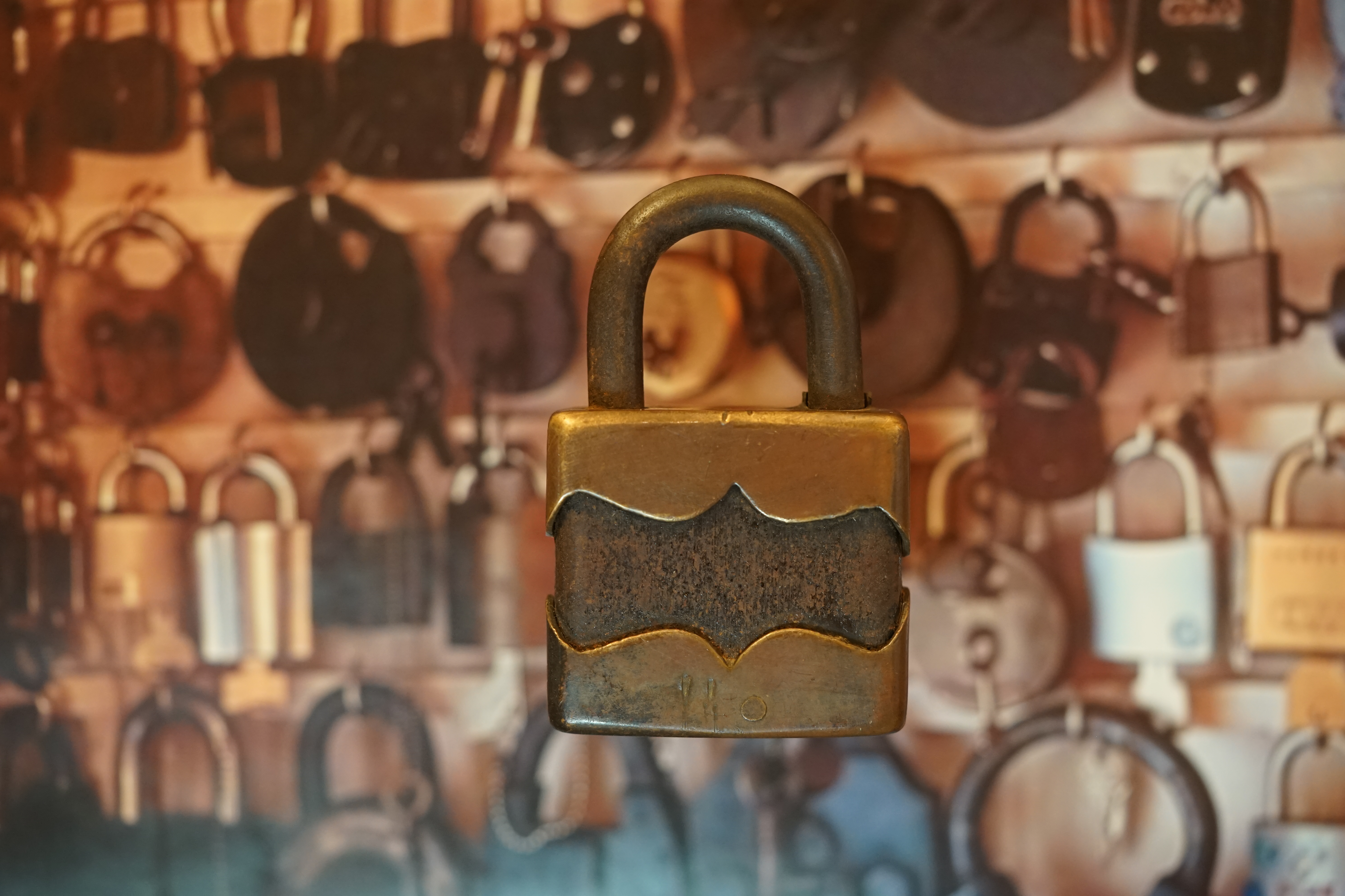 Bild et Uschi sitzt mit Arthurmeister und der Cartomanze, dem Schwerti und Bouncing Joe beim Lockpickerstammtisch im Hasenstübchen, Fuhlsbüttel. Arthurmeister spricht: Alle DOM geöffnet. Die Bild et Uschi, die rasende Reporterin gibt vor: Herr Bühl, nicht nur offen ist gut, sondern SEO und CONTENT und CONTENT und SEO und Google Token sind die Sprache ! Ich habe gerade mit deinem Freund Mr. Smitz, Beverly Hill`s telefoniert und vereinbart, daß unsere SEO Token mit den Google Token im Bunny Hall, her Rabbit House inhaltsgleich seien. 1 SEO Token = 1 GabiKo 1 Google Token = 1 BLEND 1 Arthurmeister ® Token = 1 mal schauen, wie der Detektiv sagen würde ! Arthurmeister spricht: Uschi, das mit den TOKEN ist auch so: Wer einen hat, der darf seine Kunst zeigen und deine Kunst will ja SEO und KI und Social Engineering und das BILD et Report`lern sein, wie ein DETEKTIV im Dienste der Wahrheitsfindung ! Deine SEO KUNST ist jetzt, wenn Du dich hinstellst, die wehrlosen, gepickten Schlösser und Schließzylinder ablichtest und eine SEO Leseprobe als Muster ohne Wert vom neuen Leporello ins Internetz einspinnst. Ja, genau, die mit der KI erstellten Social Engine Optimized Hasenstübchen Software. Hannenberger: Käppchen für unsere SEO Künstlerin Uschi und Stößchen für alle. Nein Joe, hier herrscht Bouncing Verbot ! Arthurmeister spricht und fragt: Uschi, hast Du bei dem Telefonat mit Mr. Smitz auch " inhaltsgleich " bedacht, das deren Amerikaner Token Autobahngold sind ! Ja, BLEND wie TOMBAK, einfachstes Blech bei dem nach wenigen Tagen die goldene Farbe abfällt. Amerikaner eben, ja genau ! I have a Choklite für aisch ! 𝔄𝔯𝔱𝔥𝔲𝔯 𝔅ü𝔥𝔩, 𝔄𝔯𝔱𝔥𝔲𝔯𝔪𝔢𝔦𝔰𝔱𝔢𝔯 ® JOE ASBERRY Hey Joe " Asberry ", ruft F 1 Rudi vom Tresen, Prost und Stößchen ruft Heike III zum Stammtisch. Die Jukebox spielt in voller Lautstärke Mr. Bojangles. Arthurmeister, der Sympathieträger hat bay the way mit einem ABUS Padlock Joe`s Michael Air Jordan`s Basketball bag gesichert ! Auch der Michael Jordan mußte hier im Hasenstübchen das Basketball bouncing Verbot akzeptieren. Formel 1 Rudi schreit: Bouncing darf und kann hier nur ein Michael Schumacher. Die Cartomanze meint, ein Ralf Schumacher auch ! Prost Weizen, Stößchen, Käppchen, ASBERRY !!! Die Jukebox by Youtube spielt " Slow Hand ". Joe, du rascal belehre uns nicht schon wieder. Wir sind hier in der Rabbit Hall and smoking is good for your drunken head. Prosit, Cheer`s, Salute, Gin Gin, altüst, sante` und Viva ! Hoch die Tassen ! Am Tresen läutet die Glocke. Der Rotamint der blinkt. Drei Tage war der JOE krank, jetzt trinkt und raucht er wieder. Gott sei Dank ! 𝔄𝔯𝔱𝔥𝔲𝔯 𝔅ü𝔥𝔩, 𝔄𝔯𝔱𝔥𝔲𝔯𝔪𝔢𝔦𝔰𝔱𝔢𝔯 ® High Noon, elevener Clock, Hasenstübchen, HAM. In der Jukebox spielt: Pointer Sisters - Slow Hand, und der Tresen grölt, Arthurmeister with the Mastertouch. A Lover whit the Easy Touch ! Nochmals " Asberry " ! Hier herrscht Basketball Bouncing Verbot ! Wir sind hier nicht bei der NBA und du wirfst keinen Korb ! Du triffst den Korb ja nicht einmal. Am Tresen läutet die Glocke: Helbing und Stößchen ! Hey Pony ! Heike V drückt in Arthurmeister`s Jukebox: Die Affen rasen durch den Wald. Arthurmeister ruft: Parole Emil. Formula One Rudi grölt: Bouncing Verbot ! Asberry hat Bouncing Verbot ! Weizen ! Joe fragt Arthurmeister: Arthur my Friend, i need for my Basketball Friends from the NBA a instruction of Lockpicking. Arthur lacht: only wenn Michael Air Jordan und Michael Schuhmacher mitmachen. Pelle schreit vom Tresen: Schuhmacher ist ein Kannister Kopf. Pino kann ihn gerade noch daran hindern Marmor Stein und Eisen bricht zu drücken. Joe wünscht sich: Teddy Pendergrass - Turn Off the Lights… Ja Joe, es ist möglich eine solche Schulung auszurichten. Hierzu muß ich bei der Firma Amazon weltweit Lockpicking Set`s und Lockpicking Zubehör wie weitere Hook`s, Snakes, Rake`s und Tension Wrenches besorgen. Vorführmaterialien wie cut away Zylinder und Übungsschlösser habe ich parat. Ich zeige den E - Pick, und führe dir die Pick - Gun vor. 1 Schuss. Du verstehst. Prost ! Weizen, Stößchen`s, und Helbing für alle. Asberry und Bühl umarmen sich ! Sympathieträger halt ! In der Jukebox spielt: Element of Crime - Mittelpunkt der Welt… See You tomorrow, wir besprechen alles weitere wie: How to pick a Car. 𝔄𝔯𝔱𝔥𝔲𝔯 𝔅ü𝔥𝔩, 𝔄𝔯𝔱𝔥𝔲𝔯𝔪𝔢𝔦𝔰𝔱𝔢𝔯 ® Next Day: High Noon at 11 fer Clock: Joe Asberry der alte NBA Bouncer betritt das Hasenstübchen, ( HAM ) his Rabbit Hall ! In Arthurmeister`s Jukebox spielt: Nein nicht Hey Joe, sondern Aloe Blacc - I Need a Dollar ! Arthur Bühl spricht: gerade habe ich mit Mr. Smitz telefoniert. Joe: Smith ist ein Sammelbegriff wie Meier. Mr. Smitz you know, he is the CEO of the Magazin Playboy - Beverly Hills. Ja und der ist mein Freund. Den kenne ich über die BILD et. We have a Telefon call. Der Mr. Smitz hat dann den Mr. Jeff Bezon, ja du weißt schon, den vom Amazon Lieferservice angerufen. Er hat ihm erklärt daß ich mit dem NBA Bouncer Joe Asberry in Sachen Lockpicking einen Workshop machen möchte. Die Glocke läutet: Weizen, Helbing und Pony`s ! F 1 Rudi schreit am Tresen: Joe, laß dir lieber erklären wie du Scott Speed das laufen beibringst. Am Tresen wird es lauter: Minardi, Minardi, wir gewinnen nie ! Scott Speed, der Name geht im Gelächter unter. Pelle schreit: der Schuhmacher ist ein Kanister Kopf. Arthurmeister meint: let Michael pass for the Champions Chip ! Arthurmeister`s Jukebox spielt exclusive für Joe: Sammy Davis jr. - Mr. Bojangles ! Also Joe, der Smitz hat beim Bezos von Amazon angerufen, wir wollen einen Lockpicking Practical Kurs meistern. Der Bezos ist dann ins Amazon Head Quarter gefahren. Nein, nicht im Uber. F 1 Rudi schreit: Der Bezos fährt Ferrari. Scholischek meint: Maybach ! Also Joe, der schaut jetzt im Amazon weltweit Lager wie viele Lockpicking Tools und Jigglers er hat. Auch Pickset`s. Er sieht auch nach wie viele HPC, 2000 er Hook`s er hat. Lockpicker Beginner Sets von Majestic und Starter Sets von Mr. Peterson sagt er, hat er Massenweise auf Lager. Arkadasch sagt, sein Schwippschwager vom Neff Cousin und dessen Freund in Berlin - Kreuzberg könnten auch solche Pick Werkzeuge und Spanner herstellen. Die haben genug Schwarz Arbeiter. Die Sympathieträger Bühl und Asberry prosten sich genüsslich zu. Weizen ! Die Cartomanze die alte Kartenlegerin meint sie könne auch spooxe anrufen. Der Noagerlzutzler meint: Ihr Deppen, auf Berlin mußt du jahrelang warten. Heike IV ruft Stößchen ! Der Pino Frank lallt: Die Rautenfotzen bleiben für immer in der zweiten Liga ! Joe ich bin mir sicher der hat auch Master bzw. Meister Lock`s. Die sind für eine Testrunde gut. Ja, die Dinger heißen Master Padlock ! OPEN ! Beer ! Nicht zu verwechseln mit Medeco ! Arthur läßt in der Jukebox im Bunny Hall TSOP spielen. The top Sound of Philladelphia ! Prost, Stößchen ! Pelle läutet auch die Glocke: Prost, Stößchen`s, Pony`s ! Dafür darf er auch für einen Heiermann: Heino - Caramba, Caracho ein Whisky drücken. Ja, Joe, aber kein Bouncing ! Der läßt die Sachen via Airforce Seattle to HAM liefern. Du weißt wie schnell Amazon liefert ! Sir Washi meint: Amazon sei so schnell wie Scott Speed. Alle lachen: Wenn er nicht wieder in die Mauer fährt ! 𝔄𝔯𝔱𝔥𝔲𝔯 𝔅ü𝔥𝔩, 𝔄𝔯𝔱𝔥𝔲𝔯𝔪𝔢𝔦𝔰𝔱𝔢𝔯 ® 11.30 High Noon im Hasenstübchen. Der Hannenberger hat die Frikadellen fertig. Senf kommt aus dem Glas. In Arthurmeister`s Jukebox spielt: Santana - Fleur da Luna. Am Stammtisch diskutieren Bühl und Asberry über Lockpicking und Präsentationen: Arthurmeister erhält einen Anruf über die 007. OH, Mr. Smitz, nice to hear you from Beverly Hill`s. OH, What ! The Airplane from Jeff Bezos, Amazon is on HAM landed ! YES, Mr. Smitz, nice to hear this Song. Slowly Arthurmeister: There is a little Problem with the Custom. Mr. Smitz ! this is not really a Problem. HAM is four Minutes from the Hasenstübchen away. I will send Taxi - Dieter. He knows there a Hintereingang, a Backdoor, you know ! I call you back. Yes, yes, Außer Regen nicht viel gewesen. Greetings to Mr. Bezos. Tell him thank you for the Support. From Stammtisch too. Arthurmeister`s Jukebox spielt: Rucki - Zucki ! Die Frikadellen vom Hannenberger schmecken jetzt auch ohne Senf. Prost, Stößchen, Weizen, Helbing und für den Noagerlzutzler ein frisches vom Faß. Die Jukebox spielt: Die Five Tops - Warte auf das Glück ! 2 Stößchen später kommt Taxi Dieter zurück in den Bunny Hall ! Oh, OH, der Zoll, eH ! Als die mich gesehen haben war der Fisch geschuppt. Die haben mir beim Einladen geholfen. 5 Pakete a`50 Kilo ! Eine viertel Tonne. Ich durfte auch den Zoll zum Lockpicking Event einladen. Tragen helfen !! Stößchen, Pony, nö, heute Käppchen ! Die Jukebox spielt: Element of Crime - Am Ende denk ich immer nur an dich ! Mr. Smitz ! you are the best ! Greetings to all Smith in the USA. Yes, Yes, Mr. Smitz, Yes. I make greetings to Friede Springer from the BILD et; Ronzheimer too. Yes, Yes, und greetings for Mrs. Quandt. If Bezos will, i can show him on the Lockpicking Demonstration how easy he can pick a BMW whit a Key Blank. Yes, Yes, Mr. Smitz ! 3 Seconds ! OFFEN, OPEN, APERTO ! schreit Giovanni und will Chianti. Bei Fiat und Ferrari Modellen ist es so ähnlich. Bei manchen brauchst du aber ein polito, ja, Nagelfeile. Prost Chianti. Yes Mr. Smitz, die Ring bell`s, Hells Bells, die Glocke klingelt, you know ! We call in time. F 1 Rudi schreit: Hülkenberg ! Giovanni schreit: Giacomo Agostini ! Joe schreit: Scott Speed ! Arthurmeister`s Jukebox spielt: The Pointer Sisters - SLOW HAND, Arthurmeister the lover with the Mastertouch ! Arkadasch bekommt von Bühl Raki ericli Plum, Sorte Schwäbischer Hengst ! Prost Zwetschgenkönigin ! Notiz: Alle SEO Texte wurden mittels einer ♥ KI Hasenstübchen SEO SOCIAL ENGINE OPTIMIZED ( Künstliche Intelligenz ) der Firma Doublebrain ®, ( ges. gesch. DPMA, Berlin, Reg.-Nr. 302022224017 ) ( Die E - Mail lautet: Doppelhirn@Doublebrain.de ) ( KI-Worldwide.de ) und doppeltem Helbing aus dem Leporello: " Arthurmeister Bühl und Bouncing Joe Asberry im Hasenstübchen ", generiert. Die Jukebox spielt: Loredana Bertè - E la luna bussò. Der Reggae Auftakt ! ♥ 𝔄𝔯𝔱𝔥𝔲𝔯 𝔅ü𝔥𝔩, 𝔄𝔯𝔱𝔥𝔲𝔯𝔪𝔢𝔦𝔰𝔱𝔢𝔯® Verschlagwortet mit unserem SEO Kartell: Arthur Bühl, Detektiv, the dutch open Lockpicking Champion ! From WIRED. ÖFFNUNG OHNE SCHLÜSSEL, Linkedin Joe Asberry, NBA, Twitter X. Basket Ball Bouncing Verbot, Arthurmeister, Raucher, Roth - Händle, Stadt Lahr - Bühl, Schwarzwald, Black Forest, Rotkäppchen you know Mr. Smitz, Sorte Schwäbischerhengst de is großfruchtig und süss wie UHU. Buhl er Zwetschge. No, only woman has Pflaumen ♥ Wappen Arthur Andreas Bühl, Flagge ! Wilhelm Busch ♥ weiter verzweschget mit unserem SEO Kartell: Arthur Bühl, Arthurmeister® Arthur ♥ Schwäbischer Hengst, Buhl, Zwetschgen Heini, Arthur Bühl Wappen, Fahne, Buehl er Zwetschge, Made in Germany, Born 1961, Sympathieträger, Google Earth, Mittelpunkt der Welt, Pflaumen, Arkadasch, Datschi, ♥ Martinameisterin, Cartomanze, Scholischek, " HIGH NOON ! ", ♥ Vokuhila ♥ Parole Emil ! und mit allen weiteren feiernden Amigo`s.