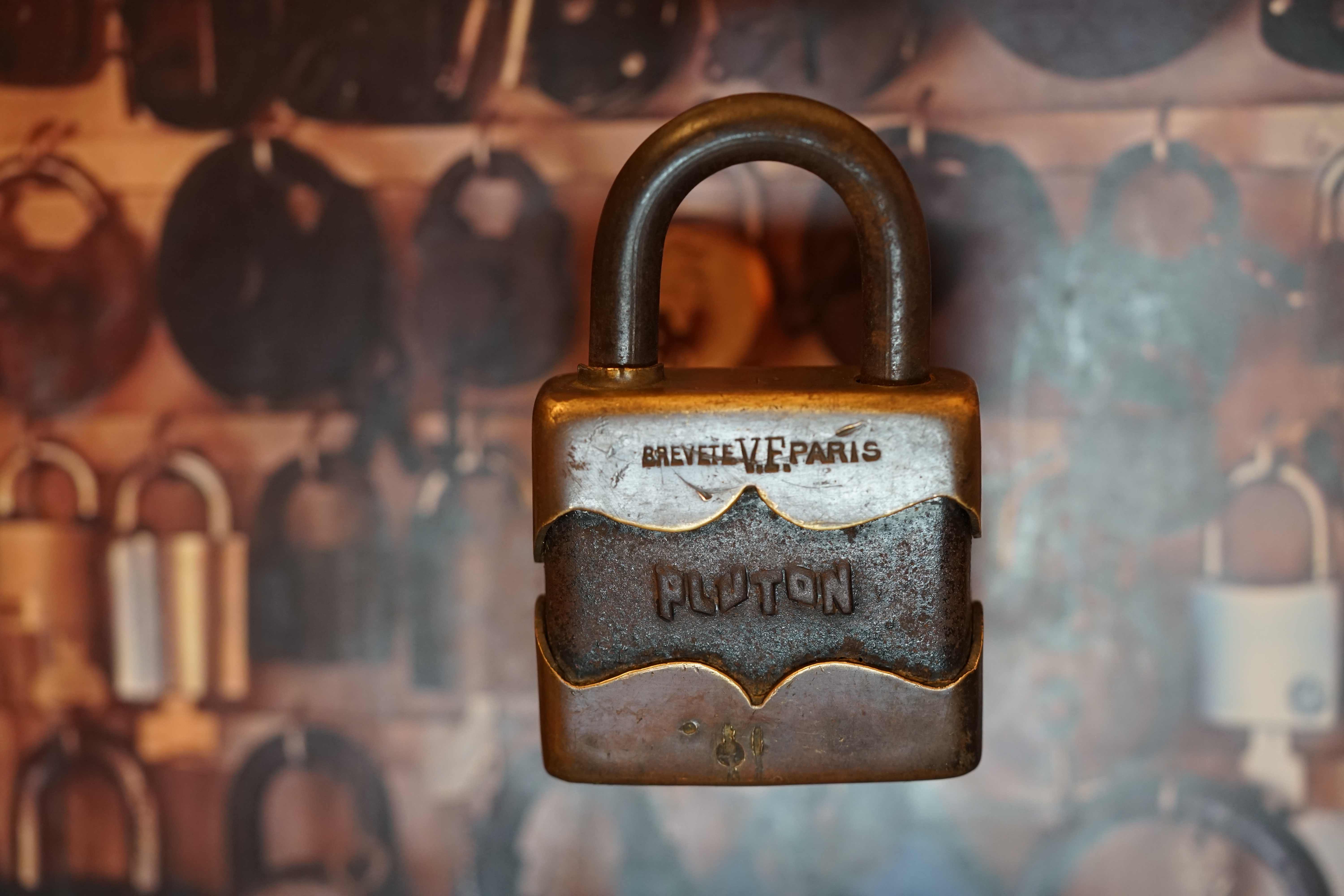 Bild et Uschi sitzt mit Arthurmeister und der Cartomanze, dem Schwerti und Bouncing Joe beim Lockpickerstammtisch im Hasenstübchen, Fuhlsbüttel. Arthurmeister spricht: Alle DOM geöffnet. Die Bild et Uschi, die rasende Reporterin gibt vor: Herr Bühl, nicht nur offen ist gut, sondern SEO und CONTENT und CONTENT und SEO und Google Token sind die Sprache ! Ich habe gerade mit deinem Freund Mr. Smitz, Beverly Hill`s telefoniert und vereinbart, daß unsere SEO Token mit den Google Token im Bunny Hall, her Rabbit House inhaltsgleich seien. 1 SEO Token = 1 GabiKo 1 Google Token = 1 BLEND 1 Arthurmeister ® Token = 1 mal schauen, wie der Detektiv sagen würde ! Arthurmeister spricht: Uschi, das mit den TOKEN ist auch so: Wer einen hat, der darf seine Kunst zeigen und deine Kunst will ja SEO und KI und Social Engineering und das BILD et Report`lern sein, wie ein DETEKTIV im Dienste der Wahrheitsfindung ! Deine SEO KUNST ist jetzt, wenn Du dich hinstellst, die wehrlosen, gepickten Schlösser und Schließzylinder ablichtest und eine SEO Leseprobe als Muster ohne Wert vom neuen Leporello ins Internetz einspinnst. Ja, genau, die mit der KI erstellten Social Engine Optimized Hasenstübchen Software. Hannenberger: Käppchen für unsere SEO Künstlerin Uschi und Stößchen für alle. Nein Joe, hier herrscht Bouncing Verbot ! Arthurmeister spricht und fragt: Uschi, hast Du bei dem Telefonat mit Mr. Smitz auch " inhaltsgleich " bedacht, das deren Amerikaner Token Autobahngold sind ! Ja, BLEND wie TOMBAK, einfachstes Blech bei dem nach wenigen Tagen die goldene Farbe abfällt. Amerikaner eben, ja genau ! I have a Choklite für aisch ! 𝔄𝔯𝔱𝔥𝔲𝔯 𝔅ü𝔥𝔩, 𝔄𝔯𝔱𝔥𝔲𝔯𝔪𝔢𝔦𝔰𝔱𝔢𝔯 ® JOE ASBERRY Hey Joe " Asberry ", ruft F 1 Rudi vom Tresen, Prost und Stößchen ruft Heike III zum Stammtisch. Die Jukebox spielt in voller Lautstärke Mr. Bojangles. Arthurmeister, der Sympathieträger hat bay the way mit einem ABUS Padlock Joe`s Michael Air Jordan`s Basketball bag gesichert ! Auch der Michael Jordan mußte hier im Hasenstübchen das Basketball bouncing Verbot akzeptieren. Formel 1 Rudi schreit: Bouncing darf und kann hier nur ein Michael Schumacher. Die Cartomanze meint, ein Ralf Schumacher auch ! Prost Weizen, Stößchen, Käppchen, ASBERRY !!! Die Jukebox by Youtube spielt " Slow Hand ". Joe, du rascal belehre uns nicht schon wieder. Wir sind hier in der Rabbit Hall and smoking is good for your drunken head. Prosit, Cheer`s, Salute, Gin Gin, altüst, sante` und Viva ! Hoch die Tassen ! Am Tresen läutet die Glocke. Der Rotamint der blinkt. Drei Tage war der JOE krank, jetzt trinkt und raucht er wieder. Gott sei Dank ! 𝔄𝔯𝔱𝔥𝔲𝔯 𝔅ü𝔥𝔩, 𝔄𝔯𝔱𝔥𝔲𝔯𝔪𝔢𝔦𝔰𝔱𝔢𝔯 ® High Noon, elevener Clock, Hasenstübchen, HAM. In der Jukebox spielt: Pointer Sisters - Slow Hand, und der Tresen grölt, Arthurmeister with the Mastertouch. A Lover whit the Easy Touch ! Nochmals " Asberry " ! Hier herrscht Basketball Bouncing Verbot ! Wir sind hier nicht bei der NBA und du wirfst keinen Korb ! Du triffst den Korb ja nicht einmal. Am Tresen läutet die Glocke: Helbing und Stößchen ! Hey Pony ! Heike V drückt in Arthurmeister`s Jukebox: Die Affen rasen durch den Wald. Arthurmeister ruft: Parole Emil. Formula One Rudi grölt: Bouncing Verbot ! Asberry hat Bouncing Verbot ! Weizen ! Joe fragt Arthurmeister: Arthur my Friend, i need for my Basketball Friends from the NBA a instruction of Lockpicking. Arthur lacht: only wenn Michael Air Jordan und Michael Schuhmacher mitmachen. Pelle schreit vom Tresen: Schuhmacher ist ein Kannister Kopf. Pino kann ihn gerade noch daran hindern Marmor Stein und Eisen bricht zu drücken. Joe wünscht sich: Teddy Pendergrass - Turn Off the Lights… Ja Joe, es ist möglich eine solche Schulung auszurichten. Hierzu muß ich bei der Firma Amazon weltweit Lockpicking Set`s und Lockpicking Zubehör wie weitere Hook`s, Snakes, Rake`s und Tension Wrenches besorgen. Vorführmaterialien wie cut away Zylinder und Übungsschlösser habe ich parat. Ich zeige den E - Pick, und führe dir die Pick - Gun vor. 1 Schuss. Du verstehst. Prost ! Weizen, Stößchen`s, und Helbing für alle. Asberry und Bühl umarmen sich ! Sympathieträger halt ! In der Jukebox spielt: Element of Crime - Mittelpunkt der Welt… See You tomorrow, wir besprechen alles weitere wie: How to pick a Car. 𝔄𝔯𝔱𝔥𝔲𝔯 𝔅ü𝔥𝔩, 𝔄𝔯𝔱𝔥𝔲𝔯𝔪𝔢𝔦𝔰𝔱𝔢𝔯 ® Next Day: High Noon at 11 fer Clock: Joe Asberry der alte NBA Bouncer betritt das Hasenstübchen, ( HAM ) his Rabbit Hall ! In Arthurmeister`s Jukebox spielt: Nein nicht Hey Joe, sondern Aloe Blacc - I Need a Dollar ! Arthur Bühl spricht: gerade habe ich mit Mr. Smitz telefoniert. Joe: Smith ist ein Sammelbegriff wie Meier. Mr. Smitz you know, he is the CEO of the Magazin Playboy - Beverly Hills. Ja und der ist mein Freund. Den kenne ich über die BILD et. We have a Telefon call. Der Mr. Smitz hat dann den Mr. Jeff Bezon, ja du weißt schon, den vom Amazon Lieferservice angerufen. Er hat ihm erklärt daß ich mit dem NBA Bouncer Joe Asberry in Sachen Lockpicking einen Workshop machen möchte. Die Glocke läutet: Weizen, Helbing und Pony`s ! F 1 Rudi schreit am Tresen: Joe, laß dir lieber erklären wie du Scott Speed das laufen beibringst. Am Tresen wird es lauter: Minardi, Minardi, wir gewinnen nie ! Scott Speed, der Name geht im Gelächter unter. Pelle schreit: der Schuhmacher ist ein Kanister Kopf. Arthurmeister meint: let Michael pass for the Champions Chip ! Arthurmeister`s Jukebox spielt exclusive für Joe: Sammy Davis jr. - Mr. Bojangles ! Also Joe, der Smitz hat beim Bezos von Amazon angerufen, wir wollen einen Lockpicking Practical Kurs meistern. Der Bezos ist dann ins Amazon Head Quarter gefahren. Nein, nicht im Uber. F 1 Rudi schreit: Der Bezos fährt Ferrari. Scholischek meint: Maybach ! Also Joe, der schaut jetzt im Amazon weltweit Lager wie viele Lockpicking Tools und Jigglers er hat. Auch Pickset`s. Er sieht auch nach wie viele HPC, 2000 er Hook`s er hat. Lockpicker Beginner Sets von Majestic und Starter Sets von Mr. Peterson sagt er, hat er Massenweise auf Lager. Arkadasch sagt, sein Schwippschwager vom Neff Cousin und dessen Freund in Berlin - Kreuzberg könnten auch solche Pick Werkzeuge und Spanner herstellen. Die haben genug Schwarz Arbeiter. Die Sympathieträger Bühl und Asberry prosten sich genüsslich zu. Weizen ! Die Cartomanze die alte Kartenlegerin meint sie könne auch spooxe anrufen. Der Noagerlzutzler meint: Ihr Deppen, auf Berlin mußt du jahrelang warten. Heike IV ruft Stößchen ! Der Pino Frank lallt: Die Rautenfotzen bleiben für immer in der zweiten Liga ! Joe ich bin mir sicher der hat auch Master bzw. Meister Lock`s. Die sind für eine Testrunde gut. Ja, die Dinger heißen Master Padlock ! OPEN ! Beer ! Nicht zu verwechseln mit Medeco ! Arthur läßt in der Jukebox im Bunny Hall TSOP spielen. The top Sound of Philladelphia ! Prost, Stößchen ! Pelle läutet auch die Glocke: Prost, Stößchen`s, Pony`s ! Dafür darf er auch für einen Heiermann: Heino - Caramba, Caracho ein Whisky drücken. Ja, Joe, aber kein Bouncing ! Der läßt die Sachen via Airforce Seattle to HAM liefern. Du weißt wie schnell Amazon liefert ! Sir Washi meint: Amazon sei so schnell wie Scott Speed. Alle lachen: Wenn er nicht wieder in die Mauer fährt ! 𝔄𝔯𝔱𝔥𝔲𝔯 𝔅ü𝔥𝔩, 𝔄𝔯𝔱𝔥𝔲𝔯𝔪𝔢𝔦𝔰𝔱𝔢𝔯 ® 11.30 High Noon im Hasenstübchen. Der Hannenberger hat die Frikadellen fertig. Senf kommt aus dem Glas. In Arthurmeister`s Jukebox spielt: Santana - Fleur da Luna. Am Stammtisch diskutieren Bühl und Asberry über Lockpicking und Präsentationen: Arthurmeister erhält einen Anruf über die 007. OH, Mr. Smitz, nice to hear you from Beverly Hill`s. OH, What ! The Airplane from Jeff Bezos, Amazon is on HAM landed ! YES, Mr. Smitz, nice to hear this Song. Slowly Arthurmeister: There is a little Problem with the Custom. Mr. Smitz ! this is not really a Problem. HAM is four Minutes from the Hasenstübchen away. I will send Taxi - Dieter. He knows there a Hintereingang, a Backdoor, you know ! I call you back. Yes, yes, Außer Regen nicht viel gewesen. Greetings to Mr. Bezos. Tell him thank you for the Support. From Stammtisch too. Arthurmeister`s Jukebox spielt: Rucki - Zucki ! Die Frikadellen vom Hannenberger schmecken jetzt auch ohne Senf. Prost, Stößchen, Weizen, Helbing und für den Noagerlzutzler ein frisches vom Faß. Die Jukebox spielt: Die Five Tops - Warte auf das Glück ! 2 Stößchen später kommt Taxi Dieter zurück in den Bunny Hall ! Oh, OH, der Zoll, eH ! Als die mich gesehen haben war der Fisch geschuppt. Die haben mir beim Einladen geholfen. 5 Pakete a`50 Kilo ! Eine viertel Tonne. Ich durfte auch den Zoll zum Lockpicking Event einladen. Tragen helfen !! Stößchen, Pony, nö, heute Käppchen ! Die Jukebox spielt: Element of Crime - Am Ende denk ich immer nur an dich ! Mr. Smitz ! you are the best ! Greetings to all Smith in the USA. Yes, Yes, Mr. Smitz, Yes. I make greetings to Friede Springer from the BILD et; Ronzheimer too. Yes, Yes, und greetings for Mrs. Quandt. If Bezos will, i can show him on the Lockpicking Demonstration how easy he can pick a BMW whit a Key Blank. Yes, Yes, Mr. Smitz ! 3 Seconds ! OFFEN, OPEN, APERTO ! schreit Giovanni und will Chianti. Bei Fiat und Ferrari Modellen ist es so ähnlich. Bei manchen brauchst du aber ein polito, ja, Nagelfeile. Prost Chianti. Yes Mr. Smitz, die Ring bell`s, Hells Bells, die Glocke klingelt, you know ! We call in time. F 1 Rudi schreit: Hülkenberg ! Giovanni schreit: Giacomo Agostini ! Joe schreit: Scott Speed ! Arthurmeister`s Jukebox spielt: The Pointer Sisters - SLOW HAND, Arthurmeister the lover with the Mastertouch ! Arkadasch bekommt von Bühl Raki ericli Plum, Sorte Schwäbischer Hengst ! Prost Zwetschgenkönigin ! Notiz: Alle SEO Texte wurden mittels einer ♥ KI Hasenstübchen SEO SOCIAL ENGINE OPTIMIZED ( Künstliche Intelligenz ) der Firma Doublebrain ®, ( ges. gesch. DPMA, Berlin, Reg.-Nr. 302022224017 ) ( Die E - Mail lautet: Doppelhirn@Doublebrain.de ) ( KI-Worldwide.de ) und doppeltem Helbing aus dem Leporello: " Arthurmeister Bühl und Bouncing Joe Asberry im Hasenstübchen ", generiert. Die Jukebox spielt: Loredana Bertè - E la luna bussò. Der Reggae Auftakt ! ♥ 𝔄𝔯𝔱𝔥𝔲𝔯 𝔅ü𝔥𝔩, 𝔄𝔯𝔱𝔥𝔲𝔯𝔪𝔢𝔦𝔰𝔱𝔢𝔯® Verschlagwortet mit unserem SEO Kartell: Arthur Bühl, Detektiv, the dutch open Lockpicking Champion ! From WIRED. ÖFFNUNG OHNE SCHLÜSSEL, Linkedin Joe Asberry, NBA, Twitter X. Basket Ball Bouncing Verbot, Arthurmeister, Raucher, Roth - Händle, Stadt Lahr - Bühl, Schwarzwald, Black Forest, Rotkäppchen you know Mr. Smitz, Sorte Schwäbischerhengst de is großfruchtig und süss wie UHU. Buhl er Zwetschge. No, only woman has Pflaumen ♥ Wappen Arthur Andreas Bühl, Flagge ! Wilhelm Busch ♥ weiter verzweschget mit unserem SEO Kartell: Arthur Bühl, Arthurmeister® Arthur ♥ Schwäbischer Hengst, Buhl, Zwetschgen Heini, Arthur Bühl Wappen, Fahne, Buehl er Zwetschge, Made in Germany, Born 1961, Sympathieträger, Google Earth, Mittelpunkt der Welt, Pflaumen, Arkadasch, Datschi, ♥ Martinameisterin, Cartomanze, Scholischek, " HIGH NOON ! ", ♥ Vokuhila ♥ Parole Emil ! und mit allen weiteren feiernden Amigo`s.