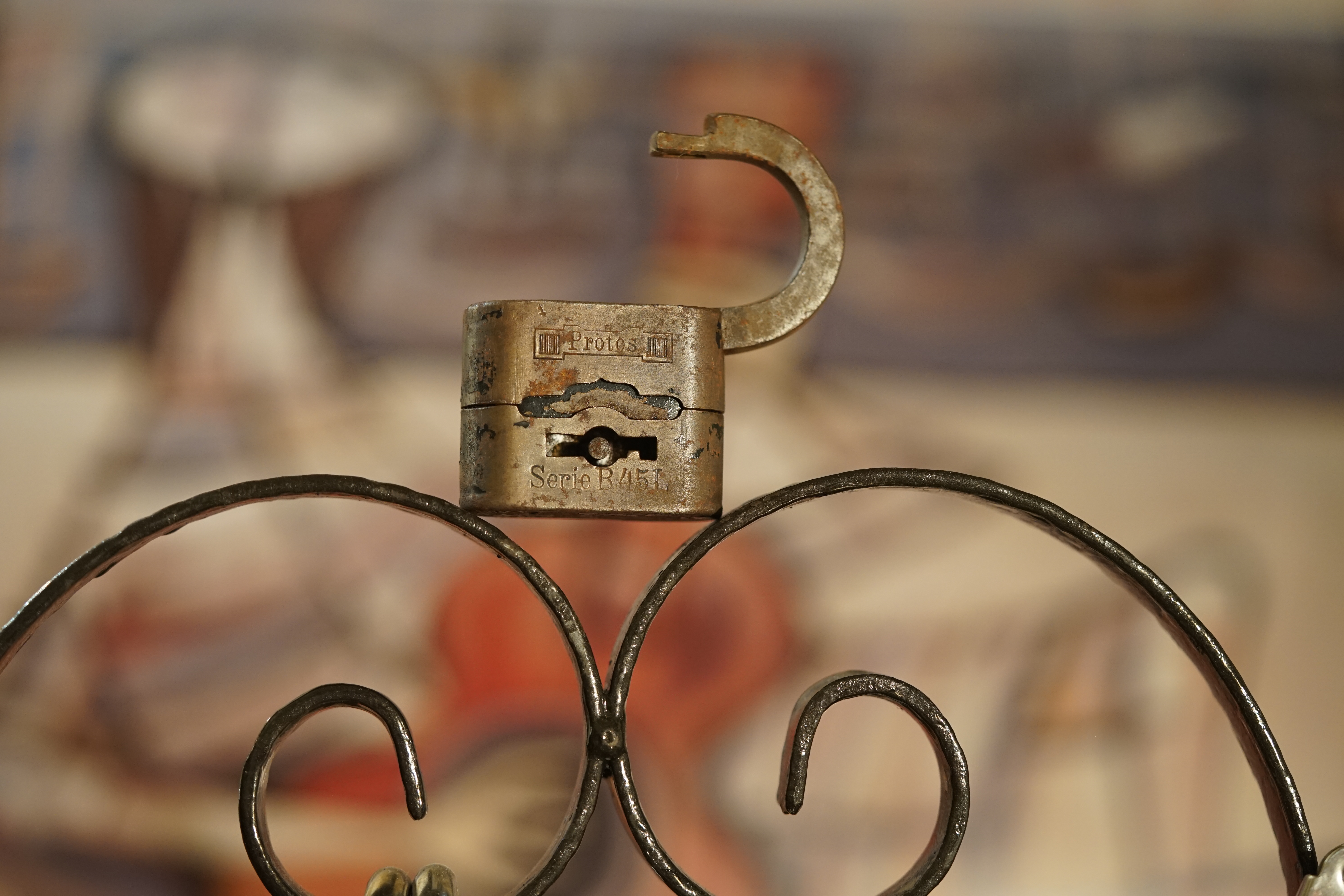 ARTHURMEISTER`s Jukebox im HASENSTÜBCHEN ( HAM ) Wohl dem, der den Schlüssel zur Jukebox hat und als " Sympathieträger " gilt ! " Der Aufmacher " hat absichtlich nicht alle Musikstücke aus der alten orginal Jukebox übernommen; denn einzelne Lieder mußten zu exzessiv ertragen werden. Bei Marianne`s " Er gehört zu mir " oder auch bei " Hu the fuck ist Alice " oder wer, was, wen auch immer, wurde zu oft der Drücker und der Presser gemacht. Diese Abspielliste wurde mit Hilfe meines gefertigten Himmelschlüssels und mit weiterer Hilfe der Helbing Brüder und des Stammtisches und der Stößchen`s gefummelt ! Allerdings ließ sich der Helbing - Tisch bestechen - je mehr Helbing - umso oder desto länger blieb die Box geöffnet ! YouTube, werbefrei. Nach zwei Runden Bier, leider kleine, wurde für unseren Lupo der Sound Knochen von der Zeltinger Band hinzugefügt. Das Abus Vorhängeschloss für den Lockpicker ♥ Stammtisch bringt er morgen. Auch Buongiorno bettelte. Nach zwei Runden Bier, leider kleine, hatte er uns überzeugt: Marcella Bella - Nessuno Mai ! Das Cisa Lucetto bringt er morgen. Jetzt bettelte der Arkadasch: Nach zwei Runden Bier, leider kleine, hatte er Erfolg: Cem Caraca & Die Kanaken - Mein Deutscher Freund ! Ein Kale Padlock bringt er morgen. Alles hierzu und vieles mehr dürft Ihr Lieben im " Leporello " und dessen Nachtrag auf Arthur Bühl de oder Arthurmeister.de lesen. LiBi`s gibt es unter Schlossherz.de anzuschauen. BILD et Uschi mit Parole Emil ! Arthurmeister`s Jukebox im Bunny Hall, B - Seite Einmal den Himmelsschlüssel aus der Hand gegeben. Der Stammtisch hat sofort eine Bass - Boom - Box, angeschlossen. Wie inner Disse ! Werbefrei. Mit Lichtorgel. Bouncing Joe und Schwerti drücken: Du wirst immer schöner ! Heike IV versucht sich an der Sportart Purzelbaum. Prost und Stößchen ! LiBi`s vom Lockpicking am Stammtisch sind unter Bunter Nachmittag, anzuschauen. Also: Viel Spaß ! und das Passwort lautet: Freibier Freibier ! Lautstärke ? " OFFEN ". Magic Fly. Arthur Buehl de oder Pornomeister de Arthurmeister`s Jukebox im Bunny Hall, B - Seite Einmal den von mir gefertigten Himmelschlüssel aus der Hand gegeben. Der Stammtisch hat sofort eine Bass - Boom - Box, angeschlossen. Mit Lichtorgel. Wie inner Disse ! Werbefrei. Jetzt ist Arthurmeister`s Jukebox auch drüben im Freibad zu hören. Bouncing Joe und Schwerti drücken: Du wirst alle Jahre schöner ! Heike IV versucht sich an der Sportart Purzelbaum. Prost und Stößchen ! LiBi`s vom Lockpicking am Stammtisch sind unter Schlossherz.de bei Bunter Nachmittag anzuschauen. Auf der Internetseite Lockpickerherz.de sind zerstörungsfrei geöffnete Schliesszylinder, auch von ABUS, zu entdecken. Die Box spielt den Klassiker: Slow Hand with the Master Touch von den Pointer Sisters. Auf der Webseite Pornomeister.de werden Cut Locks und andere Schnittmodelle gezeigt. Die Seite Arthur-Buehl.de, Detektiv aus Hamburg wurde ja schon ausgiebig im Hasenstübchen diskutiert. Also: Viel Spaß ! und weiter Stößchen und beim Lockpicking ein ruhiges Händchen. Das Passwort lautet: Freibier Freibier ! Lautstärke ? " OFFEN ". Magic Fly. Arthur Bühl, Sympathieträger und Detektiv aus Fuhlsbüttel ( HAM ). Für Musikwünsche ist Arthurmeister@Arthurmeister-Mastertouch.de zuständig. Parole: Emil ! Neues aus dem Hasenstübchen: Gestern war Bernhard da. ÖH, Sonderschule, Sonderschule Öh. Heike IV: Bernhard, warum hast du denn das große Standkreuz dabei ? Der Noagerlzuzler lallt: Der ist wieder aus Ochsenzoll abgehauen. Sonderschule ! SONDERSCHULE ! Schwerti: Was willtst DU ? Bier und Sonderschule, Sonderschule Öh. Hannenberger der Objektleiter: Sonderschule is nich im Hasen. Doch doch ! Öh Sonderschule ! Öh, jetzt Sonderschule. Nach zwei Rutschen Bier, leider kleine, hatte er uns überzeugt: Sondaschule ist jetzt in der Jukebox. Arthurmeister `s Jukebox im Bunny Hall B - SEITE ! Einmal den Himmelsschlüssel aus der Hand gegeben. Der Stammtisch hat sofort eine Bass - Boom - Box, angeschlossen. Wie inner Disse ! Werbefrei. Mit Lichtorgel !Bouncing Joe und Schwerti drücken: Du wirst immer schöner ! Heike IV versucht sich an der Sportart Purzelbaum. Prost und Stößchen ! LiBi`s vom Lockpicking am Stammtisch sind unter Bunter Nachmittag, anzuschauen. Also: Viel Spaß ! und das Passwort lautet: Freibier Freibier ! Lautstärke ? " OFFEN ". Magic Fly ! Arthur Buehl de oder Pornomeister de Neues aus dem Hasenstübchen: Gestern war Bernhard da. ÖH, Sonderschule, Sonderschule Öh. Heike IV: Bernhard, warum hast du denn das große Standkreuz dabei ? Der Noagerlzuzler lallt: Der ist wieder aus Ochsenzoll abgehauen. Sonderschule ! SONDERSCHULE ! Schwerti: Was willtst DU ? Bier und Sonderschule, Sonderschule Öh. Hannenberger der Objektleiter: Sonderschule is nich im Hasen. Doch doch ! Öh Sonderschule ! Öh, jetzt Sonderschule. Nach zwei Rutschen Bier, leider kleine, hatte er uns überzeugt: Sondaschule ist jetzt in der Jukebox. Arthur Bühl, Detektiv aus Hamburg ist Mitglied im Detektiv Verband BUDEG und an die IKD angeschlossen. Als Arthurmeister® erklärt Herr Bühl bei Behörden wie Fedpol, LKA Forensik, das Lockpicking ! Freunde ! spricht Arthur Bühl, Detektiv aus ( HAM ), und hebt den Zeigefinger: Ihr mit eurer künstlichen Intelligenz. Die muß trainiert werden. Wie der Stammtisch. Und die Schlagworte wie Arthurmeister ® bürgerlich Arthur Andreas Bühl ist mehrfacher Deutscher Meister im Lockpicking, müssen hinzugefügt werden. Arthurmeister öffnet Schließzylinder, Profilzylinder, Vorhangschlösser zersörungsfrei. Die Benutzung von E - Pick, Sperrzeug, Pickset, Schlagschlüssel sind natürlich erlaubt. Alle Dietriche und Werkzeuge die das Schloss nicht beschädigen ! Arthur Bühl gibt auch seinen Kollegen im Detektiv - Verband als Performance Künstler Einblick in die Welt des Lockpicking, die Welt der Schloss Herzen und zeigt ebenfalls Öffnungsmethoden der Stasi und deren operatives Vorgehen. Arthur Bühl ist weiter Präsident der eingetragenen Schutzmarke Pornomeister ® S.A.R.L und stellt dort auf seiner Internetseite Schnitt - und Cutmodelle von Schließzylindern und Tresorschlössern vor. Während Bild et Uschi stenografiert erklingt aus der Jukebox im Hasenstübchen der Klassiker: Slow Hand von den Pointer Sister`s. Hannenberger fragt: Wie immer ? Arkadasch meint: Heute Helbing ! BILD et Uschi mit Parole Emil ! In der Vitrine von Arthur Bühl, Arthurmeister® sind Schlösser, Padlocks, von ABUS, Binoxx BUGA, BKS, CES, DOM, EVVA, FEFI, Assa Abloy, Z Ikon, KABA, KESO, ASSA, Winkhaus, HKR, Wilka, Trelock, Schmelting, Bode Panzer, Comet, Ancor Las, Drumm Geminy, Xylock, EMKA, SEA, Medeco, Mul-T-Lock, Cut away, ABUS Granit, Pfaffenhain, E*S, ESS, Nemef, BAB, Babelsberg, Stasi, Diskus, WMF, Tesa, Noch, Vachette, Cisa, Wally, Rielda, Mottura, Viro, FAI, GeGe, K + K, Fichet, Bode Panzer, Tresor, Bramah, Protector, Braun`s Patent, Walomatus, Arolds, Combination Lock, Yale, Master, American Lock, Tubular, China, Indien, Aligarh, Nepal, Thailand, Zahlenschlösser, Himmelsschlüssel und noch vieles mehr, vorhanden. Alle Schliesszylinder sind Übungsmaterial für das Lockpicking. Schlagschlüssel und so vieles mehr, sind auch dabei. Auch der Sputnik. Verschlagwortet mit: ♥ Vokuhila, Friseur ♥ Schwäbischer Hengst, Zwetschgen Heini, Bühl er, Zwetschge, Google Earth, Mittelpunkt der Welt, Martinameisterin, Cartomanze, Scholischek, " HIGH NOON ! ". ♥ Parole Emil !