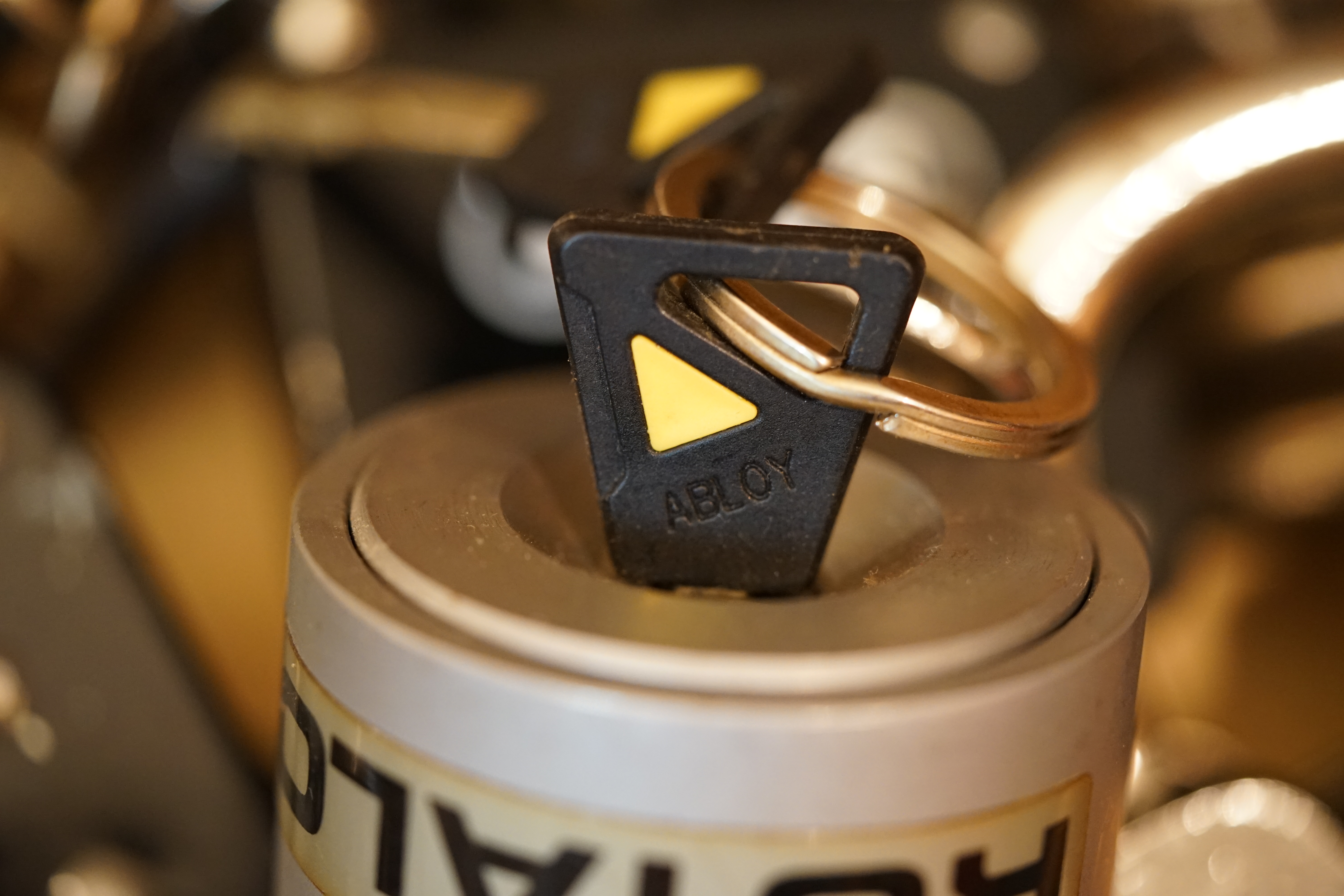 Arthur Bühl Arthurmeister ®Arthur Andreas Bühl, Arthurmeister ®,Lockpickerherz ® Schlossherz ®, Pornomeister ®, neuer SEO Text für 2025 12.00 Mittags im Hasenstübchen. Basketball Bouncing Joe Asberry schreit: Prost ! Die Glocke kingelt ! In Arthurmeister`s Jukebox im Hasenstübchen spielt: Slow Hand von den Pointer Sisters. Ferrari Rudi sitzt am Tresen. Anstatt Helbing trinkt er heute Underberg. Pelle und Heike I machen Stößchen. Justamente klingelt das Telefonino. Der Hannenberger lacht zu Bouncing Joe Asberry: Ich wette mit Dir: Da ruft unser Freund Mr. Smitz vom Playboy an. Arthurmeister geh endlich ran. Die Glocke klingelt. Yes Mr. Smitz, yes, yes Mr. Smitz. Yes great, you know. Yes, yes we have a Party. Yes, yes. Ja: Angela Merkel, die kennen wir. You know: " Bundeskanzlerin ". Giovanni ruft: Bella Donna: Signora Merkel is the CEO of the world. Yes, Yes Mr. Smitz, i will look about her Memoiren. Oh Mr. Smitz ? Her Biographie with her Signature ? OH, Mr. Smitz mit Widmung ? Das wird nicht einfach ! no easy, you know ! Da muß die Glocke aber ein ganzes Wochenende läuten. Prost. Helbing. Yes Mr. Smitz, hands on the heard, you know, difficult ! Arkadasch !!! Smitz U.S.A. braucht die Memoiren von Angela Merkel signiert mit dem Text: Für Mr. Smitz from the Playboy ! Also pass auf: Dein Schwippschwager ist doch Aufsteller bei der Messe. Ja, Buchmesse. Dort hält die Merkel eine Autogrammstunde. Der soll sich dort anstellen mit seinen Kumpani. Ja, der Smitz läßt hier die Glocke läuten. Das gesamte Wochenende. Hannenberger gibt das Passwort: Freibier, Freibier ! Die Glocke läutet jetzt: Helbing ! In Arthurmeister`s Jukebox spielt: The Tramps - Disco Inferno - Orginal Longversion Tony Mendes ! Basketball Bouncing Joe swingt mit dem Kopf mit. Jetzt meint Arkadasch: Oh meine Kumpani trauen sich nicht zu Dr. Angela Merkel. Die haben Angst vor Ihr. Kein Autogramm heißt kein Freibier. Droschkendieter !! Du fährst jetzt zur Buchhandlung, holst drei Biographien von der ollen Merkel, fährst weiter zum Kujau ! Ja, der hat dem Heinemann vom Stern, Hamburg, gefälschte Tagebücher verkauft. Der soll dir in ein Exemplar die Unterschrift der Merkel und die Widmung reinmalen. Sag ihm viele Grüße vom Arthurmeister und Parole Freibier, Freibier ! Dann malt der es dir sofort. Der kann das freudigst. Und sag ihm, das sei für Smitz, Amerika. Aber diesmal soll er keine rosa Tinte verwenden. Dann kommst du wieder her und wir alle unterschreiben das zweite, dann fährst du geschwind rüber nach Fuhlsbüttel, drängelst dich am Luftfrachtschalter vor, läßt die Bücher verpacken und paßt auch auf, das die auch tatsächlich im nächsten Flieger in die U.S.A. reisen. Dann hat er die Bücher, quasi wenn der Flieger landet. Sag denen: Parole: Freibier, Freibier ! Arthur und wozu das dritte Buch ? Du Depp, wenn beim unterschreiben vom zweiten Buch einer draufkotzt oder ein Brandloch reinmacht dann haben wir Ersatz ! Und diesen legen wir dann hinter den Tresen ins Regal und tuen so als hätten wir es gelesen. Es reicht das wir Frau Bundeskanzlerin mit guten, besoffenen, nicht ausgeklügelten, dummen, peinlichen Ratschlägen beraten haben ! Punkt. In Arthurmeister´s Jukebox spielt: Lady von Kenny Rogers. Sir Waschi hat gleich CHARLIE RICH - The most Beautifull Girl in The World, gedrückt. Die Stimmung ist gut. In der Jukebox spielt mittlerweile Aloe Blanc - I need a Dollar. Die Stimmung ist fantastisch ! Jetzt steigert sich die Stimmnung noch als der Nachläufer Roberto Blanco - Caramba, Caracho ein Whiskey, Carambo Caracho ein Gin, verflucht Sacrcameto Dolores und alles ist wieder hin ! In Rio de Janeiro… drückt. Der Noagerlzutzler drückt Roberto Blanco - Der Puppenspieler von Mexico und räumt Gläser ab. Hannenberger reicht schon einmal den Himmelsschlüssel ! Schwerti fragt: Mastertouch und wenn der Dir auf die Schliche kommt ? Du Depp, was glaubst du wenn der erfährt, daß er einen orginalen Kujau, dem Tagebuchfälscher hat, dann läuft der durch Beverly Hills und gibt damit bei jedem an, als sei er The Greatest. Und Du weißt: Die Schriftsachverständigen vom Stern oder von der Bild et und der Heinemann brauchten Monate bis sie diesen Betrug mit dem Verkauf der Tagebücher erkannt haben. In Arthurmeister`s Jukebox spielt: Calvin Harris & Sam Smith: Promises ! und es wird mitgesungen. Das Droschkendieter dann doch nur beim Papierfuzzy im Copy Shop neben an war ? weil der Kujau besoffen war ? Quatsch, kalter Kaffee, der Smitz verhöckert das Buch an Rockefeller. Was glaubst du, warum die Parole Freibier Freibier lautet ? Wir sind hier nicht bei der Wohlfahrt. Ferrari Rudi macht Ralala: Sonntag ist Formel I in Indianapolis. Denkt dran: High Noon ist dann morgens 07.00 Uhr. Die Glocke läutet ununterbrochen. Freibier, Freibier, Freibier, Parole Freibier. Let Michael pass for the Championship ! Das gesamte Hasenstübchen tanzt und platzt aus allen Nähten. In der Jukebox spielt James Last und Orchester: T.S.O.P The Top Sound of Philadelphia ! Prost, Prosit und Stößchen ! Der Hannenberger sieht zufrieden aus. Taged with: Bühler Zwetschge, Bühl Wappen, Zwetschgenhengst, Zwetschgenfest, Meister, Arthur Andreas Bühl, Privatdetektiv, Arthurmeister007@gmail.com