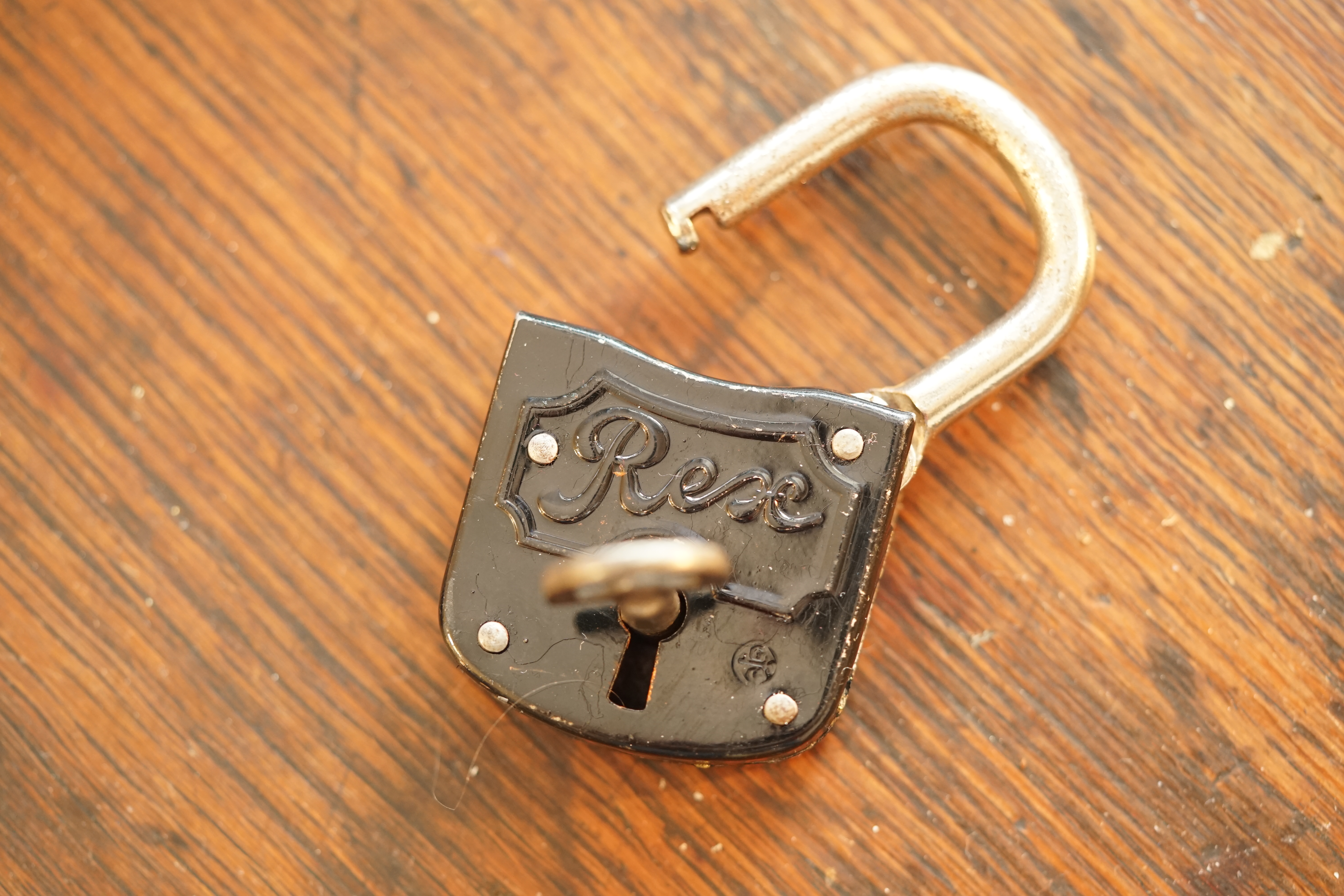 Lockpicker im Einsatz, ASSA ABLOY, Lockpicker Herz, patented by Arthur Bühl. Bühl, Detektiv aus Hamburg öffnet zerstörungsfrei Assa Abloy. Knacken, sägen, Love picking, Künstlerin knackt Liebesschlösser. Lockpicking. Arthur Andreas Bühl, Wiki, Fandom, Arthurmeister ®,Lockpickerherz ® Schlossherz ®, Pornomeister ®, Tagged with: Bühl, Stadt Bühl, Bühler Zwetschge, Bühl Wappen, Bühl Fahne, Bühl Design, Bühl Sign, Bühl Arthur, Zwetschgenhengst, Bühl Zwetschgenfest, Meister Arthur, Meister Porno, Porno Master, Arthur Andreas Bühl, Privatdetektiv, HAM. Bühl. Arthur Andreas Bühl. Hier ist die rasende Uschi von der Bild et und schreibt mit der neuen KI Arthurmeister den neuen SEO Text für 2025. Der Sympathieträger ist in Stuttgart, Baden - Württemberg geboren. Der Detektiv lebt in HAM, ist im Dienste der Wahrheitsfindung unterwegs, BUDEG. H1 Text der SEO schreibt: Hamburger knackte 1000 ( tausend ) Schlösser, Bild Zeitung, Performancekünstler, Xing, Arthurmeister `s Jukebox im Hasenstuebchen, Slow Hand - Pointer Sisters, Joy Flemming. 𝔄𝔯𝔱𝔥𝔲𝔯 𝔅ü𝔥𝔩, 𝔄𝔯𝔱𝔥𝔲𝔯𝔪𝔢𝔦𝔰𝔱𝔢𝔯® VereinsWiki / Fandom, Arthur Bühl. Bühl, Arthur, Jahrgang 1961, Made in Germany, Detektiv or Private Investigator, Performancekünstler und Lockpicker aus Hamburg erzählt in seinem Leporello wahre Geschichten aus dem Hasenstuebchen, Bunny Hall, Stammtisch, Fuhlsbüttel. Kaba Days Im Europapark Rust: Unternehmensschutz im Fokus, dorma kaba, Deutschland, praktische Vorführung von Arthur Buehl, Sportsfreunde. Koksa Vereinsauflösung taz Ein bisschen Ruhe bitte ! Arthur Bühl, der Weltbeste aus Stuttgart mit Wohnsitz im Lockpickermekka Hamburg ist auch Deutscher Meister. slideplayer: but Jesus is the only Masterwho can unlock the human soul. But there is another obvious difference between Arthurmeister and the " Jesusmeister " that connects today´s story to our lives. The tools that Arthur Bühl collected are mostly from the Stasi. Schlossherz, Lockpickerherz, Pornomeister, Bühl Fahne, Bühl Wappen, Bühl Stadt Wappen, UHU Linkedin Arthur Bühl, Arthurmeister, Präsident, Performance, Bundesverband für Detektive und Ermittler, Budeg. Arthur Andreas Bühl, EverybodyWiki Bios&Wiki, 27.03.61,Stuttgart, auch unter dem Pseudonym Arthurmeister bekannt, ist mehrfacher Deutscher Meister im Lockpicking. Koksa.Org Vereinsauflösung, Arthur Bühl, Arthurmeister, Tagesordnung, Mitgliederversammlung Arthurmeister`s Jukebox im Hasenstübchen by You Tube arthurmeister007, Schloßöffnung. Arthurbuehl@Arthurbuehl, X, Erfreulich ! Schlossindustrie und Elite rücken zusammen ! Verein, Sportsfreunde, Arthur Bühl, Erfahrung. FAZ.net Freizeit: Lockpickern bleibt nichts verschlossen - Doch der Beste der Besten hat alle schon besiegt: Der 42 jährige Kaufmann sitzt in Trachtenkleidung vor einer verrosteten alten Kiste. Preview Jesusmeister Homeleticsonline, At the Dutsch open Lock Picking Championship, Arthur Bühl emerged as the champion. No one picks locks as well as he does. Arthurmeister Phila-Locksmith Arthur Bühl Lock Picking Legend, Mr. Bühl, tool, nl, Sneek. Unter Knackern, jungle.world. Welt.de Die Kunst Sclösser ohne Schlüssel zu öffnen, Vereins-Mitbegründer und Vize Präsident trägt seine Leidenschaft schon auf der Krawatte: Sie ist blau mit gelben Schlüsseln drauf. The Master Touch: Lockpicker in the world Arthur Bühl. He`s this six-seven German private Investigator. He has this. The international Competition Whre Master Lock-Pickers… Arthur Bühl, the Dutsch Open Lock-picking champion. Charles Graeber … Arthurmeister standing above them all, with a beer stein in one hand and a cigarette in …. Wired.com Securitylaboratories.org, Arthur Bühl. Phila-locksmith.com - Arthur Bühl Lock Picking Legend, can see intimidating man. Toool, LockCon. Arthurmeister. Hailing from Hamburg, he is among a legion of German lock picker who have estabished their country as one of the top producers of master lock pickers. Slate.com Lock Picking: a arte de arrombar cadeados - Nascido em Hamburgo, o alemao Arthur Bühl é provavelmente um dos nomes mais conhecidos do submundo do lock picking. Conhecido nesse Círculo… Sportsfreunde Slik hacka vi i Norge pa 90-tallet Arthur Bühl PlusPedia, Arthur Andreas Bühl, Legend taz.de Ein bisschen Ruhe bitte Arthur Bühl, der Weltbeste aus Stuttgart mit Wohnsitz im Lockpickermekka Hamburg .. Telefonbuch, Meisterschaften. Jungle.World - Da hat auch Arthur Bühl, genannt " Arthurmeister ", durchaus Chancen auf weitere Titel für seine große Sammlung. " Scheiße ", brüllt der aus … The Lock Busters, Charles Graeber, Schließzylinder, Lock Picking, metallpinnen. Spiegel, Lockpicker: Die schnellsten Schlossknacker Deutschlands. Arthur Meister Bühl, Arthurmeister, ist amtierender Deutscher Meister der Lockpicker. Sein Hobby: Schlösser öffnen - ohne Schlüssel natürlich. media.ccc.de Schlossöffnung bei der Staatssicherheit der DDR ArthurMeister erläutert das operative Vorgehen und die speziellen Werkzeuge zur Schlossöffnung, die von der Staatssicherheit der DDR ……. Flickr Meister Arthur, Arthurmeister / Oberalster VfW Meisterschaft, Picktools.de FoeBud.org Schloß-Öffnen ArthurMeister aus Hamburg, erläutert, wie die Staatssicherheit…. Vortrag Bielefeld. Schlösser knacken: So einfach geht es!!! Gemäß ArthurMeister legt der Verein großen Wert auf den selbstauferlegten Kodex, der sich so… ZDF Lockpicking Reportage Boston Magazine.com The joy Lock Club The Arthurmeister was one of the top lock pickers in the world, and Towne was just a kid,but to everyone`s surprise - most especially to… Lock Picking 101 toool.us live I did vote arthurmeister when i first saw the site bevor the discussion on it startet but only……. Public Domain 147 Schloß-Öffnen ArthurMeister Bühl aus Hamburg, Gründungsmitglied…. Impressioning games Jos and Arthurmeister Aufsperrstunde ArthurMeister, ein Riesenkerl mit süddeutschem Akzent…. blogs.com Jesus, the Lock-Picker! - HOMELETICS - That might be a bit much, but nonetheless they call him the Arthurmeister! and then ther`s the JesusMaster, or Meister, if you will. if you….. Citywide RFID Master Arthurmeister Dezember / 2012 / SSDev Arthurmeister, Workshop, Barry Wels Herr Bühl sagt Danke ! xn-Arthur-bhl-heb.de Arthur Bühl, Detektiv aus Hamburg, Buehl, Siegel. Lockpickerherz.de Pornomeister.de Schlossherz.de Arthurmeister.de Linkedin Arthur Bühl ( Arthurmeister ) - Präsident - Von rechts nach links, Glück bringt`s. X. Linkedin, Detektiv aus Hamburg Acclaimed Lock Picker Explain the Art of Competive Locksport, Schyler Towne, Youtube, Arthurmeister, Gadget Hack. Key Cutting. Master Lock. Datenschleuder. Boston. Jägermeister. Demonstration not for Sale, Muster ohne Wert. Joe Asberry, Bouncing Joe. Angezettelt vom Fanclub. Radio-Eriwan.de Bildbeschreibung, Modula, SEO. Sympathietraeger. Im Prinzip ja, aber…. der Detektiv sei der Gärtner. Bunny Hall, B - Seite Jukebox. Schwarz, rot, gold. Bild Zeitung: Herr der tausend Schlösser. Zeiträuber. Streng vertraulich ! Fandom ! Boston. ABUS, Lock, security. Schlösser und Tresore von Ed Willis, The National Locksmith® - Guide to Modern Safe Locks by Mark Bates Tobias Locks, Safes and Security Markenanmeldung-Pornomeister-®-Praesident-Arthur-Buehl.jpeg Arthur-Buehl-Germany-Wappen-Arthurmeister007@gmail.com-Detektiv-Babyboomer-Sympathietraeger.png 𝔄𝔯𝔱𝔥𝔲𝔯-𝔅ue𝔥𝔩-Wappen-𝔄𝔯𝔱𝔥𝔲𝔯𝔪𝔢𝔦𝔰𝔱𝔢𝔯-®-Von-rechts-nach-links-Glueck-bringts-♥.gif 𝔄𝔯𝔱𝔥𝔲𝔯-𝔅ue𝔥𝔩-𝔄𝔯𝔱𝔥𝔲𝔯𝔪𝔢𝔦𝔰𝔱𝔢𝔯®-Arthur-Buehl-WebTuev®-ges.-gesch.-Die-E-Mail-lautet-Webtuev@WebTuev.de.png Arthur-A.-Buehl-Detektiv-aus-Hamburg-Arthurmeister®-Vitrine-Cut-Lock-veroeffentlicht-Xing-Linkedin-Facebook-Twitter-X.jpg Kaba, Schließzylinder, Zutrittskontrolle, Schlüssel, The Joy Lock Club, Houdini, Keyhole, Schyler, Toool, Lockpicker, Locksport, hulking, Arthurmeister, Linus Yale jr., Convention, Devitent Ollam, Barry Wels, Eddie the wire, Guide to Lockpicking, tools, TSA, approved baggage lock, Pin Tumbler, Medeco, Practical Lockpicking, Jakko Fagerlund, Javadi, open in Thirty Seconds, Sport, Schließkanal, Zylinder läßt sich drehen, Zeitvertreib, Lockcon, Locks, Security, Locksmith, Tool, bump key, Crypto Phone, Arthur Bühl, Charles Graeber, Arthurmeister ! booms Arthurmeister, Champ Julian, Kryptonite, ready to Rock, Lips, Oh, Arthur he sighs, Beer, Rotation, Vereins - Mitbergründer und Vizepräsident Arthur Bühl trägt seine Leidenschaft schon auf der Krawatte, Spardosenschloss, Understatement, Alles eine Frage der Übung, Geselligkeit, Ausdauer, Disziplin, Vertrauen, Ehrgeiz, Entspannung, Sportler, Hacker CCC, Profipickset, knacken, Zigarettenrauch, Unternehmensschutz im Focus, Zutrittskontrolle, Hahn & Kolb, Werkzeuge, Manipulation, Lösungen, Zylinder, Zeitwirtschaft, Presse BOX, Europa - Park, Kaba, Rust, The Joy Lock Club, Schyler Towne, Boston, Magazin, SSD, Arthur Bühl, a private Detektive from Germany, defeatet an all - Star field of Lockpicker´s to capture the aptey, Marc Weber Tobias ! Jesusmeister, Jesusmaster, Performancekünstler Xing, Hamburger Detektiv Arthur Bühl knackte 1000 Schlösser, Bild Zeitung, Steckbrief, wanted, Siegelring, Wappen Stadt Bühl, Bildbezeichnung, Arthurmeister007@gmail.com, Lockpickerherz, Schlossherz, Arthurmeister, Pornomeister, Arthur Bühl sagt: Junge Besen kehren besser, aber wir alten Bürsten kennen jede Ecke - Merzer. Deshalb habe ich keinen Grund ihnen zu glauben = aber sie möchten es so gern ! Bühl Wappen ges.gesch. für Inhaber Arthur A. Bühl: Im Dienste der Wahrheitsfindung. Im Falle eines Falles, klebt UHU aus Bühl wirklich alles und kurze Zeit drauf, ist alles wieder auf ! Arthur Bühl, Detektiv aus Hamburg und Präsident Pornomeister S.A.R.L Stammtisch Parole. Fandom und vendors. Unverkäufliches Musterexemplar. Demonstration and Example not for sale. Tilt 404. Mr. Smitz spricht: Der Weihnachtsmann, der Weihnachtsmann, hat keine Hosen an. Meisterkatze, BUEHL.-Wappen-ges-gesch-Arthur-Andreas-Buehl-DETEKTIV-Germany-HAM-1961-2061-BUEHL.png, Schlossherz-Arthur-Buehl.png, Arthur-Buehl-Detektiv-und-Sympathietraeger-Arthurmeister-®-Von-rechts-nach-links-Glueck-bringts-♥.png, Arthur-Buehl-Ina-Mueller.png, Arthur-Buehl-Detektiv-Hamburg-von-rechts-nach-links-Glueck-bringts-♥.png, Arthur-Buehl-Siegel-Ring-♥-𝔄𝔯𝔱𝔥𝔲𝔯-𝔅ue𝔥𝔩-𝔄𝔯𝔱𝔥𝔲𝔯𝔪𝔢𝔦𝔰𝔱𝔢𝔯®.jpg, LEGO-Billund-𝔄𝔯𝔱𝔥𝔲𝔯-𝔅ue𝔥𝔩-♥-PADLOCK-WIRED-LEGO-Schloss.jpg, Arthur-Buehl-Arthurmeister®-Europa-Open-Kaba-Days-Europapark-Rust.png, Arthurmeister007@gmail.com Arthurmeister-Mastertouch@Arthurmeister-Mastertouch.de Arthurmeister-Slowhand@Arthurmeister-Slowhand.de ArthurBuehl@ArthurBuehl.de Arthurmeister@Arthurmeister.de Pornomeister@Pornomeister.de Schlossherz@Schlossherz.de Lockpickerherz@Lockpickerherz.de Mr.Smitz@Mr.Smitz.us Sympathietraeger@Sympathietraeger.com Arthur-Buehl@Arthur-Buehl.de Unzenziert@Unzenziert.de Hasenstuebchen@Hasenstuebchen.de Cartomanze@Cartomanze.de Martinameisterin@Martinameisterin.de Seogeister@Seogeister.de Seo-Geister@Seo-Geister.de Scholischek@Scholischek.de Web-Tuev@Web-Tuev.de Webseitentuev@Webseitentuev.de Zwetschgenhengst@Zwetschgenhengst.de Tresorherz@Tresorherz.de Legal1001@Legal1001.de Meisterkatze@Meisterkatze.de ArthurAndreasBuehl@ArthurAndreasBuehl.de Arthur-Andreas-Buehl@Arthur-Andreas-Buehl.de Katzenveit@Katzenveit.de Schlosstaster@Schlosstaster.de Schnellauf@Schnellauf.de Securator@Securator.org Raucherherz@Raucherherz.de Leporello@Leporello.us Frauenwirt@Frauenwirt.de Endlich-Raucher@Endlich-Raucher.de EndlichRaucher@EndlichRaucher.de DoubleBrain@DoubleBrain.de Rappermeister@Rappermeister.de meisterArte@meisterArte.de Der-Aufmacher@Der-Aufmacher.de The-Opener@The-Opener.de Geiler-Schwanz@Geiler-Schwanz.de GeileVotze@GeileVotze.de