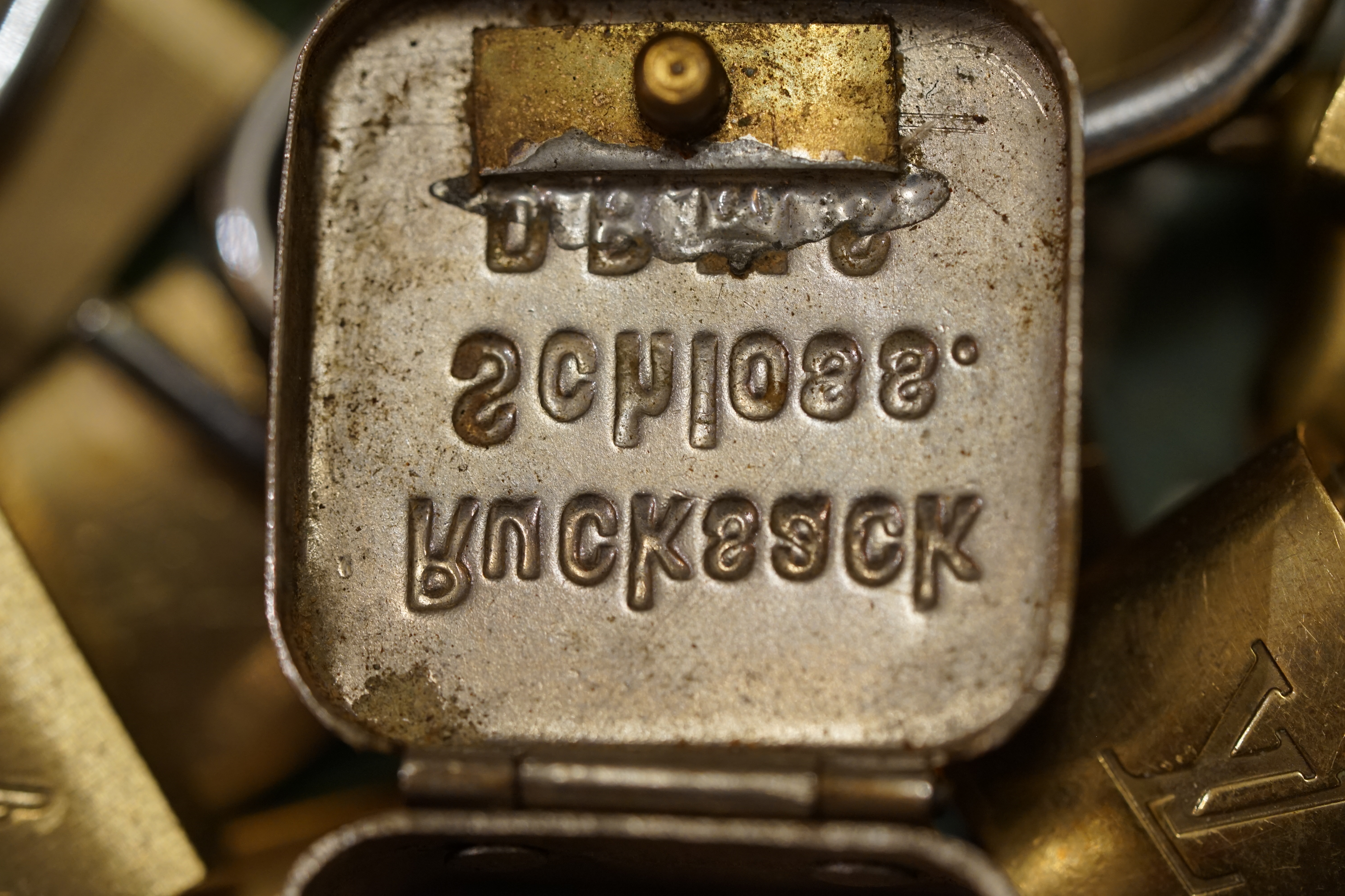 Lockpicker im Einsatz, ASSA ABLOY, Lockpicker Herz, patented by Arthur Bühl. Bühl, Detektiv aus Hamburg öffnet zerstörungsfrei Assa Abloy. Knacken, sägen, Love picking, Künstlerin knackt Liebesschlösser. Lockpicking. Arthur Andreas Bühl, Wiki, Fandom, Arthurmeister ®,Lockpickerherz ® Schlossherz ®, Pornomeister ®, Tagged with: Bühl, Stadt Bühl, Bühler Zwetschge, Bühl Wappen, Bühl Fahne, Bühl Design, Bühl Sign, Bühl Arthur, Zwetschgenhengst, Bühl Zwetschgenfest, Meister Arthur, Meister Porno, Porno Master, Arthur Andreas Bühl, Privatdetektiv, HAM. Bühl. Arthur Andreas Bühl. Hier ist die rasende Uschi von der Bild et und schreibt mit der neuen KI Arthurmeister den neuen SEO Text für 2026. Der Sympathieträger ist in Stuttgart, Baden - Württemberg geboren. Der Detektiv lebt in HAM, ist im Dienste der Wahrheitsfindung unterwegs, BUDEG. H1 Text der SEO schreibt: Hamburger knackte 1000 ( tausend ) Schlösser, Bild Zeitung, Performancekünstler, Xing, Arthurmeister `s Jukebox im Hasenstuebchen, Slow Hand - Pointer Sisters, Joy Flemming. 𝔄𝔯𝔱𝔥𝔲𝔯 𝔅ü𝔥𝔩, 𝔄𝔯𝔱𝔥𝔲𝔯𝔪𝔢𝔦𝔰𝔱𝔢𝔯® VereinsWiki / Fandom, Arthur Bühl. Bühl, Arthur, Jahrgang 1961, Made in Germany, Detektiv or Private Investigator, Performancekünstler und Lockpicker aus Hamburg erzählt in seinem Leporello wahre Geschichten aus dem Hasenstuebchen, Bunny Hall, Stammtisch, Fuhlsbüttel. Kaba Days Im Europapark Rust: Unternehmensschutz im Fokus, dorma kaba, Deutschland, praktische Vorführung von Arthur Buehl, Sportsfreunde. Koksa Vereinsauflösung taz Ein bisschen Ruhe bitte ! Arthur Bühl, der Weltbeste aus Stuttgart mit Wohnsitz im Lockpickermekka Hamburg ist auch Deutscher Meister. slideplayer: but Jesus is the only Masterwho can unlock the human soul. But there is another obvious difference between Arthurmeister and the " Jesusmeister " that connects today´s story to our lives. The tools that Arthur Bühl collected are mostly from the Stasi. Schlossherz, Lockpickerherz, Pornomeister, Bühl Fahne, Bühl Wappen, Bühl Stadt Wappen, UHU Linkedin Arthur Bühl, Arthurmeister, Präsident, Performance, Bundesverband für Detektive und Ermittler, Budeg. Arthur Andreas Bühl, EverybodyWiki Bios&Wiki, 27.03.61,Stuttgart, auch unter dem Pseudonym Arthurmeister bekannt, ist mehrfacher Deutscher Meister im Lockpicking. Koksa.Org Vereinsauflösung, Arthur Bühl, Arthurmeister, Tagesordnung, Mitgliederversammlung Arthurmeister`s Jukebox im Hasenstübchen by You Tube arthurmeister007, Schloßöffnung. Arthurbuehl@Arthurbuehl, X, Erfreulich ! Schlossindustrie und Elite rücken zusammen ! Verein, Sportsfreunde, Arthur Bühl, Erfahrung. FAZ.net Freizeit: Lockpickern bleibt nichts verschlossen - Doch der Beste der Besten hat alle schon besiegt: Der 42 jährige Kaufmann sitzt in Trachtenkleidung vor einer verrosteten alten Kiste. Preview Jesusmeister Homeleticsonline, At the Dutsch open Lock Picking Championship, Arthur Bühl emerged as the champion. No one picks locks as well as he does. Arthurmeister Phila-Locksmith Arthur Bühl Lock Picking Legend, Mr. Bühl, tool, nl, Sneek. Unter Knackern, jungle.world. Welt.de Die Kunst Sclösser ohne Schlüssel zu öffnen, Vereins-Mitbegründer und Vize Präsident trägt seine Leidenschaft schon auf der Krawatte: Sie ist blau mit gelben Schlüsseln drauf. The Master Touch: Lockpicker in the world Arthur Bühl. He`s this six-seven German private Investigator. He has this. The international Competition Whre Master Lock-Pickers… Arthur Bühl, the Dutsch Open Lock-picking champion. Charles Graeber … Arthurmeister standing above them all, with a beer stein in one hand and a cigarette in …. Wired.com Securitylaboratories.org, Arthur Bühl. Phila-locksmith.com - Arthur Bühl Lock Picking Legend, can see intimidating man. Toool, LockCon. Arthurmeister. Hailing from Hamburg, he is among a legion of German lock picker who have estabished their country as one of the top producers of master lock pickers. Slate.com Lock Picking: a arte de arrombar cadeados - Nascido em Hamburgo, o alemao Arthur Bühl é provavelmente um dos nomes mais conhecidos do submundo do lock picking. Conhecido nesse Círculo… Sportsfreunde Slik hacka vi i Norge pa 90-tallet Arthur Bühl PlusPedia, Arthur Andreas Bühl, Legend taz.de Ein bisschen Ruhe bitte Arthur Bühl, der Weltbeste aus Stuttgart mit Wohnsitz im Lockpickermekka Hamburg .. Telefonbuch, Meisterschaften. Jungle.World - Da hat auch Arthur Bühl, genannt " Arthurmeister ", durchaus Chancen auf weitere Titel für seine große Sammlung. " Scheiße ", brüllt der aus … The Lock Busters, Charles Graeber, Schließzylinder, Lock Picking, metallpinnen. Spiegel, Lockpicker: Die schnellsten Schlossknacker Deutschlands. Arthur Meister Bühl, Arthurmeister, ist amtierender Deutscher Meister der Lockpicker. Sein Hobby: Schlösser öffnen - ohne Schlüssel natürlich. media.ccc.de Schlossöffnung bei der Staatssicherheit der DDR ArthurMeister erläutert das operative Vorgehen und die speziellen Werkzeuge zur Schlossöffnung, die von der Staatssicherheit der DDR ……. Flickr Meister Arthur, Arthurmeister / Oberalster VfW Meisterschaft, Picktools.de FoeBud.org Schloß-Öffnen ArthurMeister aus Hamburg, erläutert, wie die Staatssicherheit…. Vortrag Bielefeld. Schlösser knacken: So einfach geht es!!! Gemäß ArthurMeister legt der Verein großen Wert auf den selbstauferlegten Kodex, der sich so… ZDF Lockpicking Reportage Boston Magazine.com The joy Lock Club The Arthurmeister was one of the top lock pickers in the world, and Towne was just a kid,but to everyone`s surprise - most especially to… Lock Picking 101 toool.us live I did vote arthurmeister when i first saw the site bevor the discussion on it startet but only……. Public Domain 147 Schloß-Öffnen ArthurMeister Bühl aus Hamburg, Gründungsmitglied…. Impressioning games Jos and Arthurmeister Aufsperrstunde ArthurMeister, ein Riesenkerl mit süddeutschem Akzent…. blogs.com Jesus, the Lock-Picker! - HOMELETICS - That might be a bit much, but nonetheless they call him the Arthurmeister! and then ther`s the JesusMaster, or Meister, if you will. if you….. Citywide RFID Master Arthurmeister Dezember / 2012 / SSDev Arthurmeister, Workshop, Barry Wels Herr Bühl sagt Danke ! xn-Arthur-bhl-heb.de Arthur Bühl, Detektiv aus Hamburg, Buehl, Siegel. Lockpickerherz.de Pornomeister.de Schlossherz.de Arthurmeister.de Linkedin Arthur Bühl ( Arthurmeister ) - Präsident - Von rechts nach links, Glück bringt`s. X. Linkedin, Detektiv aus Hamburg Acclaimed Lock Picker Explain the Art of Competive Locksport, Schyler Towne, Youtube, Arthurmeister, Gadget Hack. Key Cutting. Master Lock. Datenschleuder. Boston. Jägermeister. Demonstration not for Sale, Muster ohne Wert. Joe Asberry, Bouncing Joe. Angezettelt vom Fanclub. Radio-Eriwan.de Bildbeschreibung, Modula, SEO. Sympathietraeger. Im Prinzip ja, aber…. der Detektiv sei der Gärtner. Bunny Hall, B - Seite Jukebox. Schwarz, rot, gold. Bild Zeitung: Herr der tausend Schlösser. Zeiträuber. Streng vertraulich ! Fandom ! Boston. ABUS, Lock, security. Schlösser und Tresore von Ed Willis, The National Locksmith® - Guide to Modern Safe Locks by Mark Bates Tobias Locks, Safes and Security Markenanmeldung-Pornomeister-®-Praesident-Arthur-Buehl.jpeg Arthur-Buehl-Germany-Wappen-Arthurmeister007@gmail.com-Detektiv-Babyboomer-Sympathietraeger.png 𝔄𝔯𝔱𝔥𝔲𝔯-𝔅ue𝔥𝔩-Wappen-𝔄𝔯𝔱𝔥𝔲𝔯𝔪𝔢𝔦𝔰𝔱𝔢𝔯-®-Von-rechts-nach-links-Glueck-bringts-♥.gif 𝔄𝔯𝔱𝔥𝔲𝔯-𝔅ue𝔥𝔩-𝔄𝔯𝔱𝔥𝔲𝔯𝔪𝔢𝔦𝔰𝔱𝔢𝔯®-Arthur-Buehl-WebTuev®-ges.-gesch.-Die-E-Mail-lautet-Webtuev@WebTuev.de.png Arthur-A.-Buehl-Detektiv-aus-Hamburg-Arthurmeister®-Vitrine-Cut-Lock-veroeffentlicht-Xing-verifiziertes Linkedin Profil Arthur Bühl-Facebook-Twitter-X.jpg Kaba, Schließzylinder, Zutrittskontrolle, Schlüssel, The Joy Lock Club, Houdini, Keyhole, Schyler, Toool, Lockpicker, Locksport, hulking, Arthurmeister, Linus Yale jr., Convention, Devitent Ollam, Barry Wels, Eddie the wire, Guide to Lockpicking, tools, TSA, approved baggage lock, Pin Tumbler, Medeco, Practical Lockpicking, Jakko Fagerlund, Javadi, open in Thirty Seconds, Sport, Schließkanal, Zylinder läßt sich drehen, Zeitvertreib, Lockcon, Locks, Security, Locksmith, Tool, bump key, Crypto Phone, Arthur Bühl, Charles Graeber, Arthurmeister ! booms Arthurmeister, Champ Julian, Kryptonite, ready to Rock, Lips, Oh, Arthur he sighs, Beer, Rotation, Vereins - Mitbergründer und Vizepräsident Arthur Bühl trägt seine Leidenschaft schon auf der Krawatte, Spardosenschloss, Understatement, Alles eine Frage der Übung, Geselligkeit, Ausdauer, Disziplin, Vertrauen, Ehrgeiz, Entspannung, Sportler, Hacker CCC, Profipickset, knacken, Zigarettenrauch, Unternehmensschutz im Focus, Zutrittskontrolle, Hahn & Kolb, Werkzeuge, Manipulation, Lösungen, Zylinder, Zeitwirtschaft, Presse BOX, Europa - Park, Kaba, Rust, The Joy Lock Club, Schyler Towne, Boston, Magazin, SSD, Arthur Bühl, a private Detektive from Germany, defeatet an all - Star field of Lockpicker´s to capture the aptey, Marc Weber Tobias ! Jesusmeister, Jesusmaster, Performancekünstler Xing, Hamburger Detektiv Arthur Bühl knackte 1000 Schlösser, Bild Zeitung, Steckbrief, wanted, Siegelring, Wappen Stadt Bühl, Bildbezeichnung, Arthurmeister007@gmail.com, Lockpickerherz, Schlossherz, Arthurmeister, Pornomeister, Arthur Bühl sagt: Junge Besen kehren besser, aber wir alten Bürsten kennen jede Ecke - Merzer. Deshalb habe ich keinen Grund ihnen zu glauben = aber sie möchten es so gern ! Bühl Wappen ges.gesch. für Inhaber Arthur A. Bühl: Im Dienste der Wahrheitsfindung. Im Falle eines Falles, klebt UHU aus Bühl wirklich alles und kurze Zeit drauf, ist alles wieder auf ! Arthur Bühl, Detektiv aus Hamburg und Präsident Pornomeister S.A.R.L Stammtisch Parole. Fandom und vendors. Unverkäufliches Musterexemplar. Demonstration and Example not for sale. Tilt 404. Mr. Smitz spricht: Der Weihnachtsmann, der Weihnachtsmann, hat keine Hosen an. Meisterkatze, BUEHL.-Wappen-ges-gesch-Arthur-Andreas-Buehl-DETEKTIV-Germany-HAM-1961-2061-BUEHL.png, Schlossherz-Arthur-Buehl.png, Arthur-Buehl-Detektiv-und-Sympathietraeger-Arthurmeister-®-Von-rechts-nach-links-Glueck-bringts-♥.png, Arthur-Buehl-Ina-Mueller.png, Arthur-Buehl-Detektiv-Hamburg-von-rechts-nach-links-Glueck-bringts-♥.png, Arthur-Buehl-Siegel-Ring-♥-𝔄𝔯𝔱𝔥𝔲𝔯-𝔅ue𝔥𝔩-𝔄𝔯𝔱𝔥𝔲𝔯𝔪𝔢𝔦𝔰𝔱𝔢𝔯®.jpg, LEGO-Billund-𝔄𝔯𝔱𝔥𝔲𝔯-𝔅ue𝔥𝔩-♥-PADLOCK-WIRED-LEGO-Schloss.jpg, Arthur-Buehl-Arthurmeister®-Europa-Open-Kaba-Days-Europapark-Rust.png, Arthur Bühl, Arthurmeister ®, Lockpickerherz ®, Schlossherz ®, Pornomeister ® Carsten Jasner, MUT PROBEN ! Das Leben ist tödlich. Aber es muß nicht sterbenslangweilig sein. In diesem Buch werde ich ab Seite 139 in dem Kapitel: Mut zur Lücke, Loch im Tresor. Todsichere Systeme und wie man sie knackt wie folgt beschrieben: Ein Mann mit Pferdeschwanz sitzt hoch konzentriert am Werktisch. Sein Blick ist ins Nichts gerichtet. Für das was er tut, braucht er seine Augen nicht, er sieht mit dem kleinen Stahlhaken zwischen seinen großen Fingern, mit denen er sich einen Weg in das Schicherheitsschloss bahnt. Er gleitet in die ölige Innenwelt, ertastet Wände, Widerstände, Ausbuchtungen. Er fühlt schließlich die genaue Position der Stifte, rastet einen nach dem anderen ein. Diese Momente, sagt der Zweimeter Mann Arthur Bühl, seien " Vorboten zum Orgasmus " ! Arthur Bühl, von seinen zahlreichen Bewunderern " ARTHURMEISTER " genannt, ist einer der Besten bei den Sportsfreunden der Sperrtechnik, einem Verein in dem sich bundesweit rund fünfzehnhundert Mitglieder in sechzehn Ortsgruppen treffen, um in ihrer Freizeit Schlösser zu knacken. Ins Leben gerufen hat den Verein Arthur Bühl und sein Freund Steffen Wernèry, ein Mitbegründer des Caos Computer Club. Digital hacken oder analog knacken - für Wernèry gibt es da keinen Unterschied. Hier wie da treibt ihn der rebellische Reiz, Lücken im System zu finden, die Verkäufer als todsicher preisen. " Doch sicher ist nur, daß alles aufgeht " ! Dafür sort die Lust, die jeder kennt: Schatzkammern zu betreten, Geheimnisse zu entschlüsseln, Widerstände zu überwinden, Verbotenes zu tun, sich Zugang zu veerbogenen Ecken und Winkeln zu verschaffen. Die " Sportsfreunde " treibt diese Lust seit ihrer Kindheit um. Wernèry bog mit zwölf Jahren seinen ersten Dietrich aus einem Kleiderbügel und sperrte seine Lehrer ein. Der kleine Arthur bekam eine Ahnung von seinem Talent, als es ihm gelang, die Spardose schlüssel - und zerstörungsfrei zu entriegeln. Heute triumphiert er als mehrfacher Deutscher Meister im sogenannten Lockpicking, dem Öffnen von Schlössern unter Wettkampfbedingungen. Immerhin siebenundsechzig Jahre lang war das erste Sicherheitschloss der Welt tatsächlich ein Sicherheitsschloss. Der englische Tüftler Joseph Bramah, der so nützliche Dinge erfand wie eine Banknoten - Nummeriermaschine und eine Zapfanlage, die heute noch in britischen Pubs Bier in Gläser sprotzt, ersann 1784 ein Zylinderschloss, daß als unbezwigbar galt - bis 1851 ein professioneller Knacker nach sechzehn Tagen engagierten Stocherns das Ding öffnete. Dieser Akt war ein Schlüsselerlebnis in der Beziehung zwischen Mensch und Mechanik. Ein Sieg der lebendigen Sinne über ein sprödes System - zu einer Zeit, da die Gesellschaft sich dem stampfenden Rhythmus der Industrialisierung unterwarf und der Glaube an das Heil der Technik verdrängte. Lockpicking wurde zu einem populären Sport, der Helden schuf. In den dreißiger Jahren des 20. Jahrhunderts etwa gelangte ein Prister zu Weltruhm, weil er reihenweise sowohl als einbruchsicher gepriesene Tresore als auch " ausbruchsichere " Gefängnisschlösser entriegelte. " Der schwerste Schrank hat seine Schwächen, er läßt sich ohne Müh erbrechen " ! - diese alte Panzerknacker Weisheit hat nach wie vor Gültigkeit; sie hängt über den Köpfen der Hamburger Lockpicker. Arthurmeister braucht für handelsübliche Stiftschlösser, die fast jede Wohnungstür zieren, zwischen zehn Sekunden und fünf Minuten, je nach Hersteller. Bohrmuldenschlösser, die bei der Deutschen Post, auf Flughäfen und in Atomkraftwerken verwendet werden, sind vor ihm ebenso wenig sicher. Er nutzt dabei mechanische Ungenauigkeiten, winzige Spielräume, die sich bei der Herstellung nicht vermeiden lassen und zehnmal dünner sind als ein Haar. Ein paar Mal klickt es, der Meister dreht den Zylinder, streicht seine Haare zurück, steckt sich eine Zigarette an. " Tja " sagt er, " und wenn man dann das Schloss aufkriegt - das ist ein geiles Gefühl ! " Ich habe dann später den Jasner in Berlin angerufen. Bei dem Telefonat kam lediglich heraus er wüßte von dem Interview nichts mehr und wolle auch nichts mehr wissen. Da habe ich noch bemerkt, er hätte auf dem Lockpicking " Bunten Nachmittag " nicht so nerven brauchen, wenn er dann doch so einiges durch den " Tüddel " kriegt. Taged mit: Spiel nicht mit den Schmuddelkindern ! Verzwetschget mit: Bühl Arthur, Bühl Wappen, Bühl Fahne, Bühl Urkunde, Bühl Patent, Bühl achteck, Zwetschgenhengst, Zwetschgenfest, Meister Arthur, Bühler Zwetschge Arthur Andreas Bühl, Detektiv aus, Hamburg,Germany, Siegel Ring. Arthurmeister007@gmail.com Arthurmeister-Mastertouch@Arthurmeister-Mastertouch.de Arthurmeister-Slowhand@Arthurmeister-Slowhand.de ArthurBuehl@ArthurBuehl.de Arthurmeister@Arthurmeister.de Pornomeister@Pornomeister.de Schlossherz@Schlossherz.de Lockpickerherz@Lockpickerherz.de Mr.Smitz@Mr.Smitz.us Sympathietraeger@Sympathietraeger.com Arthur-Buehl@Arthur-Buehl.de Unzenziert@Unzenziert.de Hasenstuebchen@Hasenstuebchen.de Cartomanze@Cartomanze.de Martinameisterin@Martinameisterin.de Seogeister@Seogeister.de Seo-Geister@Seo-Geister.de Scholischek@Scholischek.de Web-Tuev@Web-Tuev.de Webseitentuev@Webseitentuev.de Zwetschgenhengst@Zwetschgenhengst.de Tresorherz@Tresorherz.de Legal1001@Legal1001.de Meisterkatze@Meisterkatze.de ArthurAndreasBuehl@ArthurAndreasBuehl.de Arthur-Andreas-Buehl@Arthur-Andreas-Buehl.de Katzenveit@Katzenveit.de Schlosstaster@Schlosstaster.de Schnellauf@Schnellauf.de Securator@Securator.org Raucherherz@Raucherherz.de Leporello@Leporello.us Frauenwirt@Frauenwirt.de Endlich-Raucher@Endlich-Raucher.de EndlichRaucher@EndlichRaucher.de DoubleBrain@DoubleBrain.de Rappermeister@Rappermeister.de meisterArte@meisterArte.de Der-Aufmacher@Der-Aufmacher.de The-Opener@The-Opener.de Geiler-Schwanz@Geiler-Schwanz.de GeileVotze@GeileVotze.de