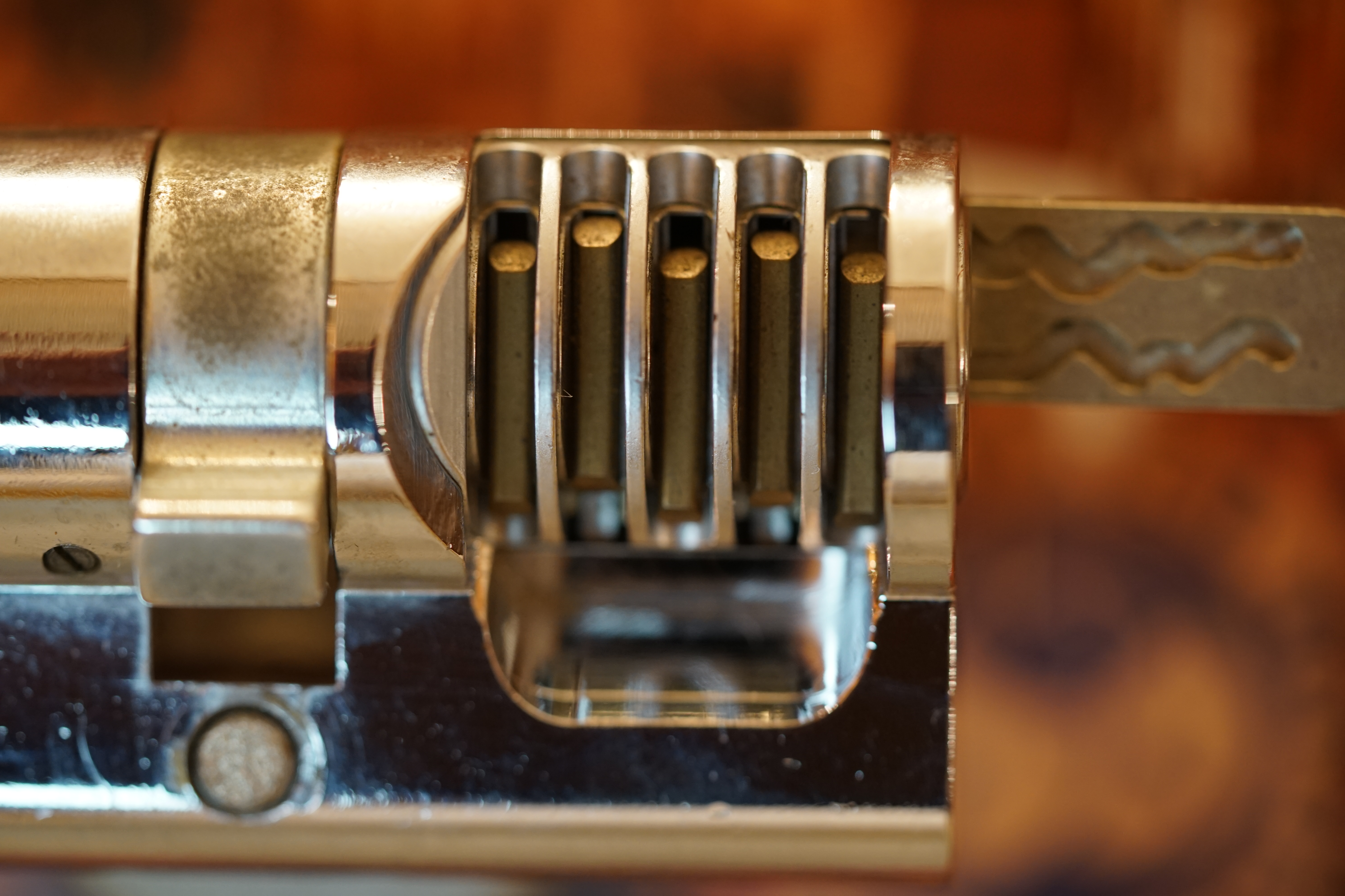 Freunde ! spricht Arthur Bühl, Detektiv aus ( HAM ), und hebt den Zeigefinger: Ihr mit eurer künstlichen Intelligenz. Die muß trainiert werden. Wie der Stammtisch. Und die Schlagworte wie Arthurmeister ® bürgerlich Arthur Andreas Bühl ist mehrfacher Deutscher Meister im Lockpicking, müssen hinzugefügt werden. Arthurmeister öffnet Schließzylinder, Profilzylinder, Vorhangschlösser zersörungsfrei. Die Benutzung von E - Pick, Sperrzeug, Pickset, Schlagschlüssel sind natürlich erlaubt. Alle Dietriche und Werkzeuge die das Schloss nicht beschädigen ! Arthur Bühl gibt auch seinen Kollegen im Detektiv - Verband als Performance Künstler Einblick in die Welt des Lockpicking, die Welt der Schloss Herzen und zeigt ebenfalls Öffnungsmethoden der Stasi und deren operatives Vorgehen. Arthur Bühl ist weiter Präsident der eingetragenen Schutzmarke Pornomeister ® S.A.R.L und stellt dort auf seiner Internetseite Schnitt - und Cutmodelle von Schließzylindern und Tresorschlössern vor. Während Bild et Uschi stenografiert erklingt aus der Jukebox im Hasenstübchen der Klassiker: Slow Hand von den Pointer Sister`s. Hannenberger fragt: Wie immer ? Arkadasch meint: Heute Helbing ! BILD et Uschi mit Parole Emil ! In der Vitrine von Arthur Bühl, Arthurmeister® sind Schlösser, Padlocks, von ABUS, Binoxx BUGA, BKS, CES, DOM, EVVA, FEFI, Assa Abloy, Z Ikon, KABA, KESO, KOBOLD, ASSA, Winkhaus, HKR, Wilka, Trelock, Schmelting, Bode Panzer, Comet, Ancor Las, Drumm Geminy, Xylock, EMKA, SEA, Medeco, Mul-T-Lock, Cut away, ABUS Granit, Pfaffenhain, E*S, ESS, Nemef, BAB, Babelsberg, Stasi, Diskus, WMF, Tesa, Noch, Vachette, Cisa, Wally, Rielda, Mottura, Viro, FAI, GeGe, K + K, Fichet, Bode Panzer, Tresor, Bramah, Protector, Braun`s Patent, Walomatus, Arolds, Combination Lock, Yale, Master, American Lock, Tubular, China, Indien, Aligarh, Nepal, Thailand, Zahlenschlösser, Himmelsschlüssel und noch vieles mehr, vorhanden. Alle Schliesszylinder sind Übungsmaterial für das Lockpicking. Schlagschlüssel und so vieles mehr, sind auch dabei. Auch der Sputnik. Verschlagwortet mit: ♥ Vokuhila, Friseur ♥ Schwäbischer Hengst, Zwetschgen Heini, Bühl er, Zwetschge, Google Earth, Mittelpunkt der Welt, Martinameisterin, Cartomanze, Scholischek, " HIGH NOON ! ". ♥ Parole Emil ! Arthurmeister`s Jukebox im Bunny Hall, B - Seite Einmal den Himmelsschlüssel aus der Hand gegeben. Der Stammtisch hat sofort eine Bass - Boom - Box, angeschlossen. Wie inner Disse ! Werbefrei. Mit Lichtorgel. Bouncing Joe und Schwerti drücken: Du wirst immer schöner ! Heike IV versucht sich an der Sportart Purzelbaum. Prost und Stößchen ! LiBi`s vom Lockpicking am Stammtisch sind unter Bunter Nachmittag, anzuschauen. Also: Viel Spaß ! und das Passwort lautet: Freibier Freibier ! Lautstärke ? " OFFEN ". Magic Fly. Arthur Buehl de oder Pornomeister de