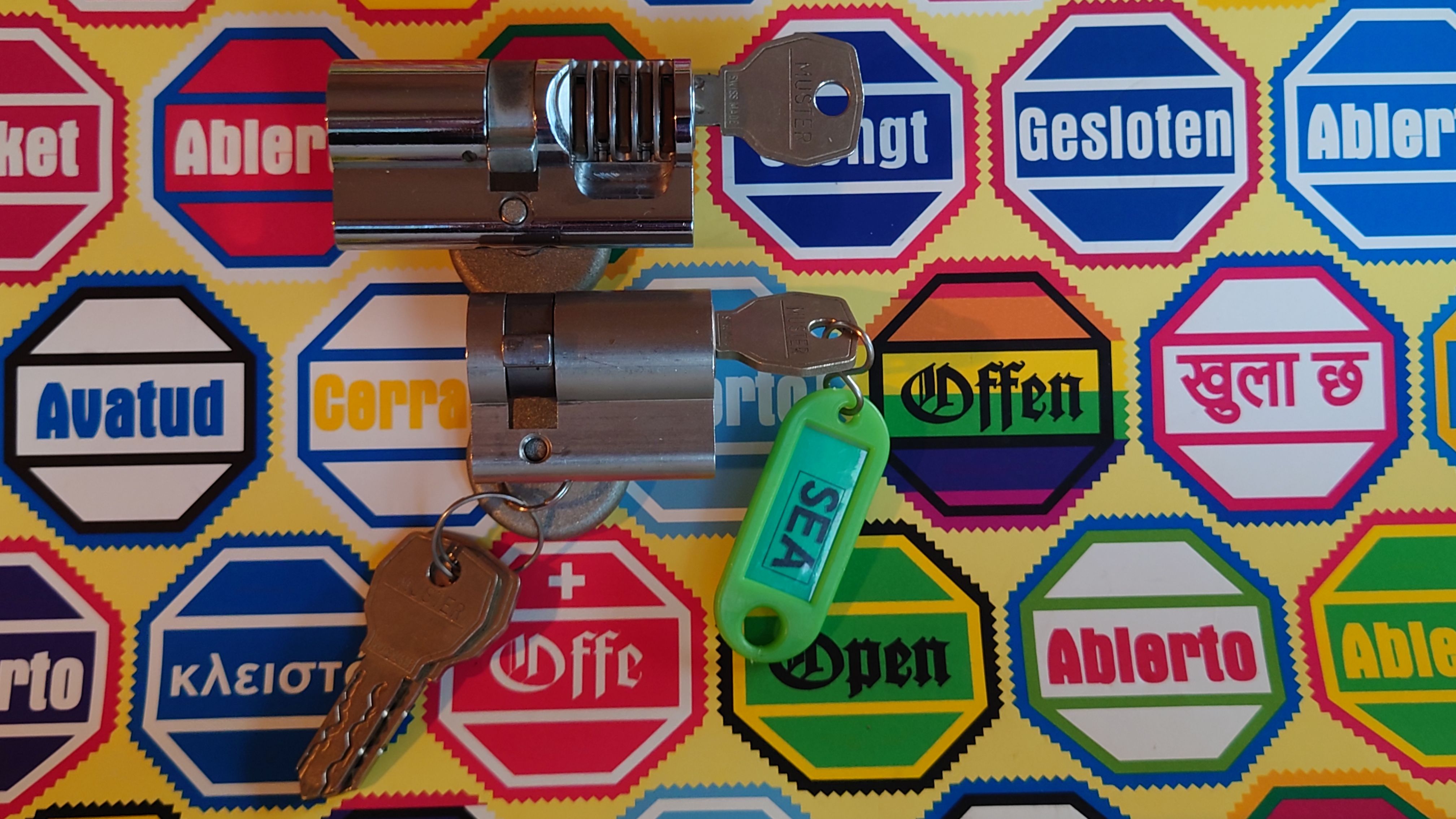 Neues aus dem Hasenstübchen: Gestern war Bernhard da. ÖH, Sonderschule, Sonderschule Öh. Heike IV: Bernhard, warum hast du denn das große Standkreuz dabei ? Der Noagerlzuzler lallt: Der ist wieder aus Ochsenzoll abgehauen. Sonderschule ! SONDERSCHULE ! Schwerti: Was willtst DU ? Bier und Sonderschule, Sonderschule Öh. Hannenberger der Objektleiter: Sonderschule is nich im Hasen. Doch doch ! Öh Sonderschule ! Öh, jetzt Sonderschule. Nach zwei Rutschen Bier, leider kleine, hatte er uns überzeugt: Sondaschule ist jetzt in der Jukebox. Arthur Bühl, Detektiv aus Hamburg ist Mitglied im Detektiv Verband BUDEG und an die IKD angeschlossen. Als Arthurmeister® erklärt Herr Bühl bei Behörden wie Fedpol, LKA Forensik, das Lockpicking !