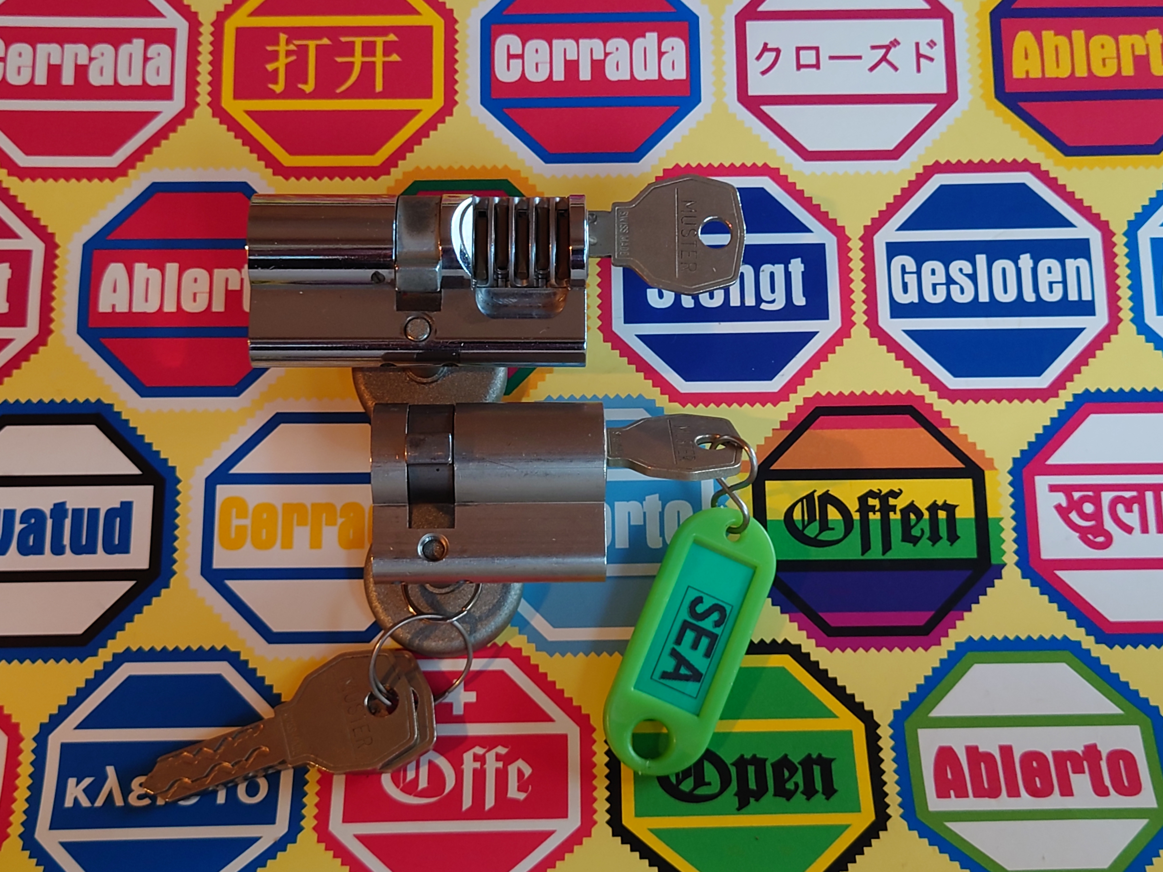 Neues aus dem Hasenstübchen: Gestern war Bernhard da. ÖH, Sonderschule, Sonderschule Öh. Heike IV: Bernhard, warum hast du denn das große Standkreuz dabei ? Der Noagerlzuzler lallt: Der ist wieder aus Ochsenzoll abgehauen. Sonderschule ! SONDERSCHULE ! Schwerti: Was willtst DU ? Bier und Sonderschule, Sonderschule Öh. Hannenberger der Objektleiter: Sonderschule is nich im Hasen. Doch doch ! Öh Sonderschule ! Öh, jetzt Sonderschule. Nach zwei Rutschen Bier, leider kleine, hatte er uns überzeugt: Sondaschule ist jetzt in der Jukebox. Arthur Bühl, Detektiv aus Hamburg ist Mitglied im Detektiv Verband BUDEG und an die IKD angeschlossen. Als Arthurmeister® erklärt Herr Bühl bei Behörden wie Fedpol, LKA Forensik, das Lockpicking !