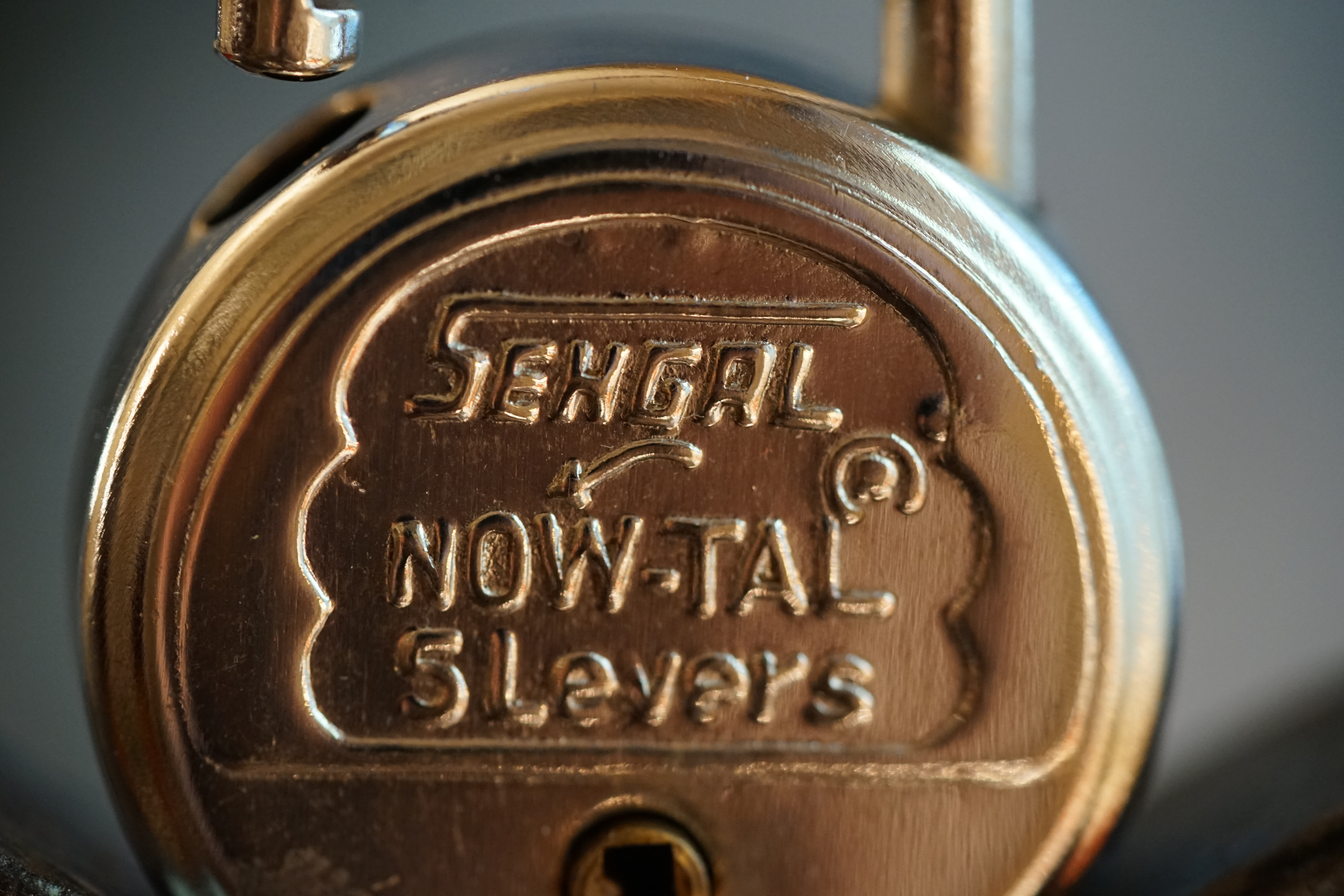 Arthur Bühl, Sympathieträger aus Fuhlsbüttel ( HAM ) betritt das Hasenstübchen. Arthurmeister`s Jukebox spielt: Slow Hand ! Ey Arthurmeister, du alter Sympathieträger: Heute schon gepickt oder was. Heute erst so spät lallt der Scholischek. Der Aufhocker: Prost Helbing ! Der Arkadasch prostet und sabbelt los. Im Hintergrund ist der Objektleiter Hannenberger zu hören: Wie immer. Arthur mein Cousin aus Istanbul ist doch verheiratet mit der Nichte meines Schwippschwager`s und dessen Frau kommt aus Sofia Bulgarien und deren Mann hat eine Schwester und die auch einen Freund und der hat ein Schloss und das ist zu und soll geöffnet werden und wie immer wird Dir ein baugleiches Schloss zum Verbleib in deiner Sammlung zugesandt. Der Einernoch in einem Wort: ABUS. Der Gelenkbusfuzzy, der HSV Ute und BMW Dedl sitzen am Stammtisch. Die Jukebox spielt Ina Müller: Dörp Reggae, au ja Jan Delay. Ute: Stößchen für den HSV. Bouncing Joe Asberry means great NBA. Heike VI lacht: Air Ball. Der Automatenpeter drückt an Arthurmeister`s einarmigen Banditen herum ! Herr Arthur Bühl du Detektiv: Warum gewinne ich immer ? Boogie lallt: ich will auch einen einarmigen Banditen. Heike II will wissen: Wo hast Du denn den einarmigen her ? Das Liebchen flötet: ich will auch immer gewinnen ! Justamente ruft Mr. Smitz vom Playboy, Hollywood, aus seiner Stammkeipe Bunny Hall, im ersten Stock auch Rabbit House, genannt, an. Ey Pornomeister: Is all tutti aposto, what`s going on. I have a Lock for your Lockpicking Sport, you know Pornomaster®. It is an ABUS. No really: A ABUS Padlock. A cutted Modell. Yes orginal from the Company. Yes, ZEUS or ABUS too, yes, yes made in Hong Kong. Stößchen for all, yes, yes Lokalrunde ! you know, yes Käppchen, yes, yes Rotkäppchen. A Bottle from Helbing for the Noagerlzuzler an another Bottle of GabiKo for Scholischek. Yes, yes, for the Einernoch and the buongiorno Eierlikör. The Jukebox plays: T S O P, the top sound of Philadelphia. Die Jukebox im Bunny Hall spielt von der B - Seite Engelbert. Yes, yes, from Vegas. Hilton. America, you know ! Arthurmeister: today is the Keyword: free beer free beer, yes yes, Freibier Freibier, you know. And for the BILD et Uschi greeting`s and stößchen`s. Yes, yes, i have a telefon call with her. She tells me the KI, the chat Gpt from Google the Pornomeister® , you know, beause you are the Präsident from Pornomeister® SARL int. you are tagged with our Präsident Donald Trump. Yes, yes really. With`s the greatest Prädident ! Shure, yes he tells America first. The Jukebox play`s: I Love America. Yes, Yes now listen, yes zuhören, listen you know. I have Kontakte, Connections, you know to Stuttgart. Yes. Patsch Baracks. Yes, and Kelly Baracks too. Yes and we are people from the Hasenstübchen and the Strigoy, yes with the Strigoy and the Droschkendieter we have a Kontakt, yes a telefon call to Mr. Präsident Donald Trump, you know. Buon Giorno ! Trump has as anounced he will fly with his Air Force One to HAM. Yes, Yes, Droschkendieter will him picking up in Fuhlsbüttel. We think inkognito, mayby with Melania. In Arthurmeister`s Jukebox spielt: Schöner fremder Mann ! Schwerti rülpst Prost und F1 Rudi lallt: Schumacher win`s in Austin, Texas. Why Mr. Präsident will visit the Hasenstübchen, your Bunny Hall ? He will make Prosit with the Stammtisch for a Beer and a Frikadelle ! What ? Frikadelle is Burger pur, you know ! Yes shure he will come to ( HAM ) Fuhlsbüttel to the Street Am Hasenberge, you Know, 200 meter`s from Santa Fu away. No, NO, Mr Smitz.us ! Don`t be stupid. We will make with Mr. Präsident Trump a Deal, you know, yes a big Deal with One hundret Prozent Winner Garantie. You know, the einarmiger Bandit in our Hasenstübchen winning every time ! And the Präsident will know the Mystery for every time winning. And we will telling him this Secret and our Lockpicker Stammtisch, you know our Round Table wish for this to make a deal. What you make a deal with Mr. Trump Yes ! What ! Aus Arthurmeister`s Jukebox erklingt: Der alte Wolf, Lupo, you know. Mr. Smitz, not so silly and stupid ! first keine Bier, Wein und Spirituosen Steuern. Keine Tabaksteuern ! I Have Trump twitterd, X, you know, he is from Germany and in Deutschland is kneipensterben, you know rotto ! No bankrotto. And Mr. Trump know`s what party is. Really Mr. Smitz ! And the Stammtischpeople from the Hasenstübchen, the rabbit house, will show him the Magische Dreieck, the mysterie or magic triangle ! What`s that Mr. Arthur Bühl ? First Ritze, second zum goldenen Handschuh, Honka, you know, third Elbschlosskeller. ! You know. Reeperbahn, Yes Sankt Pauli. Yes, this street is called Herbertstraße ! Yes, yes, Herbert is the Schutzpatron from the Bockschein, Yes, yes, der heilige Bim Bam. You must know the deal: we will take our money from the Sparclub, yes from the Sparpig. We make a Kredit and will pay in and around the Kiez - and he make`s TAX free for German Fassbier and Tabak etc. in the Hasenstübchen ! Yes, Dorschkendieter and Dedl drive too. The last fakt is: he has called with the Bild et Friede. Yes, Yes, Mr. Präsident Trump is sorry, because he must going to play Golf. Schade. But we think the Passwort every time Freibier Freibier called is. Parole Emil, oh i see today is the pass word free tax for the Objekt Hasenstübchen. You know Mr. Smitz. Die Jukebox spielt: Joy Flemming - Half Breed ! So, Mr. Smitz, don`t forget the Abus Cut Padlock. Yes, yes, Mr. Smitz and greetings to your Playboy Team in your Bunny Hall. Im Hasenstübchen kocht die Stimmung. Stößchen, Tänzchen ! High Noon ! BMW Dedl meint: sogar 271 km/h. Arthur Bühl, Detektiv aus Hamburg ist Mitglied im Detektiv Verband BUDEG und an die IKD angeschlossen. Als Arthurmeister® erklärt Herr Bühl bei Behörden wie Fedpol, LKA Forensik, das Lockpicking !