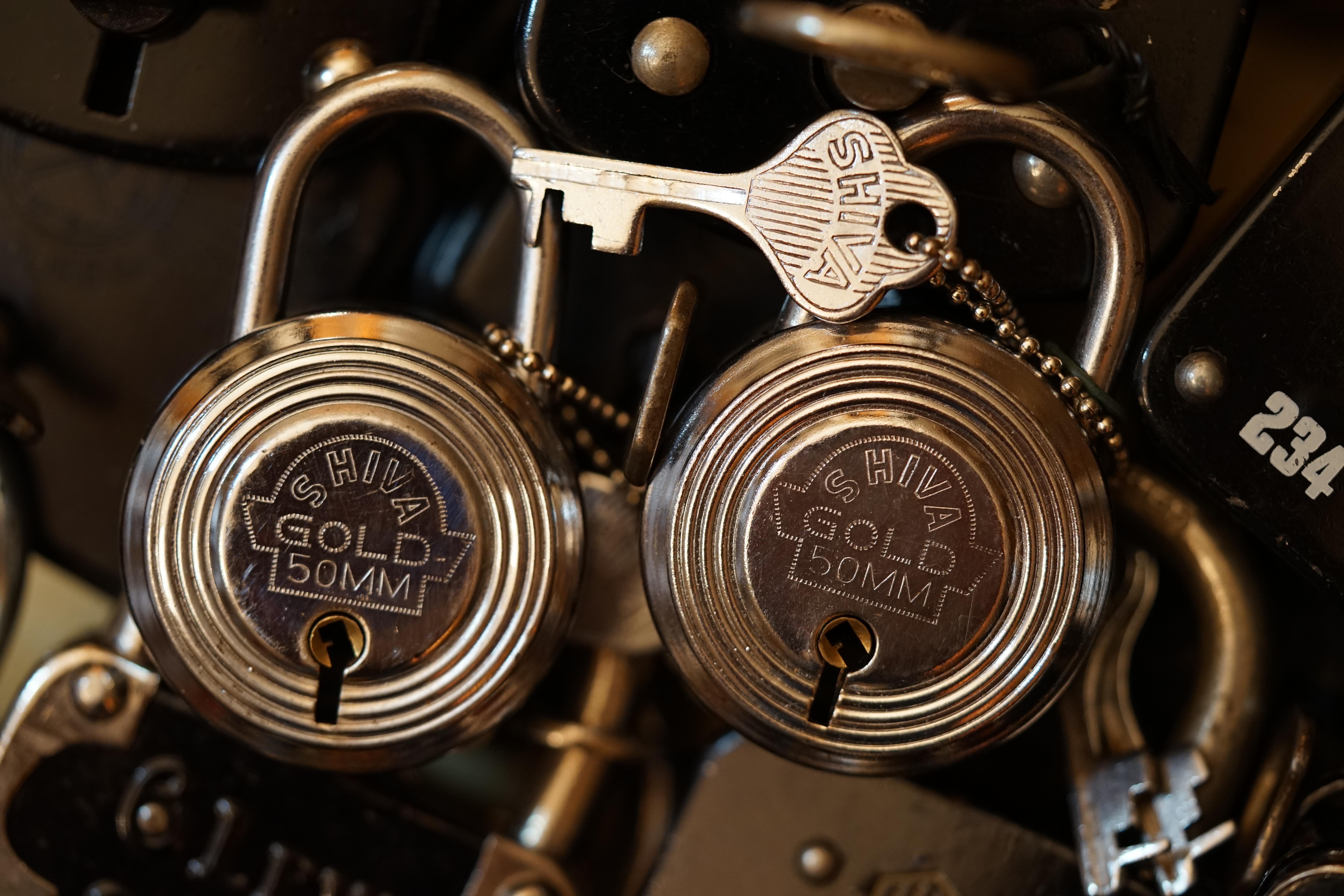 Arthur Bühl, Arthurmeister ®,Lockpickerherz ® Schlossherz ®, Pornomeister ®, neuer SEO Text für 2025 12.00 Mittags im Hasenstübchen. Basketball Bouncing Joe Asberry schreit: Prost ! Die Glocke kingelt ! In Arthurmeister`s Jukebox im Hasenstübchen spielt: Slow Hand von den Pointer Sisters. Ferrari Rudi sitzt am Tresen. Anstatt Helbing trinkt er heute Underberg. Pelle und Heike I machen Stößchen. Justamente klingelt das Telefonino. Der Hannenberger lacht zu Bouncing Joe Asberry: Ich wette mit Dir: Da ruft unser Freund Mr. Smitz vom Playboy an. Arthurmeister geh endlich ran. Die Glocke klingelt. Yes Mr. Smitz, yes, yes Mr. Smitz. Yes great, you know. Yes, yes we have a Party. Yes, yes. Ja: Angela Merkel, die kennen wir. You know: " Bundeskanzlerin ". Giovanni ruft: Bella Donna: Signora Merkel is the CEO of the world. Yes, Yes Mr. Smitz, i will look about her Memoiren. Oh Mr. Smitz ? Her Biographie with her Signature ? OH, Mr. Smitz mit Widmung ? Das wird nicht einfach ! no easy, you know ! Da muß die Glocke aber ein ganzes Wochenende läuten. Prost. Helbing. Yes Mr. Smitz, hands on the heard, you know, difficult ! Arkadasch !!! Smitz U.S.A. braucht die Memoiren von Angela Merkel signiert mit dem Text: Für Mr. Smitz from the Playboy ! Also pass auf: Dein Schwippschwager ist doch Aufsteller bei der Messe. Ja, Buchmesse. Dort hält die Merkel eine Autogrammstunde. Der soll sich dort anstellen mit seinen Kumpani. Ja, der Smitz läßt hier die Glocke läuten. Das gesamte Wochenende. Hannenberger gibt das Passwort: Freibier, Freibier ! Die Glocke läutet jetzt: Helbing ! In Arthurmeister`s Jukebox spielt: The Tramps - Disco Inferno - Orginal Longversion Tony Mendes ! Basketball Bouncing Joe swingt mit dem Kopf mit. Jetzt meint Arkadasch: Oh meine Kumpani trauen sich nicht zu Dr. Angela Merkel. Die haben Angst vor Ihr. Kein Autogramm heißt kein Freibier. Droschkendieter !! Du fährst jetzt zur Buchhandlung, holst drei Biographien von der ollen Merkel, fährst weiter zum Kujau ! Ja, der hat dem Heinemann vom Stern, Hamburg, gefälschte Tagebücher verkauft. Der soll dir in ein Exemplar die Unterschrift der Merkel und die Widmung reinmalen. Sag ihm viele Grüße vom Arthurmeister und Parole Freibier, Freibier ! Dann malt der es dir sofort. Der kann das freudigst. Und sag ihm, das sei für Smitz, Amerika. Aber diesmal soll er keine rosa Tinte verwenden. Dann kommst du wieder her und wir alle unterschreiben das zweite, dann fährst du geschwind rüber nach Fuhlsbüttel, drängelst dich am Luftfrachtschalter vor, läßt die Bücher verpacken und paßt auch auf, das die auch tatsächlich im nächsten Flieger in die U.S.A. reisen. Dann hat er die Bücher, quasi wenn der Flieger landet. Sag denen: Parole: Freibier, Freibier ! Arthur und wozu das dritte Buch ? Du Depp, wenn beim unterschreiben vom zweiten Buch einer draufkotzt oder ein Brandloch reinmacht dann haben wir Ersatz ! Und diesen legen wir dann hinter den Tresen ins Regal und tuen so als hätten wir es gelesen. Es reicht das wir Frau Bundeskanzlerin mit guten, besoffenen, nicht ausgeklügelten, dummen, peinlichen Ratschlägen beraten haben ! Punkt. In Arthurmeister´s Jukebox spielt: Lady von Kenny Rogers. Sir Waschi hat gleich CHARLIE RICH - The most Beautifull Girl in The World, gedrückt. Die Stimmung ist gut. In der Jukebox spielt mittlerweile Aloe Blanc - I need a Dollar. Die Stimmung ist fantastisch ! Jetzt steigert sich die Stimmnung noch als der Nachläufer Roberto Blanco - Caramba, Caracho ein Whiskey, Carambo Caracho ein Gin, verflucht Sacrcameto Dolores und alles ist wieder hin ! In Rio de Janeiro… drückt. Der Noagerlzutzler drückt Roberto Blanco - Der Puppenspieler von Mexico und räumt Gläser ab. Hannenberger reicht schon einmal den Himmelsschlüssel ! Schwerti fragt: Mastertouch und wenn der Dir auf die Schliche kommt ? Du Depp, was glaubst du wenn der erfährt, daß er einen orginalen Kujau, dem Tagebuchfälscher hat, dann läuft der durch Beverly Hills und gibt damit bei jedem an, als sei er The Greatest. Und Du weißt: Die Schriftsachverständigen vom Stern oder von der Bild et und der Heinemann brauchten Monate bis sie diesen Betrug mit dem Verkauf der Tagebücher erkannt haben. In Arthurmeister`s Jukebox spielt: Calvin Harris & Sam Smith: Promises ! und es wird mitgesungen. Das Droschkendieter dann doch nur beim Papierfuzzy im Copy Shop neben an war ? weil der Kujau besoffen war ? Quatsch, kalter Kaffee, der Smitz verhöckert das Buch an Rockefeller. Was glaubst du, warum die Parole Freibier Freibier lautet ? Wir sind hier nicht bei der Wohlfahrt. Ferrari Rudi macht Ralala: Sonntag ist Formel I in Indianapolis. Denkt dran: High Noon ist dann morgens 07.00 Uhr. Die Glocke läutet ununterbrochen. Freibier, Freibier, Freibier, Parole Freibier. Let Michael pass for the Championship ! Das gesamte Hasenstübchen tanzt und platzt aus allen Nähten. In der Jukebox spielt James Last und Orchester: T.S.O.P The Top Sound of Philadelphia ! Prost, Prosit und Stößchen ! Der Hannenberger sieht zufrieden aus. Taged with: Bühler Zwetschge, Bühl Wappen, Zwetschgenhengst, Zwetschgenfest, Meister, Arthur Andreas Bühl, Privatdetektiv. Arthurmeister007@gmail.com