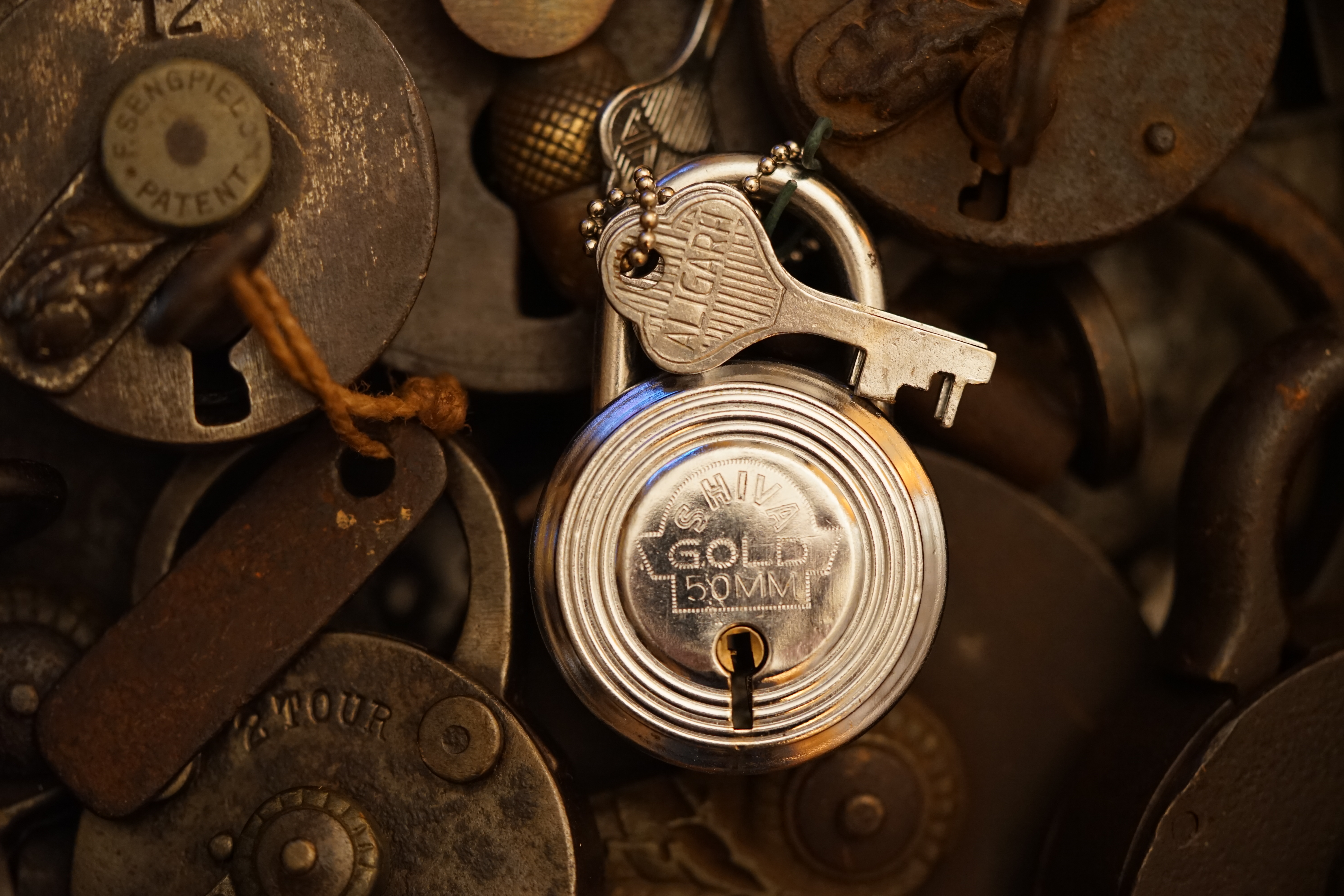 ♥ 𝔄𝔯𝔱𝔥𝔲𝔯 𝔅ü𝔥𝔩, 𝔄𝔯𝔱𝔥𝔲𝔯𝔪𝔢𝔦𝔰𝔱𝔢𝔯® Mr. Smitz from Beverly Hills, USA, from the Playboy ring`s Arthur Bühl, Arthurmeister. Arthur is in the Hasenstübchen. Arthurmeister`s Jukebox play`s: You decoratet my Life. Mr. Smitz, I am not a Zwetschgenheini. You are a Maneater, an old Pflaumenfresser and a Pflaumenkernbeisser ! No, I am auch not Mr. Pflaumen Bühl ! Drink your Whisky slowly. In Germany is 11 a.m. " High Noon " and not Bunter Nachmittag. Yes, I am the Platzhirsch in our Rabbit, Bunny House. The Rock - Ola play`s: I can´t tell you why. Pinofrank trinkt Vino. Scholischek ruft: Sag dem alten Ami die Zeit von Andretti ist abgelaufen. Und eine von Scott Speed gibt es nicht. F1 Rudi ruft: Hockenheim is better than Indianapolis ! Radio-Eriwan.de von Mr. Arthur-Buehl@Radio-Eriwan.de, ges.gesch. dröhnt " Im Prinzip ja ", die Bühl er Zwetschgen sind sehr gut und süss. Arkadasch sagt die Erikli pasta von der Oma seiner Grandma ist perfekt. Giovanni palare prugna torta from the Grand Nonna is molto molto bene. No, No, Mr. Smitz, listen: The Mamsell from the Patsch Barracks buy the Zwetschgen from the Oma by the Vaihinger Wochenmarkt. She do the Zwetschgen without your plum Rock on one hundred pices of five Meter long Cake tray. All the GI`s from the Patsch and the Kelly eat this and say: Das schmeckt gut ! Der Scholischek ruft: Bühl, du alter Zwetschgenlutscher, ich fress nur Apfelkuchen. Mr. Smitz, you know Apple Cake ? My Geheimtipp for the Datschi is the Heslacher Waldheim. And i`ll give you another Tipp where i am going: to the " Schellenhof " , you know. This Stübchen work`s " Im Dienste der Gastlichkeit ". Yes, Yes, first Schnitzel und than Obacht; care: Zwetschgenpastete ! You know ! No Mr. Smitz, i am " Im Dienste der Wahrheitsfindung " unterwegs and i drink Kaffee. Mr. Smitz, you are besoffen. Yes, the UHU is also from the Stadt Bühl, Hermannstreet. No, No, you can`t with UHU stick a Pflaume. Du Depp. Uhu is für cheeky Amerikaner`s ! And don`t forget: The Zwetschgen Rock is: Pointer Sisters " Slow Hand ". No Mr. Smitz, this Whisky is not Pflaumenschnaps - this is Zwetschgenwater ! you know ! No, No, not like Helbing. Yes i know Amazon. No, they have no fresch Zwetschen for make Whisky. NO, No, bei Bühl is ab 21 Pflicht duty, You know ! Arthurmeister s Jukebox by You Tube play: The End of the World ! No, Giovanni, this Song ist not from Michael Jackson. It is from Skeeter Davis. Mr. Smitz, now is genug with the Gelaber. Yes I send you via Air Force from the Patsch Zwetschgen. They are called like a Spitz Name, you know Nickname of me: Schwäbischer Hengst ! No, only Woman has Pflaumen. The Rock - Ola play: Julio und Diana. " All of you !" So Mr. Smitz, now is Fofftein. Yes i make greetings for Friede Springer from the BILD et. Yes, Yes ! Arthurmeister`s Jukebox plays Pendergrass: Turn Off the Lights ! Asberry say: Tschüssing ! Vinofrank trinkt jetzt Helbing ! Die Glocke läutet ! Parole Emil, Sorte Schwäbischer Hengst !! Arthur-Buehl@Radio-Erwian.de, www.Radio-Eriwan.de is performed by the Performancekünstler Arthurmeister@Arthurmeister.de for the www.leporello.us, Mr.Smitz@Leporello.us SEO für heute: Arthur Bühl, Arthurmeister® Arthur ♥ Schwäbischer Hengst, Heini, Zwetschgen Hengst, Buhl, Artur, Buehl er, Zwetschge, Made in Germany, Born 1961, Sympathieträger, Google Earth, Mittelpunkt der Welt, Pflaumen, Arkadasch, Datschi, ♥ Martinameisterin, Cartomanze, Scholischek, " HIGH NOON ! ", ♥ ♥ Vokuhila, Friseur ♥ Parole Emil !