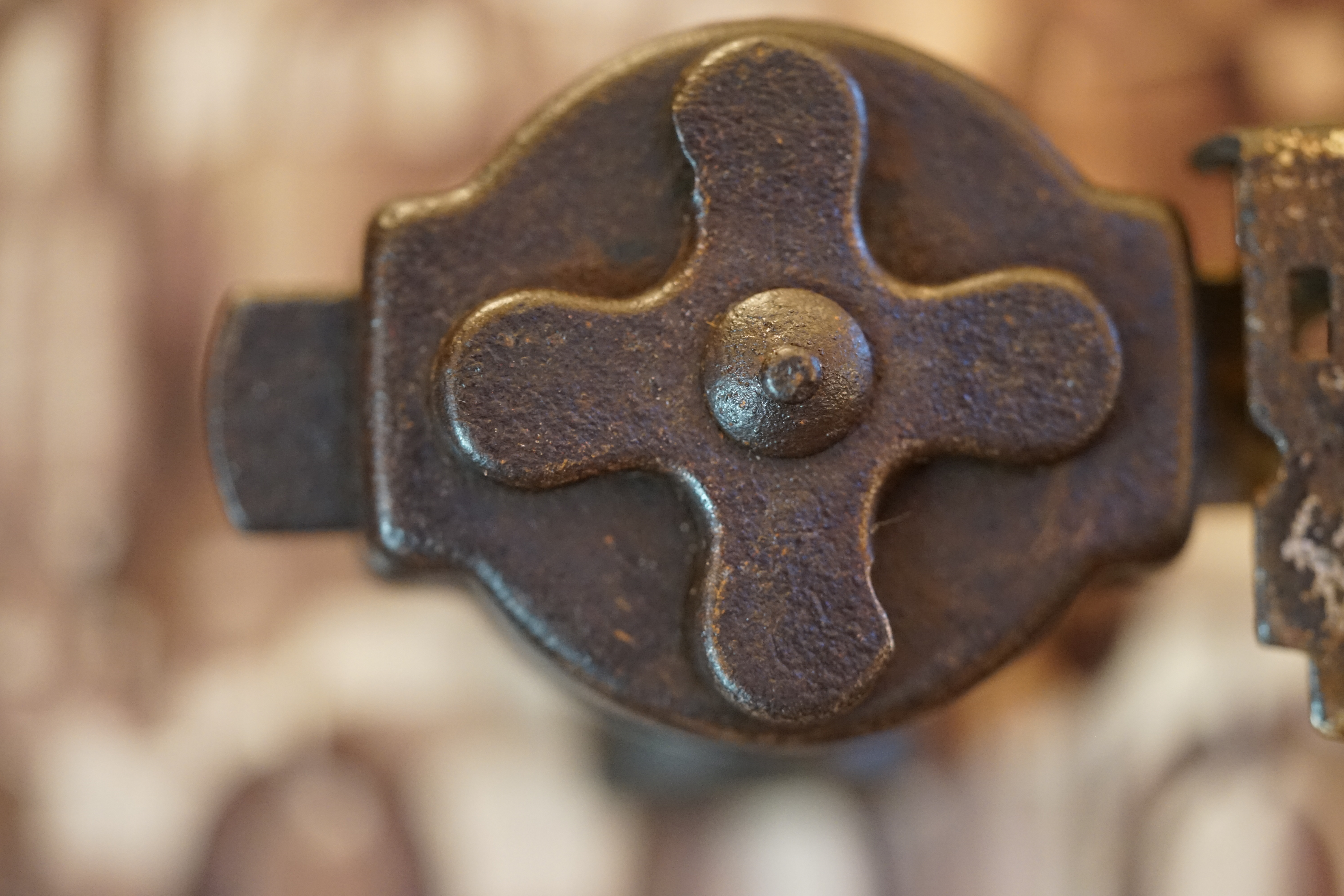 Arthur Andreas Bühl, Arthurmeister ®,Lockpickerherz ® Schlossherz ®, Pornomeister ®, neuer SEO Text für 2025 12.00 Mittags im Hasenstübchen. Basketball Bouncing Joe Asberry schreit: Prost ! Die Glocke kingelt ! In Arthurmeister`s Jukebox im Hasenstübchen spielt: Slow Hand von den Pointer Sisters. Ferrari Rudi sitzt am Tresen. Anstatt Helbing trinkt er heute Underberg. Pelle und Heike I machen Stößchen. Justamente klingelt das Telefonino. Der Hannenberger lacht zu Bouncing Joe Asberry: Ich wette mit Dir: Da ruft unser Freund Mr. Smitz vom Playboy an. Arthurmeister geh endlich ran. Die Glocke klingelt. Yes Mr. Smitz, yes, yes Mr. Smitz. Yes great, you know. Yes, yes we have a Party. Yes, yes. Ja: Angela Merkel, die kennen wir. You know: " Bundeskanzlerin ". Giovanni ruft: Bella Donna: Signora Merkel is the CEO of the world. Yes, Yes Mr. Smitz, i will look about her Memoiren. Oh Mr. Smitz ? Her Biographie with her Signature ? OH, Mr. Smitz mit Widmung ? Das wird nicht einfach ! no easy, you know ! Da muß die Glocke aber ein ganzes Wochenende läuten. Prost. Helbing. Yes Mr. Smitz, hands on the heard, you know, difficult ! Arkadasch !!! Smitz U.S.A. braucht die Memoiren von Angela Merkel signiert mit dem Text: Für Mr. Smitz from the Playboy ! Also pass auf: Dein Schwippschwager ist doch Aufsteller bei der Messe. Ja, Buchmesse. Dort hält die Merkel eine Autogrammstunde. Der soll sich dort anstellen mit seinen Kumpani. Ja, der Smitz läßt hier die Glocke läuten. Das gesamte Wochenende. Hannenberger gibt das Passwort: Freibier, Freibier ! Die Glocke läutet jetzt: Helbing ! In Arthurmeister`s Jukebox spielt: The Tramps - Disco Inferno - Orginal Longversion Tony Mendes ! Basketball Bouncing Joe swingt mit dem Kopf mit. Jetzt meint Arkadasch: Oh meine Kumpani trauen sich nicht zu Dr. Angela Merkel. Die haben Angst vor Ihr. Kein Autogramm heißt kein Freibier. Droschkendieter !! Du fährst jetzt zur Buchhandlung, holst drei Biographien von der ollen Merkel, fährst weiter zum Kujau ! Ja, der hat dem Heinemann vom Stern, Hamburg, gefälschte Tagebücher verkauft. Der soll dir in ein Exemplar die Unterschrift der Merkel und die Widmung reinmalen. Sag ihm viele Grüße vom Arthurmeister und Parole Freibier, Freibier ! Dann malt der es dir sofort. Der kann das freudigst. Und sag ihm, das sei für Smitz, Amerika. Aber diesmal soll er keine rosa Tinte verwenden. Dann kommst du wieder her und wir alle unterschreiben das zweite, dann fährst du geschwind rüber nach Fuhlsbüttel, drängelst dich am Luftfrachtschalter vor, läßt die Bücher verpacken und paßt auch auf, das die auch tatsächlich im nächsten Flieger in die U.S.A. reisen. Dann hat er die Bücher, quasi wenn der Flieger landet. Sag denen: Parole: Freibier, Freibier ! Arthur und wozu das dritte Buch ? Du Depp, wenn beim unterschreiben vom zweiten Buch einer draufkotzt oder ein Brandloch reinmacht dann haben wir Ersatz ! Und diesen legen wir dann hinter den Tresen ins Regal und tuen so als hätten wir es gelesen. Es reicht das wir Frau Bundeskanzlerin mit guten, besoffenen, nicht ausgeklügelten, dummen, peinlichen Ratschlägen beraten haben ! Punkt. In Arthurmeister´s Jukebox spielt: Lady von Kenny Rogers. Sir Waschi hat gleich CHARLIE RICH - The most Beautifull Girl in The World, gedrückt. Die Stimmung ist gut. In der Jukebox spielt mittlerweile Aloe Blanc - I need a Dollar. Die Stimmung ist fantastisch ! Jetzt steigert sich die Stimmnung noch als der Nachläufer Roberto Blanco - Caramba, Caracho ein Whiskey, Carambo Caracho ein Gin, verflucht Sacrcameto Dolores und alles ist wieder hin ! In Rio de Janeiro… drückt. Der Noagerlzutzler drückt Roberto Blanco - Der Puppenspieler von Mexico und räumt Gläser ab. Hannenberger reicht schon einmal den Himmelsschlüssel ! Schwerti fragt: Mastertouch und wenn der Dir auf die Schliche kommt ? Du Depp, was glaubst du wenn der erfährt, daß er einen orginalen Kujau, dem Tagebuchfälscher hat, dann läuft der durch Beverly Hills und gibt damit bei jedem an, als sei er The Greatest. Und Du weißt: Die Schriftsachverständigen vom Stern oder von der Bild et und der Heinemann brauchten Monate bis sie diesen Betrug mit dem Verkauf der Tagebücher erkannt haben. In Arthurmeister`s Jukebox spielt: Calvin Harris & Sam Smith: Promises ! und es wird mitgesungen. Das Droschkendieter dann doch nur beim Papierfuzzy im Copy Shop neben an war ? weil der Kujau besoffen war ? Quatsch, kalter Kaffee, der Smitz verhöckert das Buch an Rockefeller. Was glaubst du, warum die Parole Freibier Freibier lautet ? Wir sind hier nicht bei der Wohlfahrt. Ferrari Rudi macht Ralala: Sonntag ist Formel I in Indianapolis. Denkt dran: High Noon ist dann morgens 07.00 Uhr. Die Glocke läutet ununterbrochen. Freibier, Freibier, Freibier, Parole Freibier. Let Michael pass for the Championship ! Das gesamte Hasenstübchen tanzt und platzt aus allen Nähten. In der Jukebox spielt James Last und Orchester: T.S.O.P The Top Sound of Philadelphia ! Prost, Prosit und Stößchen ! Der Hannenberger sieht zufrieden aus. Taged with: Bühler Zwetschge, Bühl Wappen, Zwetschgenhengst, Zwetschgenfest, Meister, Arthur Andreas Bühl, Privatdetektiv, Arthurmeister007@gmail.com Lockpicking, Profilzylinder, Abus, BKS, Ces, DOM,EVVA, Fana,