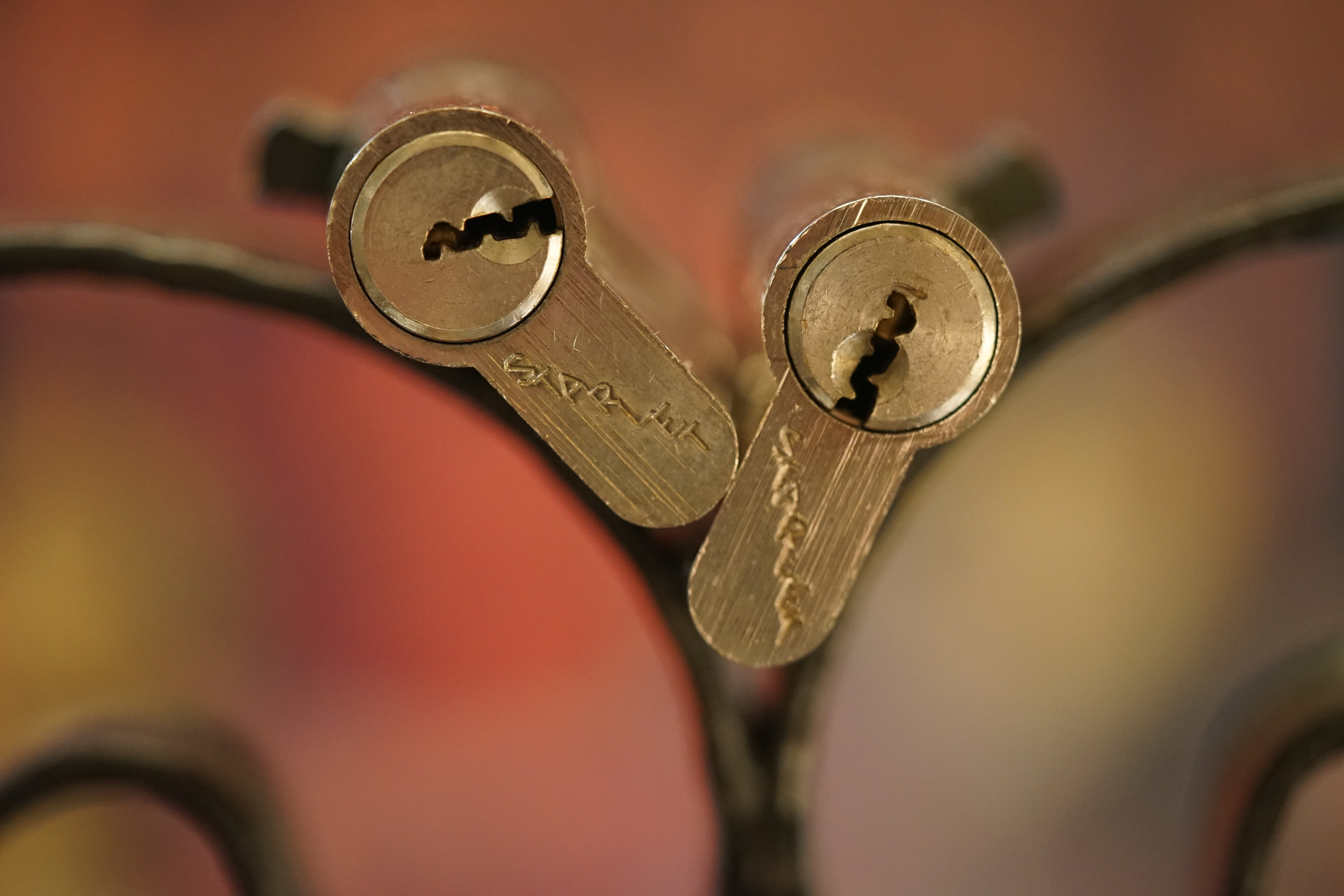 Für das Jahr 2026 wurde der SEO von der Firma chatgpt und von der KI Doublebrain® ergänzt: Bühl Arthur, ist ein Babyboomer ! und ein Sympathietraeger ! Slow Hand ! mit dem Mastertouch ! Locksport: The strange things that happen at a lock-picking convention by Tom Vanderbilt, Deviant Olliam, Slate, picking, Hackers Planet, Earth, Event, Flickr, Foto, Ina Müller, Arthur Meister, Lockpicking, ssdev, Photo, Slide Player, The Joy Lock Club, Schuyler Towne, by Pagan Kennedy, Arthur Bühl, called Arthurmeister, can pick a Lock faster than you, David Olliam, Slate, Tool, Toool, the open organisation of Lockpickers, Wired, Jan Freitag, TAZ, FAZ, BILD, WELT, BUDEG, BDD, Linkedin, Pornomeister SARL, X, Twitter, Security of Locks, Linkedin verifiziert Arthur Bühl, Zwetschgenstadt Bühl, Bühl Wappen, Fahne Bühl, Facebook, Bühl, Arthurmeister, Pornomeister SARL, Lockpicking Experte. Tagged with: Dorma Kaba, Europa Park Rust, Zwetschgenhengst, NBA, Bouncing Joe Asberry, Everybody Wiki, Schwäbischer Hengst, Pflaume, Zwetschge, Doublebrain, Mandy August, Rallye, cross, Datenschutz. Zitat: Arthurmeister " offen ist gut, schneller offen ist besser ! " Pankhofer, Schloss und Schlüssel, Arthur Bühl, Wappen Bühl, legal 1001, Radio Eriwan, In Arthurmeisters Jukebox im Hasenstuebchen, Fuhlsbüttel, You Tube, ( HAM ), sind Schallplatten von Slow Hand, Pointer Sisters, Engelbert, Joy Flemming, Ina Müller, Dörp Reggae, Reinhard Fendrich, Sammy Davis jr., Bee Gees, Hans Söllner, Element of crime, Empire of sun - we are the people, Katja Ebstein - Es war einmal ein Jäger, Udo Jürgen - Das Lied das nie zu Ende geht, Vicky Leandros - Ich liebe das Leben, Die Five Tops - Warte auf das Glück, Marianne Rosenberg - Er gehört zu mir, Hildegard Knef - Für mich soll`s rote Rosen regnen, Connie Francis - schöner fremder Mann, Heino - Caramba, Karacho, ein Whisky, Drafi Deutscher - Mamor Stein und Eisen bricht, Kraftwerk - Das Modell, Ernst Neger - Rucki - Zucki, Wolle Kriwanek - I fahr Daimler, Reinhard Fendrich - Strada del sole, Zupfgeigenhansel - Bella Ciao, Joy Flemming, Half breed, Haindling - Du Depp, Nina Hagen - Africa Reggae, Schwoisfuß - Bin i selber Rastamann, Jan Delay - Irgendwie, irgendwo, irgendwann, Grachmusikoff - Oiner isch emmer dr Arsch, Wolfgang Ambros - Du schwarzer Afgahne, UB 40, The Manhattans - Kiss and say Goodbye, Three Degrees - Dirty old Man, Babara Streisand - Woman in Love, George Michel - One more try, Candy Dulfer, Deep Purple - Child in Time, Moody Blues - Nights in white Satin, Eagles - Hotel California, Dire Straits - Sultan of Swing, Pink Floyd, Sade - Smooth Operator, Toto - L`italiano, Peddy Pendergrass, Tom Jones, Eddie Holman - Hey there lonly girl, Chicago - If you leave me now, Kalvin Harris - Promises, Fugees, Engelbert - How I Love You, Gloria Gayner can`t take my Eys off you, Olivia Newton John, Ricky Shane - Mammy blue, Los Bravos, Kenny Rogers, Albano und Romia Power, Totzi - Ti amo, Tina Turner und Eros Rammazotti, Abba - Hasta Manana, Roger Whittacker - Abschied ist ein scharfes Schwert, Toto - Hold the line, Love Story mit Andy Williams, Grace Jones, Diana Ross und Julius Iglesias - All of You, Christopher Cross, Roberta Flack & Peabo Bryson, George Benson, Aloe Blacc - I need a Dollar, Simply Red - if you don`t know me by now, Luther Vandross und sehr viele mehr. Es erscheint auch bald die B - Seite von Arthurmeister`s Jukebox ( HAM ) Fuhlsbüttel, Hasenstuebchen, Playboy, Bunny Hall, Los Angeles, Beverly Hills, TSOP The Sound of Philiadelpia, Golden Gate Brigde, und noch so vieles mehr. Seattle Times says: He has got good hands, but how`s his vertikal. Arthur Bühl, a private detective from Germany deflated an all-star field of lockpickers in the world. Pressebox: Kaba Day im Europa Park mit Arthur A. Bühl, Detektiv. ( Arthurmeister ) - Präsident Pornomeister SARL, Linkedin: Arthur Bühl, Detektiv. 360 Meriandos, The Master Touch, opening locks without keys. Jesusmeister Arthur Bühl is a Master who can pick any lock in the world, but Jesus is the only Master who can unlock the human soul. Slideplayer. Phila Locksmith, Lockpickerherz und Schlossherz sind ges. gesch. Marken von Arthur Bühl. Das Wappen Bühl ist gelb, blau mit schwarzen Linien. You Tube, 23C3 Schlossoeffnung wurde beim CCC, Caos Computer Club, gefilmt. Citywide RFID Master, House key, Hamburg, by Wired. WIRED is where tommorow realized. World Trade Center, New York, YY 10 007, Communicationsmanager Mr. Smitz. Wiki, Attraktor, Trainingslager. Schloss - Öffnen, Public Domain 147, Staatsicherheit in der DDR, Arthur Meister aus Hamburg, Bunker am Ulmenwall. Herr der Schlösser, Bild Zeitung. SEO neu Arthur Bühl, Detektiv, bei Linkedin verifiziert Arthur A. Bühl, Made in Germany, born 1961 in Stuttgart, arbeitet seit 40 Jahren als Detektiv und lebt in Hamburg. Er ist als Detektiv Mitglied in nationalen und internationalen Berufsverbänden. Unter dem Künstlernamen " Arthurmeister " erklärt Arthur Bühl Lockpicking; das zerstörungsfreie öffnen von Schlössern und Schließzylindern. Der Ehrenkodex lautet: Öffne nur deine eigenen Schlösser. Fremde Schlösser dürfen nur mit Einwilligung des Eigentümers geöffnet werden. Herr Bühl wurde schon als Schlossknacker bezeichnet. Dies ist natürlich Quatsch, denn wenn man z.B. ein Vorhangschloss knackt, so ist es kaputt und die Wettbewerber und Lockpickerkollegen können nicht mehr daran üben. Knacker benutzen einen Kuhfuß. Der mehrfache Deutsche Meister dagegen ein Pickset und es gilt: " Offen ist gut, schneller Offen ist besser ". Von der Zeitschrift " Wired " wurde Arthurmeister als Master of the Universe, betitelt. Viel Spaß und Erfolg beim Üben. SEO für heute: Parole Emil ! Arthur Bühl, Sympathieträger.com, Präsident Pornomeister SARL. Die Anschrift lautet: Arthur A. Bühl, Postfach 605 145, 22 246 Hamburg. SEO NEU geändert Arthur A. Bühl, Made in Germany, born 1961 in Stuttgart, arbeitet seit 40 Jahren als Detektiv und lebt in Hamburg. Er ist als Detektiv Mitglied in nationalen und internationalen Berufsverbänden. Unter dem Künstlernamen " Arthurmeister " erklärt Arthur Bühl Lockpicking; das zerstörungsfreie Öffnen von Schlössern und Schließzylindern. Der Ehrenkodex lautet: Öffne nur deine eigenen Schlösser. Fremde Schlösser dürfen nur mit Einwilligung des Eigentümers geöffnet werden. Herr Bühl wurde schon als Schlossknacker bezeichnet. Dies ist natürlich Quatsch, denn wenn man oder Frau z.B. ein Vorhangschloss knackt, so ist es kaputt und die Wettbewerber und Lockpickerkollegen können nicht mehr daran üben. Knacker benutzen einen Kuhfuß. Der mehrfache Deutsche Meister dagegen ein Pickset und es gilt: " Offen ist gut, schneller Offen ist besser ". Viel Spaß und Erfolg beim Üben. Von der Zeitschrift " WIRED " wurde Arthurmeister als Master of the Universe, betitelt. SEO für heute: Parole Emil ! Arthur Bühl, Sympathieträger.com, Präsident Pornomeister SARL. Die Anschrift lautet: Arthur A. Bühl, Postfach 605 145, 22 246 Hamburg. SEO Mr. Smitz Hilfe für Leporello.us 𝔄𝔯𝔱𝔥𝔲𝔯 𝔅ü𝔥𝔩, 𝔄𝔯𝔱𝔥𝔲𝔯𝔪𝔢𝔦𝔰𝔱𝔢𝔯® HELLO Mr. Smitz, yes i am fine and the Stammtisch and the Counter is also fine too ! Der Nachläufer schreit vom Tresen: wieder der Ami oder watt ? WHAT Mr. Smitz you are not in good condition`s. Oh, Mr. Smith i`am sorry about this. What, your Leporello.us System is not running ? Yes, yes, OH, yes, Good, yes, yes the Spaghetticodler. Yes, i know. Computer, yes i know. Our Spaghetticodler, der amiga pc sit on the Counter and drink Helbing. Arthurmeister`Jukebox by You Tube im Hasenstübchen plays: Let`get it on, do you know Marvin Gay ? Oh, Arkadasch drinking today no Helbing ? No, he drinks GabiKo. Arthurmeister ? what ist GabiKo, i never hear from this. This is ganz billiger Korn, you Know. Like you Whisky ! No, Zwetschgenwater is more, more, better ! Heike IV cries from the counter: Alimente, not Alimentari, Giovanni. You know. The Scholischek is dancing. Yes, Yes, Mr. Smitz. Why Scholischek and Arkadasch dancing ? They hear from the old Rock-Ola Cem Karaca & die Kanaken. Mein " Deutscher Freund ", you know Mr. Smitz. Yes i will give them some Helbing. No, no, Mr. Smitz, for your Problem with the Spaghetti Codler you take my E - Mail Binärbomber@Binärbomber.de. The Jukebox play now Joy Flemming. Half-Breed. No, no Mr. Smitz, you are dumm. The Seo for this week is: Arthur Bühl, Made in Germany, born 1961, Detektiv aus Leidenschaft, die Leiden schaft. You get it ? Know i mußt helping on the Stammtisch for Lockpicking, a fucking ABUS Padlock. Tschüssing ! I say Ende for Telefon speaking und touch nothing that you can not pay ! SEO LOTTO 𝔄𝔯𝔱𝔥𝔲𝔯 𝔅ü𝔥𝔩, 𝔄𝔯𝔱𝔥𝔲𝔯𝔪𝔢𝔦𝔰𝔱𝔢𝔯® Samstag 11 Uhr, a.m, " HIGH NOON ". Arthurmeister und die Cartomanze sitzen am Stammtisch im Hasenstübchen, Fuhlsbüttel. Aus der Jukebox by You Tube, der alten Rock-Ola schallt von Element of Crime: Das Hasenstübchern ist der " Mittekpunkt der Welt ". Die zwanzig Mittrinker am Counter schallen mit: Im Lotto spielst du immer nur; die Zahlen zwischen fünf und zehn; und als Zusatzzahl dein Lebensalter; denn als Lottospieler sagst du; darf man höchstens 49 Jahre alt sein; später wäre es schade um das Geld ! Wo DEINE Füße stehen ist der " MITTELPUNKT DER WELT ". Driver Dieter fährt mit Scholischek und Arkadasch zur Annahmestelle ! Verschlagwortet mit: Arthur Bühl, Arthurmeister® Arthur ♥ Schwäbischer Hengst, Buhl, Zwetschgen Heini, Artur, Buehl er, Zwetschge, Made in Germany, Born 1961, Sympathieträger, Google Earth, Mittelpunkt der Welt, Pflaumen, Arkadasch, Datschi, ♥ Martinameisterin, Cartomanze, Scholischek, " HIGH NOON ! ", ♥ ♥ Vokuhila ♥ Parole Emil ! Max und Moritz, einarmiger Bandit, Slow Hand ! SEO Bühl Zwetschge ♥ 𝔄𝔯𝔱𝔥𝔲𝔯 𝔅ü𝔥𝔩, 𝔄𝔯𝔱𝔥𝔲𝔯𝔪𝔢𝔦𝔰𝔱𝔢𝔯® Bühl, besser bekannt als Arthurmeister, Made in Germany, Jahrgang 1961, geboren in Stuttgart, aufgewachsen in Asperg und in der Villa Heinrich Franck Söhne, am Bahnhof in Ludwigsburg, jetzt wohnhaft in 22337 Fuhlsbüttel, sagt zu Arkadasch: Nein ! Bühler Zwetschgen schmecken besser als dein Erik oder plum ! Zwetschgendatschi heißt das Zauberwort ! ♥ und Zwetschgenwater, not Raki. 𝗩𝗲𝗿𝘇𝘄𝗲𝘁𝘀𝗰𝗵𝗴𝗲𝘁 𝗺𝗶𝘁: 𝔄𝔯𝔱𝔥𝔲𝔯 𝔅ü𝔥𝔩, 𝗔𝗿𝘁𝗵𝘂𝗿𝗺𝗲𝗶𝘀𝘁𝗲𝗿, 𝗥𝗮𝘂𝗰𝗵𝗲𝗿, 𝗥𝗼𝘁𝗵 - 𝗛ä𝗻𝗱𝗹𝗲, 𝗦𝘁𝗮𝗱𝘁 𝗟𝗮𝗵𝗿 - 𝗕ü𝗵𝗹, 𝗦𝗰𝗵𝘄𝗮𝗿𝘇𝘄𝗮𝗹𝗱, 𝗕𝗹𝗮𝗰𝗸𝗳𝗼𝗿𝗲𝘀𝘁, 𝗥𝗼𝘁𝗸ä𝗽𝗽𝗰𝗵𝗲𝗻 𝘆𝗼𝘂 𝗸𝗻𝗼𝘄 𝗠𝗿. 𝗦𝗺𝗶𝘁𝘇, 𝗦𝗼𝗿𝘁𝗲 𝗦𝗰𝗵𝘄ä𝗯𝗶𝘀𝗰𝗵𝗲𝗿𝗵𝗲𝗻𝗴𝘀𝘁.𝗱𝗲 𝗶𝘀 𝗴𝗿𝗼ß𝗳𝗿𝘂𝗰𝗵𝘁𝗶𝗴 𝘂𝗻𝗱 𝘀ü𝘀𝘀. ♥ 𝗡𝗼, 𝗼𝗻𝗹𝘆 𝘄𝗼𝗺𝗮𝗻 𝗵𝗮𝘀 𝗣𝗳𝗹𝗮𝘂𝗺𝗲𝗻 ♥ 𝗞𝗹𝗲𝗶𝗻𝘁𝗶𝗲𝗿𝘇ü𝗰𝗵𝘁𝗲𝗿𝘃𝗲𝗿𝗲𝗶𝗻. 𝗗𝗶𝗲 𝗘 - 𝗠𝗮𝗶𝗹 𝗹𝗮𝘂𝘁𝗲𝘁: 𝗔𝗿𝘁𝗵𝘂𝗿𝗺𝗲𝗶𝘀𝘁𝗲𝗿@𝗔𝗿𝘁𝗵𝘂𝗿𝗺𝗲𝗶𝘀𝘁𝗲𝗿.𝗱𝗲 𝗗𝗶𝗲 𝗘 - 𝗠𝗮𝗶𝗹 𝗹𝗮𝘂𝘁𝗲𝘁: 𝗔𝗿𝘁𝗵𝘂𝗿𝗔𝗻𝗱𝗿𝗲𝗮𝘀𝗕𝘂𝗲𝗵𝗹@𝗔𝗿𝘁𝗵𝘂𝗿𝗔𝗻𝗱𝗿𝗲𝗮𝘀𝗕𝘂𝗲𝗵𝗹.𝗱𝗲 Verschlagwortet mit Bühl er Zwetschge, Zwetschgenhengst, Pflaume, plum, Erikli, prugna torta, Datschi, süss. ♥ Zwetschgen Heini SEO DER AUFMACHER Zwetschge lang 𝔄𝔯𝔱𝔥𝔲𝔯 𝔅ü𝔥𝔩, 𝔄𝔯𝔱𝔥𝔲𝔯𝔪𝔢𝔦𝔰𝔱𝔢𝔯® Bühl, Arthur, Jahrgang 1961, Made in Germany, Detektiv or Private Investigator how Mr. Smitz from the PLAYBOY, Beverly Hills, say`s. Yes Mr. Smitz i will send you the Photo Arthurmeister`s F 1, Jacket for your LeporelloUS. to your E - Mail Mr.Smitz@Mr.Smitz.us. Ok, Mr. Smitz. Mr. Smitz do you know what Google Earth is ? Take BÜHL Arthur, only by Google Earth, you know ? have done it ? Yes Google will show you my Panel superfast. Cool, Arthurmeister, cool. Yes Mr. Smitz, this can i do for you too ! Yes with SEO. Yes, yes, i have Arkadasch erklärt, sein Erikli pasta is not so genial. Der beste Zwetschgenkuchen, you know plum tart, is from the Stadt Bühl. Not laughing in the USA. Bühl is a City like my Name. And the People in this City called it: Zwetschgendatschi ! you know. This is the world best plumcake. Yes Datschi. Yes, Stadt Bühl is near Baden - Baden, the Casino, you know ! Yes. Baden-Württemberg. You must know there is since 1927 the traditionell Zwetschgenfest. And there ist the Zwetschgenkönigin ! Mr. Smitz, my Ur Ur Ur Ur Grandfather is born in Bühl. My Great Grand Grand Mother where also born in the town Bühl. Their profession was Zwetschgenpicker. Not Lockpicker, Zwetschgen / Plum Picker. And Rüttler. Oh, really ! Yes, Yes. And since this time the name of the family Bühl from the Stadt Bühl is: Yes you know - Buehl. Yes i will give Greetings from you to Mrs. Friede Springer from the Newspaper BILD et. Yes, the Elbphilharmonie is in Betrieb. OH, Mr. Smitz, greeting´s to you from Joe Asbbery, NBA, you know. Tomorrow we will meet us in the Hasenstübchen, our Rabbit Hall. For Lockpicking und Beer. Call you. Parole Emil ! Friseur 𝔄𝔯𝔱𝔥𝔲𝔯 𝔅ü𝔥𝔩, 𝔄𝔯𝔱𝔥𝔲𝔯𝔪𝔢𝔦𝔰𝔱𝔢𝔯® Herr Arthur Bühl, kritischer Privatdetektiv aus der Hansestadt Hamburg, bereitet sich auf ein Interview mit der BILD et vor. Bei Babsi und Gina in Fuhlsbüttel wird ihm zuvor der Vokuhila geschnitten. Herr Arthur Bühl wurde schon in der BILD et als " Herr der Schlösser " beschrieben. " Ein bisschen Ruhe bitte " schreibt Jan Freitag von der TAZ. Er erwähnt auch eine Mustertür by Wendt. Es wird darin herumgeprökelt. Selbst Arthur Bühl, der weltbeste aus dem Lockpicker Mekka Hamburg, betreibt pures Understatement, weil er sein Schloss in nur 20 Sekunden " geknackt " hat. Charles Graeber von der Wired.com beschreibt in seinem Artikel Master Lock - Pickers do bottle Arthur Bühl " The Master of the Universe ", Arthur Bühl a private Detective of Germany open locks. Bühl`s Fabio - the - Barbarian Look stands out. He wins the Dutch Open and is now Master of the Universe. The people cry: " Arthurmeister ! booms Arthurmeister ". Mark Webber Tobias, the Author of Locks, Safes, and Security, a Police Reverence, say: Arthurmeister, that ist beautyful. " Open ! " sagt Arthurmeister ", offen ist gut, schneller offen ist besser ". " Beer !" Arthurmeister booms back and a new Champion is born. Die Welt berichtet: " Die Kunst, Schlösser ohne Schlüssel zu öffnen ". Vereinsmitbegründer und Vizepräsident Arthur Bühl trägt seine Leidenschaft schon auf der Krawatte. Sie ist rot mit gelben Schlüsseln drauf. Intern wird er ehrfürchtig " Meister Arthur " gerufen. Er hat es zum siebenfachen Deutschen Meister in verschiedenen Disziplinen geschafft. Er pickt seit der Kindheit. Sein erstes Trainingsobjekt war sein Spardosenschloss - Ein klassischer Einstieg… . Die Slate berichtet über Arthur Bühl als Lockpicking Legend. Es gibt einen Artikel Tool for Picking and Decoding by Stasi, CCC, Vortrag Berlin. Amateur Hour berichtet: Arthurmeister has " The Master Touch ". Bei den Kaba Day `s im Europa Park Rust schreibt die Pressebox: auf großes Interesse der Teilnehmer stieß auch die praktische Vorführung von Steffen Wernéry und Arthur Bühl, die gängige mechanische Schließzylinder ohne Schlüssel zerstörungsfrei öffnen. Meist in Sekundenschnelle. Auch die Chemnitzer Zeitung " Freie Presse " hat über das Lockpicking und Arthur Andreas Bühl alias Arthurmeister berichtet. Dwight Perry schreibt: Arthur Bühl has good hands ! In der Philalocksmith wird Arthur Bühl auch als Lockpicking Legend betitelt. Es gibt auch einen Beitrag, 360 Meridianos. In der Datenschleuder, CCC, wurde über ihn als Sympathieträger berichtet. Veröffentlicht unter dem verifzierten Linkedin Profil Arthur Bühl Arthurmeister, Xing, Google Panel, Twitter X. In der Vitrine von Arthur Andreas Bühl, Arthurmeister® sind Schlösser, Padlocks, von ABUS, BKS, CES, DOM, EVVA, Assa Abloy, Z Ikon, Kaba, Keso, ASSA, Winkhaus, Wilka, Trelock, Schmelting, Bode Panzer, Ancor Las, Drumm Geminy, Xylock, SEA, Medeco, Mul-T-Lock, Cut away, ABUS Granit, Pfaffenhain, E*S, ESS, Nemef, BAB, Babelsberg, Stasi, Diskus, WMF, Tesa, Noch, Vachette, Cisa, Wally, Rielda, Mottura, Viro, FAI, GeGe, Fichet, Bode Panzer, Tresor, Bramah, Protector, Braun`s Patent, Walomatus, Arolds, Combination Lock, Yale, Master, American Lock, Tubular, China, Indien, Aligarh, Nepal, Thailand, Zahlenschlösser, Himmelsschlüssel und noch vieles mehr, vorhanden. Alle Schliesszylinder sind Übungsmaterial für das Lockpicking. Schlagschlüssel und so vieles mehr, sind auch dabei. Auch der Sputnik. SEO Mr. Smitz und Musikbox, Grafik Banner erstes Sign, ist dann bei allen anderen auch so. Änderungen können gemacht werden. ♥ 𝔄𝔯𝔱𝔥𝔲𝔯 𝔅ü𝔥𝔩, 𝔄𝔯𝔱𝔥𝔲𝔯𝔪𝔢𝔦𝔰𝔱𝔢𝔯® Arthur Andreas Bühl, Made in Germany, born 1961, ist mehrfacher Deutscher Meister im Lockpicking. In dem Magazin WIRED wird er als " Master of the Universe " betitelt. Im Hasenstübchen stellt er seinen Leporello " Der Aufmacher ", vor und telefoniert mit Mr. Smitz, Beverly Hills from the News Paper PLAYBOY, USA. No, Mr. Smitz, the E - Mail is not Parole Emil, the E - Mail is called: PAROLE E-Mail.com. Mr. Smitz is laughing ! Take the romantic move. Yes, Mr. Smitz, with every beat of your heart. You know Engelbert ? Mr. Humperdinck ! This is the favorite song from Friede Springer from the BILD et, You know ? Arthurmeister`s Jukebox, YouTube, spielt Pointer Sisters: Slow Hand. Der Noagerlzutzler, der Scholischek und Raucher am Stammtisch können keine Padlocks öffnen. Deshalb müssen diese Spitzbuben an den Tresen. Die Glocke wird geläutet. Arthurmeister brüllt " OFFEN " ! Die Jukebox spielt jetzt Ina Müller - Dörp Reggae. Arthurmeister und Joe Asberry, der alte Basketballer von der NBA, stoßen miteinander an. Stößchen ! Stößchen schreit Martinameisterin. Santa Maria ! Tante Martina ! Mittlerweile spielt in der Jukebox Engelbert: A man without love. Die Stimmung steigt. Die KI in der Jukebox, der Rock - Ola, spielt nacheinander: Joy Flemming, Ata Canani, Deutsche Freunde, natürlich auch Cem Karaca und die Kanaken, Mein deutscher Freund, Alle Menschen dieser Erde. Nina Hagen spielt African Reggae, UB 40 - spielt Kingston Town. Jan Delay ist mit Irgendwie, Irgendwo, Irgendwann, Live und die BeeGees mit How deep is your love, dabei. Eddy Holman, Hey there lonely girl, bei Pink Floyd und bei den The Doors, Riders on the Storm tanzen die Gäste. Heike I drückt Harold Melvin & the Blue Notes This love I lost. T.S.O.P. The Sound Of Philadelphia und Hildegard Knef mit - Der alte Wolf, bringen die Menge zum kochen. Pelle dröhnt: Marmor Stein und Eisen bricht. Die Affen rasen durch den Wald. Die Five Tops: Warte auf das Glück, Kenny Rogers - You decorated my life, Reinhard Fendrich - Strada del sole, Sammy Davis jr. mit Mr. Bojangles live in Germany und Teddy Pendergrass - Turn off the lights sowie Julio Iglesias mit Diana Ross - All of you, bringt die Meute weiter zum toben. Die Polizei drückt Empire of the Sun - We are the people. Helen Ready singt Angie Baby. Bei Element of Crime steigert sich die Ekstase vom Mittelpunkt der Welt über die Straßenbahn des Todes zu Am Ende denk ich immer nur an Dich. Die Love Story - Andy Williams, ABBA mit Hasta Manana, runden die Sache ab. Hannenberger schmeißt bei Roger Whittaker - Abschied ist ein scharfes Schwert, alle RAUS ! Morgen ist 11 Uhr High NOON ! Dänen lügen nicht. ♥ Verschlagwortet mit: Arthur Bühl, Arthurmeister® Arthur ♥ Schwäbischer Hengst, Buhl, Zwetschgen Heini, Artur, Buehl er, Zwetschge, Made in Germany, Born 1961, Sympathieträger, Google Earth, Mittelpunkt der Welt, Pflaumen, Arkadasch, Datschi, ♥ Martinameisterin, Cartomanze, Scholischek, " HIGH NOON ! ", ♥ ♥ Vokuhila ♥ Parole Emil ! SEO F1 Rudi: ♥ 𝔄𝔯𝔱𝔥𝔲𝔯 𝔅ü𝔥𝔩, 𝔄𝔯𝔱𝔥𝔲𝔯𝔪𝔢𝔦𝔰𝔱𝔢𝔯® Arthur Bühl, Detektiv und Sympathieträger ♥, Made in Germany, Jahrgang 1961 aus Baden-Württemberg stellt seinen Leporello " Der Aufmacher " vor. Arthurmeister`s Jukebox im Hasenstübchen by YouTube, spielt Pointer Sisters: Slow Hand ! Am Tresen wird Helbing gekippt. Die Lockpicker am Stammtisch trinken nach jeder Öffnung ein Pils, manche auch Weizenbier ! Der Scholischeck nörgelt, weil er kein Padlock öffnen kann ! Ferrari Rudi brüllt: Martina die F1 Saison beginnt. Wir fliegen zum Hockenheimring ! Der Hannenberger sagt: Ich will auch mit ! Martina schreit: Minardi, wir gewinnen ni. Minardiiii, wir gewinnen niiiie. Und der Alex Young darf auch nicht mit. Can not drive ! In der Vitrine von Arthur Andreas Bühl, Arthurmeister sind Schlösser, Padlocks, von ABUS, BKS, CES, DOM, EVVA, Assa Abloy, Z Ikon, Kaba, Keso, ASSA, Winkhaus, Wilka, Trelock, Schmelting, Bode Panzer, Ancor Las, Drumm Geminy, Xylock, SEA, Medeco, Mul-T-Lock, Cut away, ABUS Granit, Pfaffenhain, E*S, ESS, Nemef, BAB, Babelsberg, Stasi, Diskus, WMF, Tesa, Vachette, Cisa, Wally, Rielda, Mottura, Viro, FAI, GeGe, Fichet, Bode Panzer, Tresor, Bramah, Protector, Braun`s Patent, Walomatus, Arolds, Combination Lock, Yale, Master, American Lock, Tubular, China, Indien, Aligarh, Nepal, Thailand, Zahlenschlösser, Himmelsschlüssel und noch vieles mehr, vorhanden. Alle Schliesszylinder sind Übungsmaterial für das Lockpicking. Schlagschlüssel sind auch dabei. Das Trabbi Tool, Stasi, natürlich auch. Verschlagwortet mit Buehl, Buhl, Rotkäppchen, Zwetschgenhengst, Bühl er Zwetschge SEO Jahrgang 1961 ♥ 𝔄𝔯𝔱𝔥𝔲𝔯 𝔅ü𝔥𝔩, 𝔄𝔯𝔱𝔥𝔲𝔯𝔪𝔢𝔦𝔰𝔱𝔢𝔯® Arthur Bühl, Jahrgang 1961, Detektiv aus Germany, Im Dienste der Wahrheitsfindung unterwegs, betreibt in seiner Freizeit Lockpicking aus Leidenschaft. Der mehrfache Deutsche Meister wird in der WIRED als " Master of the Universe " betitelt. In der BILD et ist der Artikel " Herr der Schlösser " abgedruckt. Im Hasenstübchen - Fuhlsbüttel, am Hasenberge, Santa Fu, wird gefeiert. Arthurmeister® stellt seinen Leporello " Der Aufmacher " vor. Der Stammtisch grölt " OFFEN ". Scholischek, Rudi, Heike I, Noagerlzutzler, Arthur und Joe Asberry, der alte NBA ler, prosten sich zu. Arthurmeister`s Jukebox auf YouTube spielt Pointer Sisters - Slow Hand ! ♥ Beim Tanzen ruft die Cartomanze " Ey du Sympthieträger ♥, komm mal her " ! Verschlagwortet mit: Arthur Bühl, Arthurmeister® Arthur ♥ Schwäbischer Hengst, Buhl, Zwetschgen Heini, Artur, Buehl er, Zwetschge, Made in Germany, Born 1961, Sympathieträger, Google Earth, Mittelpunkt der Welt, Pflaumen, Arkadasch, Datschi, ♥ Martinameisterin, Cartomanze, Scholischek, " HIGH NOON ! ", ♥ ♥ Vokuhila ♥ Parole Emil ! SEO Vitrine Alternativtext: ♥ 𝔄𝔯𝔱𝔥𝔲𝔯 𝔅ü𝔥𝔩, 𝔄𝔯𝔱𝔥𝔲𝔯𝔪𝔢𝔦𝔰𝔱𝔢𝔯® Arthur Andreas Buehl, Privatdetektiv, Made in Germany, born 1961, stellt am Stammtisch im Hasenstübchen, Am Hasenberge, Santa Fu, Fuhlsbüttel, seine Vitrine vor: Die Lockpicker schreien " OFFEN ". Am Stammtischaschenbecher sind der Arkadasch, der Scholischek, der Noagerlzutzler und Heike I bei Öffnungsversuchen. Anfänger zur Schulung halt. In Arthurmeister`s Jukebox by YouTube spielt: Pointer Sisters: Slow Hand. Pelle tippt wie immer Marmor, Stein und Eisen bricht in die Rock-Ola. Heute hat aber Asberry dankenderweise den Drafi Deutscher getillt ! Now is only time for the Soul Train and T.S.O.P. ABUS, Assa Abloy, Basi, BKS, CES, Dom, Corbin, Cut away, Winkhaus, Wilka, Pfaffenhain, BAB, Babelsberg, Stasi, Xylock, Abus Granit, Viro, FAI, Mottura, WMF, Rielda, Noch, Drumm Geminy, Bode Panzer, Garny, Keller, Schladitz, Trelock, Vachette, Fichet, Sergent & Greenleaf, Yale, Tresor, Hahn, Handschellen, Abloy, Kaba, Keso, Kaba Day, ISEO, Burg Wächter, Medeco, Mul-T-Lock. Lockpicking by Arthurmeister®, Schlossherz®, Lockpickerherz®. Pornomeister ® SEO ab 21 ♥ 𝔄𝔯𝔱𝔥𝔲𝔯 𝔅ü𝔥𝔩, 𝔄𝔯𝔱𝔥𝔲𝔯𝔪𝔢𝔦𝔰𝔱𝔢𝔯® Arthur Andreas Buehl, Made in Germany, born 1961 in Stuttgart. International Airport, Jugendschutz, ab 21, Oktagon, grün weiss, ges. gesch. Arthurmeister®, Lockpicking. Im Hasenstübchen in Fuhlsbüttel wird in Arthurmeister`s Jukebox auf YouTube Slow Hand gespielt ! Der Stammtisch grölt. Die Lockpicker schreien: OFFEN ! Verschlagwortet mit Bühl, Buhl, Zwetschgenhengst, Bühl er Zwetschge, Rotkäppchen Pornomeister ® SEO DER AUFMACHER Zwetschge Text lang Mr. Smitz I ♥ 𝔄𝔯𝔱𝔥𝔲𝔯 𝔅ü𝔥𝔩, 𝔄𝔯𝔱𝔥𝔲𝔯𝔪𝔢𝔦𝔰𝔱𝔢𝔯® Bühl, Arthur, Jahrgang 1961, Made in Germany, Detektiv or Private Investigator how Mr. Smitz from the PLAYBOY, Beverly Hills, say`s. Yes Mr. Smitz i will send you the Photo Arthurmeister`s F1, Jacket for your LeporelloUS. to your E - Mail Mr.Smitz@Mr.Smitz.us. Ok, Mr. Smitz. Mr. Smitz do you know what Google Earth is ? Take BÜHL Arthur, only by Google Earth, you know ? have done it ? Yes Google will show you my Panel superfast. Cool, Arthurmeister, cool. Yes Mr. Smitz, this can i do for you too ! Yes with SEO. Yes, yes, i have Arkadasch erklärt, sein Erikli pasta is not so genial. Der beste Zwetschgenkuchen, you know plum tart, is from the Stadt Bühl. Not laughing in the USA. Bühl is a City like my Name. And the People in this City called it: Zwetschgendatschi ! you know. This is the world best plumcake. Yes Datschi ! Yes, Stadt Bühl is near Baden - Baden, the Casino, you know ! Yes. Baden-Württemberg. You must know there is since 1927 the traditionell Zwetschgenfest. And there ist the Zwetschgenkönigin ! Mr. Smitz, my Ur Ur Ur Ur Grandfather is born in Bühl. My Great Grand Grand Mother where also born in the town Bühl. Their profession was Zwetschgenpicker. Not Lockpicker, Zwetschgen / Plum Picker. And Rüttler. Oh, really ! Yes, Yes. And since this time the name of the family Bühl from the Stadt Bühl is: Yes you know - Buehl. Yes i will give Greetings from you to Mrs. Friede Springer from the Newspaper BILD et. Yes, the Elbphilharmonie is in Betrieb. OH, Mr. Smitz, greeting´s to you from Joe Asbbery, NBA, you know. Tomorrow we will meet us in the Hasenstübchen, our Rabbit Hall. For Lockpicking und Beer. Call you. Parole Emil ! Not E-Mail. Provided by www.Arthur-Bühl.de and www.Arthurmeister.de SEO Zwetschge Mr. Smitz II ♥ 𝔄𝔯𝔱𝔥𝔲𝔯 𝔅ü𝔥𝔩, 𝔄𝔯𝔱𝔥𝔲𝔯𝔪𝔢𝔦𝔰𝔱𝔢𝔯® Mr. Smitz from Beverly Hills, USA, from the Playboy ring`s Arthur Bühl, Arthurmeister. Arthur is in the Hasenstübchen. Arthurmeister`s Jukebox play`s: You decoratet my Life. Mr. Smitz, I am not a Zwetschgenheini. You are a Maneater, an old Pflaumenfresser and a Pflaumenkernbeisser ! No, I am auch not Mr. Pflaumen Bühl ! Drink your Whisky slowly. In Germany is 11 a.m. " High Noon " and not Bunter Nachmittag. Yes, I am the Platzhirsch in our Rabbit, Bunny House. The Rock - Ola play`s: I can´t tell you why. Pinofrank trinkt Vino. Scholischek ruft: Sag dem alten Ami die Zeit von Andretti ist abgelaufen. Und eine von Scott Speed gibt es nicht. F1 Rudi ruft: Hockenheim is better than Indianapolis ! Radio-Eriwan.de von Mr. Arthur-Buehl@Radio-Eriwan.de, ges.gesch. dröhnt " Im Prinzip ja ", die Bühl er Zwetschgen sind sehr gut und süss. Arkadasch sagt die Erikli pasta von der Oma seiner Grandma ist perfekt. Giovanni palare prugna torta from the Grand Nonna is molto molto bene. No, No, Mr. Smitz, listen: The Mamsell from the Patsch Barracks buy the Zwetschgen from the Oma by the Vaihinger Wochenmarkt. She do the Zwetschgen without your plum Rock on one hundred pices of five Meter long Cake tray. All the GI`s from the Patsch and the Kelly eat this and say: Das schmeckt gut ! Der Scholischek ruft: Bühl, du alter Zwetschgenlutscher, ich fress nur Apfelkuchen. Mr. Smitz, you know Apple Cake ? My Geheimtipp for the Datschi is the Heslacher Waldheim. And i`ll give you another Tipp where i am going: to the " Schellenhof " , you know. This Stübchen work`s " Im Dienste der Gastlichkeit ". Yes, Yes, first Schnitzel und than Obacht; care: Zwetschgenpastete ! You know ! No Mr. Smitz, i am " Im Dienste der Wahrheitsfindung " unterwegs and i drink Kaffee. Mr. Smitz, you are besoffen. Yes, the UHU is also from the Stadt Bühl, Hermannstreet. No, No, you can`t with UHU stick a Pflaume. Du Depp. Uhu is für cheeky Amerikaner`s ! And don`t forget: The Zwetschgen Rock is: Pointer Sisters " Slow Hand ". No Mr. Smitz, this Whisky is not Pflaumenschnaps - this is Zwetschgenwater ! you know ! No, No, not like Helbing. Yes i know Amazon. No, they have no fresch Zwetschen for make Whisky. NO, No, bei Bühl is ab 21 Pflicht duty, You know ! Arthurmeister s Jukebox by You Tube play: The End of the World ! No, Giovanni, this Song ist not from Michael Jackson. It is from Skeeter Davis. Mr. Smitz, now is genug with the Gelaber. Yes I send you via Air Force from the Patsch Zwetschgen. They are called like a Spitz Name, you know Nickname of me: Schwäbischer Hengst ! No, only Woman has Pflaumen. The Rock - Ola play: Julio und Diana. " All of you !" So Mr. Smitz, now is Fofftein. Yes i make greetings for Friede Springer from the BILD et. Yes, Yes ! Arthurmeister`s Jukebox plays Pendergrass: Turn Off the Lights ! Asberry say: Tschüssing ! Vinofrank trinkt jetzt Helbing ! Die Glocke läutet ! Parole Emil, Sorte Schwäbischer Hengst !! Arthur-Buehl@Radio-Erwian.de, www.Radio-Eriwan.de is performed by the Performancekünstler Arthurmeister@Arthurmeister.de for the www.leporello.us, Mr.Smitz@Leporello.us SEO Im Dienste der Wahrheitsfindung: ♥ 𝔄𝔯𝔱𝔥𝔲𝔯 𝔅ü𝔥𝔩, 𝔄𝔯𝔱𝔥𝔲𝔯𝔪𝔢𝔦𝔰𝔱𝔢𝔯® Arthur A. Bühl, Jahrgang 1961, wird von den Mitgliedern des BDD, Bundesverband Deutscher Detektive, jetzt BUDEG zur 30 jährigen Mitgliedschaft beglückwünscht und für seine Dienste zur Wahrheitsfindung mit der Verleihung der goldenen Ehrennadel gewürdigt. Die Kollegen haben ihm ebenfalls in der TAZ, FAZ, Welt und Hamburger Abendblatt gratuliert und sogar Anzeigen in der Rubrik Verschiedenes geschaltet. Arthur Bühl ist Inhaber der Marke Arthurmeister®. Veröffentlicht unter verifizierten Linkedin Profil Arthur Bühl, Xing, Google Panel, Twitter X. SEO Karussel Individuell: 𝔄𝔯𝔱𝔥𝔲𝔯 𝔅ü𝔥𝔩, 𝔄𝔯𝔱𝔥𝔲𝔯𝔪𝔢𝔦𝔰𝔱𝔢𝔯® Arthur A. Bühl, ist mehrfacher Deutscher Meister im Lockpicking. In dem Magazin WIRED wird er als " Master of Universe " betitelt. Im Hasenstübchen stellt er seinen Leporello " Der Aufmacher ", vor und telefoniert mit Mr. Smitz, Beverly Hills from the News Paper PLAYBOY, USA. Arthurmeister`s Jukebox, YouTube, spielt: Pointer Sisters, Slow Hand. Der Noagerlzutzler und der Scholischek können am Stammtisch keine Padlocks öffnen. Deshalb müssen diese Spitzbuben an den Tresen. Die Glocke wird geläutet. Arthurmeister brüllt " OFFEN " ! and cries BEER ! Die Jukebox spielt jetzt Ina Müller - Dörp Reggae ! Arthurmeister ist Inhaber der Marken Cartomanze®, Martinameisterin®, Pornomeister®, Lockpickerherz®, Schlossherz®, WebTüv® und Legal 1001®. SEO für Karussel OFFEN und ZU: 𝔄𝔯𝔱𝔥𝔲𝔯 𝔅ü𝔥𝔩, 𝔄𝔯𝔱𝔥𝔲𝔯𝔪𝔢𝔦𝔰𝔱𝔢𝔯® Arthur Bühl, Jahrgang 1961, Detektiv aus Hamburg, Im Dienste der Wahrheitsfindung unterwegs, betreibt in seiner Freizeit Lockpicking aus Leidenschaft. Der mehrfache Deutsche Meister wird in der WIRED als " Master of Universe " betitelt. In der BILD et ist der Artikel " Herr der Schlösser " abgedruckt. Im Hasenstübchen - Fuhlsbüttel, am Hasenberge, Santa Fu, wird gefeiert. Arthurmeister® stellt seinen Leporello " Der Aufmacher " vor. Der Stammtisch grölt " OFFEN ". Scholischek, Rudi, Heike I, Noagerlzutzler und Arthur prosten sich zu. Die Jukebox auf YouTube spielt Slow Hand ! ♥ Beim Tanzen ruft die Cartomanze " Ey du Sympthieträger, komm mal her " ! SEO Lotto 𝔄𝔯𝔱𝔥𝔲𝔯 𝔅ü𝔥𝔩, 𝔄𝔯𝔱𝔥𝔲𝔯𝔪𝔢𝔦𝔰𝔱𝔢𝔯® Samstag, vormittag`s 11.00 Uhr a.m. " HIGH NOON ". Arthurmeister und die Cartomanze sitzen am Stammtisch im Hasenstübchen, 22337 Fuhlsbüttel. Aus der Jukebox by You Tube, der alten Rock Ola, schallt Element of Crime: Das Hasenstübchen ist der " Mittelpunkt der Welt ". Die zwanzig Trinker am Counter schallen mit: " Im Lotto spielst du immer nur die Zahlen zwischen fünf und zehn, und als Zusatzzahl dein Lebensalter, denn als Lottospieler darf man höchstens 49 Jahre alt sein, später wäre es schade um das Geld. Wo unsere Füße stehen, ist der Mittelpunkt der WELT. Arkadasch und Scholischek fahren mit Driver Dieter zum Lotto Geschäft. Verschlagwortet mit: Bühl er Zwetschge, International Lockpicking, Google Earth, Earth Song, Schwäbischer Hengst ! SEO Auszug Vitrine: In der Vitrine von Arthur Andreas Bühl, Arthurmeister sind Schlösser, Padlocks, von ABUS, BKS, CES, DOM, EVVA, Assa Abloy, Z Ikon, ALFA, EURO, Selbstschutz, Kaba, Keso, ASSA, Winkhaus, Wilka, Trelock, Schmelting, Bode Panzer, FAB, Ancor Las, Drumm Geminy, Xylock, SEA, Medeco, Mul-T-Lock, Cut away, ABUS Granit, Pfaffenhain, E*S, ESS, Nemef, BAB, Babelsberg, Stasi, Schmelting, Fripa, Diskus, WMF, Tesa, Vachette, Cisa, Wally, Rielda, Mottura, Viro, FAI, GeGe, Fichet, Bode Panzer, Tresor, Bramah, Protector, Braun`s Patent, Walomatus, Arolds, Combination Lock, Yale, Master, American Lock, Tubular, China, Indien, Aligarh, Nepal, Thailand, Zahlenschlösser, Himmelsschlüssel und noch vieles mehr, vorhanden. Alle Schliesszylinder sind Übungsmaterial für das Lockpicking. Schlagschlüssel sind auch dabei.