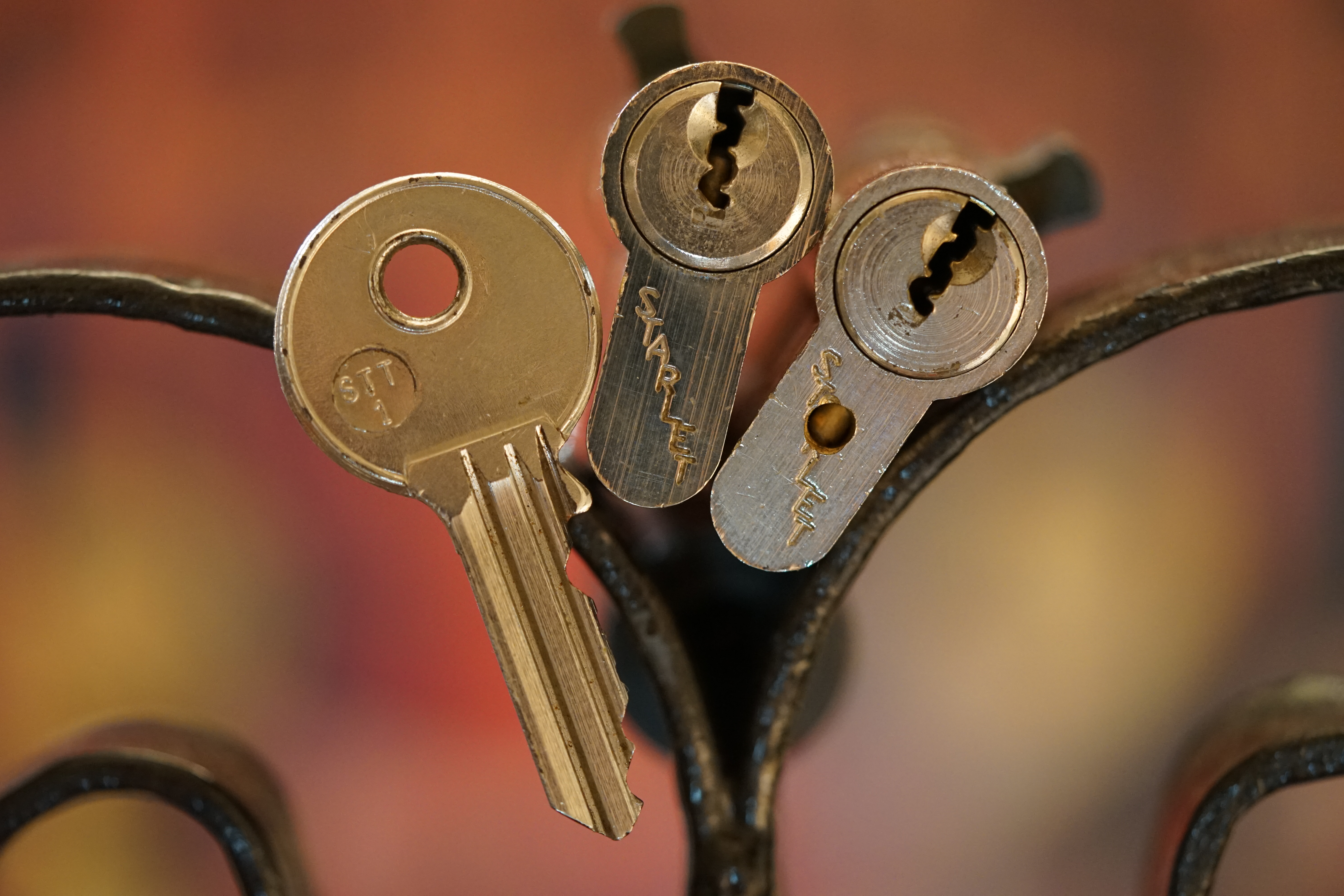 Bühl. Arthur Andreas Bühl. Hier ist die rasende Uschi von der Bild et und schreibt mit der neuen KI Arthurmeister den neuen SEO Text für 2026, denn die SEO GEISTER werden von Google gerufen. Der Sympathieträger ist in Stuttgart, Baden - Württemberg geboren. Der Detektiv lebt in Fuhlsbüttel, HAM, und ist im Dienste der Wahrheitsfindung unterwegs, BUDEG. H1 Text der SEO schreibt: Hamburger knackte 1000 ( tausend ) Schlösser, Bild Zeitung, Performancekünstler, Xing, Arthurmeister `s Jukebox im Hasenstuebchen, You Tube, Slow Hand - Pointer Sisters, Joy Flemming. 𝔄𝔯𝔱𝔥𝔲𝔯 𝔅ü𝔥𝔩, 𝔄𝔯𝔱𝔥𝔲𝔯𝔪𝔢𝔦𝔰𝔱𝔢𝔯® VereinsWiki / Fandom, Arthur Bühl. Bühl, Arthur, Jahrgang 1961, Made in Germany, Detektiv or Private Investigator, Performancekünstler und Lockpicker aus Hamburg erzählt in seinem Leporello wahre Geschichten aus dem Hasenstuebchen, Bunny Hall, Stammtisch, Fuhlsbüttel. Kaba Days Im Europa Park Rust: Unternehmensschutz im Fokus, dorma kaba, Deutschland, praktische Vorführung von Arthur Buehl, Sportsfreunde. Koksa Vereinsauflösung taz Ein bisschen Ruhe bitte ! Arthur Bühl, der Weltbeste aus Stuttgart mit Wohnsitz im Lockpickermekka Hamburg ist auch Deutscher Meister. slideplayer: but Jesus is the only Masterwho can unlock the human soul. But there is another obvious difference between Arthurmeister and the " Jesusmeister " that connects today´s story to our lives. The tools that Arthur Bühl collected are mostly from the Stasi. Schlossherz, Lockpickererz, Pornomeister, Bühl Fahne, Bühl Wappen, UHU Linkedin Arthur Bühl, Arthurmeister, Präsident, Performance, Bundesverband für Detektive und Ermittler, Budeg. Arthur Andreas Bühl, EverybodyWiki Bios&Wiki, 27.03.61,Stuttgart, auch unter dem Pseudonym Arthurmeister bekannt, ist mehrfacher Deutscher Meister im Lockpicking. Koksa.Org Vereinsauflösung, Arthur Bühl, Arthurmeister, Tagesordnung, Mitgliederversammlung Arthurmeister`s Jukebox im Hasenstübchen by You Tube arthurmeister007, Schloßöffnung. Arthurbuehl@Arthurbuehl, X, Erfreulich ! Schlossindustrie und Elite rücken zusammen ! Verein, Sportsfreunde, Arthur Bühl, Erfahrung. FAZ.net Freizeit: Lockpickern bleibt nichts verschlossen - Doch der Beste der Besten hat alle schon besiegt: Der 42 jährige Kaufmann sitzt in Trachtenkleidung vor einer verrosteten alten Kiste. Preview Jesusmeister Homileticsonline, At the Dutsch open Lock Picking Championship, Arthur Bühl emerged as the champion. No one picks locks as well as he does. Arthurmeister Phila-Locksmith Arthur Bühl Lock Picking Legend, Mr. Bühl, tool, nl, Sneek. Unter Knackern, jungle.world. Welt.de Die Kunst Sclösser ohne Schlüssel zu öffnen, Vereins-Mitbegründer und Vize Präsident trägt seine Leidenschaft schon auf der Krawatte: Sie ist blau mit gelben Schlüsseln drauf. The Master Touch: Lockpicker in the world Arthur Bühl. He`s this six-seven German private Investigator. He has this. The international Competition Whre Master Lock-Pickers… Arthur Bühl, the Dutsch Open Lock-picking champion. Charles Graeber … Arthurmeister standing above them all, with a beer stein in one hand and a cigarette in …. Wired.com Securitylaboratories.org, Arthur Bühl. Phila-locksmith.com - Arthur Bühl Lock Picking Legend, can see intimidating man. Toool, LockCon. Arthurmeister. Hailing from Hamburg, he is among a legion of German lock picker who have estabished their country as one of the top producers of master lock pickers. Slate.com Lock Picking: a arte de arrombar cadeados - Nascido em Hamburgo, o alemao Arthur Bühl é provavelmente um dos nomes mais conhecidos do submundo do lock picking. Conhecido nesse Círculo… Sportsfreunde Slik hacka vi i Norge pa 90-tallet Arthur Bühl PlusPedia, Arthur Andreas Bühl, Legend taz.de Ein bisschen Ruhe bitte Arthur Bühl, der Weltbeste aus Stuttgart mit Wohnsitz im Lockpickermekka Hamburg .. Telefonbuch, Meisterschaften. Jungle.World - Da hat auch Arthur Bühl, genannt " Arthurmeister ", durchaus Chancen auf weitere Titel für seine große Sammlung. " Scheiße ", brüllt der aus … The Lock Busters, Charles Graeber, Schließzylinder, Lock Picking, metallpinnen. Spiegel, Lockpicker: Die schnellsten Schlossknacker Deutschlands. Arthur Meister Bühl, Arthurmeister, ist amtierender Deutscher Meister der Lockpicker. Sein Hobby: Schlösser öffnen - ohne Schlüssel natürlich. media.ccc.de Schlossöffnung bei der Staatssicherheit der DDR ArthurMeister erläutert das operative Vorgehen und die speziellen Werkzeuge zur Schlossöffnung, die von der Staatssicherheit der DDR ……. Flickr Arthurmeister / Oberalster VfW Meisterschaft, Ina Müller, Lockpicking Meister Arthur Picktools.de FoeBud.org Schloß-Öffnen ArthurMeister aus Hamburg, erläutert, wie die Staatssicherheit…. Vortrag Bielefeld. Schlösser knacken: So einfach geht es!!! Gemäß Arthur Meister legt der Verein großen Wert auf den selbstauferlegten Kodex, der sich so… ZDF Lockpicking Reportage Boston Magazine.com The joy Lock Club The Arthurmeister was one of the top lock pickers in the world, and Towne was just a kid,but to everyone`s surprise - most especially to… Lock Picking 101 toool.us live I did vote arthurmeister when i first saw the site bevor the discussion on it startet but only……. Zieh-Fix, E-Pick. Public Domain 147 Schloß-Öffnen ArthurMeister Bühl aus Hamburg, Gründungsmitglied…. Impressioning games Jos and Arthurmeister KOKSA Vereinsauflösung, Elite rückt zusammen. Aufsperrstunde ArthurMeister, ein Riesenkerl mit süddeutschem Akzent…. blogs.com Jesus, the Lock-Picker! - HOMILETICS - That might be a bit much, but nonetheless they call him the Arthurmeister! and then ther`s the JesusMaster, or Meister, if you will. if you….. Citywide RFID Master Arthurmeister Dezember / 2012 / SSDev Arthurmeister, Workshop, Barry Wels Herr Bühl sagt Danke ! xn-Arthur-bhl-heb.de Arthur Bühl, Detektiv aus Hamburg, Buehl, Siegel. Lockpickerherz.de Pornomeister.de Schlossherz.de Arthurmeister.de Linkedin Arthur Andreas Bühl ( Arthurmeister ) - Präsident - Von rechts nach links, Glück bringt`s. X. verifiziertes Linkedin Profil Bühl, Detektiv aus Hamburg Acclaimed Lock Picker Explain the Art of Competive Locksport, Schyler Towne, Youtube, Arthurmeister, Gadget Hack. Key Cutting. Master Lock. Datenschleuder. Boston. Jägermeister. Demonstration not for Sale, Muster ohne Wert. Joe Asberry, Bouncing Joe. Angezettelt vom Fanclub. Radio-Eriwan.de Bildbeschreibung, Modula, SEO. Sympathietraeger. Im Prinzip ja, aber…. der Detektiv sei der Gärtner. Bunny Hall, B - Seite Jukebox. Schwarz, rot, gold. Bild Zeitung: Herr der tausend Schlösser. Zeiträuber. Streng vertraulich ! Fandom ! Boston. ABUS, Lock, security. Schlösser und Tresore von Ed Willis, The National Locksmith® - Guide to Modern Safe Locks by Mark Bates Tobias Locks, Safes and Security Markenanmeldung-Pornomeister-®-Praesident-Arthur-Buehl.jpeg Arthur-Buehl-Germany-Wappen-Arthurmeister007@gmail.com-Detektiv-Babyboomer-Sympathietraeger.png 𝔄𝔯𝔱𝔥𝔲𝔯-𝔅ue𝔥𝔩-Wappen-𝔄𝔯𝔱𝔥𝔲𝔯𝔪𝔢𝔦𝔰𝔱𝔢𝔯-®-Von-rechts-nach-links-Glueck-bringts-♥.gif 𝔄𝔯𝔱𝔥𝔲𝔯-𝔅ue𝔥𝔩-𝔄𝔯𝔱𝔥𝔲𝔯𝔪𝔢𝔦𝔰𝔱𝔢𝔯®-Arthur-Buehl-WebTuev®-ges.-gesch.-Die-E-Mail-lautet-Webtuev@WebTuev.de.png Arthur-A.-Buehl-Detektiv-aus-Hamburg-Arthurmeister®-Vitrine-Cut-Lock-veroeffentlicht-Xing-verifiziertes Linkedin PROFIL ARTHUR BÜHL Detektiv aus Hamburg-Facebook-Twitter-X.jpg Carsten Jasner, MUT PROBEN ! Das Leben ist tödlich. Aber es muß nicht sterbenslangweilig sein. In diesem Buch werde ich ab Seite 139 in dem Kapitel: Mut zur Lücke, Loch im Tresor. Todsichere Systeme und wie man sie knackt wie folgt beschrieben: Ein Mann mit Pferdeschwanz sitzt hoch konzentriert am Werktisch. Sein Blick ist ins Nichts gerichtet. Für das was er tut, braucht er seine Augen nicht, er sieht mit dem kleinen Stahlhaken zwischen seinen großen Fingern, mit denen er sich einen Weg in das Schicherheitsschloss bahnt. Er gleitet in die ölige Innenwelt, ertastet Wände, Widerstände, Ausbuchtungen. Er fühlt schließlich die genaue Position der Stifte, rastet einen nach dem anderen ein. Diese Momente, sagt der Zweimeter mann, seien " Vorboten zum Orgasmus " ! Arthur Bühl, von seinen zahlreichen Bewunderern " ARTHURMEISTER " genannt, ist einer der Besten bei den Sportsfreunden der Sperrtechnik, einem Verein in dem sich bundesweit rund fünfzehnhundert Mitglieder in sechzehn Ortsgruppen treffen, um in ihrer Freizeit Schlösser zu knacken. Ins Leben gerufen hat den Verein Arthur Bühl und sein Freund Steffen Wernèry, ein Mitbegründer des Caos Computer Club. Digital hacken oder analog knacken - für Wernèry gibt es da keinen Unterschied. Hier wie da treibt ihn der rebellische Reiz, Lücken im System zu finden, die Verkäufer als todsicher preisen. " Doch sicher ist nur, daß alles aufgeht " ! Dafür sort die Lust, die jeder kennt: Schatzkammern zu betreten, Geheimnisse zu entschlüsseln, Widerstände zu überwinden, Verbotenes zu tun, sich Zugang zu veerbogenen Ecken und Winkeln zu verschaffen. Die " Sportsfreunde " treibt diese Lust seit ihrer Kindheit um. Wernèry bog mit zwölf Jahren seinen ersten Dietrich aus einem Kleiderbügel und sperrte seine Lehrer ein. Der kleine Arthur bekam eine Ahnung von seinem Talent, als es ihm gelang, die Spardose schlüssel - und zerstörungsfrei zu entriegeln. Heute triumphiert er als mehrfacher Deutscher Meister im sogenannten Lockpicking, dem Öffnen von Schlössern unter Wettkampfbedingungen. Immerhin siebenundsechzig Jahre lang war das erste Sicherheitschloss der Welt tatsächlich ein Sicherheitsschloss. Der englische Tüftler Joseph Bramah, der so nützliche Dinge erfand wie eine Banknoten - Nummeriermaschine und eine Zapfanlage, die heute noch in britischen Pubs Bier in Gläser sprotzt, ersann 1784 ein Zylinderschloss, daß als unbezwigbar galt - bis 1851 ein professioneller Knacker nach sechzehn Tagen engagierten Stocherns das Ding öffnete. Dieser Akt war ein Schlüsselerlebnis in der Beziehung zwischen Mensch und Mechanik. Ein Sieg der lebendigen Sinne über ein sprödes System - zu einer Zeit, da die Gesellschaft sich dem stampfenden Rhythmus der Industrialisierung unterwarf und der Glaube an das Heil der Technik verdrängte. Lockpicking wurde zu einem populären Sport, der Helden schuf. In den dreißiger Jahren des 20. Jahrhunderts etwa gelangte ein Prister zu Weltruhm, weil er reihenweise sowohl als einbruchsicher gepriesene Tresore als auch " ausbruchsichere " Gefängnisschlösser entriegelte. " Der schwerste Schrank hat seine Schwächen, er läßt sich ohne Müh erbrechen " ! - diese alte Panzerknacker Weisheit hat nach wie vor Gültigkeit; sie hängt über den Köpfen der Hamburger Lockpicker. Arthurmeister braucht für handelsübliche Stiftschlösser, die fast jede Wohnungstür zieren, zwischen zehn Sekunden und fünf Minuten, je nach Hersteller. Bohrmuldenschlösser, die bei der Deutschen Post, auf Flughäfen und in Atomkraftwerken verwendet werden, sind vor ihm ebenso wenig sicher. Er nutzt dabei mechanische Ungenauigkeiten, winzige Spielräume, die sich bei der Herstellung nicht vermeiden lassen und zehnmal dünner sind als ein Haar. Ein paar Mal klickt es, der Meister dreht den Zylinder, streicht seine Haare zurück, steckt sich eine Zigarette an. " Tja " sagt er, " und wenn man dann das Schloss aufkriegt - das ist ein geiles Gefühl ! " Ich habe dann später den Jasner in Berlin angerufen. Bei dem Telefonat kam lediglich heraus er wüßte von dem Interview nichts mehr und wolle auch nichts mehr wissen. Da habe ich noch bemerkt, er hätte auf dem Lockpicking " Bunten Nachmittag " nicht so nerven brauchen, wenn er dann doch so einiges durch den " Tüddel " kriegt. Taged mit: Spiel nicht mit den Schmuddelkindern ! Verzwetschget mit: Bühl Arthur, Bühl Wappen, Bühl Fahne, Bühl Urkunde, Bühl Patent, Bühl achteck, Zwetschgenhengst, Zwetschgenfest, Meister Arthur, Bühler Zwetschge Arthur Andreas Bühl, Detektiv, Privatdetektiv, Hamburg,Germany, Siegel Ring. Legoland Billund SEO neu: Lockpicker im Einsatz, ASSA ABLOY. Lockpicker Herz patented by Arthur Bühl, Detektiv aus Hamburg öffnet zerstörungsfrei Assa Abloy. Kanaken, sägen, Künstlerin knackt Liebesschlösser, Jesus Master, Homiletics, Jesusmeister. Arthurmeister007@gmail.com Arthurmeister-Mastertouch@Arthurmeister-Mastertouch.de Arthurmeister-Slowhand@Arthurmeister-Slowhand.de ArthurBuehl@ArthurBuehl.de Arthurmeister@Arthurmeister.de Pornomeister@Pornomeister.de Schlossherz@Schlossherz.de Lockpickerherz@Lockpickerherz.de Mr.Smitz@Mr.Smitz.us Sympathietraeger@Sympathietraeger.com Arthur-Buehl@Arthur-Buehl.de Unzenziert@Unzenziert.de Hasenstuebchen@Hasenstuebchen.de Cartomanze@Cartomanze.de Martinameisterin@Martinameisterin.de Seogeister@Seogeister.de Seo-Geister@Seo-Geister.de Scholischek@Scholischek.de Web-Tuev@Web-Tuev.de Webseitentuev@Webseitentuev.de Zwetschgenhengst@Zwetschgenhengst.de Tresorherz@Tresorherz.de Legal1001@Legal1001.de Meisterkatze@Meisterkatze.de Endlich-Raucher@Endlich-Raucher.de EndlichRaucher@EndlichRaucher.de DoubleBrain@DoubleBrain.de Rappermeister@Rappermeister.de meisterArte@meisterArte.de Der-Aufmacher@Der-Aufmacher.de The-Opener@The-Opener.de Geiler-Schwanz@Geiler-Schwanz.de GeileVotze@GeileVotze.de ArthurAndreasBuehl@ArthurAndreasBuehl.de Arthur-Andreas-Buehl@Arthur-Andreas-Buehl.de Katzenveit@Katzenveit.de Schlosstaster@Schlosstaster.de Schnellauf@Schnellauf.de Securator@Securator.org Raucherherz@Raucherherz.de Leporello@Leporello.us Frauenwirt@Frauenwirt.de 𝔄𝔯𝔱𝔥𝔲𝔯 𝔅ü𝔥𝔩, 𝔄𝔯𝔱𝔥𝔲𝔯𝔪𝔢𝔦𝔰𝔱𝔢𝔯 ® Stück Davon schwarze Katze, Zwei Katzenkopf Schlösser Zunft, Schlosser, Zunftabzeichen, Wappen, Geselle, Anstecknadel, Verbandsabzeichen, Stück Davon. Die nicht alltägliche Form eines Truhenschlossen führte dazu, das man die Schlosser im Zunftleben scherzhaft ironisierend Katzenköpfe nannte. Der Spitzname erhielt sich durch die Jahrhunderte. Und der Katzenkopf wurde damit zu einem Symbol. Er erscheint auf der Anstecknadel, die heute der Schlosser als Verbandabzeichen tragen kann. Die auf der Nadel angebrachte Inschrift " Stück Davon " erklärt sich wie folgt: Der wandernde Schlossergeselle sprach bei einem Meister um Arbeit vor. Befragt, ob er das Handwerk verstünde, antwortete er: Stück Davon ! Die zwei Worte wiesen ihn in aller Bescheidenheit als Angehörigen der Zunft aus, der bereit sei noch weiter zu lernen. DoubleBrain ® SEO für heute: Barockschlüssel, Schmiedeeisen, Halme gedreht, Bärte geschnitten, Reiden aufgesetzt, Stahlschnitttechnik, Kapelleneingerichte, Schmiedeeisen, Hohldorn, Gesenk, Pflanzenmotiv, Wappentierschmuck, geschmiedet, gepunzt, Schlüsselgriff beidseitig, halbrelief, Bekrönung auf der einen Seite als männlicher auf der anderen als weiblicher Kopf, Löwenwappen, Delphine, Schwanzflosse, Stilelemente der Reaissance, profilierter Steckhalm, Gesenke und Reide ziseliert, Griffrand, Zwei Schlangen blau angelassen, Eisenblech, Schließblech, Türrahmen, Schlosskasten, Eisenkern, französisch, Zierdecke ausgehauen, eingehauen und getrieben, Rosette, Ringgriff, Rokoko und Schlüssel, eisernes Wiener Barock Hangschloss mit Spreitzfedernverschluss, gefeilt, geschnitten und ziseliert, flacher Steckschlüssel, Eisengrundplatte und zwei Engel mit Trompete, Posaune und Blumengeranke verziert. Figuren, Schmuck, Jagdszene, Empire, Möbelschlösser, Messingzierdecken, Witwerschlüssel, Schlüsselgewalt, Symbol, Sargschlüssel, Silberschlüssel, Hohldorn, Nachbildung, Kammerherrnschlüssel, Bronce, feuervergoldet, Emblem mit Initialien der weltlichen oder kirchlichen Fürsten versehen, die sie verliehen haben. Doppeladler, Reichsapfel, Zepter und Krone, Übergabeschlüssel, magische Stilelemente, östrerreichischer Kammerherrenschlüssel mit Doppeladler, Kordeln und Quasten, Wien, Hoflieferant, Mayestät, päbstlich, ungarisch, bayerisch, in Silber gegossen, Sinsheim, Hohldornschlösser mit Eisenriegeln, Gelenkschlüssel, einfacher Schieberiegel aus Holz, klappbare Doppelschlüssel aus Tirol, Rohrhülse, Bart, Tirol, Kreuz, Herz, Schlüsselgehänge, süddeutsch, Leder, gotisch, Bügel, Tabakspfeifenschlüssel, Schlossergeselle nach bestandener Prüfung, Schlüsselgeschenketui für die Braut: Bund mit fünf Zimmer, Möbel und Kassettenschlüsseln, in der Mitte Haustorschlüssel aus einem Stück geschmiedet, geschnitten und mit Stahlstangen handpoliert auf dem vierseitigen Gesenk in Schreibschrift " Deutsches Empire ", Dreipass, Jugendstil, Doppelrohr, Hauptportal der Jesuitenkirchen Sankt Michael, Der Hammerschlüssel für Weinkeller: der ziselierte aufgesetzte Hammer diente dem Küfner zum abklopfen der Fässer und zum öffnen der Spunde, Enstehungszeit, Hoftheater, bayrisches Nationaltheater in München, Zerstörung, Kunstschlosser, Fritz Nüssel, Heinrich Pankofer, Germany, wissenschaftlich, systematisch, Schlüsselexperte, Sammler, Privatsammlung, Schlüsselzentrale München, Fachmann für Sicherheitsfragen, sachkundig, Experte, versierter Restaurator, historischer Wert, handwerkliches Geschick und seine langjährige Berufserfahrung, Anerkennung, international, Fachmann nicht nur für die Technick von Schlüsseln und Schloss, auch für künstlerische und historische Fragen. Standardwerk Europa, Übersee, offizielle Stellen, Landeskriminalamt, Bundesanwaltschaft, Keltenschlüssel, Vorchristus, Witwenschlüssel, John F. Kennedy, Weisses Haus, Schlossmuseum Velbert, gut verpackt, Pullach, Erfinder und Auror, Leidenschaft, aufschlußreiches Werrk, Memoiren, Töchter, Emmi Seifert, Marlene Nüssel, Frau Anni, Kaminkehrer, Schwanthal, Freund und Helfer der Polizei, mein Leben, Gedichte, Kaffeveranstaltung, Nachbarschaftshilfe, Essen auf Rädern, Schlüsselfigur, tausend Stücke, Keltenzeit, Christus, Kelheim, Exemplare, Ausländische Lehrlinge, Brocken, wiegt fünf Kilo, Schmucksafe, Ludwig XV 1430, Brillianten, Verona, Eisenzeit, Ägypten, Hallstadtzeit, Salzkammergut, Hallstadt Gräberfeld, Epoche, Eisenverhüttung, Salzbergbau, Gerätschaften zu exportieren, geographischer Ort am Nordende des Neuenburger Sees in der Schweiz, Pfalbauten, auf festem Land angelegte Siedlung, europäische Eisenzeit, Kelten Indogermanischen Völkergruppe, Germanen, Rhein, kämperisch, expansionsbereit, Rom, Homer, Dichter, Jugendzeit, halbdunkel, erahnbar, zivisilatorische Dokumente, Dichtung, märchenhaft schöne Gestalt, Götter treten vor uns hin, denen die mittelmerisch kleinasiatische Menschheit Wirkungen und Tätigkeiten zugedacht hat, die diesen Fabelwesen für immer Kontur verliehen haben. So tritt der Schmiedegott Hephaistos lateinisch Vulkanos vor uns hin: Rußig und edel zugleich, genial erfinderisch, ein kunstreicher Handwerkegott. Der zu den 12 Hauptgöttern der griechisch römischen Antike erzählt wird. Jupiter, Himmel, hinabgstürtzt, Entfernung der Erde von den Sternen, Insel Lemlos, Hinkefuss, Gerechtigkeit, alte Fabeln, schöne und liebenswürdige, Eheweib, Museeum of fine Arts in Boston USA, Parmenides Lehrgedicht Balanos, Hammer, Amboss, Feuer, Wasser, glühend, Metall, Hammerschlag, Gußverfahren, gewünschte Form, Holz oder Kohle, warmgeschmiedet, grobkristallin, feinkörnig, Streck und Bruchgrenze, Plinius, samische Künstler, Erzguß, Keltenschlüssel, hochkant durch einen Schlitz in der Tür gesteckt, gedreht, bis er - nun waagrecht - in die Angriffe der im Riegel gelagerten Sperrklötze eingerastet: die Sperrklötze werden angehoben, der Riegel ist entsperrt und lässt sich mit einem ledernen Zugriemen von außen auf und zu ziehen. Griechenland, lakonisch, neues Prinzip, Schlüsselträger, Kaiserzeit, Würde, Statussymbol, Römer, die punische Kriegen das Metallhandelsmonopol an sich gebracht hatten verfügten in reichem Maße über Kupfer, Zink und Zinn. Verschlußriegel, Feder, Lochkanäle, Sperrstifte, entsichert, auf oder zugeschoben, Drehschlüssel, Hangschloss, Spreitzfeder, Kulturlandschaft, Kassetten, Truhen, Türen, Tiermaskendeckel, Pferdegstalt, arabisch, Vexier, indisch, Kugel, Grundform, Volldorn, Technische Feinheit, Eleganz, Zweckgebilde in den Händen von Menschen, die bemüht sind, mit einem rauhen, kriegerischen Leben fertig zu werden, Verteidigung, bedachte Architektur, spürbar, verschlossen, Zierlichkeit, Zeitläufe, Kultur, Willen und Werkstätten in Pompji und Herkulaneum, Wachsmodell Tonmantel gebrannt, schmilzt das Wachs glühend, Nachteil, römisches Imperium, desto länger, primitive Form, Spätantik, Karolingische Kunst, Fräkisches Adelsgeschlecht, Karl der Große, Triebfeder, Höfische und Kirchliche Kreise, Monumental Kunst, Klerikale Kreise, Kulturträger, Elfenbein, Goldschmied, Goldschmiedekunst, geistig - kulturelle Erhellung, Abendland, profunde Bedeutung, Ehefrau, häusliche Gewalt, Vertrauen, Brauch, Kirchweihtag, Steiermark, geweiht, Gnadenschlüssel, Petrus - Schlüssel, Apostel, Pilger, Schenkung, Pabst Pälagius, Gregor, König Alfons von Kastilien, König Alfred, romanischer Stil, schöpferische Kraft, Kunstgewerbe, Klöster, Kostbarkeiten, kunsthandwerklich, Verfeinerung, Raffiniertheit, Formenwelt, Alltag, Kleidung, Ritterrüstung, kraftvoll, primitiv, gotische Epoche, Jan van Eick, Grammatik, Lebensstil, geläutert, gültig, Opulenz der Kleidung, Materialwert, Charme, Sakral, Phantasie, Formensprache, feinsinnig, Steinmetz, Bescheidenheit, Portal, Notre - Dame, Paris, köstlich, kostbar, Mechanismus, Entsperrungsvorgang, Fischblasen, Kreuze, Drei - und Vierpass, grotesk, meisterlich, Handwerkszeug primitiv, Gewirre, Besatzung, Tropfen Öl, rein von Hand, Prochnov, Kunstschreiner, gesunde Männer, Michael Mann, Michael Mann Kästchen, Nürnberg, Augsburg, Fürth, Wörth, Riegelwerk, sauber geätzte und vergoltdete Büchsen und Pistolen aus Eisen. Doppelmeyer, Markgraf, erlassene Strafe, Spinnenschlösser, Deckelunterseite, figürlich, kunstfertigkeit, Schlüsselloch, größere Summen harten Geldes, raffiniert, Spielerei, Kuriusität, Zeugnis, Möbel, Bombast, Schwulst, Liebe, Zäsur, Dreißigjähriger Krieg, Mutter Courage, Armut, Schichten in Deutschland, Reformation, patetisch, Phänomen, Ornament, Pierre Frommerie, Sedan, Berlin, Ebenholz, Emaill, monumental, Signatur, Barock, Formenreichtum, gediegen, summarisch, mittelmäßig, Epochen, Werkleute, Halskette, Mayestät, Spanien, Revolution, Mittelalter, feierlich, Feind, Öffnung der Tore, Kapitulation, Schlüsselsoldat, Mitglied der päbstlichen Schweizer Garde, Pabstwappen, abfällige Bedeutung, Stadtwappen Tabackspfeife, Vierkant, Dolch, Pistolenschlüssel, geheime Nachrichten, Siegel, Hammerschlüssel für einen Weinkeller, Liebende, Angebetete, Ritter, Kreuzzug, Heiliges Land, Kreuzritter, Ehefrau, Märchen, arges oder schönes, es will scheinen, das eine Welt ohne Schlüssel nicht denkbar ist, Paris, Turenschloss, Schlossfalle, Konstruktion, Luxus, Verschwendungssucht, Kleinod, Brilliant, Maillard, König Stanislas, Ballkongitter, Pastellportrait, Museeum der Stadt Nancy, spirituell Sonnenkönig, Prinz Eugen von Savojen, den sublimen Geist seiner Epoche, General Feldmarschall Prinz Freund der Musen, Besieger der Türken, Zunftbuch, Balthasar, Gitter, Porzellan, hochkultiviert, Degengriff, Münchener Hof, Wittelsbach, Gesamtkunstwerk, Johann Joachim Winckelmann, Kleidermode, Reifrock, Schnürrleibchen, Wohnkultur, Neoklassizismus, Möbel, Chubb, Bramah, Inselstaat, Engländer, Ungarn, Italiener, Tossi, Yale, Hobbs, Aber die Bemühungen um immer neue vergrößerte Sicherheit im Bereich des Schlosses gingen weiter. Man glaubte vorübergehend das non plus ultra Sicherheitsschloss konstruiert zu haben und zwar kühn genug, Geldpreise für denjenigen auszusetzen, dem es gelingen würde, diese neuartigen Schlösser aufzusperren. Überraschend geschah das dank der Fertigkeit des Amerikaners Hobbs 1853. Seine Medtode des Aufsperrens ist in der Fachwelt als Hobbsches Öffnungsverfahren bekannt. Es wurde mit Erfolg publiziert, das Kriminelle Hinweise zum Öffnen der Sicherheitsschlösser erhielten. Linus Yale, Fallstiftriegelschlösser, der Ägypter, Assyrer, Babyloner, Yale Zylinder, C.E. Schulte in Velbert, Kromer Protector Schloss 1871, Hahn AG, Karl Zeiss, BKS, Boge und Kasten Solingen, Koloss von Roddos, Byzanz, Konstantinopel, Moschee, Kirche, Schlüsseltyp, Kaufmann, Herkunft, Herzblatt, Kurfürst, Alltagsgebrauch. Die Schönheit der Welt. Die Kraft, die menschlichen Schöpfergeist gewahr werden lässt. Die beiden Schlüssel in der Hand des heiligen Petrus geben diesem die Macht, die Pforten des Himmels zu öffnen. Der Schlüssel ist ein christliches Symbol, er ist aber auch das Inbild menschlichen Schöpfergeistes und als solches steht er in unmittelbarer Beziehung zu der Arbeitswelt des Sammlers Heinrich Pankofer. Doblebrain ® gibt vor: Mehr SEO ! ! !