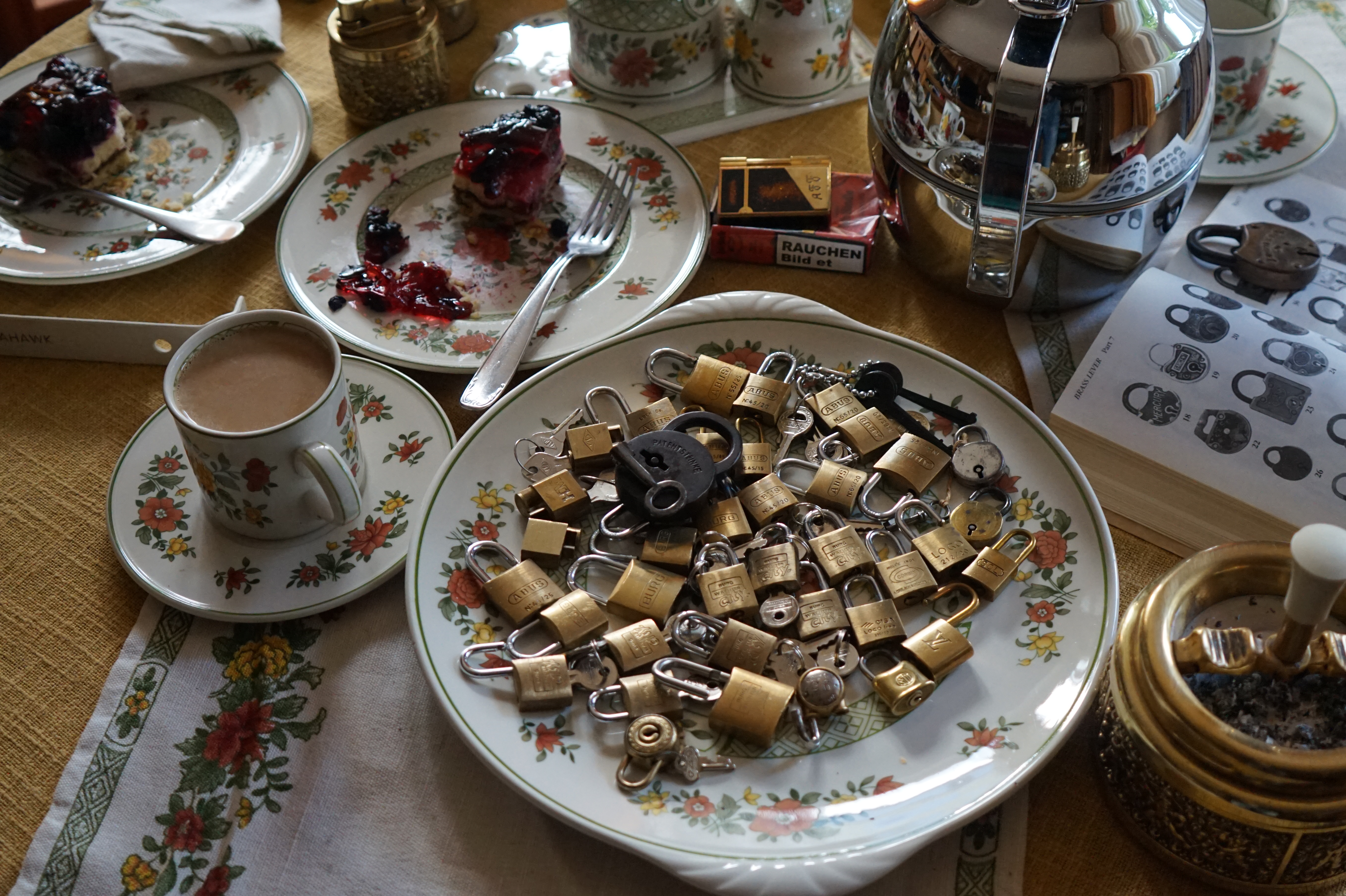 Bühl. Arthur Andreas Bühl. Hier ist die rasende Uschi von der Bild et und schreibt mit der neuen KI Arthurmeister den neuen SEO Text für 2025. Der Sympathieträger ist in Stuttgart, Baden - Württemberg geboren. Der Detektiv lebt in HAM, ist im Dienste der Wahrheitsfindung unterwegs, BUDEG. H1 Text der SEO schreibt: Hamburger knackte 1000 ( tausend ) Schlösser, Bild Zeitung, Performancekünstler, Xing, Arthurmeister `s Jukebox im Hasenstuebchen, You Tube, Slow Hand - Pointer Sisters, Joy Flemming. 𝔄𝔯𝔱𝔥𝔲𝔯 𝔅ü𝔥𝔩, 𝔄𝔯𝔱𝔥𝔲𝔯𝔪𝔢𝔦𝔰𝔱𝔢𝔯® VereinsWiki / Fandom, Arthur Bühl. Bühl, Arthur, Jahrgang 1961, Made in Germany, Detektiv or Private Investigator, Performancekünstler und Lockpicker aus Hamburg erzählt in seinem Leporello wahre Geschichten aus dem Hasenstuebchen, Bunny Hall, Stammtisch, Fuhlsbüttel. Kaba Days Im Europa Park Rust: Unternehmensschutz im Fokus, dorma kaba, Deutschland, praktische Vorführung von Arthur Buehl, Sportsfreunde. Koksa Vereinsauflösung taz Ein bisschen Ruhe bitte ! Arthur Bühl, der Weltbeste aus Stuttgart mit Wohnsitz im Lockpickermekka Hamburg ist auch Deutscher Meister. slideplayer: but Jesus is the only Masterwho can unlock the human soul. But there is another obvious difference between Arthurmeister and the " Jesusmeister " that connects today´s story to our lives. The tools that Arthur Bühl collected are mostly from the Stasi. Schlossherz, Lockpickererz, Pornomeister, Bühl Fahne, Bühl Wappen, UHU Linkedin Arthur Bühl, Arthurmeister, Präsident, Performance, Bundesverband für Detektive und Ermittler, Budeg. Arthur Andreas Bühl, EverybodyWiki Bios&Wiki, 27.03.61,Stuttgart, auch unter dem Pseudonym Arthurmeister bekannt, ist mehrfacher Deutscher Meister im Lockpicking. Koksa.Org Vereinsauflösung, Arthur Bühl, Arthurmeister, Tagesordnung, Mitgliederversammlung Arthurmeister`s Jukebox im Hasenstübchen by You Tube arthurmeister007, Schloßöffnung. Arthurbuehl@Arthurbuehl, X, Erfreulich ! Schlossindustrie und Elite rücken zusammen ! Verein, Sportsfreunde, Arthur Bühl, Erfahrung. FAZ.net Freizeit: Lockpickern bleibt nichts verschlossen - Doch der Beste der Besten hat alle schon besiegt: Der 42 jährige Kaufmann sitzt in Trachtenkleidung vor einer verrosteten alten Kiste. Preview Jesusmeister Homileticsonline, At the Dutsch open Lock Picking Championship, Arthur Bühl emerged as the champion. No one picks locks as well as he does. Arthurmeister Phila-Locksmith Arthur Bühl Lock Picking Legend, Mr. Bühl, tool, nl, Sneek. Unter Knackern, jungle.world. Welt.de Die Kunst Sclösser ohne Schlüssel zu öffnen, Vereins-Mitbegründer und Vize Präsident trägt seine Leidenschaft schon auf der Krawatte: Sie ist blau mit gelben Schlüsseln drauf. The Master Touch: Lockpicker in the world Arthur Bühl. He`s this six-seven German private Investigator. He has this. The international Competition Whre Master Lock-Pickers… Arthur Bühl, the Dutsch Open Lock-picking champion. Charles Graeber … Arthurmeister standing above them all, with a beer stein in one hand and a cigarette in …. Wired.com Securitylaboratories.org, Arthur Bühl. Phila-locksmith.com - Arthur Bühl Lock Picking Legend, can see intimidating man. Toool, LockCon. Arthurmeister. Hailing from Hamburg, he is among a legion of German lock picker who have estabished their country as one of the top producers of master lock pickers. Slate.com Lock Picking: a arte de arrombar cadeados - Nascido em Hamburgo, o alemao Arthur Bühl é provavelmente um dos nomes mais conhecidos do submundo do lock picking. Conhecido nesse Círculo… Sportsfreunde Slik hacka vi i Norge pa 90-tallet Arthur Bühl PlusPedia, Arthur Andreas Bühl, Legend taz.de Ein bisschen Ruhe bitte Arthur Bühl, der Weltbeste aus Stuttgart mit Wohnsitz im Lockpickermekka Hamburg .. Telefonbuch, Meisterschaften. Jungle.World - Da hat auch Arthur Bühl, genannt " Arthurmeister ", durchaus Chancen auf weitere Titel für seine große Sammlung. " Scheiße ", brüllt der aus … The Lock Busters, Charles Graeber, Schließzylinder, Lock Picking, metallpinnen. Spiegel, Lockpicker: Die schnellsten Schlossknacker Deutschlands. Arthur Meister Bühl, Arthurmeister, ist amtierender Deutscher Meister der Lockpicker. Sein Hobby: Schlösser öffnen - ohne Schlüssel natürlich. media.ccc.de Schlossöffnung bei der Staatssicherheit der DDR ArthurMeister erläutert das operative Vorgehen und die speziellen Werkzeuge zur Schlossöffnung, die von der Staatssicherheit der DDR ……. Flickr Arthurmeister / Oberalster VfW Meisterschaft, Ina Müller, Lockpicking Meister Arthur Picktools.de FoeBud.org Schloß-Öffnen ArthurMeister aus Hamburg, erläutert, wie die Staatssicherheit…. Vortrag Bielefeld. Schlösser knacken: So einfach geht es!!! Gemäß Arthur Meister legt der Verein großen Wert auf den selbstauferlegten Kodex, der sich so… ZDF Lockpicking Reportage Boston Magazine.com The joy Lock Club The Arthurmeister was one of the top lock pickers in the world, and Towne was just a kid,but to everyone`s surprise - most especially to… Lock Picking 101 toool.us live I did vote arthurmeister when i first saw the site bevor the discussion on it startet but only……. Zieh-Fix, E-Pick. Public Domain 147 Schloß-Öffnen ArthurMeister Bühl aus Hamburg, Gründungsmitglied…. Impressioning games Jos and Arthurmeister KOKSA Vereinsauflösung, Elite rückt zusammen. Aufsperrstunde ArthurMeister, ein Riesenkerl mit süddeutschem Akzent…. blogs.com Jesus, the Lock-Picker! - HOMILETICS - That might be a bit much, but nonetheless they call him the Arthurmeister! and then ther`s the JesusMaster, or Meister, if you will. if you….. Citywide RFID Master Arthurmeister Dezember / 2012 / SSDev Arthurmeister, Workshop, Barry Wels Herr Bühl sagt Danke ! xn-Arthur-bhl-heb.de Arthur Bühl, Detektiv aus Hamburg, Buehl, Siegel. Lockpickerherz.de Pornomeister.de Schlossherz.de Arthurmeister.de Linkedin Arthur Andreas Bühl ( Arthurmeister ) - Präsident - Von rechts nach links, Glück bringt`s. X. Linkedin, Detektiv aus Hamburg Acclaimed Lock Picker Explain the Art of Competive Locksport, Schyler Towne, Youtube, Arthurmeister, Gadget Hack. Key Cutting. Master Lock. Datenschleuder. Boston. Jägermeister. Demonstration not for Sale, Muster ohne Wert. Joe Asberry, Bouncing Joe. Angezettelt vom Fanclub. Radio-Eriwan.de Bildbeschreibung, Modula, SEO. Sympathietraeger. Im Prinzip ja, aber…. der Detektiv sei der Gärtner. Bunny Hall, B - Seite Jukebox. Schwarz, rot, gold. Bild Zeitung: Herr der tausend Schlösser. Zeiträuber. Streng vertraulich ! Fandom ! Boston. ABUS, Lock, security. Schlösser und Tresore von Ed Willis, The National Locksmith® - Guide to Modern Safe Locks by Mark Bates Tobias Locks, Safes and Security Markenanmeldung-Pornomeister-®-Praesident-Arthur-Buehl.jpeg