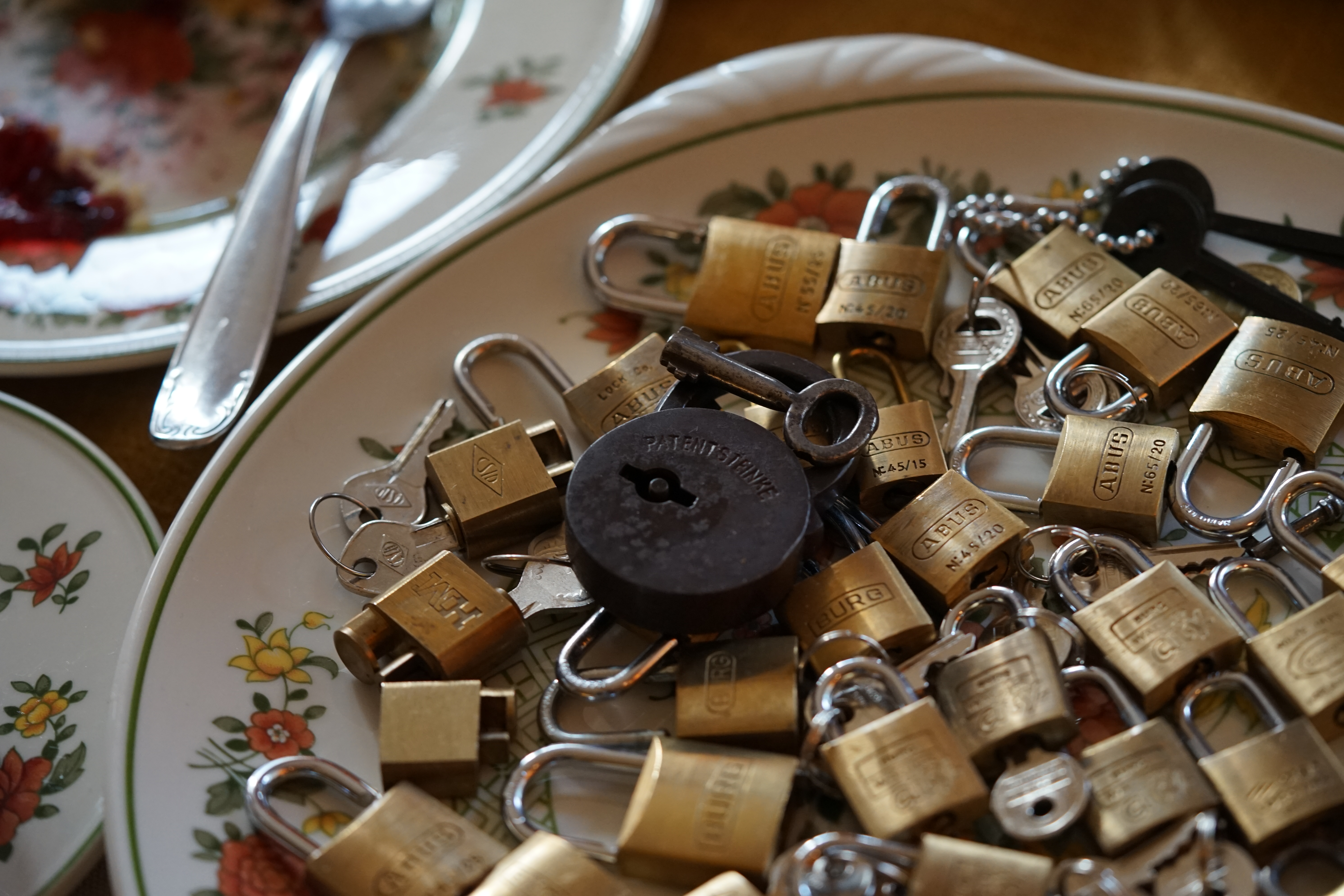Kaba, Schließzylinder, Zutrittskontrolle, Schlüssel, The Joy Lock Club, Houdini, Keyhole, Schyler, Toool, Lockpicker, Locksport, hulking, Arthurmeister, Linus Yale jr., Convention, Devitent Ollam, Barry Wels, Eddie the wire, Guide to Lockpicking, tools, TSA, approved baggage lock, Pin Tumbler, Medeco, Practical Lockpicking, Jakko Fagerlund, Javadi, open in Thirty Seconds, Sport, Schließkanal, Zylinder läßt sich drehen, Zeitvertreib, Lockcon, Locks, Security, Locksmith, Tool, bump key, Crypto Phone, Arthur Bühl, Charles Graeber, Arthurmeister ! booms Arthurmeister, Champ Julian, Kryptonite, ready to Rock, Lips, Oh, Arthur he sighs, Beer, Rotation, Vereins - Mitbergründer und Vizepräsident Arthur Bühl trägt seine Leidenschaft schon auf der Krawatte, Spardosenschloss, Understatement, Alles eine Frage der Übung, Geselligkeit, Ausdauer, Disziplin, Vertrauen, Ehrgeiz, Entspannung, Sportler, Hacker CCC, Profipickset, knacken, Zigarettenrauch, Unternehmensschutz im Focus, Zutrittskontrolle, Hahn & Kolb, Werkzeuge, Manipulation, Lösungen, Zylinder, Zeitwirtschaft, Presse BOX, Europa - Park, Kaba, Rust, The Joy Lock Club, Schyler Towne, Boston, Magazin, SSD, Arthur Bühl, a private Detektive from Germany, defeatet an all - Star field of Lockpicker´s to capture the aptey, Marc Weber Tobias ! Jesusmeister, Jesusmaster, Performancekünstler Xing, Hamburger Detektiv Arthur Bühl knackte 1000 Schlösser, Bild Zeitung, Steckbrief, wanted, Siegelring, Wappen Stadt Bühl, Bildbezeichnung, Arthurmeister007@gmail.com, Lockpickerherz, Schlossherz, Arthurmeister, Pornomeister, Arthur Bühl sagt: Junge Besen kehren besser, aber wir alten Bürsten kennen jede Ecke - Merzer. Deshalb habe ich keinen Grund ihnen zu glauben = aber sie möchten es so gern ! Bühl Wappen ges.gesch. für Inhaber Arthur A. Bühl: Im Dienste der Wahrheitsfindung. Im Falle eines Falles, klebt UHU aus Bühl wirklich alles und kurze Zeit drauf, ist alles wieder auf ! Arthur Bühl, Detektiv aus Hamburg und Präsident Pornomeister S.A.R.L Stammtisch Parole. Fandom und vendors. Unverkäufliches Musterexemplar. Demonstration and Example not for sale. Tilt 404. Mr. Smitz spricht: Der Weihnachtsmann, der Weihnachtsmann, hat keine Hosen an. Meisterkatze, BUEHL.-Wappen-ges-gesch-Arthur-Andreas-Buehl-DETEKTIV-Germany-HAM-1961-2061-BUEHL.png, Schlossherz-Arthur-Buehl.png, Arthur-Buehl-Detektiv-und-Sympathietraeger-Arthurmeister-®-Von-rechts-nach-links-Glueck-bringts-♥.png, Arthur-Buehl-Ina-Mueller.png, Arthur-Buehl-Detektiv-Hamburg-von-rechts-nach-links-Glueck-bringts-♥.png, Arthur-Buehl-Siegel-Ring-♥-𝔄𝔯𝔱𝔥𝔲𝔯-𝔅ue𝔥𝔩-𝔄𝔯𝔱𝔥𝔲𝔯𝔪𝔢𝔦𝔰𝔱𝔢𝔯®.jpg, LEGO-Billund-𝔄𝔯𝔱𝔥𝔲𝔯-𝔅ue𝔥𝔩-♥-PADLOCK-WIRED-LEGO-Schloss.jpg, Arthur-Buehl-Arthurmeister®-Europa-Open-Kaba-Days-Europapark-Rust.png,