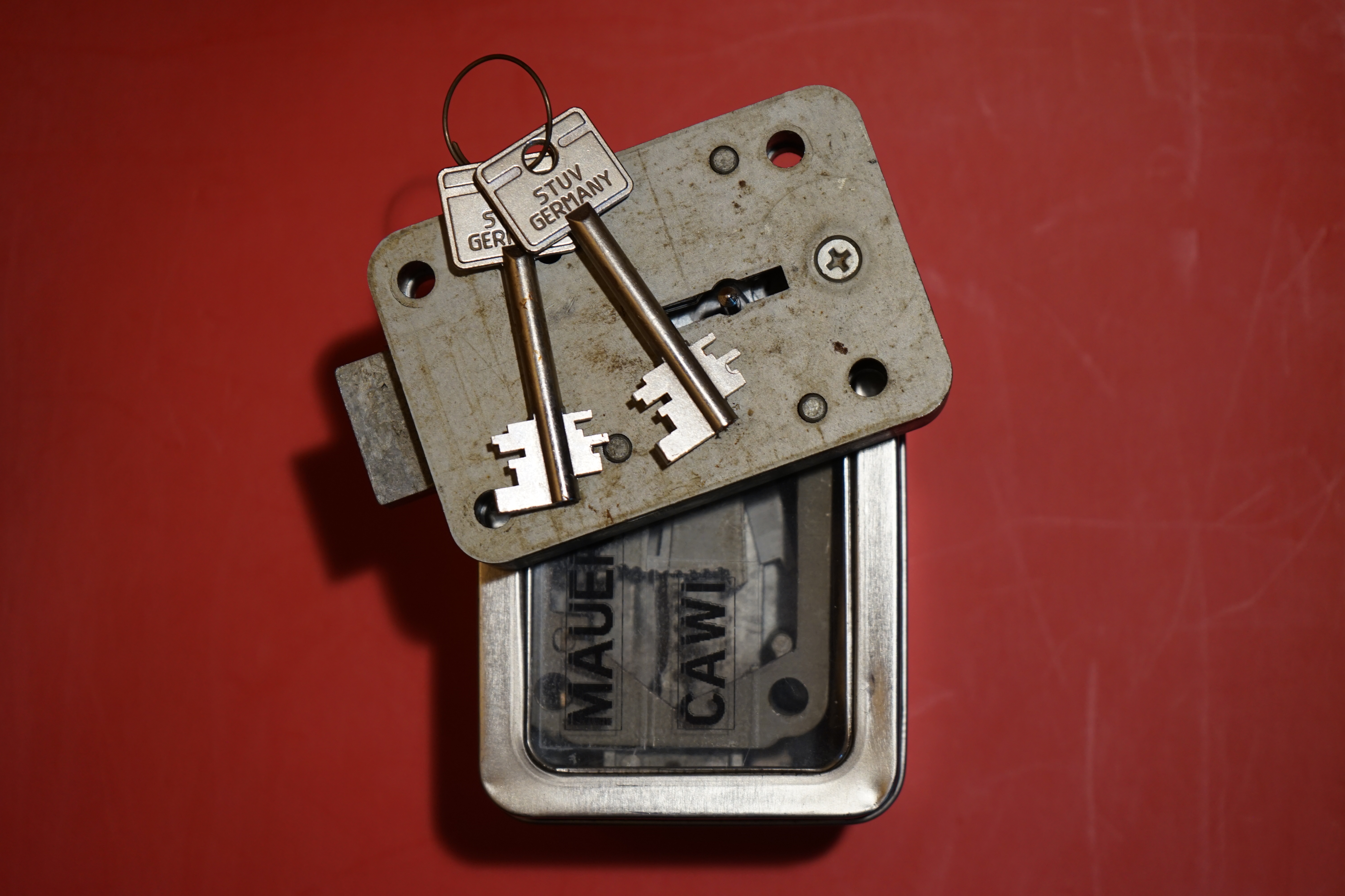 Arthur Bühl, Arthurmeister, Bühl Wappen Der Sympathieträger ist in Stuttgart, Baden - Württemberg geboren. Der Detektiv lebt in HAM, Fuhlsbüttel. H1 Text der SEO gibt Texte aus Arthurmeister`s Leporello frei, aber nicht für die Suchmaschine BING. 𝔄𝔯𝔱𝔥𝔲𝔯 𝔅ü𝔥𝔩, 𝔄𝔯𝔱𝔥𝔲𝔯𝔪𝔢𝔦𝔰𝔱𝔢𝔯 Bühl, Arthur, Jahrgang 1961, Made in Germany, Babyboomer, Detektiv or Private Investigator how Mr. Smitz from the PLAYBOY, Beverly Hills, say`s. Yes Mr. Smitz i will send you the Photo Arthurmeister`s F 1, Jacket for your LeporelloUS. to your E - Mail Mr.Smitz@Mr.Smitz.us. Ok, Mr. Smitz. Mr. Smitz do you know what Google Earth is ? Take BÜHL Arthur, only by Google Earth, you know ? have done it ? Yes Google will show you my Panel superfast. Cool, Arthurmeister, cool. Yes Mr. Smitz, this can i do for you too ! Yes with SEO. Yes, yes, i have Arkadasch erklärt, sein Erikli pasta is not so genial. Der beste Zwetschgenkuchen, you know plum tart, is from the Stadt Bühl. Not laughing in the USA. Bühl is a City like my Name. And the People in this City called it: Zwetschgendatschi ! you know. This is the world best plumcake. Yes Datschi. Yes, Stadt Bühl is near Baden - Baden, the Casino, you know ! Yes. Baden-Württemberg. You must know there is since 1927 the traditionell Zwetschgenfest. And there ist the Zwetschgenkönigin ! Mr. Smitz, my Ur Ur Ur Ur Grandfather is born in Bühl. My Great Grand Grand Mother where also born in the town Bühl. Their profession was Zwetschgenpicker. Not Lockpicker, Zwetschgen / Plum Picker. And Rüttler. Oh, really ! Yes, Yes. And since this time the name of the family Bühl from the Stadt Bühl is: Yes you know - Buehl. Yes i will give Greetings from you to Mrs. Friede Springer from the Newspaper BILD et. Yes, the Elbphilharmonie is in Betrieb. OH, Mr. Smitz, greeting´s to you from Joe Asbbery, NBA, you know. Tomorrow we will meet us in the Hasenstübchen, our Rabbit Hall. For Lockpicking und Beer. Call you. Parole Emil ! H1 Text der SEO schreibt weiter: 𝔄𝔯𝔱𝔥𝔲𝔯 𝔅ü𝔥𝔩, 𝔄𝔯𝔱𝔥𝔲𝔯𝔪𝔢𝔦𝔰𝔱𝔢𝔯® Herr Arthur Bühl, kritischer Privatdetektiv aus der Hansestadt Hamburg, bereitet sich auf ein Interview mit der BILD et vor. Bei Babsi und Gina in Fuhlsbüttel wird ihm zuvor der Vokuhila geschnitten. Herr Arthur Bühl wurde schon in der BILD et als " Herr der Schlösser " beschrieben. " Ein bisschen Ruhe bitte " schreibt Jan Freitag von der TAZ. Er erwähnt auch eine Mustertür by Wendt. Es wird darin herumgeprökelt. Selbst Arthur Bühl, der weltbeste aus dem Lockpicker Mekka Hamburg, betreibt pures Understatement, weil er sein Schloss in nur 20 Sekunden " geknackt " hat. Charles Graeber von der Wired.com beschreibt in seinem Artikel Master Lock - Pickers do bottle Arthur Bühl " The Master of the Universe ", Arthur Bühl a private Detective of Germany open locks. Bühl`s Fabio - the - Barbarian Look stands out. He wins the Dutch Open and is now Master of the Universe. The people cry: " Arthurmeister ! booms Arthurmeister ". Mark Webber Tobias, the Author of Locks, Safes, and Security, a Police Reverence, say: Arthurmeister, that ist beautyful. " Open ! " sagt Arthurmeister ", offen ist gut, schneller offen ist besser ". " Beer !" Arthurmeister booms back and a new Champion is born. Die Welt berichtet: " Die Kunst, Schlösser ohne Schlüssel zu öffnen ". Vereinsmitbegründer und Vizepräsident Arthur Bühl trägt seine Leidenschaft schon auf der Krawatte. Sie ist rot mit gelben Schlüsseln drauf. Intern wird er ehrfürchtig " Meister Arthur " gerufen. Er hat es zum siebenfachen Deutschen Meister in verschiedenen Disziplinen geschafft. Er pickt seit der Kindheit. Sein erstes Trainingsobjekt war sein Spardosenschloss - Ein klassischer Einstieg… . Die Slate berichtet über Arthur Bühl als Lockpicking Legend. Es gibt einen Artikel Tool for Picking and Decoding by Stasi, CCC, Vortrag Berlin. Amateur Hour berichtet: Arthurmeister has " The Master Touch ". Bei den Kaba Day `s im Europa Park Rust schreibt die Pressebox: auf großes Interesse der Teilnehmer stieß auch die praktische Vorführung von Steffen Wernéry und Arthur Bühl, die gängige mechanische Schließzylinder ohne Schlüssel zerstörungsfrei öffnen. Meist in Sekundenschnelle. Auch die Chemnitzer Zeitung " Freie Presse " hat über das Lockpicking und Arthur Andreas Bühl alias Arthurmeister berichtet. Dwight Perry schreibt: Arthur Bühl has good hands ! In der Philalocksmith wird Arthur Bühl auch als Lockpicking Legend betitelt. Es gibt auch einen Beitrag, 360 Meridianos. In der Datenschleuder, CCC, wurde über ihn als Sympathieträger berichtet. Veröffentlicht unter Linkedin, Xing, Google Panel, Twitter X. In der Vitrine von Arthur Andreas Bühl, Arthurmeister ® sind Schlösser, Padlocks, von ABUS, BKS, CES, DOM, EVVA, Assa Abloy, Z Ikon, Kaba, Keso, ASSA, Winkhaus, Wilka, Trelock, Schmelting, Bode Panzer, Ancor Las, Drumm Geminy, Xylock, SEA, Medeco, Mul-T-Lock, Cut away, ABUS Granit, Pfaffenhain, E*S, ESS, Nemef, BAB, Babelsberg, Schmelting, Stasi, Diskus, WMF, Tesa, Noch, Vachette, Cisa, Wally, Rielda, Mottura, Viro, FAI, GeGe, Fichet, Bode Panzer, Tresor, Bramah, Protector, Braun`s Patent, Walomatus, Arolds, Combination Lock, Yale, Master, American Lock, Tubular, China, Indien, Aligarh, Nepal, Thailand, Zahlenschlösser, Himmelsschlüssel und noch vieles mehr, vorhanden. Alle Schliesszylinder sind Übungsmaterial für das Lockpicking. Schlagschlüssel und so vieles mehr, sind auch dabei. Auch der Sputnik. Verschlagwortet mit: ♥ Vokuhila, Friseur ♥ Schwäbischer Hengst, Zwetschgen Heini, Bühl er, Zwetschge, Google Earth, Mittelpunkt der Welt, Martinameisterin, Cartomanze, Scholischek, " HIGH NOON ! ". ♥ Parole Emil ! SEO NEU Twitter X 11.06.24 Bilder Budeg ( Bold serif ) Arthur Andreas Bühl, Detektiv, made in Germany, born 1961 in Stuttgart, Baden - Württemberg, living in HAM, Im Dienste der Wahrheitsfindung unterwegs, betreibt in seiner Freizeit Lockpicking aus Leidenschaft. Der mehrfache Deutsche Meister wird in der WIRED als " Master of the Universe " betitelt. In der BILD et ist der Artikel " Herr der Schlösser " abgedruckt. Im Hasenstübchen - Fuhlsbüttel, am Hasenberge, Santa Fu, wird gefeiert. Arthurmeister® stellt seinen Leporello " Der Aufmacher " vor. Der Stammtisch grölt " OFFEN ". Scholischek, Rudi, Heike I, Noagerlzutzler, Arthur und Joe Asberry, der alte NBA ler, prosten sich zu. Arthurmeister`s Jukebox auf YouTube spielt Pointer Sisters - Slow Hand ! ♥ Beim Tanzen ruft die Cartomanze " Ey du Sympthieträger ♥, komm mal her " ! SEO für heute: DETEKTIV, Arthur Bühl, Lockpicker, Deutscher Meister, pickt ABUS Padlock.