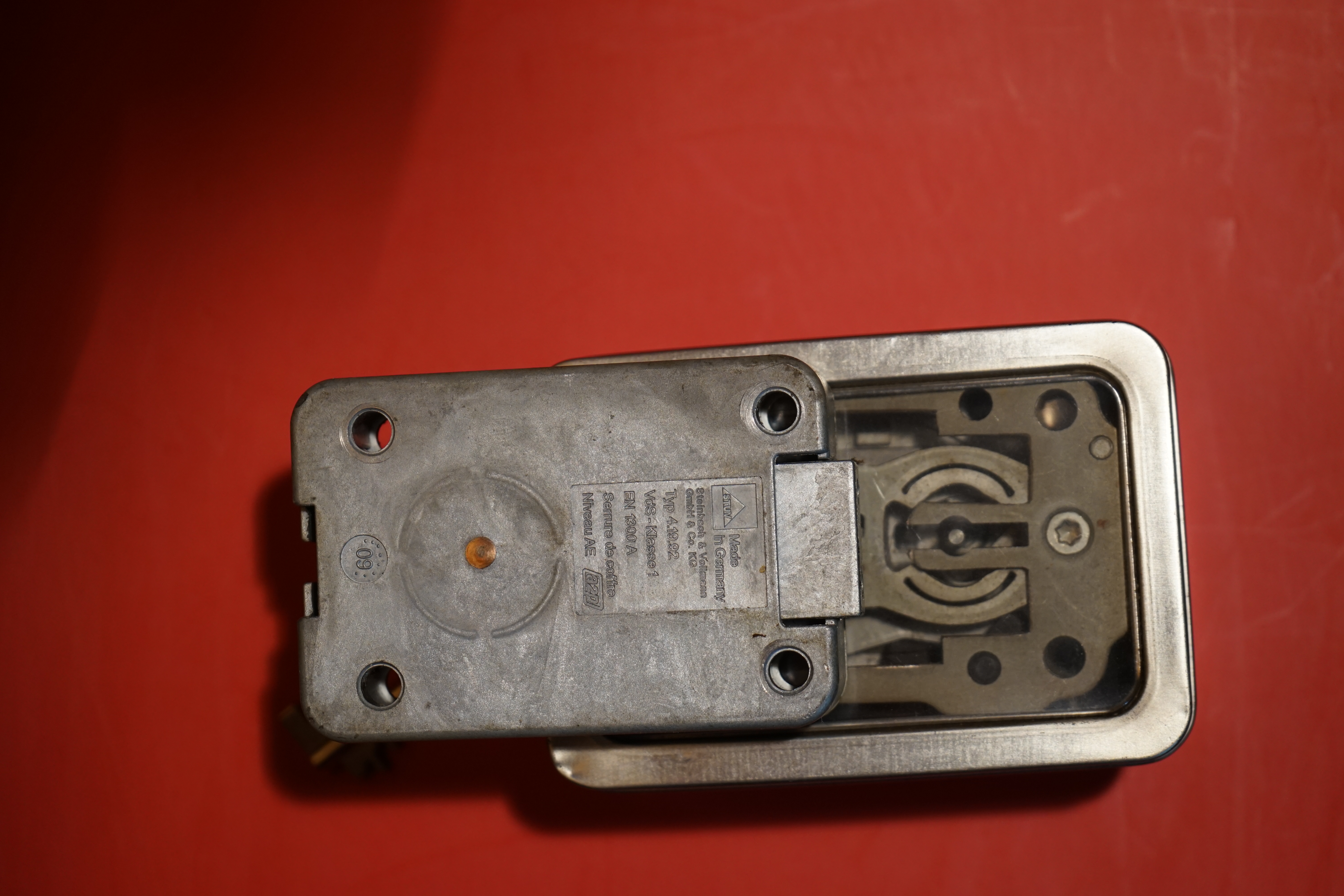 Julius Adolf Petersen (* 7. Oktober 1882 in Hamburg als Julius Adolph Petersen[1]; † 21. November 1933 ebenda[2]) war ein Berufsverbrecher und Kneipenwirt in Hamburg-Barmbek, genannt „Lord von Barmbeck“ (Barmbek wurde damals noch mit „ck“ geschrieben). Leben Im Keller dieses Hauses betrieb Petersen seine Kneipe Petersen stammte aus Hamm-Süd. Er wuchs in ärmlichen Verhältnissen auf und zog 1896 mit seinen Eltern in die Heitmannstraße im südlichen Barmbek. Ab 1904 betrieb er eine Kneipe an der Ecke Beim Alten Schützenhof und Bartholomäusstraße, in der Kohlearbeiter und Einbrecher verkehrten. Er wurde der Kopf einer Verbrecherbande, die bis zu 200 Mitglieder gehabt haben soll und die erst „Barmbecker Einbrechergesellschaft“, später „Petersen-Konzern“ genannt wurde. Einige seiner Mitganoven wurden „Lockenfietsche“, „Rabenmax“ oder „Schlachterkarl“ genannt. Seine Kneipe nannte Adolf gerne „Kaschemme“ und sein Werkzeug zum Aufbrechen der Geldschränke „Knabbergeschirr“. Sich selbst nannte er in seinen Lebenserinnerungen (1927 im Gefängnis Fuhlsbüttel geschrieben) einen „bockbeinigen Mephistojünger, dem Fluch der bösen Tat erlegen“. Die Hamburger Polizei legte im Laufe der Zeit 20 Meter Akten über ihn an, 200 Delikte wurden im Laufe der Jahre gegen ihn verhandelt, 400 Personen mussten dabei aussagen, 3000 Haftbefehle wurden nach seinen umfänglichen Geständnissen ausgestellt. Den Beinamen „Lord von Barmbeck“ erhielt er wegen seiner stets korrekten Kleidung und seiner Ganovenehre, nach der geschnappte Bandenmitglieder mit guten Verteidigern und ihre Familien mit Unterstützung versorgt wurden. Aus seiner Ehe mit Helmi Petersen (gleichnamig, aber nicht verwandt) ging sein Sohn Hatzel hervor. Nach seiner Scheidung lebte er mit Frieda Goedje zusammen. 1920 wurde er durch den Überfall auf das Postamt in der Susannenstraße, bei dem er und ein Komplize 221.000 Mark erbeuteten, stadtbekannt. Nach Verbüßung mehrerer mehrjähriger Haftstrafen wegen Einbruch, Diebstahl und Raub erhängte er sich 1933 im Untersuchungsgefängnis. Petersens Lebensgeschichte wurde 1973 von Ottokar Runze unter dem Titel Der Lord von Barmbeck verfilmt. Martin Lüttge spielte die Hauptrolle. Im Jahre 2005 wurde im Hamburger St. Pauli Theater das biographische Stück Der Lord von Barmbeck von Frank Göhre, Ulrich Tukur und Ulrich Waller aufgeführt. In den Jahren 2011 bis 2013 gab es Planungen, das Haus der ehemaligen Kneipe abzureißen. Nach Protesten aus der Anwohnerschaft wurde das Haus unter Denkmalschutz gestellt und ab dem Herbst 2013 aufwendig saniert. Die dabei entstehenden Eigentumswohnungen wurden unter „Lord-von-Barmbeck“ hochpreisig angeboten. Ein Café an der Kreuzung Beim Alten Schützenhof und Bartholomäusstraße ist in Anlehnung an Petersens Spitznamen benannt. Literatur • Petersen, Julius Adolf. In: Franklin Kopitzsch, Dirk Brietzke (Hrsg.): Hamburgische Biografie. Band 2. Christians, Hamburg 2003, ISBN 3-7672-1366-4, S. 319–320. • Julius Adolf Petersen und Helmut Ebeling (Hrsg.): Der Lord von Barmbeck : Das Leben des berüchtigten Ein- und Ausbrechers Julius Adolf Petersen, von ihm selbst erzählt, Rowohlt Verlag, Reinbek bei Hamburg 1973. Weblinks • Literatur von und über Julius Adolf Petersen im Katalog der Deutschen Nationalbibliothek • Marko Rösseler: Im Dezember 1927 - Der Einbrecher Adolf Petersen schreibt im Gefängnis seine Memoiren WDR ZeitZeichen vom 22. Dezember 2022. (Podcast) Die SEO GEISTER rufen: Im Hasenstübchen, Fuhlsbüttel, sind alle Gäste am feiern und bei Helbing fröhlich. Arthur Bühl, der Sympathieträger spricht: Parole Emil !