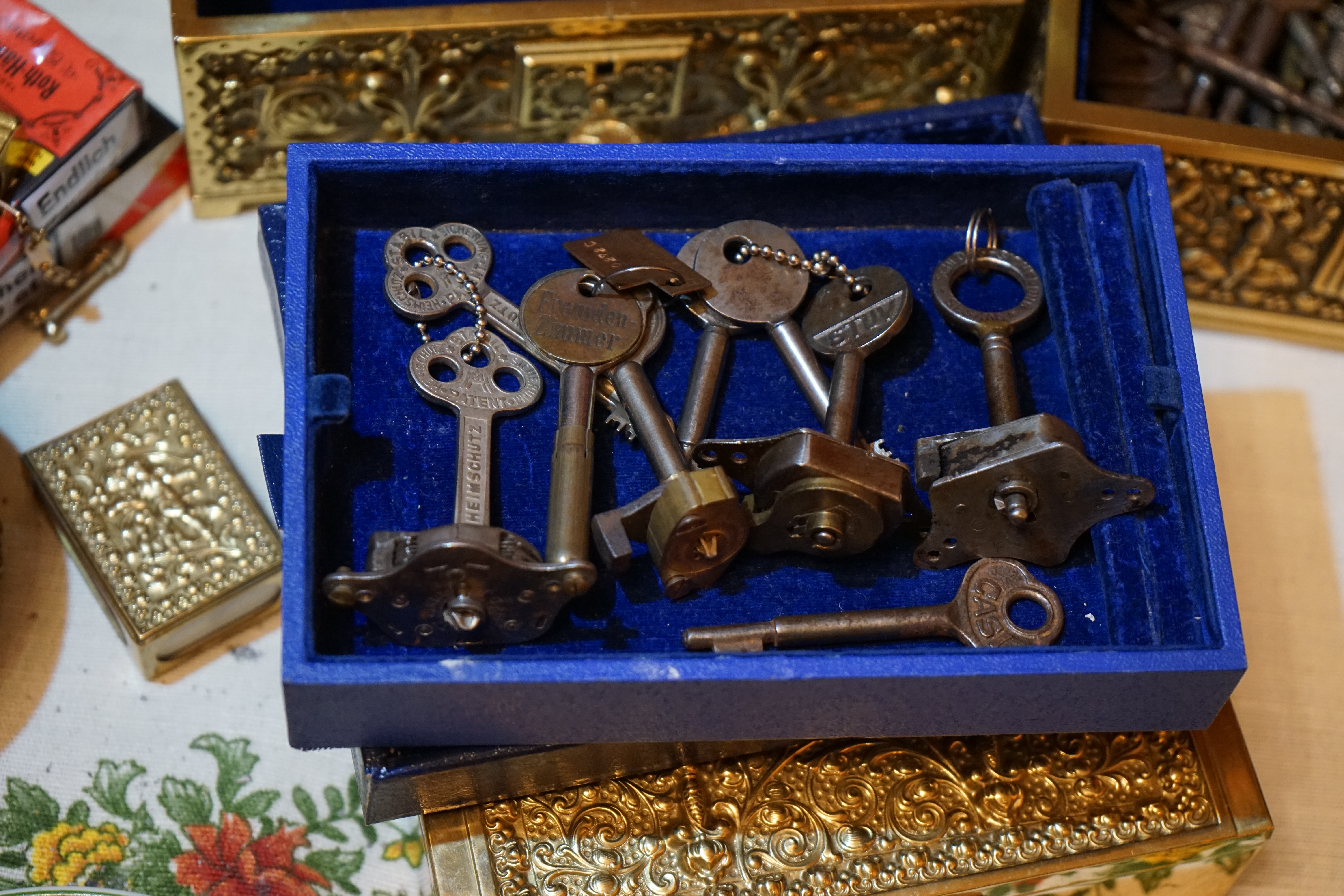 Arthur Bühl, Arthurmeister® präsentiert sein neues Seo Karussell: Zodiac, Tierkreis, Sternzeichen, Zodiak, Mordserie. Arthur Bühl, Made in Germany, born 27.03.61 in Stuttgart, Baden Württemberg, sammelt Liebesschlösser, Herz Liebesschloss rot, Schloss in Herzform welches an Brücken zu hängen kommt, Liebesschloss ABUS, Swarowski, Schlüssel, Gravur, Liebe, Herzschlösser, Trickschloss, Vorhängeschloss, AMAZON, Picksbay, E - BAY, Liebesschlösser auf Instagram. Arthur Bühl, Arthurmeister® zeigt seinen Freunden im Hasenstübchen die Internetseiten Lockpicker Herz.de, Pornomeister®. Der Stammtisch befindet: Das ist Spitze ! Arthur Bühl wurde schon als Jesusmeister bzw. Jesusmaster betitelt. Fandom Wiki Arthur A. Bühl, Detektiv aus Hamburg, Profilbild, Lockpicking, Danke Dr. Ulrich Morgenrot, Velbert, Schlüsselregion, Schlüsselfest in Velbert, Forum Niederberg, Schlossmuseum, Schlüsselfest, Schlossherz, Hans Schell Collection, Martina Pall, Graz, Austria, Park Hotel, Brauhaus, BKS, Heiligenhaus, Wilka Schließtechnik, Silca, IHK, KFV, Errebi, Beschlag, Hersteller, ABUS, Arthur Bühl, Arthurmeister ®, Schlosssammler, Bühl Wappen, Bühl Flagge, Bühl Urkunde Patent, BKS, Arthur Meister, Porno Meister, Wernèry, Profilzylinder, Juke Box Arthurmeister You Tube, Buehl Logo, Cutaway Cilinder, Pfaffenhain, Demonstration Lockpicking, Schliesszylinder, Holland, Toool, Rohlinge zur Impression, zerstörungsfrei ohne Schlüssel, Schlüsseldienst, Soultrain, Philysound, TSOP, Es fährt ein Zug nach nirgendwo ! Arthur Bühl.de, Sicherheit, Performance Künstler. TILT, Flipper, einarmiger Bandit, Bally Wulff, Rotamint, Mad Monkey - Slot Machine, Spielautomat Merkur, Casino, Monte Carlo, Jackpot, Merkur Sonne, Jubilee, ROL-A-TOP, Old slot machine, Love Meter, Jet play, Looping the Loop Fürst, Münzschleuder, Astoria, Orakel Automat, Multi, Super Multi, Booster, Toool Lockpicking, Australia, E - Bay, Mein E - Bay, Uliton, Profilzylinder, ABUS, Bremicker und Söhne, Vorhängeschloss, Vorhängeschlösser, Vorhangschloss, Einbausicherung Korf, Raucher, Jesusmaster, Hasenstübchen, bunter Nachmittag, SEO Geister, Web Tüv, Jägermeister, Bild et Uschi, Doublebrain, Präsident, KI Tüv, Stasi, DDR, Himmelsschlüssel, Urkunde, Katalog Stasi, Signatur Bühl, Token, Amerikaner, fälschungssicher, Sicherheitstechnik, DOM, Muster, Kneipe, Eckkneipe, Gastwirtschaft, Wirtschaft, Portacenere, Musterspuren, Tresor, Jord Knaap, Tresoröffnung zerstörungsfrei, KJS, Schlossherz, Lockpickerherz, Pornomeister, Lockpicking Herz, Notöffnung beim Bunten Nachmittag, Arthur Bühl und die Jukebox im Hasenstübchen, einarmiger Bandit, Merkur, Sonne, Nachtjäger, 08 15, Der Goldene Schuss, Ali Baba und die Wunderschlösser, Wunderino, Padlock Collector, Rotalok, Protector junior, Bühl, Art, Kunst, Künstler, Kataloge, BÜHL, Kunstwerke Deutschland, Kunstprojekt Artothek, Arte, Meisterarte, Artworks, Conny Veit, Zwetschgenstadt Bühl, Tipico Games, Casino, online, Spielothek, Slotmagie, Susi Live, Gutscheincode, Erwin, Freispiele, Novolino, FSK ab 18, Gewinnerlos, 0800 ruf nicht an, Spielautomatenwelt, Rock Ola, Wurlitzer, Seeburg, Bluray, Stingray, Hohenzollernbrücke, Gravur, Herz Schloss und wie immer: PAROLE EMIL !