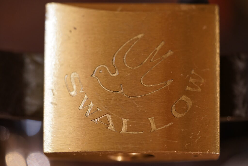 Swallow Schwalbe Vogel Frieden Padlock open offen Arthurmeister Master of the Universe Wired