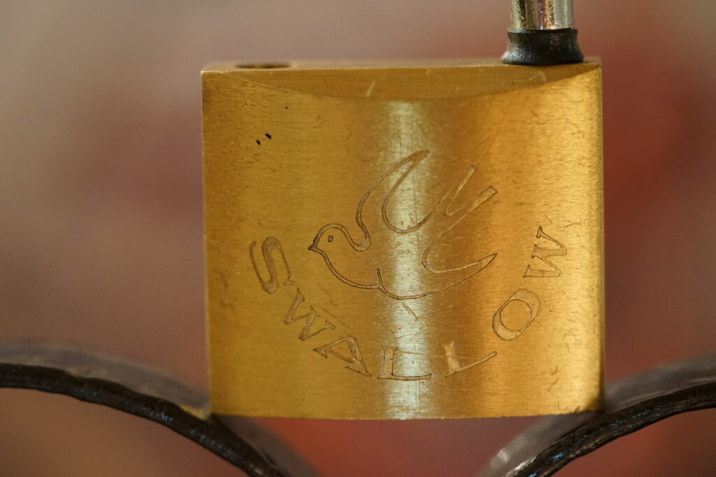 Swallow Schwalbe Taube Vogel Frieden Padlock open offen Arthurmeister Master of the Universe Wired sympathieträger