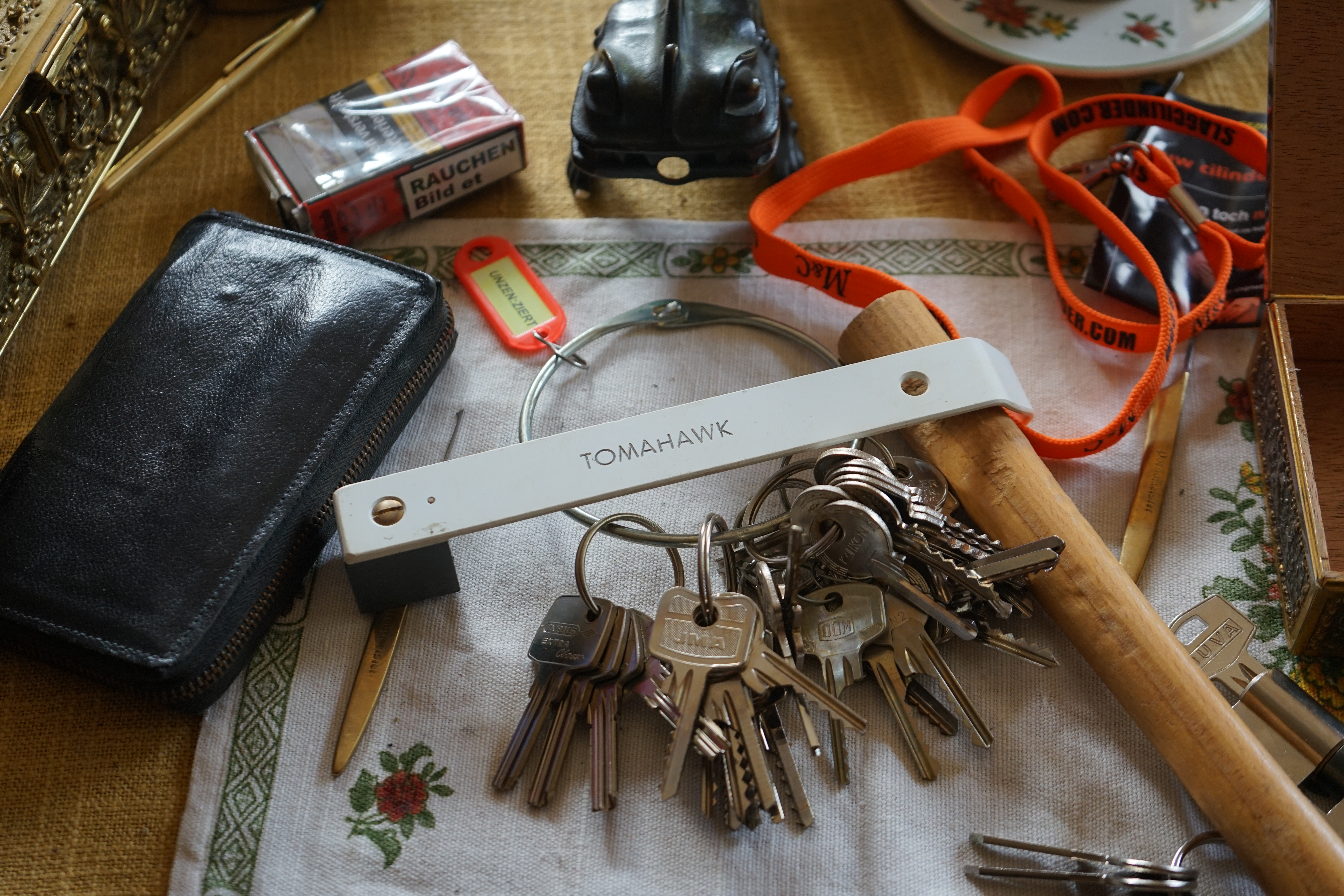 Karussel OFFEN und ZU: 𝔄𝔯𝔱𝔥𝔲𝔯 𝔅ü𝔥𝔩, 𝔄𝔯𝔱𝔥𝔲𝔯𝔪𝔢𝔦𝔰𝔱𝔢𝔯® Arthur Bühl, Jahrgang 1961, Detektiv aus Hamburg, Im Dienste der Wahrheitsfindung unterwegs, betreibt in seiner Freizeit Lockpicking aus Leidenschaft. Der mehrfache Deutsche Meister wird in der WIRED als " Master of Universe " betitelt. In der BILD et ist der Artikel " Herr der Schlösser " abgedruckt. Im Hasenstübchen - Fuhlsbüttel, am Hasenberge, Santa Fu, wird gefeiert. Arthurmeister® stellt seinen Leporello " Der Aufmacher " vor. Der Stammtisch grölt " OFFEN ". Scholischek, Rudi, Heike I, Noagerlzutzler und Arthur prosten sich zu. Die Jukebox auf YouTube spielt Slow Hand ! ♥ Beim Tanzen ruft die Cartomanze " Ey du Sympthieträger, komm mal her " ! Verschlagwortet mit: ♥ Vokuhila, Friseur ♥ Schwäbischer Hengst, Zwetschgen Heini, Bühl er, Zwetschge, Google Earth, Mittelpunkt der Welt, Martinameisterin, Cartomanze, Scholischek, " HIGH NOON ! ". ♥ Parole Emil !