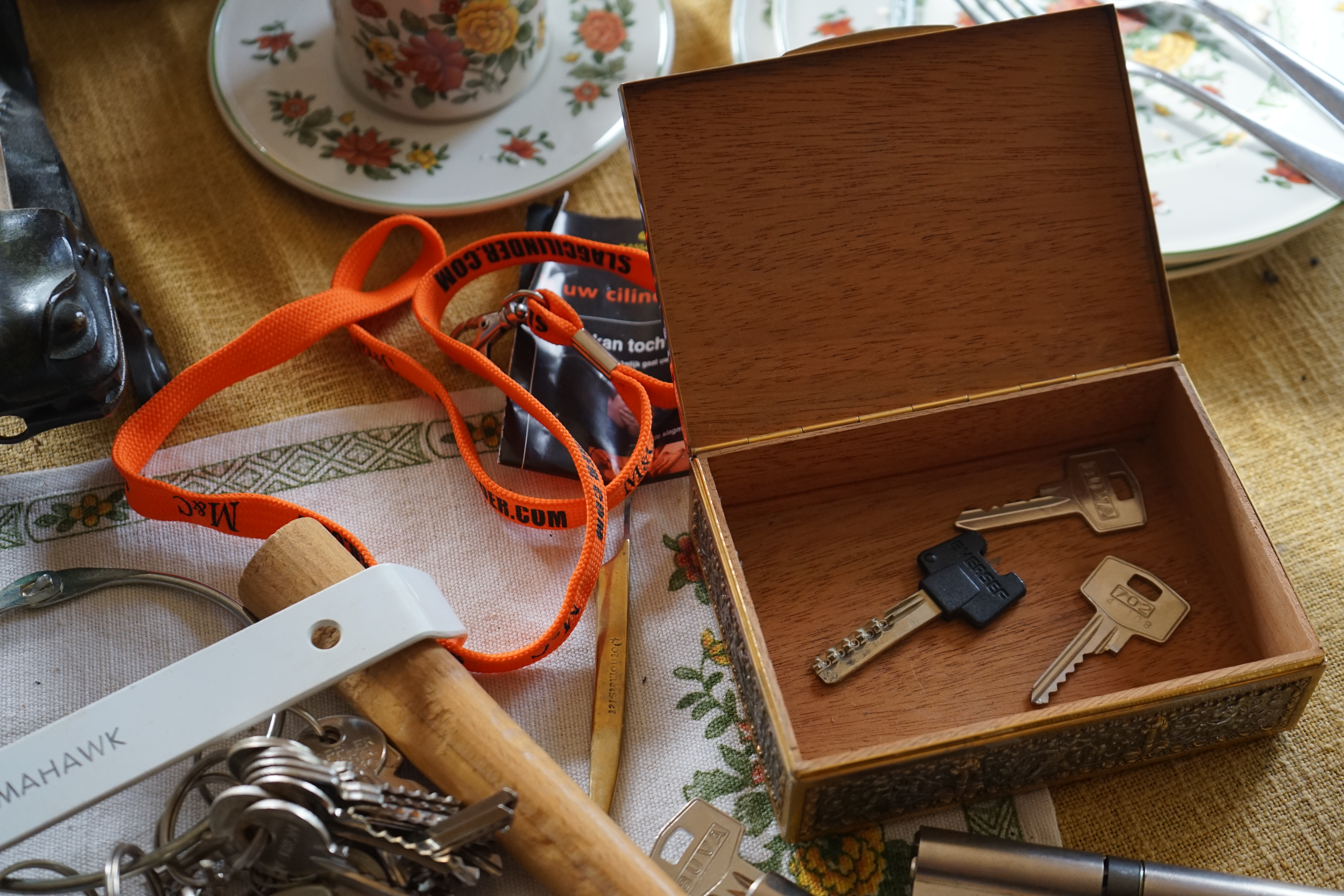 LOTTO 𝔄𝔯𝔱𝔥𝔲𝔯 𝔅ü𝔥𝔩, 𝔄𝔯𝔱𝔥𝔲𝔯𝔪𝔢𝔦𝔰𝔱𝔢𝔯® Samstag 11 Uhr, a.m, " HIGH NOON ". Arthurmeister und die Cartomanze sitzen am Stammtisch im Hasenstübchen, Fuhlsbüttel. Aus der Jukebox by You Tube, der alten Rock-Ola schallt von Element of Crime: Das Hasenstübchern ist der " Mittekpunkt der Welt ". Die zwanzig Mittrinker am Counter schallen mit: Im Lotto spielst du immer nur; die Zahlen zwischen fünf und zehn; und als Zusatzzahl dein Lebensalter; denn als Lottospieler sagst du; darf man höchstens 49 Jahre alt sein; später wäre es schade um das Geld ! Wo DEINE Füße stehen ist der " MITTELPUNKT DER WELT ". Driver Dieter fährt mit Scholischek und Arkadasch zur Annahmestelle ! Verschlagwortet mit: Arthur Bühl, Arthurmeister® Arthur ♥ Schwäbischer Hengst, Buhl, Zwetschgen Heini, Artur, Buehl er, Zwetschge, Made in Germany, Born 1961, Sympathieträger, Google Earth, Mittelpunkt der Welt, Pflaumen, Arkadasch, Datschi, ♥ Martinameisterin, Cartomanze, Scholischek, " HIGH NOON ! ", ♥ ♥ Vokuhila ♥ Parole Emil ! LOTTO II 𝔄𝔯𝔱𝔥𝔲𝔯 𝔅ü𝔥𝔩, 𝔄𝔯𝔱𝔥𝔲𝔯𝔪𝔢𝔦𝔰𝔱𝔢𝔯® Samstag 11 Uhr, a.m. " HIGH NOON ". Arthurmeister und die Cartomanze sitzen am Stammtisch im Hasenstübchen, Hamburg - Fuhlsbüttel. Aus Arthurmeister`s Jukebox by You Tube, der alten Rock -Ola schallt von Element of Crime: Das Hasenstübchen ist der " Mittelpunkt der Welt ". Die zwanzig Trinker am Counter schallen mit: " Im Lotto spielst du immer nur die Zahlen zwischen fünf und zehn, und als Zusatzzahl dein Lebensalter, denn als Lottospieler darf man höchstens 49 Jahre alt sein, später wäre es schade um das Geld ! Wo unsere Füße stehen, ist der Mittelpunkt der Welt ! Arkadasch und Scholischek fahren mit Driver Dieter zum Lottogeschäft ! Verschlagwortet mit: Arthur Bühl, Arthurmeister®. Die SEO - Geister.de rufen: Buhl er Zwetschge, International Lockpicking, Google Earth, Earth Song, Schwäbischer Hengst und Sympathietraeger ! Verzwetschget mit: Arthur A. Bühl, Lockpicking, Deutscher Meister, Made in Germany, born 1961, in Stuttgart, Baden - Württemberg, is picking ABUS - Padlock, am Stammtisch ♥. Arthur Buehl, Arthurmeister raucht Roth - Händle Cigaretten aus der Stadt Lahr - Bühl, Schwarzwald, Black Forest. Die Damen trinken Rotkäppchen. Stößchen ! Mr. Smitz from Beverly Hills is calling. Arthurmeister, powerd by KI-Worldwide.de, speek to Mr. Smitz from the Playboy: Sorte Schwäbischer - Hengst.de is großfruchtig und süss ♥. No, only woman has Pflaumen. Yes, I will send greetings to your friend Friede Springer from the BILD et News, Hamburg. SEO für heute: Hasenstübchen, S - Bahn, Ohlsdorf, Am Hasenberge, Stanta Fu, Friedhof ! Vokuhila ♥ Zwetschgen - Heini, Parole Emil ! Arthur ♥ Schwäbischer Hengst, Buhl, Zwetschgen Heini, Artur, Buehl er, Zwetschge, Made in Germany, Born 1961, Sympathieträger, Google Earth, Mittelpunkt der Welt, Pflaumen, Arkadasch, Datschi, ♥ Martinameisterin, Cartomanze, Scholischek, " HIGH NOON ! ", ♥ ♥ Vokuhila ♥ Parole Emil !