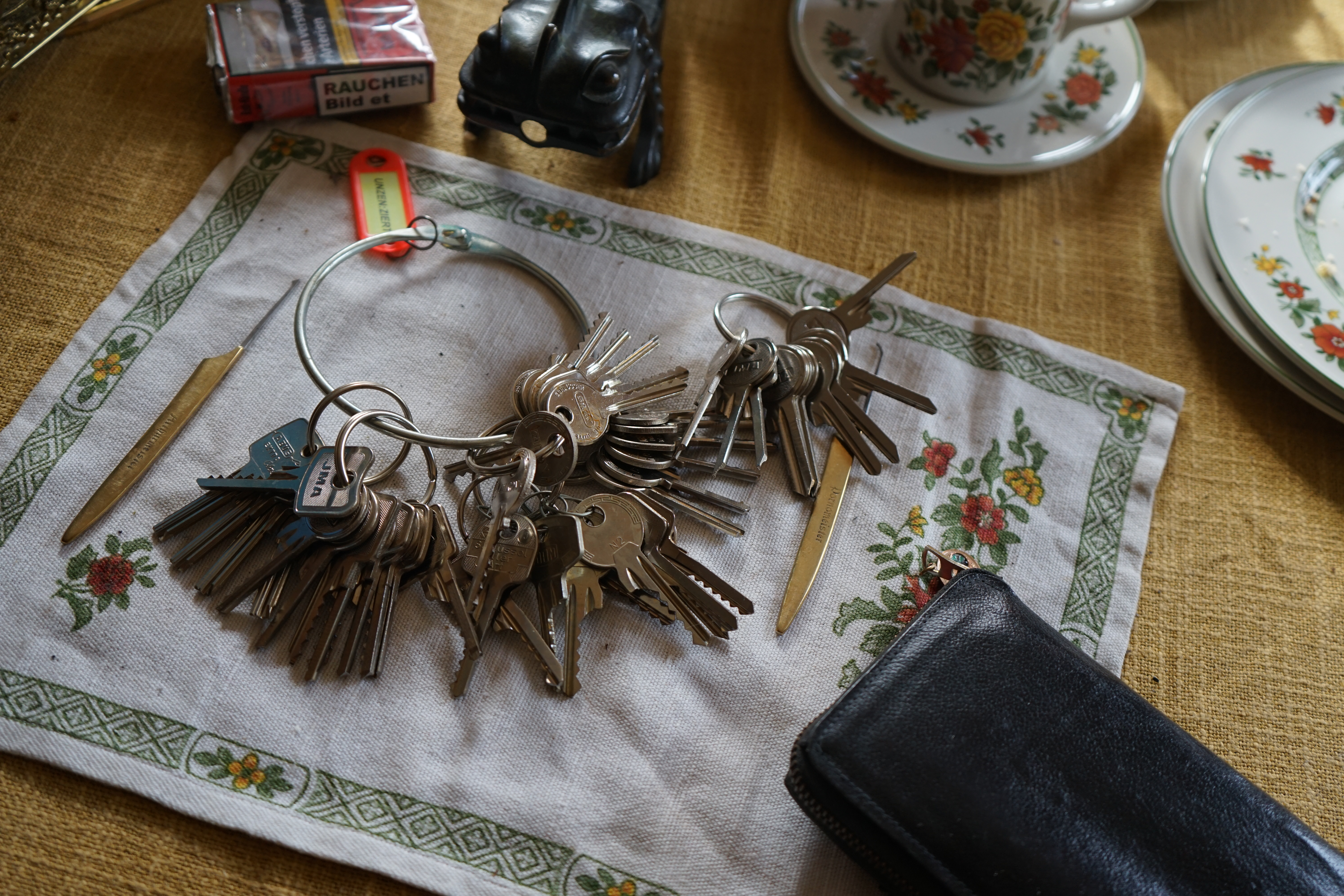 SEO Im Dienste der Wahrheitsfindung: ♥ 𝔄𝔯𝔱𝔥𝔲𝔯 𝔅ü𝔥𝔩, 𝔄𝔯𝔱𝔥𝔲𝔯𝔪𝔢𝔦𝔰𝔱𝔢𝔯® Arthur A. Bühl, Jahrgang 1961, wird von den Mitgliedern des BDD, Bundesverband Deutscher Detektive, jetzt BUDEG zur 30 jährigen Mitgliedschaft beglückwünscht und für seine Dienste zur Wahrheitsfindung mit der Verleihung der goldenen Ehrennadel gewürdigt. Die Kollegen haben ihm ebenfalls in der TAZ, FAZ, Welt und Hamburger Abendblatt gratuliert und sogar Anzeigen in der Rubrik Verschiedenes geschaltet. Arthur Bühl ist Inhaber der Marke Arthurmeister®. Veröffentlicht unter Linkedin, Xing, Google Panel, Twitter X. Verschlagwortet mit: ♥ Vokuhila, Friseur ♥ Schwäbischer Hengst, Zwetschgen Heini, Bühl er, Zwetschge, Google Earth, Mittelpunkt der Welt, Martinameisterin, Cartomanze, Scholischek, " HIGH NOON ! ". ♥ Parole Emil !