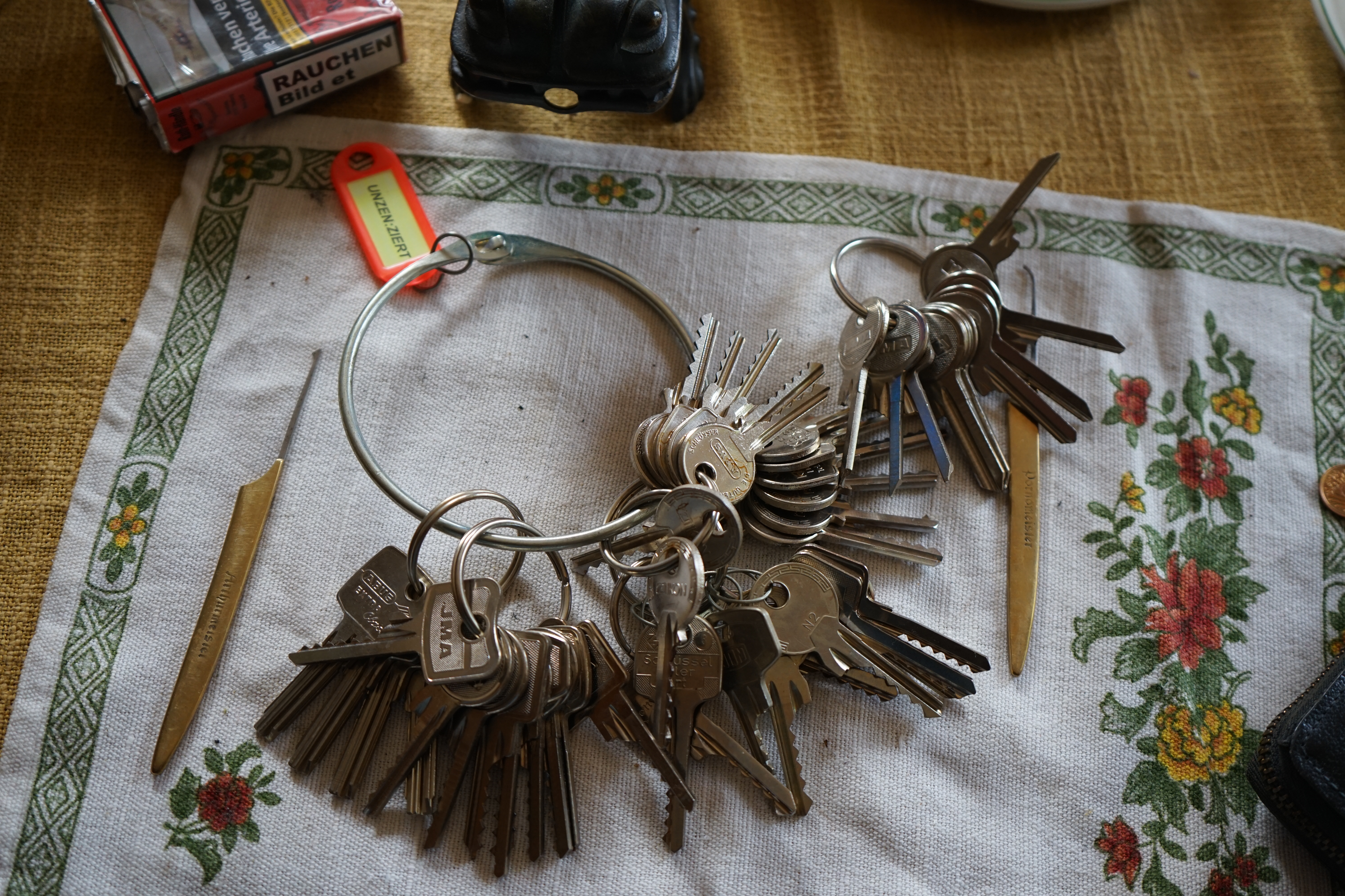 Karussel OFFEN und ZU: 𝔄𝔯𝔱𝔥𝔲𝔯 𝔅ü𝔥𝔩, 𝔄𝔯𝔱𝔥𝔲𝔯𝔪𝔢𝔦𝔰𝔱𝔢𝔯® Arthur Bühl, Jahrgang 1961, Detektiv aus Hamburg, Im Dienste der Wahrheitsfindung unterwegs, betreibt in seiner Freizeit Lockpicking aus Leidenschaft. Der mehrfache Deutsche Meister wird in der WIRED als " Master of Universe " betitelt. In der BILD et ist der Artikel " Herr der Schlösser " abgedruckt. Im Hasenstübchen - Fuhlsbüttel, am Hasenberge, Santa Fu, wird gefeiert. Arthurmeister® stellt seinen Leporello " Der Aufmacher " vor. Der Stammtisch grölt " OFFEN ". Scholischek, Rudi, Heike I, Noagerlzutzler und Arthur prosten sich zu. Die Jukebox auf YouTube spielt Slow Hand ! ♥ Beim Tanzen ruft die Cartomanze " Ey du Sympthieträger, komm mal her " ! Verschlagwortet mit: ♥ Vokuhila, Friseur ♥ Schwäbischer Hengst, Zwetschgen Heini, Bühl er, Zwetschge, Google Earth, Mittelpunkt der Welt, Martinameisterin, Cartomanze, Scholischek, " HIGH NOON ! ". ♥ Parole Emil !