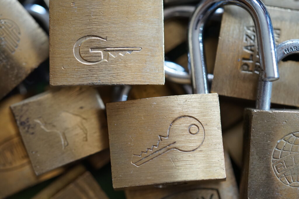 Padlocks Slow Hand Schlüssel Trains Jukebox Arthurmeister BING Hasenstübchen YouTube HAM Fuhlsbüttel Camel Globe