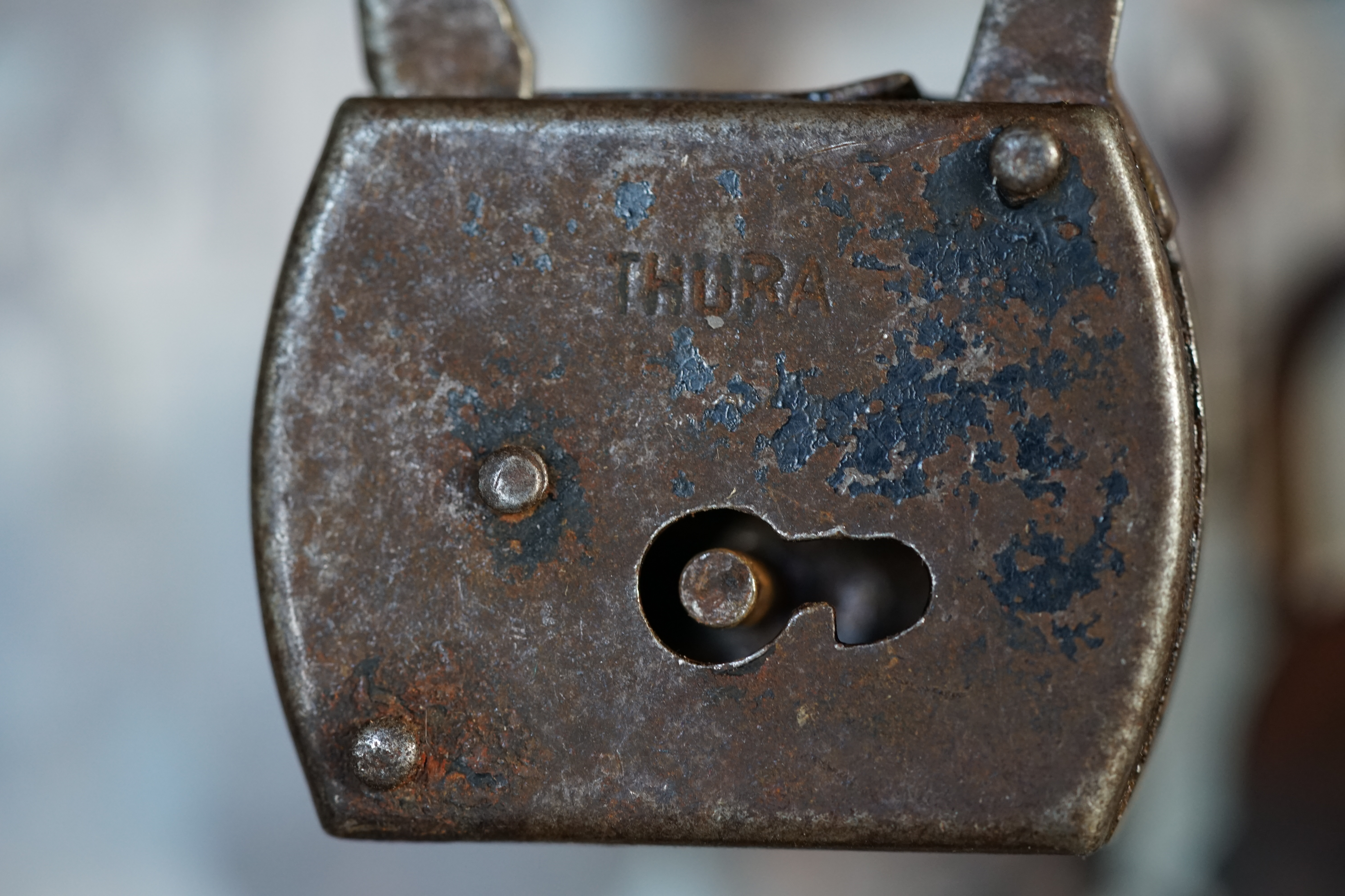 Max und Moritz - Eine Bubengeschichte in sieben Streichen Max und Moritz machten beide, als sie lebten, keinem Freude; Bildlich siehst du jetzt die Possen, die in Wirklichkeit verdrossen, mit behaglichem Gekicher, weil du selbst vor ihnen sicher. Aber das bedenke stets : Wie man’s treibt, mein Kind, so geht’s. Vorwort Ach was muß man oft von bösen Kindern hören oder lesen ! Wie zum Beispiel hier von diesen, welche Max und Moritz hießen. Die, anstatt durch weise Lehren sich zum Guten zu bekehren, oftmals noch darüber lachten und sich heimlich lustig machten. Ja, zur Übeltätigkeit, Ja, dazu ist man bereit ! Menschen necken, Tiere quälen, Äpfel, Birnen, Zwetschen stehlen, das ist freilich angenehmer und dazu auch viel bequemer, als in Kirche oder Schule festzusitzen auf dem Stuhle. Aber wehe, wehe, wehe, Wenn ich auf das Ende sehe ! ! Aber wehe, wehe, wehe, Wenn ich auf das Ende sehe ! ! Ach, das war ein schlimmes Ding, wie es Max und Moritz ging. Drum ist hier, was sie getrieben, abgemalt und aufgeschrieben. Max und Moritz - Erster Streich - Witwe Bolte Mancher gibt sich viele Müh mit dem lieben Federvieh; einesteils der Eier wegen, welche diese Vögel legen, zweitens, weil man dann und wann einen Braten essen kann; drittens aber nimmt man auch ihre Federn zum Gebrauch in die Kissen und die Pfühle, denn man liegt nicht gerne kühle. " Seht, da ist die Witwe Bolte, Die das auch nicht gerne wollte. " Seht, da ist die Witwe Bolte, die das auch nicht gerne wollte. Ihrer Hühner waren drei und ein stolzer Hahn dabei. Max und Moritz dachten nun : Was ist hier jetzt wohl zu tun ? Ganz geschwinde, eins, zwei, drei, schneiden sie sich Brot entzwei, in vier Teile, jedes Stück wie ein kleiner Finger dick. Diese binden sie an Fäden, übers Kreuz, ein Stück an jeden, und verlegen sie genau in den Hof der guten Frau. Kaum hat dies der Hahn gesehen, fängt er auch schon an zu krähen: Kikeriki, kikikerikih!! Tak, tak, tak, da kommen sie! Hahn und Hühner schlucken munter jedes ein Stück Brot hinunter; Aber als sie sich besinnen, konnte keines recht von hinnen. In die Kreuz und in die Quer reißen sie sich hin und her, flattern auf und in die Höh, Ach herrje, herrjemine! Ach, sie bleiben an dem langen, Dürren Ast des Baumes hangen. Und ihr Hals wird lang und länger, Ihr Gesang wird bang und bänger, Jedes legt noch schnell ein Ei, Und dann kommt der Tod herbei. Witwe Bolte in der Kammer Hört im Bette diesen Jammer; Ahnungsvoll tritt sie heraus: Ach, was war das für ein Graus! " Fließet aus dem Aug, ihr Tränen! All mein Hoffen, all mein Sehnen, meines Lebens schönster Traum hängt an diesem Apfelbaum " ! Tiefbetrübt und sorgenschwer kriegt sie jetzt das Messer her, Nimmt die Toten von den Strängen, Daß sie so nicht länger hängen, Und mit stummem Trauerblick Kehrt sie in ihr Haus zurück. Dieses war der erste Streich, Doch der zweite folgt sogleich. Max und Moritz - Zweiter Streich Als die gute Witwe Bolte Sich von ihrem Schmerz erholte, Dachte sie so hin und her, Daß es wohl das beste wär, Die Verstorbnen, die hienieden Schon so frühe abgeschieden, Ganz im stillen und in Ehren Gut gebraten zu verzehren. Freilich war die Trauer groß, Als sie nun so nackt und bloß Abgerupft am Herde lagen, Sie, die einst in schönen Tagen Bald im Hofe, bald im Garten Lebensfroh im Sande scharrten. Ach, Frau Bolte weint aufs neu, Und der Spitz steht auch dabei. Max und Moritz rochen dieses: "Schnell aufs Dach gekrochen!“ hieß es. Durch den Schornstein mit Vergnügen Sehen sie die Hühner liegen, Die schon ohne Kopf und Gurgeln Lieblich in der Pfanne schmurgeln. " Eben geht mit einem Teller Witwe Bolte in den Keller " Eben geht mit einem Teller Witwe Bolte in den Keller, Daß sie von dem Sauerkohle Eine Portion sich hole, Wofür sie besonders schwärmt, Wenn er wieder aufgewärmt. Unterdessen auf dem Dache Ist man tätig bei der Sache. Max hat schon mit Vorbedacht Eine Angel mitgebracht. Schnupdiwup, da wird nach oben Schon ein Huhn heraufgehoben! Schnupdiwup, jetzt Numro zwei! Schnupdiwup, jetzt Numro drei! Und jetzt kommt noch Numro vier: Schnupdiwup, dich haben wir! Zwar der Spitz sah es genau Und er bellt: Rawau, rawau! Aber schon sind sie ganz munter Fort und von dem Dach herunter. Na, das wird Spektakel geben, Denn Frau Bolte kommt soeben; Angewurzelt stand sie da, Als sie nach der Pfanne sah. Alle Hühner waren fort, "Spitz!“ das war ihr erstes Wort. "O du Spitz, du Ungetüm! Aber wart, ich komme ihm!“ Mit dem Löffel groß und schwer Geht es über Spitzen her; Laut ertönt sein Wehgeschrei, Denn er fühlt sich schuldenfrei. Max und Moritz im Verstecke Schnarchen aber an der Hecke. Und vom ganzen Hühnerschmaus Guckt nur noch ein Bein heraus. Dieses war der zweite Streich, Doch der dritte folgt sogleich. Max und Moritz - Dritter Streich Jedermann im Dorfe kannte Einen, der sich Böck benannte. " Alle diese Kleidungssachen Wußte Schneider Böck zu machen. " Alltagsröcke, Sonntagsröcke, Lange Hosen, spitze Fräcke, Westen mit bequemen Taschen, Warme Mäntel und Gamaschen, Alle diese Kleidungssachen Wußte Schneider Böck zu machen. Oder wäre was zu flicken, Abzuschneiden, anzustücken, Oder gar ein Knopf der Hose Abgerissen oder lose Wie und wo und was es sei, Hinten, vorne, einerlei Alles macht der Meister Böck, Denn das ist sein Lebenszweck. Drum so hat in der Gemeinde Jedermann ihn gern zum Freunde. Aber Max und Moritz dachten, Wie sie ihn verdrießlich machten. Nämlich vor des Meisters Hause Floß ein Wasser mit Gebrause. Übers Wasser führt ein Steg Und darüber geht der Weg. Max und Moritz, gar nicht träge, Sägen heimlich mit der Säge, Ritzeratze! voller Tücke, In die Brücke eine Lücke. Als nun diese Tat vorbei, Hört man plötzlich ein Geschrei: "He, heraus, du Ziegen-Böck! Scheider Schneider, meck, meck, meck!“ Alles konnte Böck ertragen, Ohne nur ein Wort zu sagen; Aber wenn er dies erfuhr, Ging“s ihm wider die Natur. " Denn schon wieder ihm zum Schreck Tönt ein lautes: ‚Meck, meck, meck! " Schnelle springt er mit der Elle Über seines Hauses Schwelle, Denn schon wieder ihm zum Schreck Tönt ein lautes: "Meck, meck, meck!“ Und schon ist er auf der Brücke. Kracks, die Brücke bricht in Stücke! Wieder tönt es: "Meck, meck, meck!“ Plumps, da ist der Schneider weg! Grad als dieses vorgekommen, Kommt ein Gänsepaar geschwommen, Welches Böck in Todeshast Krampfhaft bei den Beinen faßt. Beide Gänse in der Hand, Flattert er auf trocknes Land. Übrigens bei alledem Ist so etwas nicht bequem! Wie denn Böck von der Geschichte Auch das Magendrücken kriegte. Hoch ist hier Frau Böck zu preisen! Denn ein heißes Bügeleisen, Auf den kalten Leib gebracht, Hat es wiedergutgemacht. Bald im Dorf hinauf, hinunter Hieß es: Böck ist wieder munter. Dieses war der dritte Streich, Doch der vierte folgt sogleich. Max und Moritz - Vierter Streich Also lautet ein Beschluß: Daß der Mensch was lernen muß. Nicht allein das Abc Bringt den Menschen in die Höh, Nicht allein im Schreiben, Lesen Übt sich ein vernünftig Wesen; Nicht allein in Rechnungssachen Soll der Mensch sich Mühe machen; Sondern auch der Weisheit Lehren Muß man mit Vergnügen hören. " Daß dies mit Verstand geschah War Herr Lehrer Lämpel da. " Daß dies mit Verstand geschah War Herr Lehrer Lämpel da. Max und Moritz, diese beiden, Mochten ihn darum nicht leiden. Denn wer böse Streiche macht, Gibt nicht auf den Lehrer acht. Nun war dieser brave Lehrer Von dem Tobak ein Verehrer, Was man ohne alle Frage Nach des Tages Müh und Plage Einem guten, alten Mann Auch von Herzen gönnen kann. Max und Moritz, unverdrossen, Sinnen aber schon auf Possen, Ob vermittelst seiner Pfeifen Dieser Mann nicht anzugreifen. Einstens, als es Sonntag wieder Und Herr Lämpel brav und bieder In der Kirche mit Gefühle Saß vor seinem Orgelspiele, Schlichen sich die bösen Buben In sein – Haus und seine Stuben, Wo die Meerschaumpfeife stand; Max hält sie in seiner Hand; Aber Moritz aus der Tasche Zieht die Flintenpulverflasche, Und geschwinde – stopf, stopf, stopf – Pulver in den Pfeifenkopf. Jetzt nur still und schnell nach Haus, Denn schon ist die Kirche aus! Eben schließt in sanfter Ruh Lämpel seine Kirche zu; Und mit Buch und Notenheften, Nach besorgten Amtsgeschäften, Lenkt er freudig seine Schritte Zu der heimatlichen Hütte, Und voll Dankbarkeit sodann Zündet er sein Pfeifchen an. "Ach!“ spricht er, "die größte Freud Ist doch die Zufriedenheit!“ Rums, da geht die Pfeife los Mit Getöse, schrecklich groß! Kaffeetopf und Wasserglas, Tabaksdose, Tintenfaß, Ofen, Tisch und Sorgensitz Alles fliegt im Pulverblitz. Als der Dampf sich nun erhob, Sieht man Lämpel, der – gottlob! – Lebend auf dem Rücken liegt; Doch er hat was abgekriegt. Nase, Hand, Gesicht und Ohren Sind so schwarz als wie die Mohren, Und des Haares letzter Schopf Ist verbrannt bis auf den Kopf. Wer soll nun die Kinder lehren Und die Wissenschaft vermehren Wer soll nun für Lämpel leiten Seine Amtestätigkeiten Woraus soll der Lehrer rauchen, Wenn die Pfeife nicht zu brauchen Mit der Zeit wird alles heil, Nur die Pfeife hat ihr Teil. Dieses war der vierte Streich, Doch der fünfte folgt sogleich. Max und Moritz - Fünfter Streich Wer in Dorfe oder Stadt Einen Onkel wohnen hat, Der sei höflich und bescheiden; Denn das mag der Onkel leiden. Morgens sagt man: " Guten Morgen! Haben Sie was zu besorgen?“ Bringt ihm, was er haben muß: Zeitung, Pfeife, Fidibus. Oder sollt `es wo im Rücken Drücken, beißen oder zwicken, Gleich ist man mit Freudigkeit Dienstbeflissen und bereit. Oder sei`s nach einer Prise, Daß der Onkel heftig niese, Ruft man: " Prosit ! " alsogleich. " Danke ! " - " Wohl bekomm es Euch ! " Oder kommt er spät nach Haus, Zieht man ihm die Stiefel aus, Holt Pantoffel, Schlafrock, Mütze, Daß er nicht im Kalten sitze. Kurz, man ist darauf bedacht, Was dem Onkel Freude macht. Max und Moritz ihrerseits Fanden darin keinen Reiz. Denkt euch nur, welch schlechten Witz Machten sie mit Onkel Fritz ! Jeder weiß, was so ein Mai- Käfer für ein Vogel sei. In den Bäumen hin und her Fliegt und kriecht und krabbelt er. Max und Moritz, immer munter, Schütteln sie vom Baum herunter. In die Tüte von Papiere Sperren sie die Krabbeltiere. Fort damit und in die Ecke Unter Onkel Fritzens Decke! Bald zu Bett geht Onkel Fritze In der spitzen Zipfelmütze; Seine Augen macht er zu Hüllt sich ein und schläft in Ruh. Doch die Käfer - kritze, kratze ! - Kommen schnell aus der Matratze. Schon faßt einer, der voran, Onkel Fritzens Nase an. " Bau! " schreit er“,was ist das hier ? " Und erfaßt das Ungetier. Und den Onkel voller Grausen Sieht man aus dem Bette sausen. " Autsch! " - schon wieder hat er einen lm Genicke, an den Beinen; Hin und her und rundherum Kriecht es, fliegt es mit Gebrumm. " Onkel Fritz, in dieser Not, Haut und trampelt alles tot. " Onkel Fritz, in dieser Not, Haut und trampelt alles tot. Guckste wohl, jetzt ist“s vorbei Mit der Käferkrabbelei! Onkel Fritz hat wieder Ruh Und macht seine Augen zu. Dieses war der fünfte Streich, Doch der sechste folgt sogleich. Max und Moritz - Sechster Streich In der schönen Osterzeit, Wenn die frommen Bäckersleut Viele süße Zuckersachen Backen und zurechtemachen, Wünschen Max und Moritz auch Sich so etwas zum Gebrauch. Doch der Bäcker, mit Bedacht, Hat das Backhaus zugemacht, Also, will hier einer stehlen, Muß er durch den Schlot sich quälen. Ratsch! . da kommen die zwei Knaben Durch den Schornstein,schwarz wie Raben. Puff. sie fallen in die Kist, Wo das Mehl darinnen ist ! Da! nun sind sie alle beide rundherum so weiß wie Kreide Aber schon mit viel Vergnügen sehen sie die Brezeln liegen. Knacks! da bricht der Stuhl entzwei; Schwapp! da liegen sie im Brei. Ganz von Kuchenteig umhüllt, stehn sie da als Jammerbild. " Gleich erscheint der Meister Bäcker Und bemerkt die Zuckerlecker. " Gleich erscheint der Meister Bäcker Und bemerkt die Zuckerlecker. Eins, zwei, drei, eh man`s gedacht, sind zwei Brote draus gemacht ! In dem Ofen glüht es noch Ruff ! damit ins Ofenloch ! Ruff! man zieht sie aus der Glut; Denn nun sind sie braun und gut ! Jeder denkt: die sind perdü ! Aber nein - noch leben sie. Knusper, knasper ! wie zwei Mäuse Fressen sie durch das Gehäuse; Und der Meister Bäcker schrie: " Ach herrje, da laufen sie ! " Dieses war der sechste Streich, Doch der letzte folgt sogleich. Max und Moritz - Letzter Streich Max und Moritz, wehe euch ! Jetzt kommt euer letzter Streich ! Wozu müssen auch die beiden Löcher in die Säcke schneiden ? " Seht, da trägt der Bauer Mecke Einen seiner Maltersäcke. " Seht, da trägt der Bauer Mecke Einen seiner Maltersäcke. Aber kaum, daß er von hinnen, fängt das Korn schon an zu rinnen. Und verwundert steht und spricht er: " Zapperment ! Dat Ding werd lichter ! " Hei ! Da sieht er voller Freude Max und Moritz im Getreide. Rabs ! - In seinen großen Sack Schaufelt er das Lumpenpack. Max und Moritz wird es schwüle; Denn nun geht es nach der Mühle. " Meister Müller, he, heran ! Mahl er das, so schnell er kann ! " " Her damit ! " und in den Trichter Schüttelt er die Bösewichter. Rickeracke! Rickeracke! Geht die Mühle mit Geknacke. Hier kann man sie noch erblicken Fein geschroten und in Stücken. Doch sogleich verzehret sie Meister Müllers Federvieh. Schluß Als man dies im Dorf erfuhr, War von Trauer keine Spur. Witwe Bolte, mild und weich, Sprach: " Sieh da, ich dacht es gleich ! " " Jajaja ! " rief Meister Böck, " Bosheit ist kein Lebenszweck! " Drauf so sprach Herr Lehrer Lämpel: " Dies ist wieder ein Exempel! " " Freilich“, meint der Zuckerbäcker, " Warum ist der Mensch so lecker ! " Selbst der gute Onkel Fritze Sprach: " Das kommt von dumme Witze ! " Doch der brave Bauersmann Dachte: " Wat geiht meck dat an ! " Kurz, im ganzen Ort herum Ging ein freudiges Gebrumm " Gott sei Dank ! Nun ist`s vorbei Mit der Übeltäterei ! ! " Tagged with Arthur Andreas Bühl, Arthurmeister, Vereins - Wiki - Fandom, Linkedin Detektiv Arthur Bühl aus Hamburg, Bühl, Stadt Bühl, Wappen Bühl, Design Bühl, Zwetschgenfest Bühl, Schwäbischer Hengst Bühl, Arthur Bühl, geb. 1961, Babyboomer, Detektiv aus Hamburg sagt am Stammtisch: Wilhelm, du alter Säufer ! Hier lautet es: Parole Emil ! Koksa.org erfreulich Schlossindustrie und Elite rücken zusammen. Pressebox KABA Days, Boston Magazin Arthurmeister, one off the top lockpickers of the world. Sympathieträger Ausperrstunde, Ein bischen Ruhe bitte, Wired Arthurmeister boom`s, Wikipedia, Jukebox im Hasenstübchen