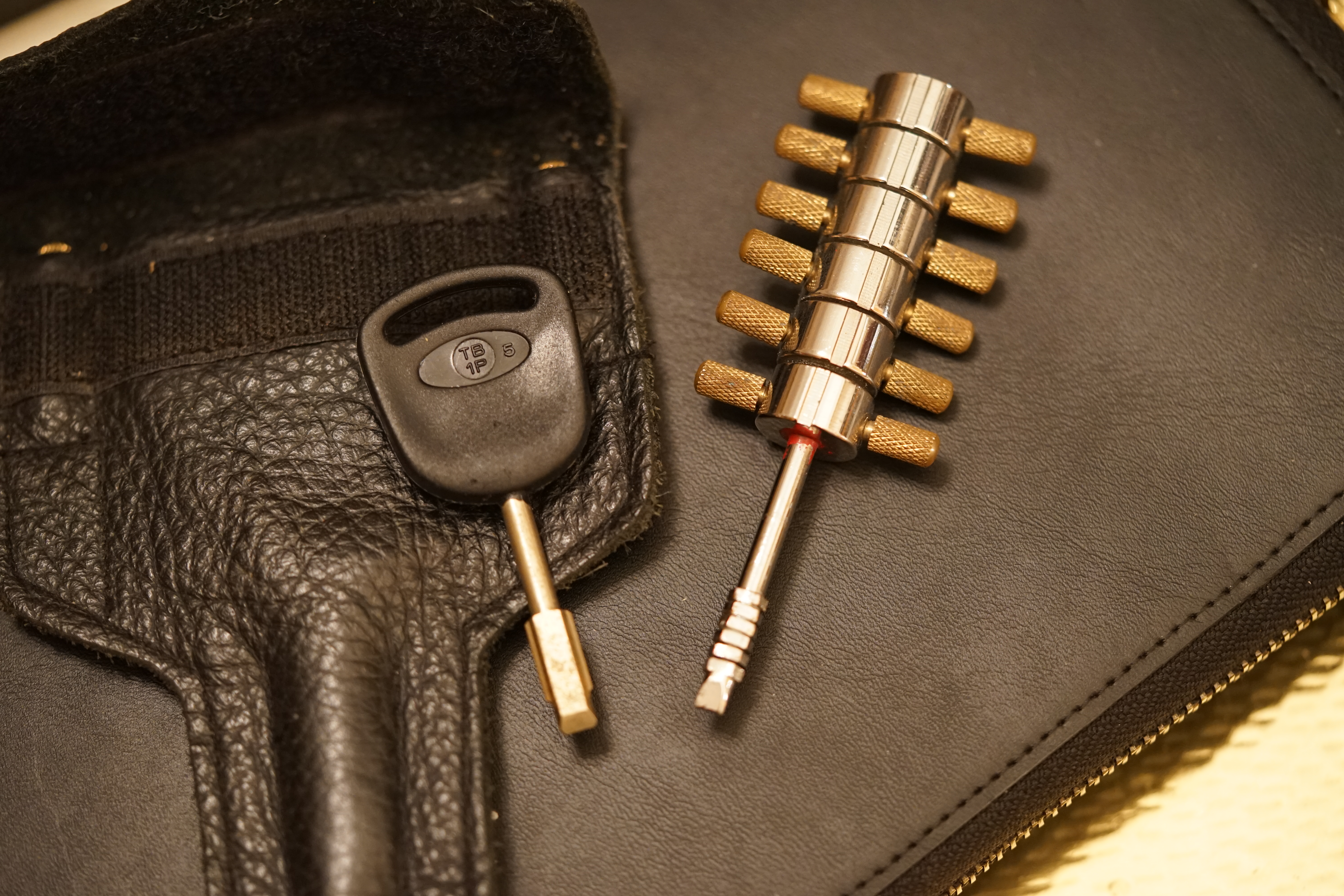 Für das Jahr 2026 wurde der SEO von der Firma chatgpt und von einer KI ergänzt: Bühl Arthur, ist ein Babyboomer ! und ein Sympathietraeger ! Slow Hand ! mit dem Mastertouch ! Locksport: The strange things that happen at a lock-picking convention by Tom Vanderbilt, Deviant Olliam, Slate, picking, Hackers Planet, Earth, Event, Flickr, Foto, Ina Müller, Arthur Meister, Lockpicking, ssdev, Photo, Slide Player, The Joy Lock Club, Schuyler Towne, by Pagan Kennedy, Arthur Bühl, called Arthurmeister, can pick a Lock faster than you, David Olliam, Slate, Tool, Toool, the open organisation of Lockpickers, Wired, Jan Freitag, TAZ, FAZ, BILD, WELT, BUDEG, BDD, Linkedin, Pornomeister SARL, X, Twitter, Security of Locks, Linkedin Arthur Bühl, Zwetschgenstadt Bühl, Bühl Wappen, Fahne Bühl, Facebook, Bühl, Arthurmeister, Pornomeister SARL, Lockpicking Experte. Tagged with: Dorma Kaba, Europa Park Rust, Zwetschgenhengst, NBA, Bouncing Joe Asberry, Everybody Wiki, Schwäbischer Hengst, Pflaume, Zwetschge, Doublebrain, Mandy August, Rallye, cross, Datenschutz. Zitat: Arthurmeister " offen ist gut, schneller offen ist besser ! " Pankhofer, Schloss und Schlüssel, Arthur Bühl, Wappen Bühl, legal 1001, Radio Eriwan, In Arthurmeisters Jukebox im Hasenstuebchen, You Tube, ( HAM ), sind Schallplatten von Slow Hand, Pointer Sisters, Engelbert, Joy Flemming, Ina Müller, Dörp Reggae, Reinhard Fendrich, Sammy Davis jr., Bee Gees, Hans Söllner, Element of crime, Empire of sun - we are the people, Katja Ebstein - Es war einmal ein Jäger, Udo Jürgen - Das Lied das nie zu Ende geht, Vicky Leandros - Ich liebe das Leben, Die Five Tops - Warte auf das Glück, Marianne Rosenberg - Er gehört zu mir, Hildegard Knef - Für mich soll`s rote Rosen regnen, Connie Francis - schöner fremder Mann, Heino - Caramba, Karacho, ein Whisky, Drafi Deutscher - Mamor Stein und Eisen bricht, Kraftwerk - Das Modell, Ernst Neger - Rucki - Zucki, Wolle Kriwanek - I fahr Daimler, Reinhard Fendrich - Strada del sole, Zupfgeigenhansel - Bella Ciao, Joy Flemming, Half breed, Haindling - Du Depp, Nina Hagen - Africa Reggae, Schwoisfuß - Bin i selber Rastamann, Jan Delay - Irgendwie, irgendwo, irgendwann, Grachmusikoff - Oiner isch emmer dr Arsch, Wolfgang Ambros - Du schwarzer Afgahne, UB 40, The Manhattans - Kiss and say Goodbye, Three Degrees - Dirty old Man, Babara Streisand - Woman in Love, George Michel - One more try, Candy Dulfer, Deep Purple - Child in Time, Moody Blues - Nights in white Satin, Eagles - Hotel California, Dire Straits - Sultan of Swing, Pink Floyd, Sade - Smooth Operator, Toto - L`italiano, Peddy Pendergrass, Tom Jones, Eddie Holman - Hey there lonly girl, Chicago - If you leave me now, Kalvin Harris - Promises, Fugees, Engelbert - How I Love You, Gloria Gayner can`t take my Eys off you, Olivia Newton John, Ricky Shane - Mammy blue, Los Bravos, Kenny Rogers, Albano und Romia Power, Totzi - Ti amo, Tina Turner und Eros Rammazotti, Abba - Hasta Manana, Roger Whittacker - Abschied ist ein scharfes Schwert, Toto - Hold the line, Love Story mit Andy Williams, Grace Jones, Diana Ross und Julius Iglesias - All of You, Christopher Cross, Roberta Flack & Peabo Bryson, George Benson, Aloe Blacc - I need a Dollar, Simply Red - if you don`t know me by now, Luther Vandross und sehr viele mehr. Es erscheint auch bald die B - Seite von Arthurmeister`s Jukebox ( HAM ) Fuhlsbüttel, Hasenstuebchen, Playboy, Bunny Hall, Los Angeles, Beverly Hills, TSOP The Sound of Philiadelpia, Golden Gate Brigde, und noch so vieles mehr. Seattle Times says: He has got good hands, but how`s his vertikal. Arthur Bühl, a private detective from Germany deflated an all-star field of lockpickers in the world. Pressebox: Kaba Day im Europa Park mit Arthur A. Bühl, Detektiv. ( Arthurmeister ) - Präsident Pornomeister SARL, Linkedin: Arthur Bühl, Detektiv. 360 Meriandos, The Master Touch, opening locks without keys. Jesusmeister Arthur Bühl is a Master who can pick any lock in the world, but Jesus is the only Master who can unlock the human soul. Slideplayer. Phila Locksmith, Lockpickerherz und Schlossherz sind ges. gesch. Marken von Arthur Bühl. Das Wappen Bühl ist gelb, blau mit schwarzen Linien. You Tube, 23C3 Schlossoeffnung wurde beim CCC, Caos Computer Club, gefilmt. Citywide RFID Master, House key, Hamburg, by Wired. WIRED is where tommorow realized. World Trade Center, New York, YY 10 007, Communicationsmanager Mr. Smitz. Wiki, Attraktor, Trainingslager. Schloss - Öffnen, Public Domain 147, Staatsicherheit in der DDR, Arthur Meister aus Hamburg, Bunker am Ulmenwall. Herr der Schlösser, Bild Zeitung. SEO neu Linkedin Arthur A. Bühl, Made in Germany, born 1961 in Stuttgart, arbeitet seit 40 Jahren als Privatdetektiv und lebt in Hamburg. Er ist als Detektiv Mitglied in nationalen und internationalen Berufsverbänden. Unter dem Künstlernamen " Arthurmeister " erklärt Arthur Bühl Lockpicking; das zerstörungsfreie öffnen von Schlössern und Schließzylindern. Der Ehrenkodex lautet: Öffne nur deine eigenen Schlösser. Fremde Schlösser dürfen nur mit Einwilligung des Eigentümers geöffnet werden. Herr Bühl wurde schon als Schlossknacker bezeichnet. Dies ist natürlich Quatsch, denn wenn man z.B. ein Vorhangschloss knackt, so ist es kaputt und die Wettbewerber und Lockpickerkollegen können nicht mehr daran üben. Knacker benutzen einen Kuhfuß. Der mehrfache Deutsche Meister dagegen ein Pickset und es gilt: " Offen ist gut, schneller Offen ist besser ". Von der Zeitschrift " Wired " wurde Arthurmeister als Master of the Universe, betitelt. Viel Spaß und Erfolg beim Üben. SEO für heute: Parole Emil ! Arthur Bühl, Sympathieträger.com, Präsident Pornomeister SARL. Die Anschrift lautet: Arthur A. Bühl, Postfach 605 145, 22 246 Hamburg. SEO NEU geändert Arthur A. Bühl, Made in Germany, born 1961 in Stuttgart, arbeitet seit 40 Jahren als Privatdetektiv und lebt in Hamburg. Er ist als Detektiv Mitglied in nationalen und internationalen Berufsverbänden. Unter dem Künstlernamen " Arthurmeister " erklärt Arthur Bühl Lockpicking; das zerstörungsfreie Öffnen von Schlössern und Schließzylindern. Der Ehrenkodex lautet: Öffne nur deine eigenen Schlösser. Fremde Schlösser dürfen nur mit Einwilligung des Eigentümers geöffnet werden. Herr Bühl wurde schon als Schlossknacker bezeichnet. Dies ist natürlich Quatsch, denn wenn man oder Frau z.B. ein Vorhangschloss knackt, so ist es kaputt und die Wettbewerber und Lockpickerkollegen können nicht mehr daran üben. Knacker benutzen einen Kuhfuß. Der mehrfache Deutsche Meister dagegen ein Pickset und es gilt: " Offen ist gut, schneller Offen ist besser ". Viel Spaß und Erfolg beim Üben. Von der Zeitschrift " WIRED " wurde Arthurmeister als Master of the Universe, betitelt. SEO für heute: Parole Emil ! Arthur Bühl, Sympathieträger.com, Präsident Pornomeister SARL. Die Anschrift lautet: Arthur A. Bühl, Postfach 605 145, 22 246 Hamburg. SEO Mr. Smitz Hilfe für Leporello.us 𝔄𝔯𝔱𝔥𝔲𝔯 𝔅ü𝔥𝔩, 𝔄𝔯𝔱𝔥𝔲𝔯𝔪𝔢𝔦𝔰𝔱𝔢𝔯® HELLO Mr. Smitz, yes i am fine and the Stammtisch and the Counter is also fine too ! Der Nachläufer schreit vom Tresen: wieder der Ami oder watt ? WHAT Mr. Smitz you are not in good condition`s. Oh, Mr. Smith i`am sorry about this. What, your Leporello.us System is not running ? Yes, yes, OH, yes, Good, yes, yes the Spaghetticodler. Yes, i know. Computer, yes i know. Our Spaghetticodler, der amiga pc sit on the Counter and drink Helbing. Arthurmeister`Jukebox by You Tube im Hasenstübchen plays: Let`get it on, do you know Marvin Gay ? Oh, Arkadasch drinking today no Helbing ? No, he drinks GabiKo. Arthurmeister ? what ist GabiKo, i never hear from this. This is ganz billiger Korn, you Know. Like you Whisky ! No, Zwetschgenwater is more, more, better ! Heike IV cries from the counter: Alimente, not Alimentari, Giovanni. You know. The Scholischek is dancing. Yes, Yes, Mr. Smitz. Why Scholischek and Arkadasch dancing ? They hear from the old Rock-Ola Cem Karaca & die Kanaken. Mein " Deutscher Freund ", you know Mr. Smitz. Yes i will give them some Helbing. No, no, Mr. Smitz, for your Problem with the Spaghetti Codler you take my E - Mail Binärbomber@Binärbomber.de. The Jukebox play now Joy Flemming. Half-Breed. No, no Mr. Smitz, you are dumm. The Seo for this week is: Arthur Bühl, Made in Germany, born 1961, Detektiv aus Leidenschaft, die Leiden schaft. You get it ? Know i mußt helping on the Stammtisch for Lockpicking, a fucking ABUS Padlock. Tschüssing ! I say Ende for Telefon speaking und touch nothing that you can not pay ! Verzwetschget mit: ♥ Vokuhila, Friseur ♥ Schwäbischer Hengst, Zwetschgen Heini, Bühl er, Zwetschge, Google Earth, Mittelpunkt der Welt, Martinameisterin, Cartomanze, Scholischek, " HIGH NOON ! ". ♥ Parole Emil ! SEO LOTTO 𝔄𝔯𝔱𝔥𝔲𝔯 𝔅ü𝔥𝔩, 𝔄𝔯𝔱𝔥𝔲𝔯𝔪𝔢𝔦𝔰𝔱𝔢𝔯® Samstag 11 Uhr, a.m, " HIGH NOON ". Arthurmeister und die Cartomanze sitzen am Stammtisch im Hasenstübchen, Fuhlsbüttel. Aus der Jukebox by You Tube, der alten Rock-Ola schallt von Element of Crime: Das Hasenstübchern ist der " Mittekpunkt der Welt ". Die zwanzig Mittrinker am Counter schallen mit: Im Lotto spielst du immer nur; die Zahlen zwischen fünf und zehn; und als Zusatzzahl dein Lebensalter; denn als Lottospieler sagst du; darf man höchstens 49 Jahre alt sein; später wäre es schade um das Geld ! Wo DEINE Füße stehen ist der " MITTELPUNKT DER WELT ". Driver Dieter fährt mit Scholischek und Arkadasch zur Annahmestelle ! Verschlagwortet mit: Arthur Bühl, Arthurmeister® Arthur ♥ Schwäbischer Hengst, Buhl, Zwetschgen Heini, Artur, Buehl er, Zwetschge, Made in Germany, Born 1961, Sympathieträger, Google Earth, Mittelpunkt der Welt, Pflaumen, Arkadasch, Datschi, ♥ Martinameisterin, Cartomanze, Scholischek, " HIGH NOON ! ", ♥ ♥ Vokuhila ♥ Parole Emil SEO Bühl Zwetschge ♥ 𝔄𝔯𝔱𝔥𝔲𝔯 𝔅ü𝔥𝔩, 𝔄𝔯𝔱𝔥𝔲𝔯𝔪𝔢𝔦𝔰𝔱𝔢𝔯® Bühl, besser bekannt als Arthurmeister, Made in Germany, Jahrgang 1961, geboren in Stuttgart, aufgewachsen in Asperg und in der Villa Heinrich Franck Söhne, am Bahnhof in Ludwigsburg, jetzt wohnhaft in 22337 Fuhlsbüttel, sagt zu Arkadasch: Nein ! Bühler Zwetschgen schmecken besser als dein Erik oder plum ! Zwetschgendatschi heißt das Zauberwort ! ♥ und Zwetschgenwater, not Raki. 𝗩𝗲𝗿𝘇𝘄𝗲𝘁𝘀𝗰𝗵𝗴𝗲𝘁 𝗺𝗶𝘁: 𝔄𝔯𝔱𝔥𝔲𝔯 𝔅ü𝔥𝔩, 𝗔𝗿𝘁𝗵𝘂𝗿𝗺𝗲𝗶𝘀𝘁𝗲𝗿, 𝗥𝗮𝘂𝗰𝗵𝗲𝗿, 𝗥𝗼𝘁𝗵 - 𝗛ä𝗻𝗱𝗹𝗲, 𝗦𝘁𝗮𝗱𝘁 𝗟𝗮𝗵𝗿 - 𝗕ü𝗵𝗹, 𝗦𝗰𝗵𝘄𝗮𝗿𝘇𝘄𝗮𝗹𝗱, 𝗕𝗹𝗮𝗰𝗸𝗳𝗼𝗿𝗲𝘀𝘁, 𝗥𝗼𝘁𝗸ä𝗽𝗽𝗰𝗵𝗲𝗻 𝘆𝗼𝘂 𝗸𝗻𝗼𝘄 𝗠𝗿. 𝗦𝗺𝗶𝘁𝘇, 𝗦𝗼𝗿𝘁𝗲 𝗦𝗰𝗵𝘄ä𝗯𝗶𝘀𝗰𝗵𝗲𝗿𝗵𝗲𝗻𝗴𝘀𝘁.𝗱𝗲 𝗶𝘀 𝗴𝗿𝗼ß𝗳𝗿𝘂𝗰𝗵𝘁𝗶𝗴 𝘂𝗻𝗱 𝘀ü𝘀𝘀. ♥ 𝗡𝗼, 𝗼𝗻𝗹𝘆 𝘄𝗼𝗺𝗮𝗻 𝗵𝗮𝘀 𝗣𝗳𝗹𝗮𝘂𝗺𝗲𝗻 ♥ 𝗞𝗹𝗲𝗶𝗻𝘁𝗶𝗲𝗿𝘇ü𝗰𝗵𝘁𝗲𝗿𝘃𝗲𝗿𝗲𝗶𝗻. 𝗗𝗶𝗲 𝗘 - 𝗠𝗮𝗶𝗹 𝗹𝗮𝘂𝘁𝗲𝘁: 𝗔𝗿𝘁𝗵𝘂𝗿𝗺𝗲𝗶𝘀𝘁𝗲𝗿@𝗔𝗿𝘁𝗵𝘂𝗿𝗺𝗲𝗶𝘀𝘁𝗲𝗿.𝗱𝗲 𝗗𝗶𝗲 𝗘 - 𝗠𝗮𝗶𝗹 𝗹𝗮𝘂𝘁𝗲𝘁: 𝗔𝗿𝘁𝗵𝘂𝗿𝗔𝗻𝗱𝗿𝗲𝗮𝘀𝗕𝘂𝗲𝗵𝗹@𝗔𝗿𝘁𝗵𝘂𝗿𝗔𝗻𝗱𝗿𝗲𝗮𝘀𝗕𝘂𝗲𝗵𝗹.𝗱𝗲 Verschlagwortet mit Bühl er Zwetschge, Zwetschgenhengst, Pflaume, plum, Erikli, prugna torta, Datschi, süss. ♥ Zwetschgen Heini SEO DER AUFMACHER Zwetschge lang 𝔄𝔯𝔱𝔥𝔲𝔯 𝔅ü𝔥𝔩, 𝔄𝔯𝔱𝔥𝔲𝔯𝔪𝔢𝔦𝔰𝔱𝔢𝔯® Bühl, Arthur, Jahrgang 1961, Made in Germany, Detektiv or Private Investigator how Mr. Smitz from the PLAYBOY, Beverly Hills, say`s. Yes Mr. Smitz i will send you the Photo Arthurmeister`s F 1, Jacket for your LeporelloUS. to your E - Mail Mr.Smitz@Mr.Smitz.us. Ok, Mr. Smitz. Mr. Smitz do you know what Google Earth is ? Take BÜHL Arthur, only by Google Earth, you know ? have done it ? Yes Google will show you my Panel superfast. Cool, Arthurmeister, cool. Yes Mr. Smitz, this can i do for you too ! Yes with SEO. Yes, yes, i have Arkadasch erklärt, sein Erikli pasta is not so genial. Der beste Zwetschgenkuchen, you know plum tart, is from the Stadt Bühl. Not laughing in the USA. Bühl is a City like my Name. And the People in this City called it: Zwetschgendatschi ! you know. This is the world best plumcake. Yes Datschi. Yes, Stadt Bühl is near Baden - Baden, the Casino, you know ! Yes. Baden-Württemberg. You must know there is since 1927 the traditionell Zwetschgenfest. And there ist the Zwetschgenkönigin ! Mr. Smitz, my Ur Ur Ur Ur Grandfather is born in Bühl. My Great Grand Grand Mother where also born in the town Bühl. Their profession was Zwetschgenpicker. Not Lockpicker, Zwetschgen / Plum Picker. And Rüttler. Oh, really ! Yes, Yes. And since this time the name of the family Bühl from the Stadt Bühl is: Yes you know - Buehl. Yes i will give Greetings from you to Mrs. Friede Springer from the Newspaper BILD et. Yes, the Elbphilharmonie is in Betrieb. OH, Mr. Smitz, greeting´s to you from Joe Asbbery, NBA, you know. Tomorrow we will meet us in the Hasenstübchen, our Rabbit Hall. For Lockpicking und Beer. Call you. Parole Emil ! Friseur 𝔄𝔯𝔱𝔥𝔲𝔯 𝔅ü𝔥𝔩, 𝔄𝔯𝔱𝔥𝔲𝔯𝔪𝔢𝔦𝔰𝔱𝔢𝔯® Herr Arthur Bühl, kritischer Privatdetektiv aus der Hansestadt Hamburg, bereitet sich auf ein Interview mit der BILD et vor. Bei Babsi und Gina in Fuhlsbüttel wird ihm zuvor der Vokuhila geschnitten. Herr Arthur Bühl wurde schon in der BILD et als " Herr der Schlösser " beschrieben. " Ein bisschen Ruhe bitte " schreibt Jan Freitag von der TAZ. Er erwähnt auch eine Mustertür by Wendt. Es wird darin herumgeprökelt. Selbst Arthur Bühl, der weltbeste aus dem Lockpicker Mekka Hamburg, betreibt pures Understatement, weil er sein Schloss in nur 20 Sekunden " geknackt " hat. Charles Graeber von der Wired.com beschreibt in seinem Artikel Master Lock - Pickers do bottle Arthur Bühl " The Master of the Universe ", Arthur Bühl a private Detective of Germany open locks. Bühl`s Fabio - the - Barbarian Look stands out. He wins the Dutch Open and is now Master of the Universe. The people cry: " Arthurmeister ! booms Arthurmeister ". Mark Webber Tobias, the Author of Locks, Safes, and Security, a Police Reverence, say: Arthurmeister, that ist beautyful. " Open ! " sagt Arthurmeister ", offen ist gut, schneller offen ist besser ". " Beer !" Arthurmeister booms back and a new Champion is born. Die Welt berichtet: " Die Kunst, Schlösser ohne Schlüssel zu öffnen ". Vereinsmitbegründer und Vizepräsident Arthur Bühl trägt seine Leidenschaft schon auf der Krawatte. Sie ist rot mit gelben Schlüsseln drauf. Intern wird er ehrfürchtig " Meister Arthur " gerufen. Er hat es zum siebenfachen Deutschen Meister in verschiedenen Disziplinen geschafft. Er pickt seit der Kindheit. Sein erstes Trainingsobjekt war sein Spardosenschloss - Ein klassischer Einstieg… . Die Slate berichtet über Arthur Bühl als Lockpicking Legend. Es gibt einen Artikel Tool for Picking and Decoding by Stasi, CCC, Vortrag Berlin. Amateur Hour berichtet: Arthurmeister has " The Master Touch ". Bei den Kaba Day `s im Europa Park Rust schreibt die Pressebox: auf großes Interesse der Teilnehmer stieß auch die praktische Vorführung von Steffen Wernéry und Arthur Bühl, die gängige mechanische Schließzylinder ohne Schlüssel zerstörungsfrei öffnen. Meist in Sekundenschnelle. Auch die Chemnitzer Zeitung " Freie Presse " hat über das Lockpicking und Arthur Andreas Bühl alias Arthurmeister berichtet. Dwight Perry schreibt: Arthur Bühl has good hands ! In der Philalocksmith wird Arthur Bühl auch als Lockpicking Legend betitelt. Es gibt auch einen Beitrag, 360 Meridianos. In der Datenschleuder, CCC, wurde über ihn als Sympathieträger berichtet. Veröffentlicht unter Linkedin, Xing, Google Panel, Twitter X. In der Vitrine von Arthur Andreas Bühl, Arthurmeister® sind Schlösser, Padlocks, von ABUS, BKS, CES, DOM, EVVA, Assa Abloy, Z Ikon, Kaba, Keso, ASSA, Winkhaus, Wilka, Trelock, Schmelting, Bode Panzer, Ancor Las, Drumm Geminy, Xylock, SEA, Medeco, Mul-T-Lock, Cut away, ABUS Granit, Pfaffenhain, E*S, ESS, Nemef, BAB, Babelsberg, Stasi, Diskus, WMF, Tesa, Noch, Vachette, Cisa, Wally, Rielda, Mottura, Viro, FAI, GeGe, Fichet, Bode Panzer, Tresor, Bramah, Protector, Braun`s Patent, Walomatus, Arolds, Combination Lock, Yale, Master, American Lock, Tubular, China, Indien, Aligarh, Nepal, Thailand, Zahlenschlösser, Himmelsschlüssel und noch vieles mehr, vorhanden. Alle Schliesszylinder sind Übungsmaterial für das Lockpicking. Schlagschlüssel und so vieles mehr, sind auch dabei. Auch der Sputnik. Verschlagwortet mit: ♥ Vokuhila, Friseur ♥ Schwäbischer Hengst, Zwetschgen Heini, Bühl er, Zwetschge, Google Earth, Mittelpunkt der Welt, Martinameisterin, Cartomanze, Scholischek, " HIGH NOON ! ". ♥ Parole Emil ! SEO Mr. Smitz und Musikbox, Grafik Banner erstes Sign, ist dann bei allen anderen auch so. Änderungen können gemacht werden. ♥ 𝔄𝔯𝔱𝔥𝔲𝔯 𝔅ü𝔥𝔩, 𝔄𝔯𝔱𝔥𝔲𝔯𝔪𝔢𝔦𝔰𝔱𝔢𝔯® Arthur Andreas Bühl, Made in Germany, born 1961, ist mehrfacher Deutscher Meister im Lockpicking. In dem Magazin WIRED wird er als " Master of the Universe " betitelt. Im Hasenstübchen stellt er seinen Leporello " Der Aufmacher ", vor und telefoniert mit Mr. Smitz, Beverly Hills from the News Paper PLAYBOY, USA. No, Mr. Smitz, the E - Mail is not Parole Emil, the E - Mail is called: PAROLE E-Mail.com. Mr. Smitz is laughing ! Take the romantic move. Yes, Mr. Smitz, with every beat of your heart. You know Engelbert ? Mr. Humperdinck ! This is the favorite song from Friede Springer from the BILD et, You know ? Arthurmeister`s Jukebox, YouTube, spielt Pointer Sisters: Slow Hand. Der Noagerlzutzler, der Scholischek und Raucher am Stammtisch können keine Padlocks öffnen. Deshalb müssen diese Spitzbuben an den Tresen. Die Glocke wird geläutet. Arthurmeister brüllt " OFFEN " ! Die Jukebox spielt jetzt Ina Müller - Dörp Reggae. Arthurmeister und Joe Asberry, der alte Basketballer von der NBA, stoßen miteinander an. Stößchen ! Stößchen schreit Martinameisterin. Santa Maria ! Tante Martina ! Mittlerweile spielt in der Jukebox Engelbert: A man without love. Die Stimmung steigt. Die KI in der Jukebox, der Rock - Ola, spielt nacheinander: Joy Flemming, Ata Canani, Deutsche Freunde, natürlich auch Cem Karaca und die Kanaken, Mein deutscher Freund, Alle Menschen dieser Erde. Nina Hagen spielt African Reggae, UB 40 - spielt Kingston Town. Jan Delay ist mit Irgendwie, Irgendwo, Irgendwann, Live und die BeeGees mit How deep is your love, dabei. Eddy Holman, Hey there lonely girl, bei Pink Floyd und bei den The Doors, Riders on the Storm tanzen die Gäste. Heike I drückt Harold Melvin & the Blue Notes This love I lost. T.S.O.P. The Sound Of Philadelphia und Hildegard Knef mit - Der alte Wolf, bringen die Menge zum kochen. Pelle dröhnt: Marmor Stein und Eisen bricht. Die Affen rasen durch den Wald. Die Five Tops: Warte auf das Glück, Kenny Rogers - You decorated my life, Reinhard Fendrich - Strada del sole, Sammy Davis jr. mit Mr. Bojangles live in Germany und Teddy Pendergrass - Turn off the lights sowie Julio Iglesias mit Diana Ross - All of you, bringt die Meute weiter zum toben. Die Polizei drückt Empire of the Sun - We are the people. Helen Ready singt Angie Baby. Bei Element of Crime steigert sich die Ekstase vom Mittelpunkt der Welt über die Straßenbahn des Todes zu Am Ende denk ich immer nur an Dich. Die Love Story - Andy Williams, ABBA mit Hasta Manana, runden die Sache ab. Hannenberger schmeißt bei Roger Whittaker - Abschied ist ein scharfes Schwert, alle RAUS ! Morgen ist 11 Uhr High NOON ! Dänen lügen nicht. ♥ Verschlagwortet mit: Arthur Bühl, Arthurmeister® Arthur ♥ Schwäbischer Hengst, Buhl, Zwetschgen Heini, Artur, Buehl er, Zwetschge, Made in Germany, Born 1961, Sympathieträger, Google Earth, Mittelpunkt der Welt, Pflaumen, Arkadasch, Datschi, ♥ Martinameisterin, Cartomanze, Scholischek, " HIGH NOON ! ", ♥ ♥ Vokuhila ♥ Parole Emil ! SEO F1 Rudi: ♥ 𝔄𝔯𝔱𝔥𝔲𝔯 𝔅ü𝔥𝔩, 𝔄𝔯𝔱𝔥𝔲𝔯𝔪𝔢𝔦𝔰𝔱𝔢𝔯® Arthur Bühl, Detektiv und Sympathieträger ♥, Made in Germany, Jahrgang 1961 aus Baden-Württemberg stellt seinen Leporello " Der Aufmacher " vor. Arthurmeister`s Jukebox im Hasenstübchen by YouTube, spielt Pointer Sisters: Slow Hand ! Am Tresen wird Helbing gekippt. Die Lockpicker am Stammtisch trinken nach jeder Öffnung ein Pils, manche auch Weizenbier ! Der Scholischeck nörgelt, weil er kein Padlock öffnen kann ! Ferrari Rudi brüllt: Martina die F1 Saison beginnt. Wir fliegen zum Hockenheimring ! Der Hannenberger sagt: Ich will auch mit ! Martina schreit: Minardi, wir gewinnen ni. Minardiiii, wir gewinnen niiiie. Und der Alex Young darf auch nicht mit. Can not drive ! In der Vitrine von Arthur Andreas Bühl, Arthurmeister sind Schlösser, Padlocks, von ABUS, BKS, CES, DOM, EVVA, Assa Abloy, Z Ikon, Kaba, Keso, ASSA, Winkhaus, Wilka, Trelock, Schmelting, Bode Panzer, Ancor Las, Drumm Geminy, Xylock, SEA, Medeco, Mul-T-Lock, Cut away, ABUS Granit, Pfaffenhain, E*S, ESS, Nemef, BAB, Babelsberg, Stasi, Diskus, WMF, Tesa, Vachette, Cisa, Wally, Rielda, Mottura, Viro, FAI, GeGe, Fichet, Bode Panzer, Tresor, Bramah, Protector, Braun`s Patent, Walomatus, Arolds, Combination Lock, Yale, Master, American Lock, Tubular, China, Indien, Aligarh, Nepal, Thailand, Zahlenschlösser, Himmelsschlüssel und noch vieles mehr, vorhanden. Alle Schliesszylinder sind Übungsmaterial für das Lockpicking. Schlagschlüssel sind auch dabei. Das Trabbi Tool, Stasi, natürlich auch. Verschlagwortet mit Buehl, Buhl, Rotkäppchen, Zwetschgenhengst, Bühl er Zwetschge SEO Jahrgang 1961 ♥ 𝔄𝔯𝔱𝔥𝔲𝔯 𝔅ü𝔥𝔩, 𝔄𝔯𝔱𝔥𝔲𝔯𝔪𝔢𝔦𝔰𝔱𝔢𝔯® Arthur Bühl, Jahrgang 1961, Detektiv aus Germany, Im Dienste der Wahrheitsfindung unterwegs, betreibt in seiner Freizeit Lockpicking aus Leidenschaft. Der mehrfache Deutsche Meister wird in der WIRED als " Master of the Universe " betitelt. In der BILD et ist der Artikel " Herr der Schlösser " abgedruckt. Im Hasenstübchen - Fuhlsbüttel, am Hasenberge, Santa Fu, wird gefeiert. Arthurmeister® stellt seinen Leporello " Der Aufmacher " vor. Der Stammtisch grölt " OFFEN ". Scholischek, Rudi, Heike I, Noagerlzutzler, Arthur und Joe Asberry, der alte NBA ler, prosten sich zu. Arthurmeister`s Jukebox auf YouTube spielt Pointer Sisters - Slow Hand ! ♥ Beim Tanzen ruft die Cartomanze " Ey du Sympthieträger ♥, komm mal her " ! Verschlagwortet mit: Arthur Bühl, Arthurmeister® Arthur ♥ Schwäbischer Hengst, Buhl, Zwetschgen Heini, Artur, Buehl er, Zwetschge, Made in Germany, Born 1961, Sympathieträger, Google Earth, Mittelpunkt der Welt, Pflaumen, Arkadasch, Datschi, ♥ Martinameisterin, Cartomanze, Scholischek, " HIGH NOON ! ", ♥ ♥ Vokuhila ♥ Parole Emil ! SEO Vitrine Alternativtext: ♥ 𝔄𝔯𝔱𝔥𝔲𝔯 𝔅ü𝔥𝔩, 𝔄𝔯𝔱𝔥𝔲𝔯𝔪𝔢𝔦𝔰𝔱𝔢𝔯® Arthur Andreas Buehl, Privatdetektiv, Made in Germany, born 1961, stellt am Stammtisch im Hasenstübchen, Am Hasenberge, Santa Fu, Fuhlsbüttel, seine Vitrine vor: Die Lockpicker schreien " OFFEN ". Am Stammtischaschenbecher sind der Arkadasch, der Scholischek, der Noagerlzutzler und Heike I bei Öffnungsversuchen. Anfänger zur Schulung halt. In Arthurmeister`s Jukebox by YouTube spielt: Pointer Sisters: Slow Hand. Pelle tippt wie immer Marmor, Stein und Eisen bricht in die Rock-Ola. Heute hat aber Asberry dankenderweise den Drafi Deutscher getillt ! Now is only time for the Soul Train and T.S.O.P. Verschlagwortet mit: Arthur Bühl, Arthurmeister® Arthur ♥ Schwäbischer Hengst, Heini, Zwetschgen Hengst, Buhl er, Artur, Zwetschge, Made in Germany, Born 1961, Sympathieträger, Google Earth, Mittelpunkt der Welt, Pflaumen, Arkadasch, Datschi, ♥ Martinameisterin, Cartomanze, Scholischek, " HIGH NOON ! ", ♥ ♥ Vokuhila, Friseur ♥ Parole Emil ! ABUS, Assa Abloy, Basi, BKS, CES, Dom, Corbin, Cut away, Winkhaus, Wilka, Pfaffenhain, BAB, Babelsberg, Stasi, Xylock, Abus Granit, Viro, FAI, Mottura, WMF, Rielda, Noch, Drumm Geminy, Bode Panzer, Garny, Keller, Schladitz, Trelock, Vachette, Fichet, Sergent & Greenleaf, Yale, Tresor, Hahn, Handschellen, Abloy, Kaba, Keso, Kaba Day, ISEO, Burg Wächter, Medeco, Mul-T-Lock. Lockpicking by Arthurmeister®, Schlossherz®, Lockpickerherz®. Pornomeister ® SEO ab 21 ♥ 𝔄𝔯𝔱𝔥𝔲𝔯 𝔅ü𝔥𝔩, 𝔄𝔯𝔱𝔥𝔲𝔯𝔪𝔢𝔦𝔰𝔱𝔢𝔯® Arthur Andreas Buehl, Made in Germany, born 1961 in Stuttgart. International Airport, Jugendschutz, ab 21, Oktagon, grün weiss, ges. gesch. Arthurmeister®, Lockpicking. Im Hasenstübchen in Fuhlsbüttel wird in Arthurmeister`s Jukebox auf YouTube Slow Hand gespielt ! Der Stammtisch grölt. Die Lockpicker schreien: OFFEN ! Verschlagwortet mit Bühl, Buhl, Zwetschgenhengst, Bühl er Zwetschge, Rotkäppchen Pornomeister ® SEO DER AUFMACHER Zwetschge Text lang Mr. Smitz I ♥ 𝔄𝔯𝔱𝔥𝔲𝔯 𝔅ü𝔥𝔩, 𝔄𝔯𝔱𝔥𝔲𝔯𝔪𝔢𝔦𝔰𝔱𝔢𝔯® Bühl, Arthur, Jahrgang 1961, Made in Germany, Detektiv or Private Investigator how Mr. Smitz from the PLAYBOY, Beverly Hills, say`s. Yes Mr. Smitz i will send you the Photo Arthurmeister`s F1, Jacket for your LeporelloUS. to your E - Mail Mr.Smitz@Mr.Smitz.us. Ok, Mr. Smitz. Mr. Smitz do you know what Google Earth is ? Take BÜHL Arthur, only by Google Earth, you know ? have done it ? Yes Google will show you my Panel superfast. Cool, Arthurmeister, cool. Yes Mr. Smitz, this can i do for you too ! Yes with SEO. Yes, yes, i have Arkadasch erklärt, sein Erikli pasta is not so genial. Der beste Zwetschgenkuchen, you know plum tart, is from the Stadt Bühl. Not laughing in the USA. Bühl is a City like my Name. And the People in this City called it: Zwetschgendatschi ! you know. This is the world best plumcake. Yes Datschi ! Yes, Stadt Bühl is near Baden - Baden, the Casino, you know ! Yes. Baden-Württemberg. You must know there is since 1927 the traditionell Zwetschgenfest. And there ist the Zwetschgenkönigin ! Mr. Smitz, my Ur Ur Ur Ur Grandfather is born in Bühl. My Great Grand Grand Mother where also born in the town Bühl. Their profession was Zwetschgenpicker. Not Lockpicker, Zwetschgen / Plum Picker. And Rüttler. Oh, really ! Yes, Yes. And since this time the name of the family Bühl from the Stadt Bühl is: Yes you know - Buehl. Yes i will give Greetings from you to Mrs. Friede Springer from the Newspaper BILD et. Yes, the Elbphilharmonie is in Betrieb. OH, Mr. Smitz, greeting´s to you from Joe Asbbery, NBA, you know. Tomorrow we will meet us in the Hasenstübchen, our Rabbit Hall. For Lockpicking und Beer. Call you. Parole Emil ! Not E-Mail. Provided by www.Arthur-Bühl.de and www.Arthurmeister.de SEO Zwetschge Mr. Smitz II ♥ 𝔄𝔯𝔱𝔥𝔲𝔯 𝔅ü𝔥𝔩, 𝔄𝔯𝔱𝔥𝔲𝔯𝔪𝔢𝔦𝔰𝔱𝔢𝔯® Mr. Smitz from Beverly Hills, USA, from the Playboy ring`s Arthur Bühl, Arthurmeister. Arthur is in the Hasenstübchen. Arthurmeister`s Jukebox play`s: You decoratet my Life. Mr. Smitz, I am not a Zwetschgenheini. You are a Maneater, an old Pflaumenfresser and a Pflaumenkernbeisser ! No, I am auch not Mr. Pflaumen Bühl ! Drink your Whisky slowly. In Germany is 11 a.m. " High Noon " and not Bunter Nachmittag. Yes, I am the Platzhirsch in our Rabbit, Bunny House. The Rock - Ola play`s: I can´t tell you why. Pinofrank trinkt Vino. Scholischek ruft: Sag dem alten Ami die Zeit von Andretti ist abgelaufen. Und eine von Scott Speed gibt es nicht. F1 Rudi ruft: Hockenheim is better than Indianapolis ! Radio-Eriwan.de von Mr. Arthur-Buehl@Radio-Eriwan.de, ges.gesch. dröhnt " Im Prinzip ja ", die Bühl er Zwetschgen sind sehr gut und süss. Arkadasch sagt die Erikli pasta von der Oma seiner Grandma ist perfekt. Giovanni palare prugna torta from the Grand Nonna is molto molto bene. No, No, Mr. Smitz, listen: The Mamsell from the Patsch Barracks buy the Zwetschgen from the Oma by the Vaihinger Wochenmarkt. She do the Zwetschgen without your plum Rock on one hundred pices of five Meter long Cake tray. All the GI`s from the Patsch and the Kelly eat this and say: Das schmeckt gut ! Der Scholischek ruft: Bühl, du alter Zwetschgenlutscher, ich fress nur Apfelkuchen. Mr. Smitz, you know Apple Cake ? My Geheimtipp for the Datschi is the Heslacher Waldheim. And i`ll give you another Tipp where i am going: to the " Schellenhof " , you know. This Stübchen work`s " Im Dienste der Gastlichkeit ". Yes, Yes, first Schnitzel und than Obacht; care: Zwetschgenpastete ! You know ! No Mr. Smitz, i am " Im Dienste der Wahrheitsfindung " unterwegs and i drink Kaffee. Mr. Smitz, you are besoffen. Yes, the UHU is also from the Stadt Bühl, Hermannstreet. No, No, you can`t with UHU stick a Pflaume. Du Depp. Uhu is für cheeky Amerikaner`s ! And don`t forget: The Zwetschgen Rock is: Pointer Sisters " Slow Hand ". No Mr. Smitz, this Whisky is not Pflaumenschnaps - this is Zwetschgenwater ! you know ! No, No, not like Helbing. Yes i know Amazon. No, they have no fresch Zwetschen for make Whisky. NO, No, bei Bühl is ab 21 Pflicht duty, You know ! Arthurmeister s Jukebox by You Tube play: The End of the World ! No, Giovanni, this Song ist not from Michael Jackson. It is from Skeeter Davis. Mr. Smitz, now is genug with the Gelaber. Yes I send you via Air Force from the Patsch Zwetschgen. They are called like a Spitz Name, you know Nickname of me: Schwäbischer Hengst ! No, only Woman has Pflaumen. The Rock - Ola play: Julio und Diana. " All of you !" So Mr. Smitz, now is Fofftein. Yes i make greetings for Friede Springer from the BILD et. Yes, Yes ! Arthurmeister`s Jukebox plays Pendergrass: Turn Off the Lights ! Asberry say: Tschüssing ! Vinofrank trinkt jetzt Helbing ! Die Glocke läutet ! Parole Emil, Sorte Schwäbischer Hengst !! Arthur-Buehl@Radio-Erwian.de, www.Radio-Eriwan.de is performed by the Performancekünstler Arthurmeister@Arthurmeister.de for the www.leporello.us, Mr.Smitz@Leporello.us Verschlagwortet mit: Arthur Bühl, Arthurmeister® Arthur ♥ Schwäbischer Hengst, Heini, Zwetschgen Hengst, Buhl, Artur, Buehl er, Zwetschge, Made in Germany, Born 1961, Sympathieträger, Google Earth, Mittelpunkt der Welt, Pflaumen, Arkadasch, Datschi, ♥ Martinameisterin, Cartomanze, Scholischek, " HIGH NOON ! ", ♥ ♥ Vokuhila, Friseur ♥ Parole Emil ! SEO Im Dienste der Wahrheitsfindung: ♥ 𝔄𝔯𝔱𝔥𝔲𝔯 𝔅ü𝔥𝔩, 𝔄𝔯𝔱𝔥𝔲𝔯𝔪𝔢𝔦𝔰𝔱𝔢𝔯® Arthur A. Bühl, Jahrgang 1961, wird von den Mitgliedern des BDD, Bundesverband Deutscher Detektive, jetzt BUDEG zur 30 jährigen Mitgliedschaft beglückwünscht und für seine Dienste zur Wahrheitsfindung mit der Verleihung der goldenen Ehrennadel gewürdigt. Die Kollegen haben ihm ebenfalls in der TAZ, FAZ, Welt und Hamburger Abendblatt gratuliert und sogar Anzeigen in der Rubrik Verschiedenes geschaltet. Arthur Bühl ist Inhaber der Marke Arthurmeister®. Veröffentlicht unter Linkedin, Xing, Google Panel, Twitter X. SEO Karussel Individuell: 𝔄𝔯𝔱𝔥𝔲𝔯 𝔅ü𝔥𝔩, 𝔄𝔯𝔱𝔥𝔲𝔯𝔪𝔢𝔦𝔰𝔱𝔢𝔯® Arthur A. Bühl, ist mehrfacher Deutscher Meister im Lockpicking. In dem Magazin WIRED wird er als " Master of Universe " betitelt. Im Hasenstübchen stellt er seinen Leporello " Der Aufmacher ", vor und telefoniert mit Mr. Smitz, Beverly Hills from the News Paper PLAYBOY, USA. Arthurmeister`s Jukebox, YouTube, spielt: Pointer Sisters, Slow Hand. Der Noagerlzutzler und der Scholischek können am Stammtisch keine Padlocks öffnen. Deshalb müssen diese Spitzbuben an den Tresen. Die Glocke wird geläutet. Arthurmeister brüllt " OFFEN " ! and cries BEER ! Die Jukebox spielt jetzt Ina Müller - Dörp Reggae ! Arthurmeister ist Inhaber der Marken Cartomanze®, Martinameisterin®, Pornomeister®, Lockpickerherz®, Schlossherz®, WebTüv® und Legal 1001®. Verschlagwortet mit: ♥ Vokuhila, Friseur ♥ Schwäbischer Hengst, Zwetschgen Heini, Bühl er, Zwetschge, Google Earth, Mittelpunkt der Welt, Martinameisterin, Cartomanze, Scholischek, " HIGH NOON ! ". ♥ Parole Emil ! Veröffentlicht unter Linkedin, Xing, Google Panel, Twitter X. SEO für Karussel OFFEN und ZU: 𝔄𝔯𝔱𝔥𝔲𝔯 𝔅ü𝔥𝔩, 𝔄𝔯𝔱𝔥𝔲𝔯𝔪𝔢𝔦𝔰𝔱𝔢𝔯® Arthur Bühl, Jahrgang 1961, Detektiv aus Hamburg, Im Dienste der Wahrheitsfindung unterwegs, betreibt in seiner Freizeit Lockpicking aus Leidenschaft. Der mehrfache Deutsche Meister wird in der WIRED als " Master of Universe " betitelt. In der BILD et ist der Artikel " Herr der Schlösser " abgedruckt. Im Hasenstübchen - Fuhlsbüttel, am Hasenberge, Santa Fu, wird gefeiert. Arthurmeister® stellt seinen Leporello " Der Aufmacher " vor. Der Stammtisch grölt " OFFEN ". Scholischek, Rudi, Heike I, Noagerlzutzler und Arthur prosten sich zu. Die Jukebox auf YouTube spielt Slow Hand ! ♥ Beim Tanzen ruft die Cartomanze " Ey du Sympthieträger, komm mal her " ! Verschlagwortet mit: ♥ Vokuhila, Friseur ♥ Schwäbischer Hengst, Zwetschgen Heini, Bühl er, Zwetschge, Google Earth, Mittelpunkt der Welt, Martinameisterin, Cartomanze, Scholischek, " HIGH NOON ! ". ♥ Parole Emil ! SEO Lotto 𝔄𝔯𝔱𝔥𝔲𝔯 𝔅ü𝔥𝔩, 𝔄𝔯𝔱𝔥𝔲𝔯𝔪𝔢𝔦𝔰𝔱𝔢𝔯® Samstag, vormittag`s 11.00 Uhr a.m. " HIGH NOON ". Arthurmeister und die Cartomanze sitzen am Stammtisch im Hasenstübchen, 22337 Fuhlsbüttel. Aus der Jukebox by You Tube, der alten Rock Ola, schallt Element of Crime: Das Hasenstübchen ist der " Mittelpunkt der Welt ". Die zwanzig Trinker am Counter schallen mit: " Im Lotto spielst du immer nur die Zahlen zwischen fünf und zehn, und als Zusatzzahl dein Lebensalter, denn als Lottospieler darf man höchstens 49 Jahre alt sein, später wäre es schade um das Geld. Wo unsere Füße stehen, ist der Mittelpunkt der WELT. Arkadasch und Scholischek fahren mit Driver Dieter zum Lotto Geschäft. Verschlagwortet mit: Bühl er Zwetschge, International Lockpicking, Google Earth, Earth Song, Schwäbischer Hengst ! SEO Auszug Vitrine: In der Vitrine von Arthur Andreas Bühl, Arthurmeister sind Schlösser, Padlocks, von ABUS, BKS, CES, DOM, EVVA, Assa Abloy, Z Ikon, Kaba, Keso, ASSA, Winkhaus, Wilka, Trelock, Schmelting, Bode Panzer, Ancor Las, Drumm Geminy, Xylock, SEA, Medeco, Mul-T-Lock, Cut away, ABUS Granit, Pfaffenhain, E*S, ESS, Nemef, BAB, Babelsberg, Stasi, Schmelting, Fripa, Diskus, WMF, Tesa, Vachette, Cisa, Wally, Rielda, Mottura, Viro, FAI, GeGe, Fichet, Bode Panzer, Tresor, Bramah, Protector, Braun`s Patent, Walomatus, Arolds, Combination Lock, Yale, Master, American Lock, Tubular, China, Indien, Aligarh, Nepal, Thailand, Zahlenschlösser, Himmelsschlüssel und noch vieles mehr, vorhanden. Alle Schliesszylinder sind Übungsmaterial für das Lockpicking. Schlagschlüssel sind auch dabei.