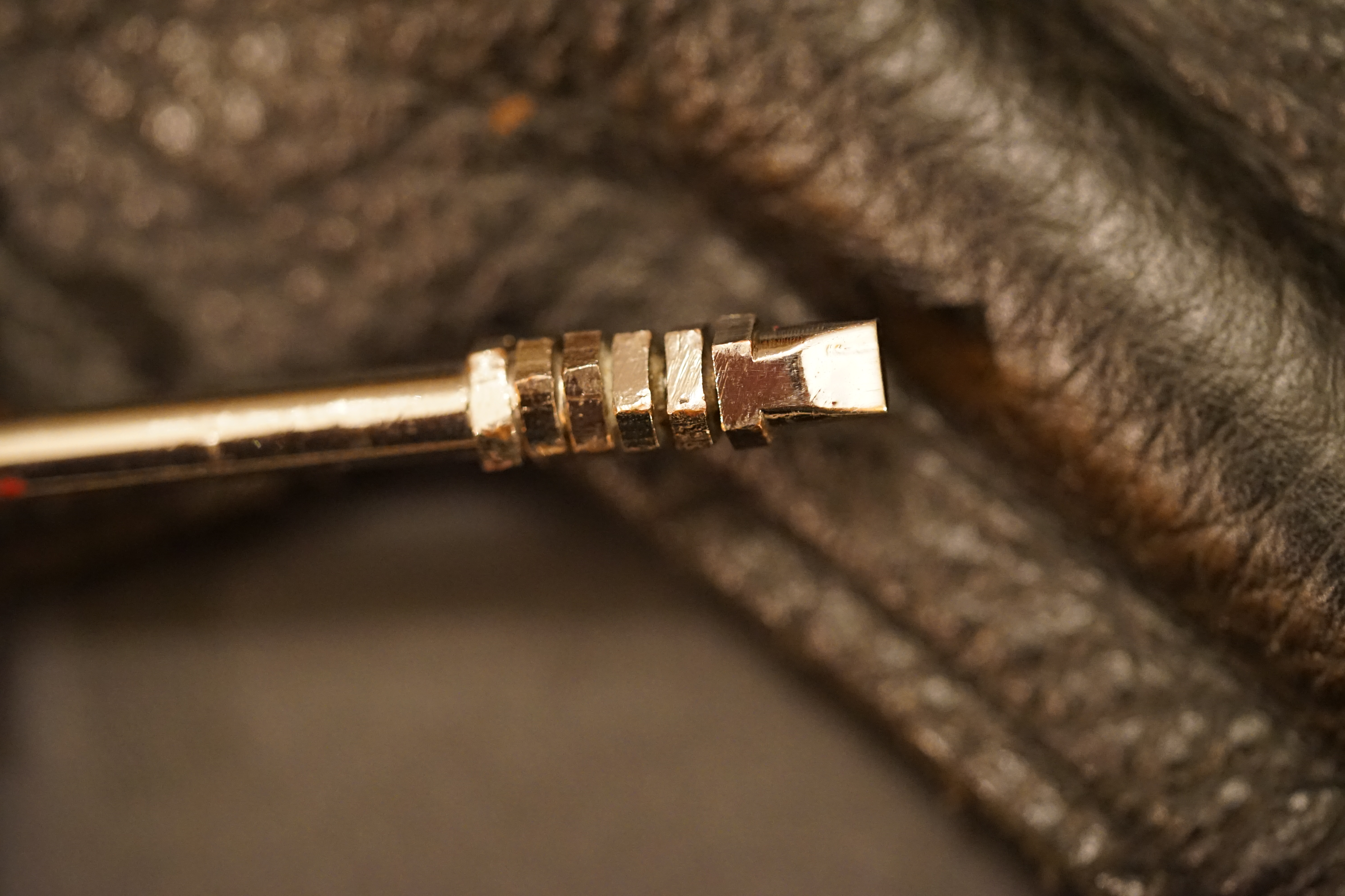 10.30 Uhr, High Noon im Hasenstübchen. Herr Arthur A. Bühl betritt das Hasenstübchen. Alle sind da. Martina, Heike II, Bouncing Joe Asberry und Schwerti sitzen am Stammtisch. Moin Arthurmeister, du alter einarmiger ®. Am Tresen sitzen Brilli - Ralf, Behördenmanni, Roswitha von Freitag, noch, Schneiderheinze und Schlosserklaus mit Heike I, Formel 1 Rudi, Boogie, Sir Waschi und der Gelenkbusfuzzy. Ganz hinten im Eck sitzen noch der HSV Ute, BMW Dedl und der Malermeister " Och ". Am Nebentisch stehen der Nachläufer, der Noagerlzuzzler, der Scholischek, der Stasi Meier mit seinem Freund Strigoy. Aus dem Hinterzimmer sind der Zigeunerschorsch, Giovanni, Lupo der alte Schmierlappen, Pino Frank, Maxam, auch ein deutscher Meister im Lockpicking, Ingo der Wirt von der Oberalster und Sammy der Wirt aus dem Dithmarscher, Schlüsselmichi und der Tschi, lautstark zu hören. In Arthurmeister`s Jukebox spielt " Slow Hand " von den Pointer Sisters. Hannenberger fragt: wie immer ! Arkadasch kommt vom Pissoir und schreit: Arthurmeister, du alter Sympathieträger und Aufmacher, mein alter Freund: wo hast Du denn den einarmigen ® her ? Sag es mir schnell ! Der Automatenpeter gibt eine Lokalrunde nach der anderen ! Er hat am einarmigen Banditen ® gewonnen und jetzt eine Glückssträhne ! Ich will auch solch ein Glück haben. Der ist vom Automaten nicht weg zu kriegen. Aber er solange einen ausgibt ! Den hatte ich noch vom Kujau stehen. Den zweiten einarmigen Banditen ® habe ich zu Mr. Smitz nach Beverly Hill`s, Hollywood, U.S.A. via Luftfracht in deren Bunny Hall liefern lassen. Das hat der Droschkendieter mit seinem Taxi bewerkstelligt. Prost, Stößchen, Salute ! Automatenpeter schreit lallend: Helbing für alle ! Das Hasenstübchen bebt. Sektchen, Stößchen, Prosit und Trallala ! Arthurmeister`s Jukebox spielt Dance Monkey. Der Hannenberger hat sich Heike I in Sachen Logistik Getränke nachlegen, hinter den Tresen geholt. Automatenpeter sitzt immer noch vor dem einarmigen Banditen ® und schreit: Glückssträhne ! Helbing für alle. Hannenberger läßt die Sektkorken knallen. Käppchen ! Die Jukebox spielt sheila B. Devotion, Spacer. Giovanni will aber Gianna Nannini hören. Mittlerweile sind Silkie, Marion und Ingrid hereinspatziert. Damengedeck und Ponyrunde ! Automatenpeter schreit: Helbing für alle ! Plötzlich tut es einen Schlag: Automatenpeter ist mitsamt seiner Helbingflasche vom Hocker auf den Hinterkopf geflogen. Hannenberger, der Objektleiter versucht zu helfen. Sofort geht ein Gerangel los: Der Strigoy, der Noagerlzuzzler und der Nachläufer schubsen sich gegenseitig weg. Automatenpeter stöhnt " Helbing ", versucht auf zu stehen. Alle drei wollen an den einarmigen ®. Da kommt Pelle Pelz von hinten und schreit: Bielefeld, Bier bestellt, Bielefeld, Bier bestellt, schnappt sich den Hocker und schafft es mit einer schlanken Drehung an den Banditen ®. Bielefeld, Bier bestellt. Ich will auch mal gewinnen. Arthurmeister`s Jukebox spielt lautstark sexy von French Affair. Be my lover, be my inspiration. You are so sexy, sex sex sexy, physical und logical temtation. No, no, no higher, higher, Bayby higher. Der Hannenberger und Heike I kommen mit dem nachschenken kaum nach. Jetzt hilft Niekole beim Abwasch. Angela hilft auch. Sammy vom Dithmarscher leert die Aschenbecher. Ingo kotzt in den Schirmständer. Das Hasenstübchen bebt. Schwerti der alte Versicherungsmathematiker aus der City Nord schreit: HMI, wir bezahlen nie ! ERGO heißen wir heute und bescheißen weiter die Leute. Sein Hocker wackelt bedenklich. Formel 1 Rudi krallt sich am Tresen fest. Der einarmige ® blinkt und Pelle gewinnt. HMI, wir bezahlen nie ! ERGO heißen wir heute und bekotzen die Leute ! Pelle schreit: Bielefeld, Bier bestellt. Der Rotamint, der blinkt. Rudi lallt: Scott Speed ! Die Ponyrunde macht Stößchen und Käppchen ! Arkadasch drückt sich an den Stammtisch und fängt ungefragt zu labern an: Arthurmeister, mein Schwippschwager hat eine Schwester und deren Freunds Cousin 2 ten Grades hat mir diesen Profilzylinder von Kale Kilit aus Istanbul mitgebracht. Kannst Du den zerstörungsfrei öffnen ? Der hat nämlich einen Wendeschlüssel wie Keso oder Kaba ! Arthurmeister spricht: Wie immer ! wenn der Schließzylinder von mir geöffnet wird, bleibt er hier am Stammtischaschenbecher ! Arkadasch murmelt. Arthurmeister entnimmt seinem Pick Set seinen deutschen Meister Taster und einen Spanner. Ruck Zuck ist das wehrlose Schloss geöffnet und liegt jetzt zerstörungsfrei auf dem Stammtisch. Arfthurmeister jells: OPEN ! Giovanni meint: aperto. Tschi schreit Ouzo. Bielefeld schreit: Helbing. Pelles Hocker beginnt bedenklich zu wackeln. Schwerti fängt wieder an zu pöbeln: HMI, wir bezahlen nie ! ERGO heißen wir heute und machen weiter fette Beute. Helbing für alle. Stößchen und Prosit. Joe, hier herscht auch heute Bouncing Verbot. Wir sind hier nicht in der NBA. Airball wirfst du zu Hause ! Giovanni hat sich durchgesetzt. Gianna Nannini dröhnt aus der Jukebox und zeigt ihre Titten. Tja, im Hasenstübchen achtet der Hannenberger auf 3 D. Justamente ruft Mr. Smitz aus dem Bunny Hall, Beverly Hills, Hollywood im Hasenstübchen am Hasenberge, an. Hannenberger ruft: Arthurmeister ! Mr. Smitz für dich am Telefon. High Noon Mr. Smitz, are you on party ? Yes, Yes, Arthurmeister. The einarmiger Bandit ®, the Slotmachine is arrived in our Rabbit House. All the Peoble will play the one armed ! What a fun. They are winning sempre. Fun, Fun ! What`s about with the Helbing Brother`s ? Oh, Mr. Smitz, there are a little drunk. What`s about the BILD et Uschi ? Uschi is on Reporter Tour on the Reeperbahn, the Kiez, you know ! I think Droschkendieter bring`s her later in the Hasenstübchen. He has tell, he will play the einarmiger ®. Uschi will have a Glücksträhne. What is Glücksträhne ? If you are winning sempre. The Jukebox is playing: Fading. Yes Mr. Smitz, i have the einarmiger Bandit ® patented by the Gouverment DPMA registerd ! Yes, Yes, for Arthur Bühl, President Pornomeister S.A.R.L. Im Hintergrund ist ein umkippender Barhocker und ein schreiender Pelle zu hören. Helbing, Freibier, Freibier ! Das Gerangel wer am einarmigen ® spielen darf geht von vorne los. Jetzt läßt Schneiderheinze die Glocken läuten. Käppchen, Stößchen, Prösterchen ! Im Hasenstübchen wird getanzt: Dance Monkey ertönt erneut. Pronto ! So Mr. Smitz: Good luck with the einarmiger ® and have a great winning time. And take greating to Harvey and to your President. No Mr. Smitz, I haven`t time, hier is party. Ende des Telefonats ! Das Hasenstübchen feiert. In der Jukebox erklingt: Haindling, Du Depp ! Fortsetzung folgt. Fandom Wiki Arthur A. Bühl, Detektiv aus Hamburg, Profilbild, Lockpicking, Danke Dr. Ulrich Morgenrot, Velbert, Schlüsselregion, Schlüsselfest in Velbert, Forum Niederberg, Schlossmuseum, Schlüsselfest, Schlossherz, Hans Schell Collection, Martina Pall, Graz, Austria, Park Hotel, Brauhaus, BKS, Heiligenhaus, Wilka Schließtechnik, Silca, IHK, KFV, Errebi, Beschlag, Hersteller, ABUS, Arthur Bühl, Arthurmeister ®, Schlosssammler, Bühl Wappen, Bühl Flagge, Bühl Urkunde Patent, BKS, Arthur Meister, Porno Meister, Wernèry, Profilzylinder, Juke Box Arthurmeister You Tube, Buehl Logo, Cutaway Cilinder, Pfaffenhain, Demonstration Lockpicking, Schliesszylinder, Holland, Toool, Rohlinge zur Impression, zerstörungsfrei ohne Schlüssel, Schlüsseldienst, Soultrain, Philysound, TSOP, Es fährt ein Zug nach nirgendwo ! Arthur Bühl.de, Sicherheit, Performance Künstler. TILT, Flipper, einarmiger Bandit, Bally Wulff, Rotamint, Mad Monkey - Slot Machine, Spielautomat Merkur, Casino, Monte Carlo, Jackpot, Merkur Sonne, Jubilee, ROL-A-TOP, Old slot machine, Love Meter, Jet play, Looping the Loop Fürst, Münzschleuder, Astoria, Orakel Automat, Multi, Super Multi, Booster, Toool Lockpicking, Australia, E - Bay, Mein E - Bay, Uliton, Profilzylinder, ABUS, Bremicker und Söhne, Vorhängeschloss, Vorhängeschlösser, Vorhangschloss, Einbausicherung Korf, Raucher, Jesusmaster, Hasenstübchen, bunter Nachmittag, SEO Geister, Web Tüv, Jägermeister, Bild et Uschi, Doublebrain, Präsident, KI Tüv, Stasi, DDR, Himmelsschlüssel, Urkunde, Katalog Stasi, Signatur Bühl, Token, Amerikaner, fälschungssicher, Sicherheitstechnik, DOM, Muster, Kneipe, Eckkneipe, Gastwirtschaft, Wirtschaft, Portacenere, Musterspuren, Tresor, Jord Knaap, Tresoröffnung zerstörungsfrei, KJS, Schlossherz, Lockpickerherz, Pornomeister, Lockpicking Herz, Notöffnung beim Bunten Nachmittag, Arthur Bühl und die Jukebox im Hasenstübchen, einarmiger Bandit, Merkur, Sonne, Nachtjäger, 08 15, Der Goldene Schuss, Ali Baba und die Wunderschlösser, Wunderino, Padlock Collector, Rotalok, Protector junior, Bühl, Art, Kunst, Künstler, Kataloge, BÜHL, Kunstwerke Deutschland, Kunstprojekt Artothek, Arte, Meisterarte, Artworks, Conny Veit, Zwetschgenstadt Bühl, Tipico Games, Casino, online, Spielothek, Slotmagie, Susi Live, Gutscheincode, Erwin, Freispiele, Novolino, FSK ab 18, Gewinnerlos, 0800 ruf nicht an, Spielautomatenwelt, Rock Ola, Wurlitzer, Seeburg, Bluray, Stingray.