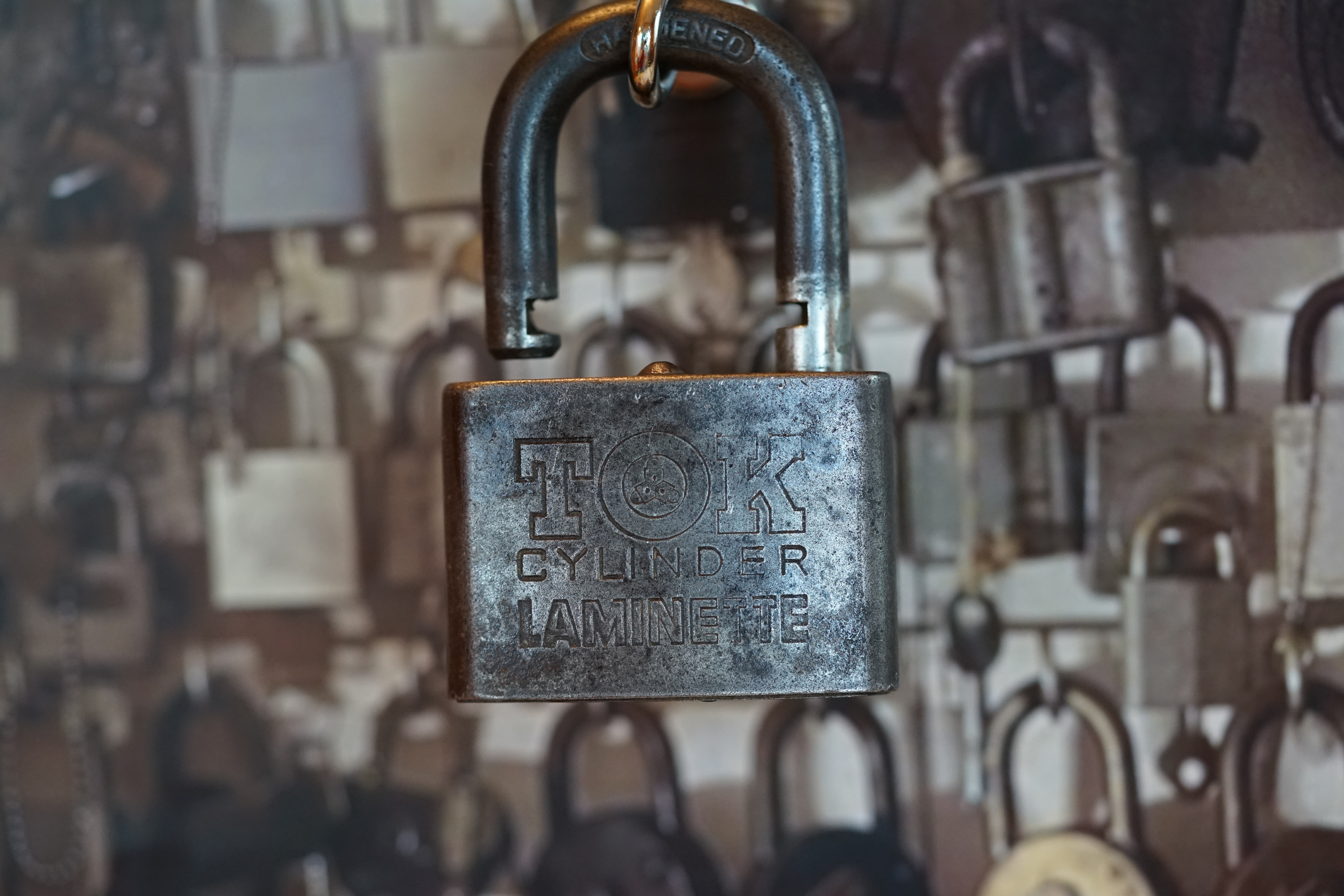 SEO PM Bühl Wappen Bühl. Arthur Andreas Bühl. Der Sympathieträger ist in Stuttgart, Baden - Württemberg geboren. Der Detektiv lebt in HAM. H1 Text der SEO schreibt: 𝔄𝔯𝔱𝔥𝔲𝔯 𝔅ü𝔥𝔩, 𝔄𝔯𝔱𝔥𝔲𝔯𝔪𝔢𝔦𝔰𝔱𝔢𝔯® Bühl, Arthur, Jahrgang 1961, Made in Germany, Detektiv or Private Investigator how Mr. Smitz from the PLAYBOY, Beverly Hills, say`s. Yes Mr. Smitz i will send you the Photo Arthurmeister`s F 1, Jacket for your LeporelloUS. to your E - Mail Mr.Smitz@Mr.Smitz.us. Ok, Mr. Smitz. Mr. Smitz do you know what Google Earth is ? Take BÜHL Arthur, only by Google Earth, you know ? have done it ? Yes Google will show you my Panel superfast. Cool, Arthurmeister, cool. Yes Mr. Smitz, this can i do for you too ! Yes with SEO. Yes, yes, i have Arkadasch erklärt, sein Erikli pasta is not so genial. Der beste Zwetschgenkuchen, you know plum tart, is from the Stadt Bühl. Not laughing in the USA. Bühl is a City like my Name. And the People in this City called it: Zwetschgendatschi ! you know. This is the world best plumcake. Yes Datschi. Yes, Stadt Bühl is near Baden - Baden, the Casino, you know ! Yes. Baden-Württemberg. You must know there is since 1927 the traditionell Zwetschgenfest. And there ist the Zwetschgenkönigin ! Mr. Smitz, my Ur Ur Ur Ur Grandfather is born in Bühl. My Great Grand Grand Mother where also born in the town Bühl. Their profession was Zwetschgenpicker. Not Lockpicker, Zwetschgen / Plum Picker. And Rüttler. Oh, really ! Yes, Yes. And since this time the name of the family Bühl from the Stadt Bühl is: Yes you know - Buehl. Yes i will give Greetings from you to Mrs. Friede Springer from the Newspaper BILD et. Yes, the Elbphilharmonie is in Betrieb. OH, Mr. Smitz, greeting´s to you from Joe Asbbery, NBA, you know. Tomorrow we will meet us in the Hasenstübchen, our Rabbit Hall. For Lockpicking und Beer. Call you. Parole Emil ! H1 Text der SEO schreibt weiter: 𝔄𝔯𝔱𝔥𝔲𝔯 𝔅ü𝔥𝔩, 𝔄𝔯𝔱𝔥𝔲𝔯𝔪𝔢𝔦𝔰𝔱𝔢𝔯® Herr Arthur Bühl, kritischer Privatdetektiv aus der Hansestadt Hamburg, bereitet sich auf ein Interview mit der BILD et vor. Bei Babsi und Gina in Fuhlsbüttel wird ihm zuvor der Vokuhila geschnitten. Herr Arthur Bühl wurde schon in der BILD et als " Herr der Schlösser " beschrieben. " Ein bisschen Ruhe bitte " schreibt Jan Freitag von der TAZ. Er erwähnt auch eine Mustertür by Wendt. Es wird darin herumgeprökelt. Selbst Arthur Bühl, der weltbeste aus dem Lockpicker Mekka Hamburg, betreibt pures Understatement, weil er sein Schloss in nur 20 Sekunden " geknackt " hat. Charles Graeber von der Wired.com beschreibt in seinem Artikel Master Lock - Pickers do bottle Arthur Bühl " The Master of the Universe ", Arthur Bühl a private Detective of Germany open locks. Bühl`s Fabio - the - Barbarian Look stands out. He wins the Dutch Open and is now Master of the Universe. The people cry: " Arthurmeister ! booms Arthurmeister ". Mark Webber Tobias, the Author of Locks, Safes, and Security, a Police Reverence, say: Arthurmeister, that ist beautyful. " Open ! " sagt Arthurmeister ", offen ist gut, schneller offen ist besser ". " Beer !" Arthurmeister booms back and a new Champion is born. Die Welt berichtet: " Die Kunst, Schlösser ohne Schlüssel zu öffnen ". Vereinsmitbegründer und Vizepräsident Arthur Bühl trägt seine Leidenschaft schon auf der Krawatte. Sie ist rot mit gelben Schlüsseln drauf. Intern wird er ehrfürchtig " Meister Arthur " gerufen. Er hat es zum siebenfachen Deutschen Meister in verschiedenen Disziplinen geschafft. Er pickt seit der Kindheit. Sein erstes Trainingsobjekt war sein Spardosenschloss - Ein klassischer Einstieg… . Die Slate berichtet über Arthur Bühl als Lockpicking Legend. Es gibt einen Artikel Tool for Picking and Decoding by Stasi, CCC, Vortrag Berlin. Amateur Hour berichtet: Arthurmeister has " The Master Touch ". Bei den Kaba Day `s im Europa Park Rust schreibt die Pressebox: auf großes Interesse der Teilnehmer stieß auch die praktische Vorführung von Steffen Wernéry und Arthur Bühl, die gängige mechanische Schließzylinder ohne Schlüssel zerstörungsfrei öffnen. Meist in Sekundenschnelle. Auch die Chemnitzer Zeitung " Freie Presse " hat über das Lockpicking und Arthur Andreas Bühl alias Arthurmeister berichtet. Dwight Perry schreibt: Arthur Bühl has good hands ! In der Philalocksmith wird Arthur Bühl auch als Lockpicking Legend betitelt. Es gibt auch einen Beitrag, 360 Meridianos. In der Datenschleuder, CCC, wurde über ihn als Sympathieträger berichtet. Veröffentlicht unter Linkedin, Xing, Google Panel, Twitter X. In der Vitrine von Arthur Andreas Bühl, Arthurmeister® sind Schlösser, Padlocks, von ABUS, BKS, CES, DOM, EVVA, Assa Abloy, Z Ikon, Kaba, Keso, ASSA, Winkhaus, Wilka, Trelock, Schmelting, Bode Panzer, Ancor Las, Drumm Geminy, Xylock, SEA, Medeco, Mul-T-Lock, Cut away, ABUS Granit, Pfaffenhain, E*S, ESS, Nemef, BAB, Babelsberg, Stasi, Diskus, WMF, Tesa, Noch, Vachette, Cisa, Wally, Rielda, Mottura, Viro, FAI, GeGe, Fichet, Bode Panzer, Tresor, Bramah, Protector, Braun`s Patent, Walomatus, Arolds, Combination Lock, Yale, Master, American Lock, Tubular, China, Indien, Aligarh, Nepal, Thailand, Zahlenschlösser, Himmelsschlüssel und noch vieles mehr, vorhanden. Alle Schliesszylinder sind Übungsmaterial für das Lockpicking. Schlagschlüssel und so vieles mehr, sind auch dabei. Auch der Sputnik. Verschlagwortet mit: ♥ Vokuhila, Friseur ♥ Schwäbischer Hengst, Zwetschgen Heini, Bühl er, Zwetschge, Google Earth, Mittelpunkt der Welt, Martinameisterin, Cartomanze, Scholischek, " HIGH NOON ! ". ♥ Parole Emil ! SEO SH Bühl Wappen 𝔄𝔯𝔱𝔥𝔲𝔯 𝔅ü𝔥𝔩, 𝔄𝔯𝔱𝔥𝔲𝔯𝔪𝔢𝔦𝔰𝔱𝔢𝔯® ♥ Bühl, Arthur, Jahrgang 1961, Made in Germany, Detektiv or Private Investigator how Mr. Smitz from the PLAYBOY, Beverly Hills, say`s. Yes Mr. Smitz i will send you the Photo Arthurmeister`s F1, Jacket for your LeporelloUS. to your E - Mail Mr.Smitz@Mr.Smitz.us. Ok, Mr. Smitz. Mr. Smitz do you know what Google Earth is ? Take BÜHL Arthur, only by Google Earth, you know ? have done it ? Yes Google will show you my Panel superfast. Cool, Arthurmeister, cool. Yes Mr. Smitz, this can i do for you too ! Yes with SEO. Yes, yes, i have Arkadasch erklärt, sein Erikli pasta is not so genial. Der beste Zwetschgenkuchen, you know plum tart, is from the Stadt Bühl. Not laughing in the USA. Bühl is a City like my Name. And the People in this City called it: Zwetschgendatschi ! you know. This is the world best plumcake. Yes Datschi ! Yes, Stadt Bühl is near Baden - Baden, the Casino, you know ! Yes. Baden-Württemberg. You must know there is since 1927 the traditionell Zwetschgenfest. And there ist the Zwetschgenkönigin ! Mr. Smitz, my Ur Ur Ur Ur Grandfather is born in Bühl. My Great Grand Grand Mother where also born in the town Bühl. Their profession was Zwetschgenpicker. Not Lockpicker, Zwetschgen / Plum Picker. And Rüttler. Oh, really ! Yes, Yes. And since this time the name of the family Bühl from the Stadt Bühl is: Yes you know - Buehl. Yes i will give Greetings from you to Mrs. Friede Springer from the Newspaper BILD et. Yes, the Elbphilharmonie is in Betrieb. OH, Mr. Smitz, greeting´s to you from Joe Asbbery, NBA, you know. Tomorrow we will meet us in the Hasenstübchen, our Rabbit Hall. For Lockpicking und Beer. Call you. Parole Emil ! Not E-Mail. Provided by www.Arthur-Bühl.de and www.Arthurmeister.de Verschlagwortet mit: ♥ Vokuhila, Friseur ♥ Schwäbischer Hengst, Zwetschgen Heini, Bühl er, Zwetschge, Google Earth, Mittelpunkt der Welt, Martinameisterin, Cartomanze, Scholischek, " HIGH NOON ! ". ♥ Parole Emil ! Veröffentlicht unter Linkedin, Xing, Google Panel, Twitter X. Wordpress spricht über die KI: SEO Text Bühl. Pornomeister@Pornomeister.de ♥ 𝔄𝔯𝔱𝔥𝔲𝔯 𝔅ü𝔥𝔩, 𝔄𝔯𝔱𝔥𝔲𝔯𝔪𝔢𝔦𝔰𝔱𝔢𝔯® Arthur Andreas Bühl, Made in Germany, born 1961, ist mehrfacher Deutscher Meister im Lockpicking. In dem Magazin WIRED wird er als " Master of the Universe " betitelt. Im Hasenstübchen stellt er seinen Leporello " Der Aufmacher ", vor und telefoniert mit Mr. Smitz, Beverly Hills from the News Paper PLAYBOY, USA. No, Mr. Smitz, the E - Mail is not Parole Emil, the E - Mail is called: PAROLE E-Mail.com. Mr. Smitz is laughing ! Take the romantic move. Yes, Mr. Smitz, with every beat of your heart. You know Engelbert ? Mr. Humperdinck ! This is the favorite song from Friede Springer from the BILD et, You know ? Arthurmeister`s Jukebox, YouTube, spielt Pointer Sisters: Slow Hand. Der Noagerlzutzler, der Scholischek und Raucher am Stammtisch können keine Padlocks öffnen. Deshalb müssen diese Spitzbuben an den Tresen. Die Glocke wird geläutet. Arthurmeister brüllt " OFFEN " ! Die Jukebox spielt jetzt Ina Müller - Dörp Reggae. Arthurmeister und Joe Asberry, der alte Basketballer von der NBA, stoßen miteinander an. Stößchen ! Stößchen schreit Martinameisterin. Santa Maria ! Tante Martina ! Mittlerweile spielt in der Jukebox Engelbert: A man without love. Die Stimmung steigt. Die KI in der Jukebox, der Rock - Ola, spielt nacheinander: Joy Flemming, Ata Canani, Deutsche Freunde, natürlich auch Cem Karaca und die Kanaken, Mein deutscher Freund, Alle Menschen dieser Erde. Nina Hagen spielt African Reggae, UB 40 - spielt Kingston Town. Jan Delay ist mit Irgendwie, Irgendwo, Irgendwann, Live und die BeeGees mit How deep is your love, dabei. Eddy Holman, Hey there lonely girl, bei Pink Floyd und bei den The Doors, Riders on the Storm tanzen die Gäste. Heike I drückt Harold Melvin & the Blue Notes This love I lost. T.S.O.P. The Sound Of Philadelphia und Hildegard Knef mit - Der alte Wolf, bringen die Menge zum kochen. Pelle dröhnt: Marmor Stein und Eisen bricht. Die Affen rasen durch den Wald. Die Five Tops: Warte auf das Glück, Kenny Rogers - You decorated my life, Reinhard Fendrich - Strada del sole, Sammy Davis jr. mit Mr. Bojangles live in Germany und Teddy Pendergrass - Turn off the lights sowie Julio Iglesias mit Diana Ross - All of you, bringt die Meute weiter zum toben. Die Polizei drückt Empire of the Sun - We are the people. Helen Ready singt Angie Baby. Bei Element of Crime steigert sich die Ekstase vom Mittelpunkt der Welt über die Straßenbahn des Todes zu Am Ende denk ich immer nur an Dich. Die Love Story - Andy Williams, ABBA mit Hasta Manana, runden die Sache ab. Hannenberger schmeißt bei Roger Whittaker - Abschied ist ein scharfes Schwert, alle RAUS ! Morgen ist 11 Uhr High NOON ! Dänen lügen nicht. ♥ Verschlagwortet mit: Arthur Bühl. Arthurmeister® Arthur ♥ Schwäbischer Hengst, Buhl. Zwetschgen Heini, Artur, Buehl er, Zwetschge, Made in Germany, Born 1961, Sympathieträger, Google Earth, Mittelpunkt der Welt, Pflaumen, Arkadasch, Datschi, ♥ Martinameisterin, Cartomanze, Scholischek, " HIGH NOON ! ", Vokuhila. ♥ Parole Emil !