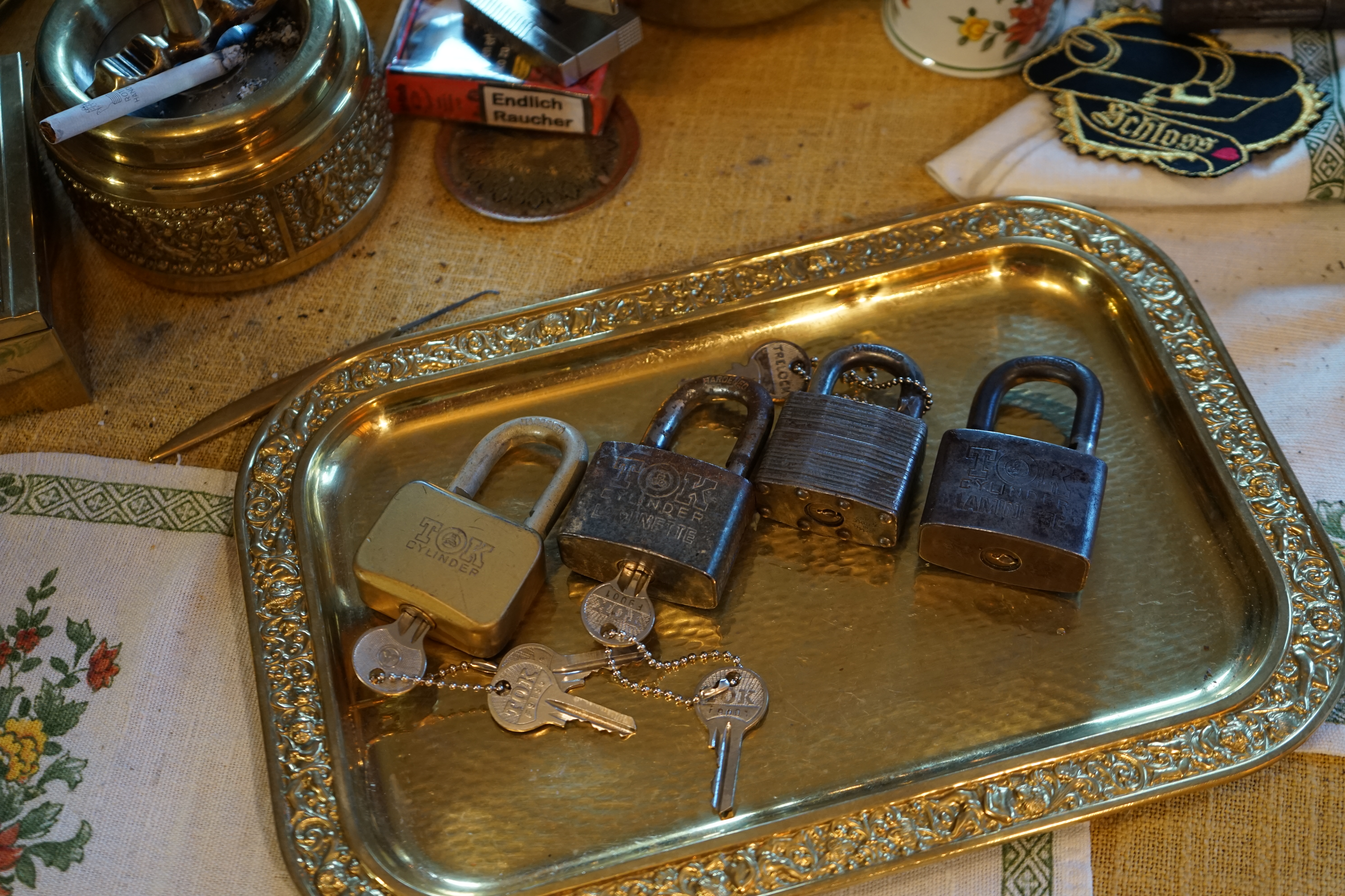 Arthur Andreas Bühl, Detektiv H1 Text: Der SEO gibt Texte aus Arthurmeister`s Leporello frei. Good Morning, High Noon, guten Tag from Germany, Hamburg, mein Name ist Uschi. Die rasende Reporterin von der Bild et Zeitung. Ich konzipiere und betreue die Webseiten des Herrn Arthur Bühl, alias ARTHURMEISTER, Präsident Pornomeister SARL. Ich heute lese ich aber erstmal aus dem Leporello und lausche in Arthurmeister`s Jukebox " Slow Hand " von den Pointer Sisters. Mal lesen was mir heute so einfällt ? Tagged with: Dorma Kaba, Europa Park Rust, Zwetschgenhengst, NBA, Bouncing Joe Asberry, Everybody Wiki, Schwäbischer Henst, Pflaume, Zwetschge, Doublebrain, Mandy August, Rallye, cross, Datenschutz. Zitat: Arthurmeister " offen ist gut, schneller offen ist besser ! " Pankhofer, Schloss und Schlüssel, Arthur Bühl, Wappen Bühl, legal 1001, Radio Eriwan, In Arthurmeisters Jukebox im Hasenstuebchen, You Tube, ( HAM ), sind Schallplatten von Slow Hand, Pointer Sisters, Engelbert, Joy Flemming, Ina Müller, Dörp Reggae, Reinhard Fendrich, Sammy Davis jr., Bee Gees, Hans Söllner, Element of crime, Empire of sun - we are the people, Katja Ebstein - Es war einmal ein Jäger, Udo Jürgen - Das Lied das nie zu Ende geht, Vicky Leandros - Ich liebe das Leben, Die Five Tops - Warte auf das Glück, Marianne Rosenberg - Er gehört zu mir, Hildegard Knef - Für mich soll`s rote Rosen regnen, Connie Francis - schöner fremder Mann, Heino - Caramba, Karacho, ein Whisky, Drafi Deutscher - Mamor Stein und Eisen bricht, Kraftwerk - Das Modell, Ernst Neger - Rucki - Zucki, Wolle Kriwanek - I fahr Daimler, Reinhard Fendrich - Strada del sole, Zupfgeigenhansel - Bella Ciao, Joy Flemming, Half breed, Haindling - Du Depp, Nina Hagen - Africa Reggae, Schwoisfuß - Bin i selber Rastamann, Jan Delay - Irgendwie, irgendwo, irgendwann, Grachmusikoff - Oiner isch emmer dr Arsch, Wolfgang Ambros - Du schwarzer Afgahne, UB 40, The Manhattans - Kiss and say Goodbye, Three Degrees - Dirty old Man, Babara Streisand - Woman in Love, George Michel - One more try, Candy Dulfer, Deep Purple - Child in Time, Moody Blues - Nights in white Satin, Eagles - Hotel California, Dire Straits - Sultan of Swing, Pink Floyd, Sade - Smooth Operator, Toto - L`italiano, Peddy Pendergrass, Tom Jones, Eddie Holman - Hey there lonly girl, Chicago - If you leave me now, Kalvin Harris - Promises, Fugees, Engelbert - How I Love You, Gloria Gayner can`t take my Eys off you, Olivia Newton John, Ricky Shane - Mammy blue, Los Bravos, Kenny Rogers, Albano und Romia Power, Totzi - Ti amo, Tina Turner und Eros Rammazotti, Abba - Hasta Manana, Roger Whittacker - Abschied ist ein scharfes Schwert, Toto - Hold the line, Love Story mit Andy Williams, Grace Jones, Diana Ross und Julius Iglesias - All of You, Christopher Cross, Roberta Flack & Peabo Bryson, George Benson, Aloe Blacc - I need a Dollar, Simply Red - if you don`t know me by now, Luther Vandross und sehr viele mehr. Es erscheint auch bald die B - Seite von Arthurmeister`s Jukebox ( HAM ) Fuhlsbüttel, Hasenstuebchen, Playboy, Bunny Hall, Los Angeles, Beverly Hills, TSOP The Sound of Philiadelpia, Golden Gate Brigde, und noch so vieles mehr. Seattle Times says: He has got good hands, but how`s his vertikal. Arthur Bühl, a private detective from Germany deflated an all-star field of lockpickers in the world. Pressebox: Kaba Day im Europa Park mit Arthur A. Bühl, Detektiv. ( Arthurmeister ) - Präsident Pornomeister SARL, Linkedin: Arthur Andreas Bühl, Detektiv. 360 Meriandos, The Master Touch, opening locks without keys. Jesusmeister Arthur Bühl is a Master who can pick any lock in the world, but Jesus is the only Master who can unlock the human soul. Slideplayer. Phila Locksmith, Lockpickerherz und Schlossherz sind ges. gesch. Marken von Arthur Bühl. Das Wappen Bühl ist gelb, blau mit schwarzen Linien. You Tube, 23C3 Schlossoeffnung wurde beim CCC, Caos Computer Club, gefilmt. Citywide RFID Master, House key, Hamburg, by Wired. WIRED is where tommorow realized. World Trade Center, New York, YY 10 007, Communicationsmanager Mr. Smitz. Wiki, Attraktor, Trainingslager. Schloss - Öffnen, Public Domain 147, Staatsicherheit in der DDR, Arthur Meister aus Hamburg, Bunker am Ulmenwall. Herr der Schlösser, Bild Zeitung. 𝔄𝔯𝔱𝔥𝔲𝔯 𝔅ü𝔥𝔩, 𝔄𝔯𝔱𝔥𝔲𝔯𝔪𝔢𝔦𝔰𝔱𝔢𝔯® Arthur A. Bühl, ist mehrfacher Deutscher Meister im Lockpicking. In dem Magazin WIRED wird er als " Master of Universe " betitelt. Im Hasenstübchen stellt er seinen Leporello " Der Aufmacher ", vor und telefoniert mit Mr. Smitz, Beverly Hills from the News Paper PLAYBOY, USA. Arthurmeister`s Jukebox, YouTube, spielt Slow Hand. Der Noagerlzutzler und der Scholischek können am Stammtisch keine Padlocks öffnen. Deshalb müssen diese Spitzbuben an den Tresen. Die Glocke wird geläutet. Arthurmeister brüllt " OFFEN " ! Die Jukebox spiel jetzt Ina Müller - Dörp Reggae. Arthurmeister ist Inhaber der Marken Cartomanze®, Martinameisterin®, Pornomeister®, Lockpickerherz®, Schlossherz®, WebTüv® und Legal 1001®. Verschlagwortet mit: Buhl er Zwetschge, Schwäbischer Hengst, Lockpicking, International. Für das Jahr 2025 wurde der SEO von der Firma chatgpt und von einer KI ergänzt: Arthur Andreas Bühl, ist ein Babyboomer ! und ein Sympathietraeger ! Slow Hand ! mit dem Mastertouch ! Locksport: The strange things that happen at a lock-picking convention by Tom Vanderbilt, Deviant Olliam, Slate, picking, Hackers Planet, Earth, Event, Flickr, Foto, Ina Müller, Arthur Meister, Lockpicking, ssdev, Photo, Slide Player, The Joy Lock Club, Schuyler Towne, by Pagan Kennedy, Arthur Bühl, called Arthurmeister, can pick a Lock faster than you, David Olliam, Slate, Tool, Toool, the open organisation of Lockpickers, Wired, Jan Freitag, TAZ, FAZ, BILD, WELT, BUDEG, BDD, Linkedin, Pornomeister SARL, X, Twitter, Security of Locks, Linkedin Arthur Bühl, Zwetschgenstadt Bühl, Wappen Bühl, Fahne Bühl, Facebook, Bühl, Arthurmeister, Pornomeister SARL, Lockpicking Experte. Tagged with: Dorma Kaba, Europa Park Rust, Zwetschgenhengst, NBA, Bouncing Joe Asberry, Everybody Wiki, Schwäbischer Henst, Pflaume, Zwetschge, Doublebrain, Mandy August, Rallye, cross, Datenschutz. Zitat: Arthurmeister " offen ist gut, schneller offen ist besser ! " Pankhofer, Schloss und Schlüssel, Arthur Bühl, Wappen Bühl, legal 1001, Radio Eriwan, In Arthurmeisters Jukebox im Hasenstuebchen, You Tube, ( HAM ), sind Schallplatten von Slow Hand, Pointer Sisters, Engelbert, Joy Flemming, Ina Müller, Dörp Reggae, Reinhard Fendrich, Sammy Davis jr., Bee Gees, Hans Söllner, Element of crime, Empire of sun - we are the people, Katja Ebstein - Es war einmal ein Jäger, Udo Jürgen - Das Lied das nie zu Ende geht, Vicky Leandros - Ich liebe das Leben, Die Five Tops - Warte auf das Glück, Marianne Rosenberg - Er gehört zu mir, Hildegard Knef - Für mich soll`s rote Rosen regnen, Connie Francis - schöner fremder Mann, Heino - Caramba, Karacho, ein Whisky, Drafi Deutscher - Mamor Stein und Eisen bricht, Kraftwerk - Das Modell, Ernst Neger - Rucki - Zucki, Wolle Kriwanek - I fahr Daimler, Reinhard Fendrich - Strada del sole, Zupfgeigenhansel - Bella Ciao, Joy Flemming, Half breed, Haindling - Du Depp, Nina Hagen - Africa Reggae, Schwoisfuß - Bin i selber Rastamann, Jan Delay - Irgendwie, irgendwo, irgendwann, Grachmusikoff - Oiner isch emmer dr Arsch, Wolfgang Ambros - Du schwarzer Afgahne, UB 40, The Manhattans - Kiss and say Goodbye, Three Degrees - Dirty old Man, Babara Streisand - Woman in Love, George Michel - One more try, Candy Dulfer, Deep Purple - Child in Time, Moody Blues - Nights in white Satin, Eagles - Hotel California, Dire Straits - Sultan of Swing, Pink Floyd, Sade - Smooth Operator, Toto - L`italiano, Peddy Pendergrass, Tom Jones, Eddie Holman - Hey there lonly girl, Chicago - If you leave me now, Kalvin Harris - Promises, Fugees, Engelbert - How I Love You, Gloria Gayner can`t take my Eys off you, Olivia Newton John, Ricky Shane - Mammy blue, Los Bravos, Kenny Rogers, Albano und Romia Power, Totzi - Ti amo, Tina Turner und Eros Rammazotti, Abba - Hasta Manana, Roger Whittacker - Abschied ist ein scharfes Schwert, Toto - Hold the line, Love Story mit Andy Williams, Grace Jones, Diana Ross und Julius Iglesias - All of You, Christopher Cross, Roberta Flack & Peabo Bryson, George Benson, Aloe Blacc - I need a Dollar, Simply Red - if you don`t know me by now, Luther Vandross und sehr viele mehr. Es erscheint auch bald die B - Seite von Arthurmeister`s Jukebox ( HAM ) Fuhlsbüttel, Hasenstuebchen, Playboy, Bunny Hall, Los Angeles, Beverly Hills, TSOP The Sound of Philiadelpia, Golden Gate Brigde, und noch so vieles mehr. Seattle Times says: He has got good hands, but how`s his vertikal. Arthur Bühl, a private detective from Germany deflated an all-star field of lockpickers in the world. Pressebox: Kaba Day im Europa Park mit Arthur A. Bühl, Detektiv. ( Arthurmeister ) - Präsident Pornomeister SARL, Linkedin: Arthur Andreas Bühl, Detektiv. 360 Meriandos, The Master Touch, opening locks without keys. Jesusmeister Arthur Bühl is a Master who can pick any lock in the world, but Jesus is the only Master who can unlock the human soul. Slideplayer. Phila Locksmith, Lockpickerherz und Schlossherz sind ges. gesch. Marken von Arthur Bühl. Das Wappen Bühl ist gelb, blau mit schwarzen Linien. You Tube, 23C3 Schlossoeffnung wurde beim CCC, Caos Computer Club, gefilmt. Citywide RFID Master, House key, Hamburg, by Wired. WIRED is where tommorow realized. World Trade Center, New York, YY 10 007, Communicationsmanager Mr. Smitz. Wiki, Attraktor, Trainingslager. Schloss - Öffnen, Public Domain 147, Staatsicherheit in der DDR, Arthur Meister aus Hamburg, Bunker am Ulmenwall. Herr der Schlösser, Bild Zeitung. In der Vitrine von Arthur Andreas Bühl, Arthurmeister® sind Schlösser, Padlocks, von ABUS, BKS, CES, DOM, EVVA, Assa Abloy, Z Ikon, Kaba, Keso, ASSA, Winkhaus, Wilka, Trelock, Schmelting, Bode Panzer, Ancor Las, Drumm Geminy, Xylock, SEA, Medeco, Mul-T-Lock, Cut away, ABUS Granit, Pfaffenhain, E*S, ESS, Nemef, BAB, Babelsberg, Stasi, Diskus, WMF, Tesa, Noch, Vachette, Cisa, Wally, Rielda, Mottura, Viro, FAI, GeGe, Fichet, Bode Panzer, Tresor, Bramah, Protector, Braun`s Patent, Walomatus, Arolds, Combination Lock, Yale, Master, American Lock, Tubular, China, Indien, Aligarh, Nepal, Thailand, Zahlenschlösser, Himmelsschlüssel und noch vieles mehr, vorhanden. Alle Schliesszylinder sind Übungsmaterial für das Lockpicking. Schlagschlüssel und so vieles mehr, sind auch dabei. Auch der Sputnik. SEO Hintergrundbild Flickr Hey Joe " Asberry ", ruft F 1 Rudi vom Tresen, Prost und Stößchen ruft Heike III zum Stammtisch. Die Jukebox spielt in voller Lautstärke Mr. Bojangles. Arthurmeister, der Sympathieträger hat bay the way mit einem ABUS Padlock Joe`s Michael Air Jordan`s Basketball bag gesichert ! Auch der Michael Jordan mußte hier im Hasenstübchen das Basketball bouncing Verbot akzeptieren. Formel 1 Rudi schreit: Bouncing darf und kann hier nur ein Michael Schumacher. Die Cartomanze meint, ein Ralf Schumacher auch ! Prost Weizen, Stößchen, Käppchen, ASBERRY !!! Die Jukebox by Youtube spielt " Slow Hand ". Joe, du rascal belehre uns nicht schon wieder. Wir sind hier in der Rabbit Hall and smoking is good for your drunken head. Prosit, Cheer`s, Salute, Gin Gin, altüst, sante` und Viva ! Hoch die Tassen ! Am Tresen läutet die Glocke. Der Rotamint der blinkt. Drei Tage war der JOE krank, jetzt trinkt und raucht er wieder. Gott sei Dank ! In der Zwischenzeit haben Mittrinker an der neuen Jukebox B - SEITE im Hasenstübchen eine Bass - Boom - Boom - Box angeschlossen. In voller Lautstärke sind jetzt Sounds wie I Love America von Patrick Juvet, Pointer Sisters - Slow Hand, Bryan Ferry - Don`t stop the Dance, UB 40 - Kingston Town, Jimmy Sommerville - To love somebody, Bob Marley & The Wailers - Jammin, Shaft - Isaac Hayes - The Late Show with David Lettermann zu hören. Heike !! drückt dann Roberto Blanco - Der Puppenspieler. Schwerti hält mit Amanda Lear - Queen of China - Town, dagegen. F 1 Rudi drückt: Element of Crime - Delmenhordt und ein weiteres von Element of Crime - Am ersten Sonntag nach dem Weltuntergang. Sir Washi drückt unsere Ina Müller - Sowas passiert mir heut nicht mehr und Roger Wittaker - Du wirst alle Jahre schöner ! Prost ! Rotkäppchen, Stößchen, Hallöchen ! Rudi mein Ralalla. Jetzt kommt unsere Disco Fraktion an die Reihe. Der Auftackt: Gary Low - La Colegiala, Bobby O - She has the way, Bonny M. Sunny. Die ersten Gäste im Hasenstübchen fangen an zu tanzen. Whre do i Begin - Love Story 1971, Dionne Warwick - Heartbreaker, Sweet Sensation - Sad sweet dreamer, und natürlich Lobo - I`d Love You To Want Me - Top Pop wurden in Folge gedrückt. Immer diese Drücker: Bad Boys Blue - You`re a Woman 1985, Pointer Sisters - I´m so Excited Live, Lipps Inc. - How Long, Chic - Le Freak folgten. Die Glocke läutet - die Gläser klingen. Der Hannenberger freut sich. Auf der dieser Party wird jetzt in der Juke Box B - Seite die Musik von: Duck Sauce vs Boney M - Barbara Streisand Go Home VIVA DISCO MIX, Pargo - You And Me, Telex - Moskow Diskow, TEQUILA - BO BOSS, Geil - Bruce & Bongo gespielt. Die Glocke am Tresen läutet wieder: Parole Freibier ! Electrica Salsa OFF, Space - Magic Fly, Neja - Restless - Bum Bum Radio Edit, bringen richtig Stimmung in die Bude. Heike will unbedingt ihren GAZEBO - Masterpiece in der 12" Version hören. My Heart Goes Boom in der Xrended Club Version, das FPI Project - Rich in Paradiese - Going Back To My Roots, Boys Town Gang - Can`t Take My Eyes Of You und Evelyn Thomas mit High Energy bringen weitere Performace ! Pony´s und Weizen. Fassbier, Freibier, Helbing ! und GabiKo. Der Eintieg erfolgt wieder bei: Sister Sledge - All American Girls, Bumblebee Unlimited - LADY BUG, Gary Low - You ar danger in der Extended Version von 1982 und Camouflage - Love is a shield. Prost und Prösterchen: bei Alle Farben & ILIRA - FADING wird auf den Bänken getanzt. Natürlich auch noch bei P. Lion - Happy Children und Girlie - Girlie von Sophia George. Bei Sandra - Little Girl gehen die ersten in den Nebenraum. French Affair - SEXY ! Philly Vanilli - Viagra Sex Machine, Marvin Gaye - Sexual Healing lassen Hannenberger das gezapfte in den Nebenraum bringen. Hannenberger schwitzt ! Die Glocke läutet: Umsatz ! Gary Moore - This Flight Tonight, Golden Earring - Radar Love und GIANNA NANNINI - AMERICA läuten eine weitere Runde ein. Schwerti und Bouncing Joe Asberry sind am rocken: Led Zepplin - Stairway To Heaven Live, IRON BUTTERFLY - IN A GADDA DA VIDA ! Bier, mehr Bier ! am besten Freibier ! Der Song: The Doors - Light My Fire verlangt nach mehr Bier. Bei unserem Willy DeVille - Heaven Stood Still schauen die Säufer in den Spiegel. Bei Diana Ross mit: Touch Me In The Morning will aber keiner aufwachen. Pony`s und Stösschen`s ! Nachher um 11.00 ist wieder High - Noon ! Dann geht`s von vorn los: SLOW HAND und ARTHURMEISTER MASTERTOUCH ! Heute schlägt der Noagerlzutzler zusammen mit dem Arkadasch den SEO vor: Balla coi miti, Tanz mit den Legenden, Grüße an Radio Sabbia nach Riccione / Italy in die Via Veneto 3, I 47 838 Riccione. Luigi del Bianco !!! APERTO !!! Der F 1 Rudi schreit: Helbing ! Arthur du mußt noch Bild ungsfern, schwupp di wupp - OFFEN, Musik, Music, Arthur Meister poke arround Houdini, Telefon, Telefonbucheintrag, gelbe Seiten, örtliche, MUT PROBEN, Carsten Jasner, Das Leben ist tödlich. Aber es muß nicht sterbenslangweilig sein ! Tazelwurm schreit Pelle Pelz. Heinz Schenk, Käffchen und Schnittchen werden noch genannt. Der Och will das auch Bettnässer und mit zweifelhafter Hygiene hier steht. Der Scholischek darf sich zu Wort melden: Biene Maja, getestet, TÜV, DEKRA, FRISEUR ! CARAMBA ! Verschlagwortet mit: Arthur Bühl, Detektiv, the dutch open Lockpicking Champion ! From WIRED. ÖFFNUNG OHNE SCHLÜSSEL, Linkedin Joe Asberry, F 1 Rudi, Heike IV, Stößchen, Sir Washi, Nachläufer, Skat, Twitter X. Basket Ball Bouncing Verbot, Arthurmeister, Raucher, Roth - Händle, Stadt Lahr - Bühl, Schwarzwald, Black Forest, Rotkäppchen you know Mr. Smitz, Sorte Schwäbischerhengst.de is großfruchtig und süss. Buhl er Zwetschge. No, only woman has Pflaumen ♥. Wilhelm Busch ! In der Vitrine von Arthur Andreas Bühl, Arthurmeister® sind Schlösser, Padlocks, von ABUS, BKS, CES, DOM, EVVA, Assa Abloy, Z Ikon, Kaba, Keso, ASSA, Winkhaus, Wilka, Trelock, Schmelting, Bode Panzer, Ancor Las, Drumm Geminy, Xylock, SEA, Medeco, Mul-T-Lock, Cut away, ABUS Granit, Pfaffenhain, E*S, ESS, Nemef, BAB, Babelsberg, Stasi, Diskus, WMF, Tesa, Noch, Vachette, Cisa, Wally, Rielda, Mottura, Viro, FAI, GeGe, Fichet, Bode Panzer, Tresor, Bramah, Protector, Braun`s Patent, Walomatus, Arolds, Combination Lock, Yale, Master, American Lock, Tubular, China, Indien, Aligarh, Nepal, Thailand, Zahlenschlösser, Himmelsschlüssel und noch vieles mehr, vorhanden. Alle Schliesszylinder sind Übungsmaterial für das Lockpicking. Schlagschlüssel und so vieles mehr, sind auch dabei. Auch der Sputnik. Arthur Bühl, Arthurmeister, Bühl Wappen Der Sympathieträger ist in Stuttgart, Baden - Württemberg geboren. Der Detektiv lebt in HAM. H1 Text der SEO gibt Texte aus Arthurmeister`s Leporello frei. 𝔄𝔯𝔱𝔥𝔲𝔯 𝔅ü𝔥𝔩, 𝔄𝔯𝔱𝔥𝔲𝔯𝔪𝔢𝔦𝔰𝔱𝔢𝔯 Bühl, Arthur, Jahrgang 1961, Made in Germany, Babyboomer, Detektiv or Private Investigator how Mr. Smitz from the PLAYBOY, Beverly Hills, say`s. Yes Mr. Smitz i will send you the Photo Arthurmeister`s F 1, Jacket for your LeporelloUS. to your E - Mail Mr.Smitz@Mr.Smitz.us. Ok, Mr. Smitz. Mr. Smitz do you know what Google Earth is ? Take BÜHL Arthur, only by Google Earth, you know ? have done it ? Yes Google will show you my Panel superfast. Cool, Arthurmeister, cool. Yes Mr. Smitz, this can i do for you too ! Yes with SEO. Yes, yes, i have Arkadasch erklärt, sein Erikli pasta is not so genial. Der beste Zwetschgenkuchen, you know plum tart, is from the Stadt Bühl. Not laughing in the USA. Bühl is a City like my Name. And the People in this City called it: Zwetschgendatschi ! you know. This is the world best plumcake. Yes Datschi. Yes, Stadt Bühl is near Baden - Baden, the Casino, you know ! Yes. Baden-Württemberg. You must know there is since 1927 the traditionell Zwetschgenfest. And there ist the Zwetschgenkönigin ! Mr. Smitz, my Ur Ur Ur Ur Grandfather is born in Bühl. My Great Grand Grand Mother where also born in the town Bühl. Their profession was Zwetschgenpicker. Not Lockpicker, Zwetschgen / Plum Picker. And Rüttler. Oh, really ! Yes, Yes. And since this time the name of the family Bühl from the Stadt Bühl is: Yes you know - Buehl. Yes i will give Greetings from you to Mrs. Friede Springer from the Newspaper BILD et. Yes, the Elbphilharmonie is in Betrieb. OH, Mr. Smitz, greeting´s to you from Joe Asbbery, NBA, you know. Tomorrow we will meet us in the Hasenstübchen, our Rabbit Hall. For Lockpicking und Beer. Call you. Parole Emil ! H1 Text der SEO schreibt weiter: 𝔄𝔯𝔱𝔥𝔲𝔯 𝔅ü𝔥𝔩, 𝔄𝔯𝔱𝔥𝔲𝔯𝔪𝔢𝔦𝔰𝔱𝔢𝔯® Herr Arthur Bühl, kritischer Privatdetektiv aus der Hansestadt Hamburg, bereitet sich auf ein Interview mit der BILD et vor. Bei Babsi und Gina in Fuhlsbüttel wird ihm zuvor der Vokuhila geschnitten. Herr Arthur Bühl wurde schon in der BILD et als " Herr der Schlösser " beschrieben. " Ein bisschen Ruhe bitte " schreibt Jan Freitag von der TAZ. Er erwähnt auch eine Mustertür by Wendt. Es wird darin herumgeprökelt. Selbst Arthur Bühl, der weltbeste aus dem Lockpicker Mekka Hamburg, betreibt pures Understatement, weil er sein Schloss in nur 20 Sekunden " geknackt " hat. Charles Graeber von der Wired.com beschreibt in seinem Artikel Master Lock - Pickers do bottle Arthur Bühl " The Master of the Universe ", Arthur Bühl a private Detective of Germany open locks. Bühl`s Fabio - the - Barbarian Look stands out. He wins the Dutch Open and is now Master of the Universe. The people cry: " Arthurmeister ! booms Arthurmeister ". Mark Webber Tobias, the Author of Locks, Safes, and Security, a Police Reverence, say: Arthurmeister, that ist beautyful. " Open ! " sagt Arthurmeister ", offen ist gut, schneller offen ist besser ". " Beer !" Arthurmeister booms back and a new Champion is born. Die Welt berichtet: " Die Kunst, Schlösser ohne Schlüssel zu öffnen ". Vereinsmitbegründer und Vizepräsident Arthur Bühl trägt seine Leidenschaft schon auf der Krawatte. Sie ist rot mit gelben Schlüsseln drauf. Intern wird er ehrfürchtig " Meister Arthur " gerufen. Er hat es zum siebenfachen Deutschen Meister in verschiedenen Disziplinen geschafft. Er pickt seit der Kindheit. Sein erstes Trainingsobjekt war sein Spardosenschloss - Ein klassischer Einstieg… . Die Slate berichtet über Arthur Bühl als Lockpicking Legend. Es gibt einen Artikel Tool for Picking and Decoding by Stasi, CCC, Vortrag Berlin. Amateur Hour berichtet: Arthurmeister has " The Master Touch ". Bei den Kaba Day `s im Europa Park Rust schreibt die Pressebox: auf großes Interesse der Teilnehmer stieß auch die praktische Vorführung von Steffen Wernéry und Arthur Bühl, die gängige mechanische Schließzylinder ohne Schlüssel zerstörungsfrei öffnen. Meist in Sekundenschnelle. Auch die Chemnitzer Zeitung " Freie Presse " hat über das Lockpicking und Arthur Andreas Bühl alias Arthurmeister berichtet. Dwight Perry schreibt: Arthur Bühl has good hands ! In der Philalocksmith wird Arthur Bühl auch als Lockpicking Legend betitelt. Es gibt auch einen Beitrag, 360 Meridianos. In der Datenschleuder, CCC, wurde über ihn als Sympathieträger berichtet. Veröffentlicht unter Linkedin, Xing, Google Panel, Twitter X. In der Vitrine von Arthur Andreas Bühl, Arthurmeister ® sind Schlösser, Padlocks, von ABUS, BKS, CES, DOM, EVVA, Assa Abloy, Z Ikon, Kaba, Keso, ASSA, Winkhaus, Wilka, Trelock, Schmelting, Bode Panzer, Ancor Las, Drumm Geminy, Xylock, SEA, Medeco, Mul-T-Lock, Cut away, ABUS Granit, Pfaffenhain, E*S, ESS, Nemef, BAB, Babelsberg, Stasi, Diskus, WMF, Tesa, Noch, Vachette, Cisa, Wally, Rielda, Mottura, Viro, FAI, GeGe, Fichet, Bode Panzer, Tresor, Bramah, Protector, Braun`s Patent, Walomatus, Arolds, Combination Lock, Yale, Master, American Lock, Tubular, China, Indien, Aligarh, Nepal, Thailand, Zahlenschlösser, Himmelsschlüssel und noch vieles mehr, vorhanden. Alle Schliesszylinder sind Übungsmaterial für das Lockpicking. Schlagschlüssel und so vieles mehr, sind auch dabei. Auch der Sputnik. Verschlagwortet mit: ♥ Vokuhila, Friseur ♥ Schwäbischer Hengst, Zwetschgen Heini, Bühl er, Zwetschge, Google Earth, Mittelpunkt der Welt, Martinameisterin, Cartomanze, Scholischek, " HIGH NOON ! ". ♥ Parole Emil ! SEO NEU Twitter X 11.06.24 Bilder Budeg ( Bold serif ) Arthur Andreas Bühl, Detektiv, made in Germany, born 1961 in Stuttgart, Baden - Württemberg, living in HAM, Im Dienste der Wahrheitsfindung unterwegs, betreibt in seiner Freizeit Lockpicking aus Leidenschaft. Der mehrfache Deutsche Meister wird in der WIRED als " Master of the Universe " betitelt. In der BILD et ist der Artikel " Herr der Schlösser " abgedruckt. Im Hasenstübchen - Fuhlsbüttel, am Hasenberge, Santa Fu, wird gefeiert. Arthurmeister® stellt seinen Leporello " Der Aufmacher " vor. Der Stammtisch grölt " OFFEN ". Scholischek, Rudi, Heike I, Noagerlzutzler, Arthur und Joe Asberry, der alte NBA ler, prosten sich zu. Arthurmeister`s Jukebox auf YouTube spielt Pointer Sisters - Slow Hand ! ♥ Beim Tanzen ruft die Cartomanze " Ey du Sympthieträger ♥, komm mal her " ! SEO für heute: DETEKTIV, Arthur Bühl, Lockpicker, Deutscher Meister, pickt ABUS Padlock. bemängele ihre falsche Auswahl zu den Bilder aud dem Laufband Arthurmeister " Arthur-Buehl-Arthurmeister®-Praesident ", dem Foto aus dem Laufband Pornomeister " Arthur-Buehl-Arthurmeister®-Detektiv-und-Sympathietraeger " und dem Foto des Herrn Bühl aus dem Laufband Arthur-Bühl.de " 𝔄𝔯𝔱𝔥𝔲𝔯-𝔅ue𝔥𝔩-𝔄𝔯𝔱𝔥𝔲𝔯𝔪𝔢𝔦𝔰𝔱𝔢𝔯®-Arthurmeister-beim-Friseur-vor-dem-Interview-Die-E-Mail-lautet-Sympathietraeger@Sympathietraeger.com ". Diese Lichtbilder wurden von mir zwar unter der Google Bilder - Gallerei eingepflegt, sind aber seit geraumer Zeit nicht mehr sichtbar. Deshalb habe ich die Bildbeschreibung dahingehend ergänzt, das es sich um eine private Performance Webseite handelt. Meine Anordnung dieser JPG in Ihrer Gallerie ist gewollt. Deshalb machen Sie diese Fotos aus dem Laufband Arthur Bühl und aus den Laufbändern Arthurmeister und Pornomeister wieder sichtbar. Diese Foto`s sind Bestandteil dieser Performance, wie das Grün in Ihrem geschätzten Google Logo, oder das Rot aus Ihrer geschätzten Landesflagge ! Ich würde Ihre Logo`s auch nicht entfernen ! Also: alle Foto`s und JPG `s im Internetz, wieder sichtbar machen ! Ihre Uschi, die rasende Reporterin von der Bild et Zeitung und die Macherin von Radio-Eriwan.de. Ihre Mühe sehe ich als Selbstverständlichkeit ! Gerne Grüße ich vom Stammtisch im Hasenstübchen unserem Bunny Hall. In Arthurmeister`s Jukebox haben wir für das Google - Team den Bringersound " We speak no Americano " gedrückt ! Parole Freibier für Google LLC. And greetings from Mr. Smitz.us ! Arthur Bühl, Arthurmeister ®,Lockpickerherz ® Schlossherz ®, Pornomeister ®, neuer SEO Text für 2025 12.00 Mittags im Hasenstübchen. Basketball Bouncing Joe Asberry schreit: Prost ! Die Glocke kingelt ! In Arthurmeister`s Jukebox im Hasenstübchen spielt: Slow Hand von den Pointer Sisters. Ferrari Rudi sitzt am Tresen. Anstatt Helbing trinkt er heute Underberg. Pelle und Heike I machen Stößchen. Justamente klingelt das Telefonino. Der Hannenberger lacht zu Bouncing Joe Asberry: Ich wette mit Dir: Da ruft unser Freund Mr. Smitz vom Playboy an. Arthurmeister geh endlich ran. Die Glocke klingelt. Yes Mr. Smitz, yes, yes Mr. Smitz. Yes great, you know. Yes, yes we have a Party. Yes, yes. Ja: Angela Merkel, die kennen wir. You know: " Bundeskanzlerin ". Giovanni ruft: Bella Donna: Signora Merkel is the CEO of the world. Yes, Yes Mr. Smitz, i will look about her Memoiren. Oh Mr. Smitz ? Her Biographie with her Signature ? OH, Mr. Smitz mit Widmung ? Das wird nicht einfach ! no easy, you know ! Da muß die Glocke aber ein ganzes Wochenende läuten. Prost. Helbing. Yes Mr. Smitz, hands on the heard, you know, difficult ! Arkadasch !!! Smitz U.S.A. braucht die Memoiren von Angela Merkel signiert mit dem Text: Für Mr. Smitz from the Playboy ! Also pass auf: Dein Schwippschwager ist doch Aufsteller bei der Messe. Ja, Buchmesse. Dort hält die Merkel eine Autogrammstunde. Der soll sich dort anstellen mit seinen Kumpani. Ja, der Smitz läßt hier die Glocke läuten. Das gesamte Wochenende. Hannenberger gibt das Passwort: Freibier, Freibier ! Die Glocke läutet jetzt: Helbing ! In Arthurmeister`s Jukebox spielt: The Tramps - Disco Inferno - Orginal Longversion Tony Mendes ! Basketball Bouncing Joe swingt mit dem Kopf mit. Jetzt meint Arkadasch: Oh meine Kumpani trauen sich nicht zu Dr. Angela Merkel. Die haben Angst vor Ihr. Kein Autogramm heißt kein Freibier. Droschkendieter !! Du fährst jetzt zur Buchhandlung, holst drei Biographien von der ollen Merkel, fährst weiter zum Kujau ! Ja, der hat dem Heinemann vom Stern, Hamburg, gefälschte Tagebücher verkauft. Der soll dir in ein Exemplar die Unterschrift der Merkel und die Widmung reinmalen. Sag ihm viele Grüße vom Arthurmeister und Parole Freibier, Freibier ! Dann malt der es dir sofort. Der kann das freudigst. Und sag ihm, das sei für Smitz, Amerika. Aber diesmal soll er keine rosa Tinte verwenden. Dann kommst du wieder her und wir alle unterschreiben das zweite, dann fährst du geschwind rüber nach Fuhlsbüttel, drängelst dich am Luftfrachtschalter vor, läßt die Bücher verpacken und paßt auch auf, das die auch tatsächlich im nächsten Flieger in die U.S.A. reisen. Dann hat er die Bücher, quasi wenn der Flieger landet. Sag denen: Parole: Freibier, Freibier ! Arthur und wozu das dritte Buch ? Du Depp, wenn beim unterschreiben vom zweiten Buch einer draufkotzt oder ein Brandloch reinmacht dann haben wir Ersatz ! Und diesen legen wir dann hinter den Tresen ins Regal und tuen so als hätten wir es gelesen. Es reicht das wir Frau Bundeskanzlerin mit guten, besoffenen, nicht ausgeklügelten, dummen, peinlichen Ratschlägen beraten haben ! Punkt. In Arthurmeister´s Jukebox spielt: Lady von Kenny Rogers. Sir Waschi hat gleich CHARLIE RICH - The most Beautifull Girl in The World, gedrückt. Die Stimmung ist gut. In der Jukebox spielt mittlerweile Aloe Blanc - I need a Dollar. Die Stimmung ist fantastisch ! Jetzt steigert sich die Stimmnung noch als der Nachläufer Roberto Blanco - Caramba, Caracho ein Whiskey, Carambo Caracho ein Gin, verflucht Sacrcameto Dolores und alles ist wieder hin ! In Rio de Janeiro… drückt. Der Noagerlzutzler drückt Roberto Blanco - Der Puppenspieler von Mexico und räumt Gläser ab. Hannenberger reicht schon einmal den Himmelsschlüssel ! Schwerti fragt: Mastertouch und wenn der Dir auf die Schliche kommt ? Du Depp, was glaubst du wenn der erfährt, daß er einen orginalen Kujau, dem Tagebuchfälscher hat, dann läuft der durch Beverly Hills und gibt damit bei jedem an, als sei er The Greatest. Und Du weißt: Die Schriftsachverständigen vom Stern oder von der Bild et und der Heinemann brauchten Monate bis sie diesen Betrug mit dem Verkauf der Tagebücher erkannt haben. In Arthurmeister`s Jukebox spielt: Calvin Harris & Sam Smith: Promises ! und es wird mitgesungen. Das Droschkendieter dann doch nur beim Papierfuzzy im Copy Shop neben an war ? weil der Kujau besoffen war ? Quatsch, kalter Kaffee, der Smitz verhöckert das Buch an Rockefeller. Was glaubst du, warum die Parole Freibier Freibier lautet ? Wir sind hier nicht bei der Wohlfahrt. Ferrari Rudi macht Ralala: Sonntag ist Formel I in Indianapolis. Denkt dran: High Noon ist dann morgens 07.00 Uhr. Die Glocke läutet ununterbrochen. Freibier, Freibier, Freibier, Parole Freibier. Let Michael pass for the Championship ! Das gesamte Hasenstübchen tanzt und platzt aus allen Nähten. In der Jukebox spielt James Last und Orchester: T.S.O.P The Top Sound of Philadelphia ! Prost, Prosit und Stößchen ! Der Hannenberger sieht zufrieden aus. Taged with: Bühler Zwetschge, Bühl Wappen, Zwetschgenhengst, Zwetschgenfest, Meister, Arthur Bühl, Privatdetektiv. Für das Jahr 2025 wurde der SEO von der Firma chatgpt und von einer KI ergänzt: Arthur Andreas Bühl, ist ein Babyboomer ! und ein Sympathietraeger ! Slow Hand ! mit dem Mastertouch ! Locksport: The strange things that happen at a lock-picking convention by Tom Vanderbilt, Deviant Olliam, Slate, picking, Hackers Planet, Earth, Event, Flickr, Foto, Ina Müller, Arthur Meister, Lockpicking, ssdev, Photo, Slide Player, The Joy Lock Club, Schuyler Towne, by Pagan Kennedy, Arthur Bühl, called Arthurmeister, can pick a Lock faster than you, David Olliam, Slate, Tool, Toool, the open organisation of Lockpickers, Wired, Jan Freitag, TAZ, FAZ, BILD, WELT, BUDEG, BDD, Linkedin, Pornomeister SARL, X, Twitter, Security of Locks, Linkedin Arthur Bühl, Zwetschgenstadt Bühl, Wappen Bühl, Fahne Bühl, Facebook, Bühl, Arthurmeister, Pornomeister SARL, Lockpicking Experte.