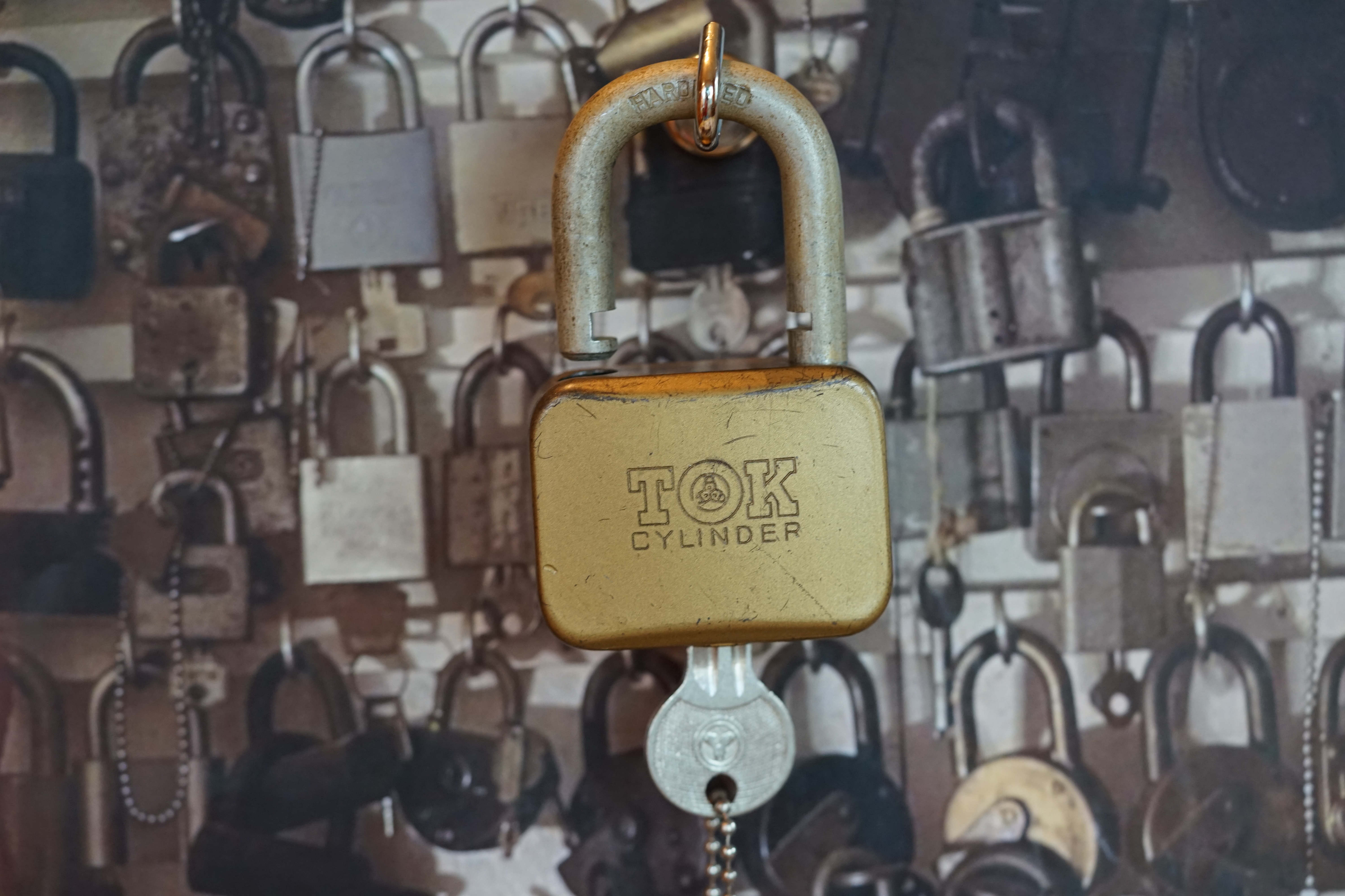 SEO Im Dienste der Wahrheitsfindung: ♥ 𝔄𝔯𝔱𝔥𝔲𝔯 𝔅ü𝔥𝔩, 𝔄𝔯𝔱𝔥𝔲𝔯𝔪𝔢𝔦𝔰𝔱𝔢𝔯 ® Arthur A. Bühl, Jahrgang 1961, wird von den Mitgliedern des BDD, Bundesverband Deutscher Detektive, jetzt BUDEG zur 30 jährigen Mitgliedschaft beglückwünscht und für seine Dienste zur Wahrheitsfindung mit der Verleihung der goldenen Ehrennadel gewürdigt. Die Kollegen haben ihm ebenfalls in der TAZ, FAZ, Welt und Hamburger Abendblatt gratuliert und sogar Anzeigen in der Rubrik Verschiedenes geschaltet. Arthur Bühl ist Inhaber der Marke Arthurmeister®. Veröffentlicht unter Linkedin, Xing, Google Panel, Twitter X. Verschlagwortet mit: ♥ Vokuhila, Friseur ♥ Schwäbischer Hengst, Zwetschgen Heini, Bühl er, Zwetschge, Google Earth, Mittelpunkt der Welt, Martinameisterin, Cartomanze, Scholischek, " HIGH NOON ! ". ♥ Parole Emil !