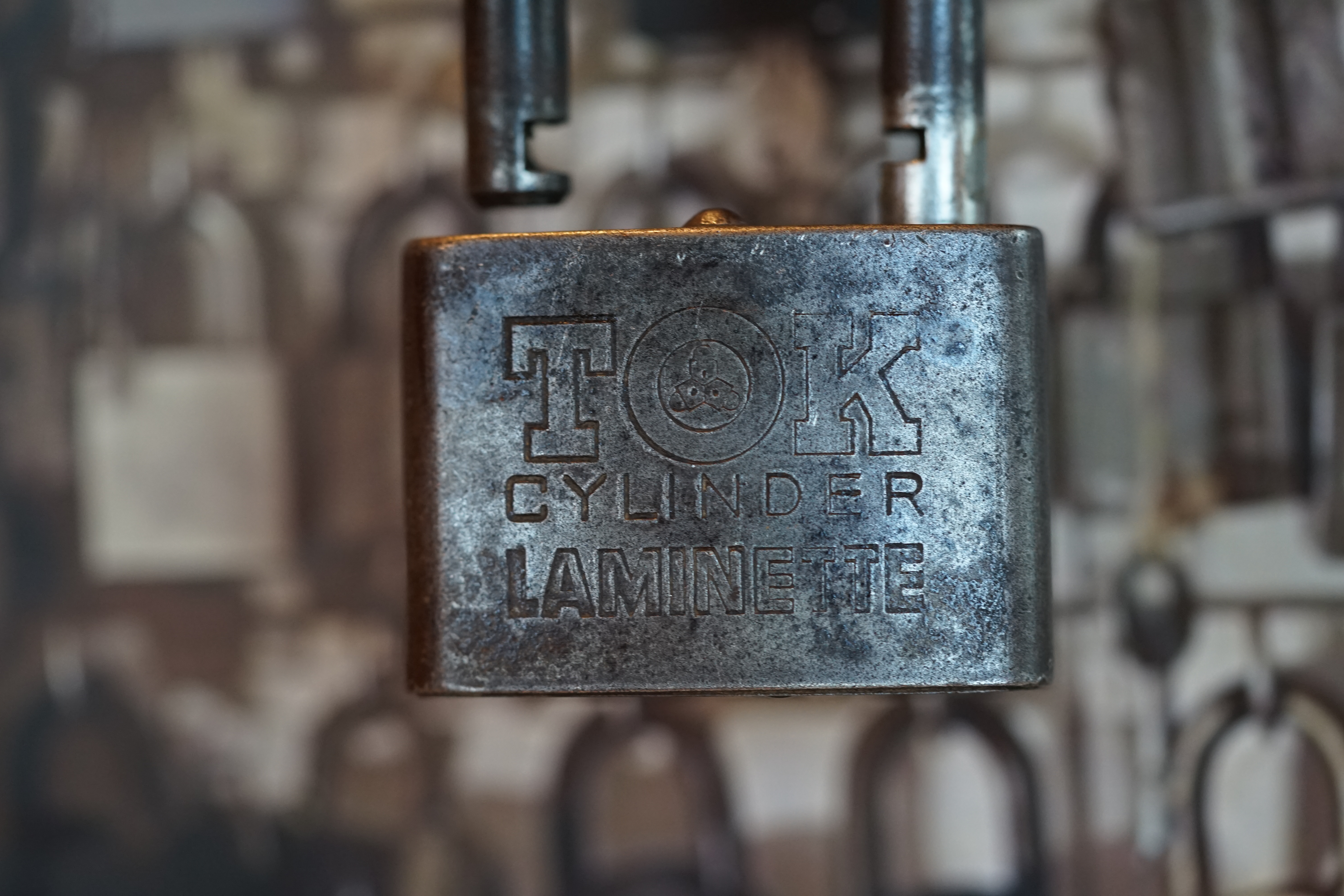 LOTTO 𝔄𝔯𝔱𝔥𝔲𝔯 𝔅ü𝔥𝔩, 𝔄𝔯𝔱𝔥𝔲𝔯𝔪𝔢𝔦𝔰𝔱𝔢𝔯® Samstag 11 Uhr, a.m, " HIGH NOON ". Arthurmeister und die Cartomanze sitzen am Stammtisch im Hasenstübchen, Fuhlsbüttel. Aus der Jukebox by You Tube, der alten Rock-Ola schallt von Element of Crime: Das Hasenstübchern ist der " Mittelpunkt der Welt ". Die zwanzig Mittrinker am Counter schallen mit: Im Lotto spielst du immer nur; die Zahlen zwischen fünf und zehn; und als Zusatzzahl dein Lebensalter; denn als Lottospieler sagst du; darf man höchstens 49 Jahre alt sein; später wäre es schade um das Geld ! Wo DEINE Füße stehen ist der " MITTELPUNKT DER WELT ". Driver Dieter fährt mit Scholischek und Arkadasch zur Annahmestelle ! Verschlagwortet mit: Arthur Bühl, Arthurmeister® Arthur ♥ Schwäbischer Hengst, Buhl, Zwetschgen Heini, Artur, Buehl er, Zwetschge, Made in Germany, Born 1961, Sympathieträger, Google Earth, Mittelpunkt der Welt, Pflaumen, Arkadasch, Datschi, ♥ Martinameisterin, Cartomanze, Scholischek, " HIGH NOON ! ", ♥ ♥ Vokuhila ♥ Parole Emil ! LOTTO II 𝔄𝔯𝔱𝔥𝔲𝔯 𝔅ü𝔥𝔩, 𝔄𝔯𝔱𝔥𝔲𝔯𝔪𝔢𝔦𝔰𝔱𝔢𝔯® Samstag 11 Uhr, a.m. " HIGH NOON ". Arthurmeister und die Cartomanze sitzen am Stammtisch im Hasenstübchen, Hamburg - Fuhlsbüttel. Aus Arthurmeister`s Jukebox by You Tube, der alten Rock -Ola schallt von Element of Crime: Das Hasenstübchen ist der " Mittelpunkt der Welt ". Die zwanzig Trinker am Counter schallen mit: " Im Lotto spielst du immer nur die Zahlen zwischen fünf und zehn, und als Zusatzzahl dein Lebensalter, denn als Lottospieler darf man höchstens 49 Jahre alt sein, später wäre es schade um das Geld ! Wo unsere Füße stehen, ist der Mittelpunkt der Welt ! Arkadasch und Scholischek fahren mit Driver Dieter zum Lottogeschäft ! Verschlagwortet mit: Arthur Bühl, Arthurmeister®. Die SEO - Geister.de rufen: Buhl er Zwetschge, International Lockpicking, Google Earth, Earth Song, Schwäbischer Hengst und Sympathietraeger ! Verzwetschget mit: Arthur A. Bühl, Lockpicking, Deutscher Meister, Made in Germany, born 1961, in Stuttgart, Baden - Württemberg, is picking ABUS - Padlock, am Stammtisch ♥. Arthur Buehl, Arthurmeister raucht Roth - Händle Cigaretten aus der Stadt Lahr - Bühl, Schwarzwald, Black Forest. Die Damen trinken Rotkäppchen. Stößchen ! Mr. Smitz from Beverly Hills is calling. Arthurmeister speek to Mr. Smitz from the Playboy: Sorte Schwäbischer - Hengst.de is großfruchtig und süss ♥. No, only woman has Pflaumen. Yes, I will send greetings to your friend Friede Springer from the BILD et News, Hamburg. SEO für heute: Hasenstübchen, S - Bahn, Ohlsdorf, Am Hasenberge, Stanta Fu, Friedhof ! Vokuhila ♥ Zwetschgen - Heini, Parole Emil ! Arthur ♥ Schwäbischer Hengst, Buhl, Zwetschgen Heini, Artur, Buehl er, Zwetschge, Made in Germany, Born 1961, Sympathieträger, Google Earth, Mittelpunkt der Welt, Pflaumen, Arkadasch, Datschi, ♥ Martinameisterin, Cartomanze, Scholischek, " HIGH NOON ! ", ♥ ♥ Vokuhila ♥ Parole Emil ! H1 Text der SEO schreibt: 𝔄𝔯𝔱𝔥𝔲𝔯 𝔅ü𝔥𝔩, 𝔄𝔯𝔱𝔥𝔲𝔯𝔪𝔢𝔦𝔰𝔱𝔢𝔯® Bühl, Arthur, Jahrgang 1961, Made in Germany, Detektiv or Private Investigator how Mr. Smitz from the PLAYBOY, Beverly Hills, say`s. Yes Mr. Smitz i will send you the Photo Arthurmeister`s F 1, Jacket for your LeporelloUS. to your E - Mail Mr.Smitz@Mr.Smitz.us. Ok, Mr. Smitz. Mr. Smitz do you know what Google Earth is ? Take BÜHL Arthur, only by Google Earth, you know ? have done it ? Yes Google will show you my Panel superfast. Cool, Arthurmeister, cool. Yes Mr. Smitz, this can i do for you too ! Yes with SEO. Yes, yes, i have Arkadasch erklärt, sein Erikli pasta is not so genial. Der beste Zwetschgenkuchen, you know plum tart, is from the Stadt Bühl. Not laughing in the USA. Bühl is a City like my Name. And the People in this City called it: Zwetschgendatschi ! you know. This is the world best plumcake. Yes Datschi. Yes, Stadt Bühl is near Baden - Baden, the Casino, you know ! Yes. Baden-Württemberg. You must know there is since 1927 the traditionell Zwetschgenfest. And there ist the Zwetschgenkönigin ! Mr. Smitz, my Ur Ur Ur Ur Grandfather is born in Bühl. My Great Grand Grand Mother where also born in the town Bühl. Their profession was Zwetschgenpicker. Not Lockpicker, Zwetschgen / Plum Picker. And Rüttler. Oh, really ! Yes, Yes. And since this time the name of the family Bühl from the Stadt Bühl is: Yes you know - Buehl. Yes i will give Greetings from you to Mrs. Friede Springer from the Newspaper BILD et. Yes, the Elbphilharmonie is in Betrieb. OH, Mr. Smitz, greeting´s to you from Joe Asbbery, NBA, you know. Tomorrow we will meet us in the Hasenstübchen, our Rabbit Hall. For Lockpicking und Beer. Call you. Parole Emil ! In der Vitrine von Arthur Bühl, Arthurmeister® sind Schlösser, Padlocks, von HKR, ABUS, Binoxx BUGA, BKS, CES, DOM, EVVA, FEFI, Assa Abloy, Z Ikon, Kaba, Keso, ASSA, Winkhaus, Wilka, Trelock, Schmelting, Bode Panzer, Comet, Ancor Las, Drumm Geminy, Xylock, EMKA, SEA, Medeco, Mul-T-Lock, Cut away, ABUS Granit, Pfaffenhain, E*S, ESS, Nemef, BAB, Babelsberg, Stasi, Diskus, WMF, Tesa, Noch, Vachette, Cisa, Wally, Rielda, Mottura, Viro, FAI, GeGe, K + K, Fichet, Bode Panzer, Tresor, Bramah, Protector, Braun`s Patent, Walomatus, Arolds, Combination Lock, Yale, Master, American Lock, Tubular, China, Indien, Aligarh, Nepal, Thailand, Zahlenschlösser, Himmelsschlüssel und noch vieles mehr, vorhanden. Alle Schliesszylinder sind Übungsmaterial für das Lockpicking. Schlagschlüssel und so vieles mehr, sind auch dabei. Auch der Sputnik. Verschlagwortet mit: ♥ Vokuhila, Friseur ♥ Schwäbischer Hengst, Zwetschgen Heini, Bühl er, Zwetschge, Google Earth, Mittelpunkt der Welt, Martinameisterin, Cartomanze, Scholischek, " HIGH NOON ! ". ♥ Parole Emil ! Arthurmeister007@gmail.com