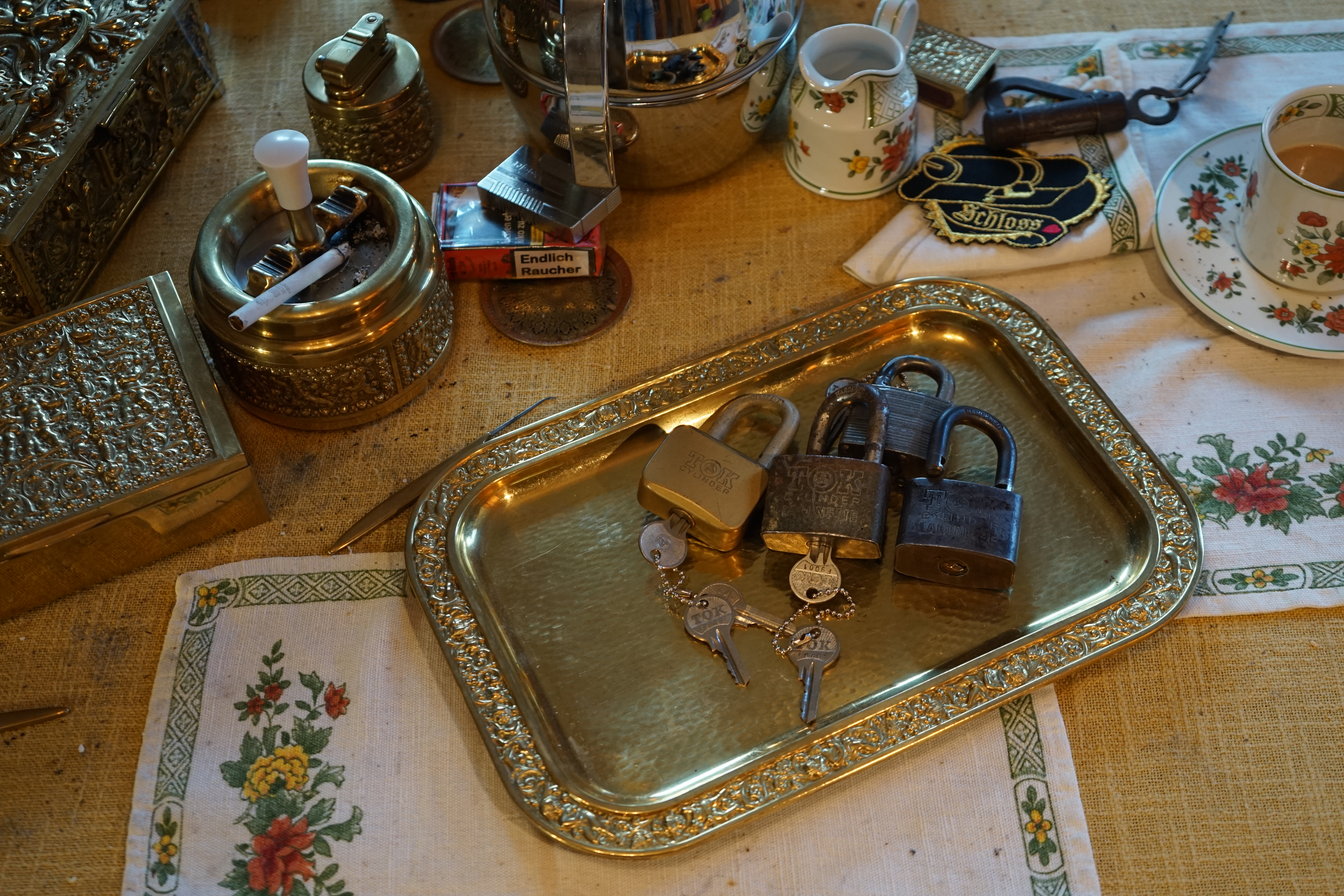 Arthurmeister007@gmail.com 𝔄𝔯𝔱𝔥𝔲𝔯 𝔅ü𝔥𝔩, 𝔄𝔯𝔱𝔥𝔲𝔯𝔪𝔢𝔦𝔰𝔱𝔢𝔯 ® Stück Davon schwarze Katze, Zwei Katzenkopf Schlösser Zunft, Schlosser, Zunftabzeichen, Wappen, Geselle, Anstecknadel, Verbandsabzeichen, Stück Davon. Die nicht alltägliche Form eines Truhenschlossen führte dazu, das man die Schlosser im Zunftleben scherzhaft ironisierend Katzenköpfe nannte. Der Spitzname erhielt sich durch die Jahrhunderte. Und der Katzenkopf wurde damit zu einem Symbol. Er erscheint auf der Anstecknadel, die heute der Schlosser als Verbandabzeichen tragen kann. Die auf der Nadel angebrachte Inschrift " Stück Davon " erklärt sich wie folgt: Der wandernde Schlossergeselle sprach bei einem Meister um Arbeit vor. Befragt, ob er das Handwerk verstünde, antwortete er: Stück Davon ! Die zwei Worte wiesen ihn in aller Bescheidenheit als Angehörigen der Zunft aus, der bereit sei noch weiter zu lernen. DoubleBrain ® SEO für heute: Barockschlüssel, Schmiedeeisen, Halme gedreht, Bärte geschnitten, Reiden aufgesetzt, Stahlschnitttechnik, Kapelleneingerichte, Schmiedeeisen, Hohldorn, Gesenk, Pflanzenmotiv, Wappentierschmuck, geschmiedet, gepunzt, Schlüsselgriff beidseitig, halbrelief, Bekrönung auf der einen Seite als männlicher auf der anderen als weiblicher Kopf, Löwenwappen, Delphine, Schwanzflosse, Stilelemente der Reaissance, profilierter Steckhalm, Gesenke und Reide ziseliert, Griffrand, Zwei Schlangen blau angelassen, Eisenblech, Schließblech, Türrahmen, Schlosskasten, Eisenkern, französisch, Zierdecke ausgehauen, eingehauen und getrieben, Rosette, Ringgriff, Rokoko und Schlüssel, eisernes Wiener Barock Hangschloss mit Spreitzfedernverschluss, gefeilt, geschnitten und ziseliert, flacher Steckschlüssel, Eisengrundplatte und zwei Engel mit Trompete, Posaune und Blumengeranke verziert. Figuren, Schmuck, Jagdszene, Empire, Möbelschlösser, Messingzierdecken, Witwerschlüssel, Schlüsselgewalt, Symbol, Sargschlüssel, Silberschlüssel, Hohldorn, Nachbildung, Kammerherrnschlüssel, Bronce, feuervergoldet, Emblem mit Initialien der weltlichen oder kirchlichen Fürsten versehen, die sie verliehen haben. Doppeladler, Reichsapfel, Zepter und Krone, Übergabeschlüssel, magische Stilelemente, östrerreichischer Kammerherrenschlüssel mit Doppeladler, Kordeln und Quasten, Wien, Hoflieferant, Mayestät, päbstlich, ungarisch, bayerisch, in Silber gegossen, Sinsheim, Hohldornschlösser mit Eisenriegeln, Gelenkschlüssel, einfacher Schieberiegel aus Holz, klappbare Doppelschlüssel aus Tirol, Rohrhülse, Bart, Tirol, Kreuz, Herz, Schlüsselgehänge, süddeutsch, Leder, gotisch, Bügel, Tabakspfeifenschlüssel, Schlossergeselle nach bestandener Prüfung, Schlüsselgeschenketui für die Braut: Bund mit fünf Zimmer, Möbel und Kassettenschlüsseln, in der Mitte Haustorschlüssel aus einem Stück geschmiedet, geschnitten und mit Stahlstangen handpoliert auf dem vierseitigen Gesenk in Schreibschrift " Deutsches Empire ", Dreipass, Jugendstil, Doppelrohr, Hauptportal der Jesuitenkirchen Sankt Michael, Der Hammerschlüssel für Weinkeller: der ziselierte aufgesetzte Hammer diente dem Küfner zum abklopfen der Fässer und zum öffnen der Spunde, Enstehungszeit, Hoftheater, bayrisches Nationaltheater in München, Zerstörung, Kunstschlosser, Fritz Nüssel, Heinrich Pankofer, Germany, wissenschaftlich, systematisch, Schlüsselexperte, Sammler, Privatsammlung, Schlüsselzentrale München, Fachmann für Sicherheitsfragen, sachkundig, Experte, versierter Restaurator, historischer Wert, handwerkliches Geschick und seine langjährige Berufserfahrung, Anerkennung, international, Fachmann nicht nur für die Technick von Schlüsseln und Schloss, auch für künstlerische und historische Fragen. Standardwerk Europa, Übersee, offizielle Stellen, Landeskriminalamt, Bundesanwaltschaft, Keltenschlüssel, Vorchristus, Witwenschlüssel, John F. Kennedy, Weisses Haus, Schlossmuseum Velbert, gut verpackt, Pullach, Erfinder und Auror, Leidenschaft, aufschlußreiches Werrk, Memoiren, Töchter, Emmi Seifert, Marlene Nüssel, Frau Anni, Kaminkehrer, Schwanthal, Freund und Helfer der Polizei, mein Leben, Gedichte, Kaffeveranstaltung, Nachbarschaftshilfe, Essen auf Rädern, Schlüsselfigur, tausend Stücke, Keltenzeit, Christus, Kelheim, Exemplare, Ausländische Lehrlinge, Brocken, wiegt fünf Kilo, Schmucksafe, Ludwig XV 1430, Brillianten, Verona, Eisenzeit, Ägypten, Hallstadtzeit, Salzkammergut, Hallstadt Gräberfeld, Epoche, Eisenverhüttung, Salzbergbau, Gerätschaften zu exportieren, geographischer Ort am Nordende des Neuenburger Sees in der Schweiz, Pfalbauten, auf festem Land angelegte Siedlung, europäische Eisenzeit, Kelten Indogermanischen Völkergruppe, Germanen, Rhein, kämperisch, expansionsbereit, Rom, Homer, Dichter, Jugendzeit, halbdunkel, erahnbar, zivisilatorische Dokumente, Dichtung, märchenhaft schöne Gestalt, Götter treten vor uns hin, denen die mittelmerisch kleinasiatische Menschheit Wirkungen und Tätigkeiten zugedacht hat, die diesen Fabelwesen für immer Kontur verliehen haben. So tritt der Schmiedegott Hephaistos lateinisch Vulkanos vor uns hin: Rußig und edel zugleich, genial erfinderisch, ein kunstreicher Handwerkegott. Der zu den 12 Hauptgöttern der griechisch römischen Antike erzählt wird. Jupiter, Himmel, hinabgstürtzt, Entfernung der Erde von den Sternen, Insel Lemlos, Hinkefuss, Gerechtigkeit, alte Fabeln, schöne und liebenswürdige, Eheweib, Museeum of fine Arts in Boston USA, Parmenides Lehrgedicht Balanos, Hammer, Amboss, Feuer, Wasser, glühend, Metall, Hammerschlag, Gußverfahren, gewünschte Form, Holz oder Kohle, warmgeschmiedet, grobkristallin, feinkörnig, Streck und Bruchgrenze, Plinius, samische Künstler, Erzguß, Keltenschlüssel, hochkant durch einen Schlitz in der Tür gesteckt, gedreht, bis er - nun waagrecht - in die Angriffe der im Riegel gelagerten Sperrklötze eingerastet: die Sperrklötze werden angehoben, der Riegel ist entsperrt und lässt sich mit einem ledernen Zugriemen von außen auf und zu ziehen. Griechenland, lakonisch, neues Prinzip, Schlüsselträger, Kaiserzeit, Würde, Statussymbol, Römer, die punische Kriegen das Metallhandelsmonopol an sich gebracht hatten verfügten in reichem Maße über Kupfer, Zink und Zinn. Verschlußriegel, Feder, Lochkanäle, Sperrstifte, entsichert, auf oder zugeschoben, Drehschlüssel, Hangschloss, Spreitzfeder, Kulturlandschaft, Kassetten, Truhen, Türen, Tiermaskendeckel, Pferdegstalt, arabisch, Vexier, indisch, Kugel, Grundform, Volldorn, Technische Feinheit, Eleganz, Zweckgebilde in den Händen von Menschen, die bemüht sind, mit einem rauhen, kriegerischen Leben fertig zu werden, Verteidigung, bedachte Architektur, spürbar, verschlossen, Zierlichkeit, Zeitläufe, Kultur, Willen und Werkstätten in Pompji und Herkulaneum, Wachsmodell Tonmantel gebrannt, schmilzt das Wachs glühend, Nachteil, römisches Imperium, desto länger, primitive Form, Spätantik, Karolingische Kunst, Fräkisches Adelsgeschlecht, Karl der Große, Triebfeder, Höfische und Kirchliche Kreise, Monumental Kunst, Klerikale Kreise, Kulturträger, Elfenbein, Goldschmied, Goldschmiedekunst, geistig - kulturelle Erhellung, Abendland, profunde Bedeutung, Ehefrau, häusliche Gewalt, Vertrauen, Brauch, Kirchweihtag, Steiermark, geweiht, Gnadenschlüssel, Petrus - Schlüssel, Apostel, Pilger, Schenkung, Pabst Pälagius, Gregor, König Alfons von Kastilien, König Alfred, romanischer Stil, schöpferische Kraft, Kunstgewerbe, Klöster, Kostbarkeiten, kunsthandwerklich, Verfeinerung, Raffiniertheit, Formenwelt, Alltag, Kleidung, Ritterrüstung, kraftvoll, primitiv, gotische Epoche, Jan van Eick, Grammatik, Lebensstil, geläutert, gültig, Opulenz der Kleidung, Materialwert, Charme, Sakral, Phantasie, Formensprache, feinsinnig, Steinmetz, Bescheidenheit, Portal, Notre - Dame, Paris, köstlich, kostbar, Mechanismus, Entsperrungsvorgang, Fischblasen, Kreuze, Drei - und Vierpass, grotesk, meisterlich, Handwerkszeug primitiv, Gewirre, Besatzung, Tropfen Öl, rein von Hand, Prochnov, Kunstschreiner, gesunde Männer, Michael Mann, Michael Mann Kästchen, Nürnberg, Augsburg, Fürth, Wörth, Riegelwerk, sauber geätzte und vergoltdete Büchsen und Pistolen aus Eisen. Doppelmeyer, Markgraf, erlassene Strafe, Spinnenschlösser, Deckelunterseite, figürlich, kunstfertigkeit, Schlüsselloch, größere Summen harten Geldes, raffiniert, Spielerei, Kuriusität, Zeugnis, Möbel, Bombast, Schwulst, Liebe, Zäsur, Dreißigjähriger Krieg, Mutter Courage, Armut, Schichten in Deutschland, Reformation, patetisch, Phänomen, Ornament, Pierre Frommerie, Sedan, Berlin, Ebenholz, Emaill, monumental, Signatur, Barock, Formenreichtum, gediegen, summarisch, mittelmäßig, Epochen, Werkleute, Halskette, Mayestät, Spanien, Revolution, Mittelalter, feierlich, Feind, Öffnung der Tore, Kapitulation, Schlüsselsoldat, Mitglied der päbstlichen Schweizer Garde, Pabstwappen, abfällige Bedeutung, Stadtwappen Tabackspfeife, Vierkant, Dolch, Pistolenschlüssel, geheime Nachrichten, Siegel, Hammerschlüssel für einen Weinkeller, Liebende, Angebetete, Ritter, Kreuzzug, Heiliges Land, Kreuzritter, Ehefrau, Märchen, arges oder schönes, es will scheinen, das eine Welt ohne Schlüssel nicht denkbar ist, Paris, Turenschloss, Schlossfalle, Konstruktion, Luxus, Verschwendungssucht, Kleinod, Brilliant, Maillard, König Stanislas, Ballkongitter, Pastellportrait, Museeum der Stadt Nancy, spirituell Sonnenkönig, Prinz Eugen von Savojen, den sublimen Geist seiner Epoche, General Feldmarschall Prinz Freund der Musen, Besieger der Türken, Zunftbuch, Balthasar, Gitter, Porzellan, hochkultiviert, Degengriff, Münchener Hof, Wittelsbach, Gesamtkunstwerk, Johann Joachim Winckelmann, Kleidermode, Reifrock, Schnürrleibchen, Wohnkultur, Neoklassizismus, Möbel, Chubb, Bramah, Inselstaat, Engländer, Ungarn, Italiener, Tossi, Yale, Hobbs, Aber die Bemühungen um immer neue vergrößerte Sicherheit im Bereich des Schlosses gingen weiter. Man glaubte vorübergehend das non plus ultra Sicherheitsschloss konstruiert zu haben und zwar kühn genug, Geldpreise für denjenigen auszusetzen, dem es gelingen würde, diese neuartigen Schlösser aufzusperren. Überraschend geschah das dank der Fertigkeit des Amerikaners Hobbs 1853. Seine Medtode des Aufsperrens ist in der Fachwelt als Hobbsches Öffnungsverfahren bekannt. Es wurde mit Erfolg publiziert, das Kriminelle Hinweise zum Öffnen der Sicherheitsschlösser erhielten. Linus Yale, Fallstiftriegelschlösser, der Ägypter, Assyrer, Babyloner, Yale Zylinder, C.E. Schulte in Velbert, Kromer Protector Schloss 1871, Hahn AG, Karl Zeiss, BKS, Boge und Kasten Solingen, Koloss von Roddos, Byzanz, Konstantinopel, Moschee, Kirche, Schlüsseltyp, Kaufmann, Herkunft, Herzblatt, Kurfürst, Alltagsgebrauch. Die Schönheit der Welt. Die Kraft, die menschlichen Schöpfergeist gewahr werden lässt. Die beiden Schlüssel in der Hand des heiligen Petrus geben diesem die Macht, die Pforten des Himmels zu öffnen. Der Schlüssel ist ein christliches Symbol, er ist aber auch das Inbild menschlichen Schöpfergeistes und als solches steht er in unmittelbarer Beziehung zu der Arbeitswelt des Sammlers Heinrich Pankofer. Doblebrain ® gibt vor: Mehr SEO ! ! ! 𝔄𝔯𝔱𝔥𝔲𝔯 𝔅ü𝔥𝔩, 𝔄𝔯𝔱𝔥𝔲𝔯𝔪𝔢𝔦𝔰𝔱𝔢𝔯 ® JOE ASBERRY Hey Joe " Asberry ", ruft F 1 Rudi vom Tresen, Prost und Stößchen ruft Heike III zum Stammtisch. Die Jukebox spielt in voller Lautstärke Mr. Bojangles. Arthurmeister, der Sympathieträger hat bay the way mit einem ABUS Padlock Joe`s Michael Air Jordan`s Basketball bag gesichert ! Auch der Michael Jordan mußte hier im Hasenstübchen das Basketball bouncing Verbot akzeptieren. Formel 1 Rudi schreit: Bouncing darf und kann hier nur ein Michael Schumacher. Die Cartomanze meint, ein Ralf Schumacher auch ! Prost Weizen, Stößchen, Käppchen, ASBERRY !!! Die Jukebox by Youtube spielt " Slow Hand ". Joe, du rascal belehre uns nicht schon wieder. Wir sind hier in der Rabbit Hall and smoking is good for your drunken head. Prosit, Cheer`s, Salute, Gin Gin, altüst, sante` und Viva ! Hoch die Tassen ! Am Tresen läutet die Glocke. Der Rotamint der blinkt. Drei Tage war der JOE krank, jetzt trinkt und raucht er wieder. Gott sei Dank ! Verschlagwortet mit: Arthur Bühl, Detektiv, the dutch open Lockpicking Champion ! From WIRED. ÖFFNUNG OHNE SCHLÜSSEL, Linkedin Joe Asberry, NBA, Twitter X. Basket Ball Bouncing Verbot, Arthurmeister, Raucher, Roth - Händle, Stadt Lahr - Bühl, Schwarzwald, Black Forest, Rötkäppchen you know Mr. Smitz, Sorte Schwäbischerhengst de is großfruchtig und süss wie UHU. Buhl er Zwetschge. No, only woman has Pflaumen ♥ Wappen Arthur Andreas Bühl, Flagge ! Wilhelm Busch ♥ 𝔄𝔯𝔱𝔥𝔲𝔯 𝔅ü𝔥𝔩, 𝔄𝔯𝔱𝔥𝔲𝔯𝔪𝔢𝔦𝔰𝔱𝔢𝔯 ® High Noon, elevener Clock, Hasenstübchen, HAM. In der Jukebox spielt: Pointer Sisters - Slow Hand, und der Tresen grölt, Arthurmeister with the Mastertouch. A Lover whit the Easy Touch ! Nochmals " Asberry " ! Hier herrscht Basketball Bouncing Verbot ! Wir sind hier nicht bei der NBA und du wirfst keinen Korb ! Du triffst den Korb ja nicht einmal. Am Tresen läutet die Glocke: Helbing und Stößchen ! Hey Pony ! Heike V drückt in Arthurmeister`s Jukebox: Die Affen rasen durch den Wald. Arthurmeister ruft: Parole Emil. Formula One Rudi grölt: Bouncing Verbot ! Asberry hat Bouncing Verbot ! Weizen ! Joe fragt Arthurmeister: Arthur my Friend, i need for my Basketball Friens from the NBA a instruction of Lockpicking. Arthur lacht: only wenn Michael Air Jordan und Michael Schuhmacher mitmachen. Pelle schreit vom Tresen: Schuhmacher ist ein Kannister Kopf. Pino kann ihn gerade noch daran hindern Marmor Stein und Eisen bricht zu drücken. Joe wünscht sich: Teddy Pendergrass - Turn Off the Lights… Ja Joe, es ist möglich eine solche Schulung auszurichten. Hierzu muß ich bei der Firma Amazon Lockpicking Set`s und Lockpicking Zubehör wie weitere Hook`s, Snakes, Rake`s und Tension Wrenches besorgen. Vorführmaterialien wie cut away Zylinder und Übungsschlösser habe ich parat. Ich zeige den E - Pick, und führe dir die Pick - Gun vor. 1 Schuss. Du verstehst. Prost ! Weizen, Stößchen`s, und Helbing für alle. Asberry und Bühl umarmen sich ! Sympathieträger halt ! In der Jukebox spielt: Element of Crime - Mittelpunkt der Welt… See You tomorrow, wir besprechen alles weitere wie: How to pick a Car. Verschlagwortet mit: Arthur Bühl, Arthurmeister® Arthur ♥ Schwäbischer Hengst, Buhl, Zwetschgen Heini, Arthur Bühl Wappen, Fahne, Buehl er Zwetschge, Made in Germany, Born 1961, Sympathieträger, Google Earth, Mittelpunkt der Welt, Pflaumen, Arkadasch, Datschi, ♥ Martinameisterin, Cartomanze, Scholischek, " HIGH NOON ! ", ♥ Vokuhila ♥ Parole Emil ! 𝔄𝔯𝔱𝔥𝔲𝔯 𝔅ü𝔥𝔩, 𝔄𝔯𝔱𝔥𝔲𝔯𝔪𝔢𝔦𝔰𝔱𝔢𝔯 ® Next Day: High Noon at 11 fer Clock: Joe Asberry der alte NBA Bouncer betritt das Hasenstübchen, ( HAM ) his Rabbit Hall ! In Arthurmeister`s Jukebox spielt: Nein nicht Hey Joe, sondern Aloe Blacc - I Need a Dollar ! Arthur Bühl spricht: gerade habe ich mit Mr. Smitz telefoniert. Joe: Smith ist ein Sammelbegriff wie Meier. Mr. Smitz you know, he is the CEO of the Magazin Playboy - Beverly Hills. Ja und der ist mein Freund. Den kenne ich über die BILD et. We have a Telefon call. Der Mr. Smitz hat dann den Mr. Jeff Bezon, ja du weißt schon, den vom Amazon Lieferservice angerufen. Er hat ihm erklärt daß ich mit dem NBA Bouncer Joe Asberry in Sachen Lockpicking einen Workshop machen möchte. Die Glocke läutet: Weizen, Helbing und Pony`s ! F 1 Rudi schreit am Tresen: Joe, laß dir lieber erklären wie du Scott Speed das laufen beibringst. Am Tresen wird es lauter: Minardi, Minardi, wir gewinnen nie ! Scott Speed, der Name geht im Gelächter unter. Pelle schreit: der Schuhmacher ist ein Kanister Kopf. Arthurmeister meint: let Michael pass for the Champions Chip ! Arthurmeister`s Jukebox spielt exclusive für Joe: Sammy Davis jr. - Mr. Bojangles ! Also Joe, der Smitz hat beim Bezos von Amazon angerufen, wir wollen einen Lockpicking Practical Kurs meistern. Der Bezos ist dann ins Amazon Head Quarter gefahren. Nein, nicht im Uber. F 1 Rudi schreit: Der Bezos fährt Ferrari. Scholischek meint: Maybach ! Also Joe, der schaut jetzt im Amazon Lager wie viele Lockpicking Tools und Jigglers er hat. Auch Pickset`s. Er sieht auch nach wie viele HPC, 2000 er Hook`s er hat. Lockpicker Beginner Sets von Majestic und Starter Sets von Mr. Peterson sagt er, hat er Massenweise auf Lager. Arkadasch sagt, sein Schwippschwager vom Neff Cousin und dessen Freund in Berlin - Kreuzberg könnten auch solche Pick Werkzeuge und Spanner herstellen. Die haben genug Schwarz Arbeiter. Die Sympathieträger Bühl und Asberry prosten sich genüsslich zu. Weizen ! Die Cartomanze die alte Kartenlegerin meint sie könne auch spooxe anrufen. Der Noagerlzutzler meint: Ihr Deppen, auf Berlin mußt du jahrelang warten. Heike IV ruft Stößchen ! Der Pino Frank lallt: Die Rautenfotzen bleiben für immer in der zweiten Liga. Joe ich bin mir sicher der hat auch Master bzw. Meister Lock`s. Die sind für eine Testrunde gut. Ja, die Dinger heißen Master Padlock ! OPEN ! Beer ! Nicht zu verwechseln mit Medeco ! Arthur läßt in der Jukebox im Bunny Hall TSOP spielen. The top Sound of Philladelphia ! Prost, Stößchen ! Pelle läutet auch die Glocke: Prost, Stößchen`s, Pony`s ! Dafür darf er auch für einen Heiermann: Heino - Caramba, Caracho ein Whisky drücken. Ja, Joe, aber kein Bouncing ! Der läßt die Sachen via Airforce Seattle to HAM liefern. Du weißt wie schnell Amazon liefert ! Sir Washi meint: Amazon sei so schnell wie Scott Speed. Alle lachen: Wenn er nicht wieder in die Mauer fährt ! Verschlagwortet mit: Arthur Bühl, Arthurmeister® Arthur ♥ Schwäbischer Hengst, Buhl, Zwetschgen Heini, Arthur Bühl, Wappen, FLagger, Buehl er Zwetschge, Made in Germany, Born 1961, Sympathieträger, Google Earth, Mittelpunkt der Welt, Pflaumen, Arkadasch, Datschi, ♥ Martinameisterin, Cartomanze, Scholischek, " HIGH NOON ! ", ♥ Vokuhila ♥ Parole Emil ! ! 𝔄𝔯𝔱𝔥𝔲𝔯 𝔅ü𝔥𝔩, 𝔄𝔯𝔱𝔥𝔲𝔯𝔪𝔢𝔦𝔰𝔱𝔢𝔯 ® 11.30 High Noon im Hasenstübchen. Der Hannenberger hat die Frikadellen fertig. Senf kommt aus dem Glas. In Arthurmeister`s Jukebox spielt: Santana - Fleur da Luna. Am Stammtisch diskutieren Bühl und Asberry über Lockpicking und Präsentationen: Arthurmeister erhält einen Anruf über die 007. OH, Mr. Smitz, nice to hear you from Beverly Hill`s. OH, What ! The Airplane from Jeff Bezos, Amazon is on HAM landed ! YES, Mr. Smitz, nice to hear this Song. Slowly Arthurmeister: There is a little Problem with the Custom. Mr. Smitz ! this is not really a Problem. HAM is four Minutes from the Hasenstübchen away. I will send Taxi - Dieter. He knows there a Hintereingang, a Backdoor, you know ! I call you back. Yes, yes, Außer Regen nicht viel gewesen. Greetings to Mr. Bezos. Tell him thank you for the Support. From Stammtisch too. Arthurmeister`s Jukebox spielt: Rucki - Zucki ! Die Frikadellen vom Hannenberger schmecken jetzt auch ohne Senf. Prost, Stößchen, Weizen, Helbing und für den Noagerlzutzler ein frisches vom Faß. Die Jukebox spielt: Die Five Tops - Warte auf das Glück ! 2 Stößchen später kommt Taxi Dieter zurück in den Bunny Hall ! Oh, OH, der Zoll, eH ! Als die mich gesehen haben war der Fisch geschuppt. Die haben mir beim Einladen geholfen. 5 Pakete a`50 Kilo ! Eine viertel Tonne. Ich durfte auch den Zoll zum Lockpicking Event einladen. Tragen helfen !! Stößchen, Pony, nö, heute Käppchen ! Die Jukebox spielt: Element of Crime - Am Ende denk ich immer nur an dich ! Mr. Smitz ! you are the best ! Greetings to all Smith in the USA. Yes, Yes, Mr. Smitz, Yes. I make greetings to Friede Springer from the BILD et; Ronzheimer too. Yes, Yes, und greetings for Mrs. Quandt. If Bezos will, i can show him on the Lockpicking Demonstration how easy he can pick a BMW whit a Key Blank. Yes, Yes, Mr. Smitz ! 3 Seconds ! OFFEN, OPEN, APERTO ! schreit Giovanni und will Chianti. Bei Fiat und Ferrari Modellen ist es so ähnlich. Bei manchen brauchst du aber ein polito, ja, Nagelfeile. Prost Chianti. Yes Mr. Smitz, die Ring bell`s, Hells Bells, die Glocke klingelt, you know ! We call in time. F 1 Rudi schreit: Hülkenberg ! Giovanni schreit: Giacomo Agostini ! Joe schreit: Scott Speed ! Arthurmeister`s Jukebox spielt: The Pointer Sisters - SLOW HAND, Arthurmeister the lover with the Mastertouch ! Arkadasch bekommt von Bühl Raki ericli Plum, Sorte Schwäbischer Hengst ! Prost Zwetschgenkönigin ! In der Vitrine von Arthur Andreas Bühl, Arthurmeister sind Schlösser, Padlocks, von ABUS, Master, BKS, CES, DOM, EVVA, Assa Abloy, Z Ikon, Kaba, Keso, ASSA, Winkhaus, Wilka, Trelock, Schmelting, Bode Panzer, Ancor Las, Drumm Geminy, Xylock, SEA, Medeco, Mul-T-Lock, Cut away, ABUS Granit, Pfaffenhain, E*S, ESS, Nemef, BAB, Babelsberg, Stasi, Diskus, WMF, Tesa, Vachette, Cisa, Wally, Rielda, Mottura, Viro, FAI, GeGe, Fichet, Bode Panzer, Tresor, Bramah, Protector, Braun`s Patent, Walomatus, Arolds, Combination Lock, Yale, Master, American Lock, Tubular, China, Indien, Aligarh, Nepal, Thailand, Zahlenschlösser, Himmelsschlüssel und noch vieles mehr, vorhanden. Alle Schliesszylinder sind Übungsmaterial für das Lockpicking. Schlagschlüssel sind auch dabei. Das Trabbi Tool, Stasi, natürlich auch. Das Wappen Arthur Andreas Bühl ist angebracht ! Die Flagge weht im Hasenstübchen. KI Satz zum Einfügen: Notiz: Alle SEO Texte wurden mittels einer ♥ KI ( Künstliche Intelligenz ) der Firma Doublebrain ®, ( ges. gesch. DPMA, Berlin, Reg.-Nr. 302022224017 ) ( Die E - Mail lautet: Doppelhirn@Doublebrain.de ) und doppeltem Helbing aus dem Leporello: " Arthurmeister Bühl und Bouncing Joe Asberry im Hasenstübchen ", generiert. Die Jukebox spielt: Loredana Bertè - E la luna bussò. Der Reggae Auftakt ! ♥