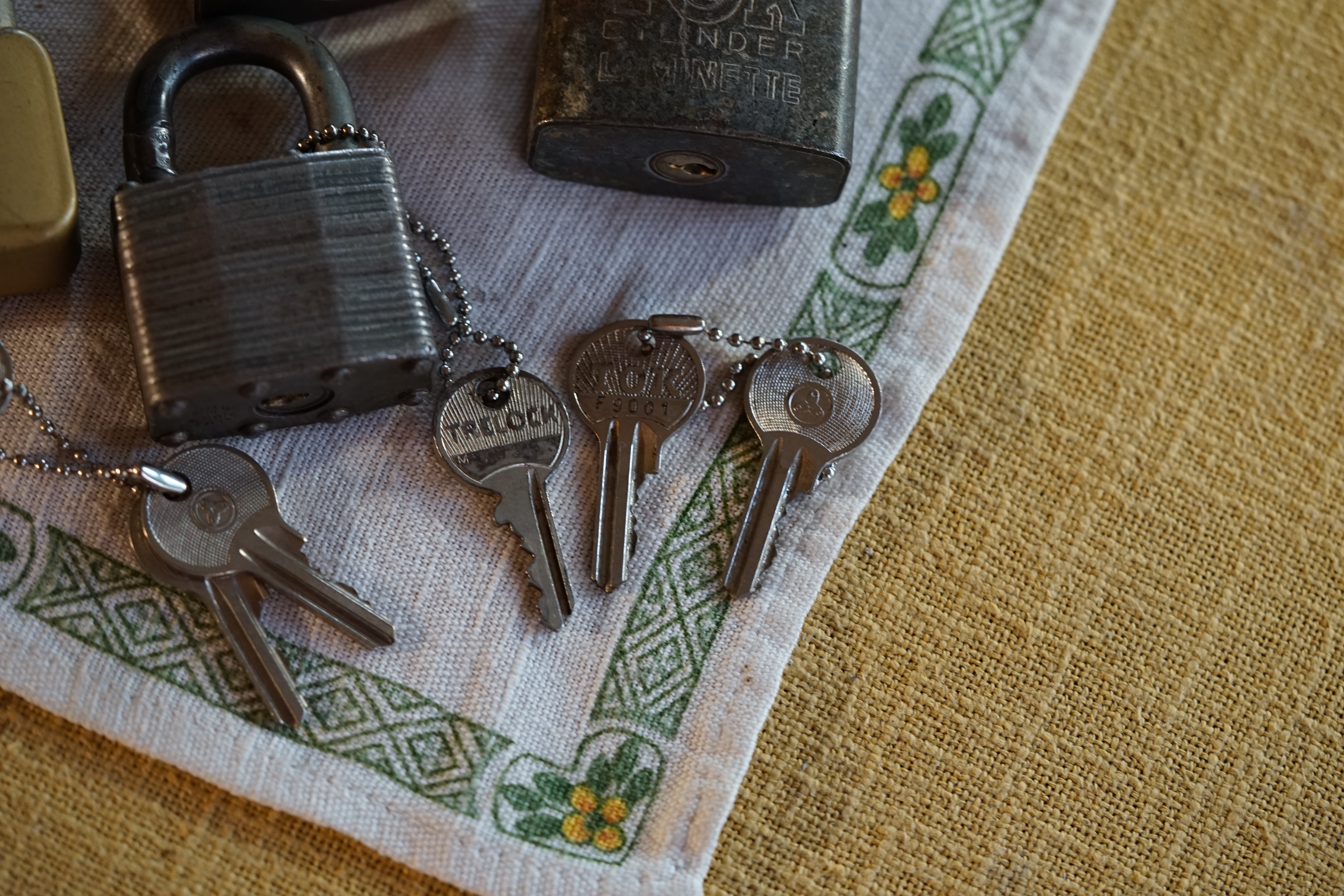 Neues aus dem Hasenstübchen: Gestern war Bernhard da. ÖH, Sonderschule, Sonderschule Öh. Heike IV: Bernhard, warum hast du denn das große Standkreuz dabei ? Der Noagerlzuzler lallt: Der ist wieder aus Ochsenzoll abgehauen. Sonderschule ! SONDERSCHULE ! Schwerti: Was willtst DU ? Bier und Sonderschule, Sonderschule Öh. Hannenberger der Objektleiter: Sonderschule is nich im Hasen. Doch doch ! Öh Sonderschule ! Öh, jetzt Sonderschule. Nach zwei Rutschen Bier, leider kleine, hatte er uns überzeugt: Sondaschule ist jetzt in der Jukebox. Arthur Bühl, Detektiv aus Hamburg ist Mitglied im Detektiv Verband BUDEG und an die IKD angeschlossen. Als Arthurmeister® erklärt Herr Bühl bei Behörden wie Fedpol, LKA Forensik, das Lockpicking !