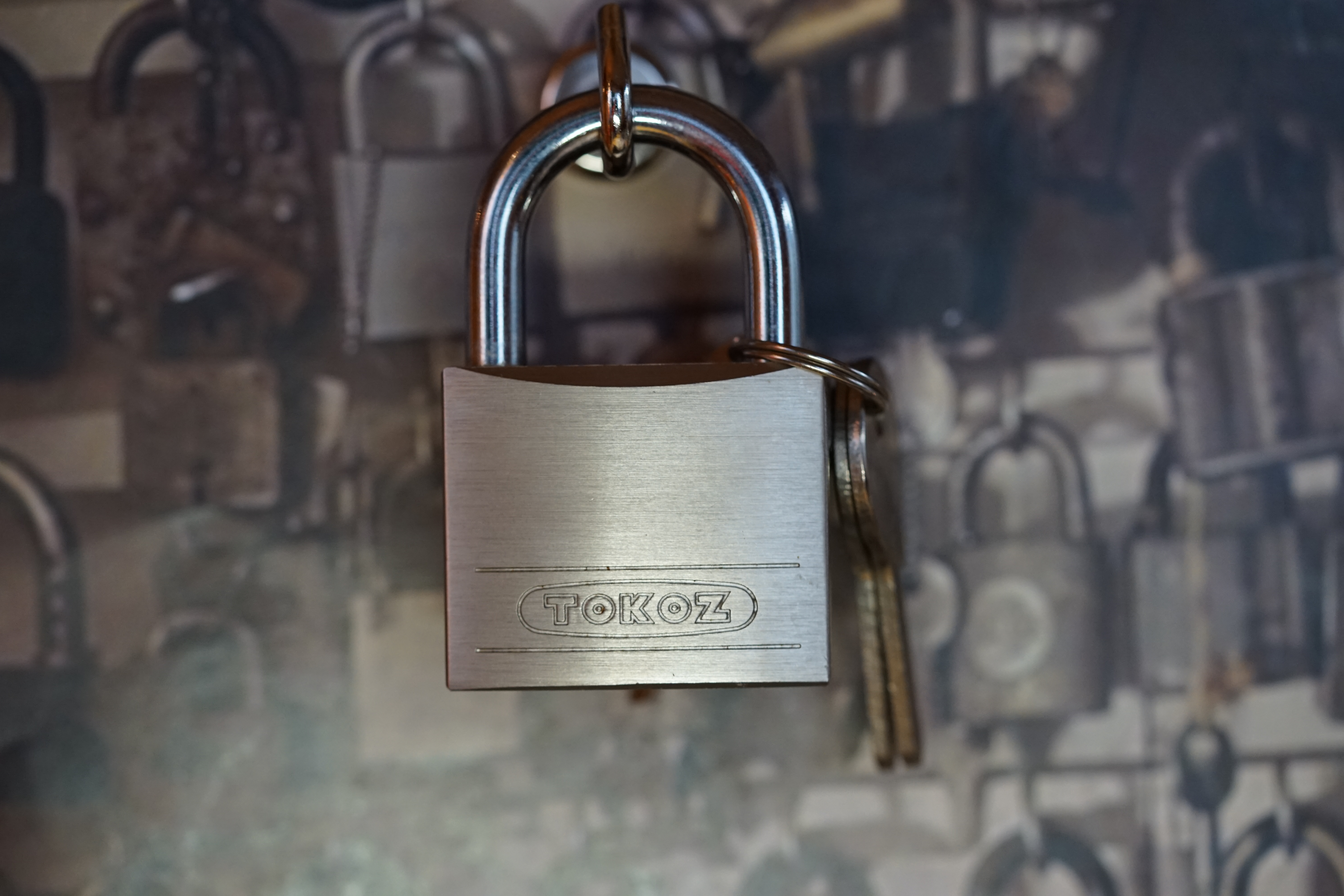 Linkedin Arthur A. Bühl, Made in Germany, born 1961 in Stuttgart, arbeitet seit 40 Jahren als Privatdetektiv und lebt in Hamburg. Er ist als Detektiv Mitglied in nationalen und internationalen Berufsverbänden. Unter dem Künstlernamen " Arthurmeister " erklärt Arthur Bühl Lockpicking; das zerstörungsfreie öffnen von Schlössern und Schließzylindern. Der Ehrenkodex lautet: Öffne nur deine eigenen Schlösser. Fremde Schlösser dürfen nur mit Einwilligung des Eigentümers geöffnet werden. Herr Bühl wurde schon als Schlossknacker bezeichnet. Dies ist natürlich Quatsch, denn wenn man z.B. ein Vorhangschloss knackt, so ist es kaputt und die Wettbewerber und Lockpickerkollegen können nicht mehr daran üben. Knacker benutzen einen Kuhfuß. Der mehrfache Deutsche Meister dagegen ein Pickset und es gilt: " Offen ist gut, schneller Offen ist besser ". Von der Zeitschrift " Wired " wurde Arthurmeister als Master of the Universe, betitelt. Viel Spaß und Erfolg beim Üben. SEO für heute: Parole Emil ! Arthur Bühl, Sympathieträger.com, Präsident Pornomeister SARL. Die Anschrift lautet: Arthur A. Bühl, Postfach 605 145, 22 246 Hamburg. SEO NEU geändert Arthur A. Bühl, Made in Germany, born 1961 in Stuttgart, arbeitet seit 40 Jahren als Privatdetektiv und lebt in Hamburg. Er ist als Detektiv Mitglied in nationalen und internationalen Berufsverbänden. Unter dem Künstlernamen " Arthurmeister " erklärt Arthur Bühl Lockpicking; das zerstörungsfreie Öffnen von Schlössern und Schließzylindern. Der Ehrenkodex lautet: Öffne nur deine eigenen Schlösser. Fremde Schlösser dürfen nur mit Einwilligung des Eigentümers geöffnet werden. Herr Bühl wurde schon als Schlossknacker bezeichnet. Dies ist natürlich Quatsch, denn wenn man oder Frau z.B. ein Vorhangschloss knackt, so ist es kaputt und die Wettbewerber und Lockpickerkollegen können nicht mehr daran üben. Knacker benutzen einen Kuhfuß. Der mehrfache Deutsche Meister dagegen ein Pickset und es gilt: " Offen ist gut, schneller Offen ist besser ". Viel Spaß und Erfolg beim Üben. Von der Zeitschrift " WIRED " wurde Arthurmeister als Master of the Universe, betitelt. SEO für heute: Parole Emil ! Arthur Bühl, Sympathieträger.com, Präsident Pornomeister SARL. Die Anschrift lautet: Arthur A. Bühl, Postfach 605 145, 22 246 Hamburg. Twitter X 11.06.24 Bilder Budeg ( Bold serif ) Arthur Andreas Bühl, Detektiv, made in Germany, born 1961 in Stuttgart, Baden - Württemberg, living in HAM, Im Dienste der Wahrheitsfindung unterwegs, betreibt in seiner Freizeit Lockpicking aus Leidenschaft. Der mehrfache Deutsche Meister wird in der WIRED als " Master of the Universe " betitelt. In der BILD et ist der Artikel " Herr der Schlösser " abgedruckt. Im Hasenstübchen - Fuhlsbüttel, am Hasenberge, Santa Fu, wird gefeiert. Arthurmeister® stellt seinen Leporello " Der Aufmacher " vor. Der Stammtisch grölt " OFFEN ". Scholischek, Rudi, Heike I, Noagerlzutzler, Arthur und Joe Asberry, der alte NBA ler, prosten sich zu. Arthurmeister`s Jukebox auf YouTube spielt Pointer Sisters - Slow Hand ! ♥ Beim Tanzen ruft die Cartomanze " Ey du Sympthieträger ♥, komm mal her " ! SEO für heute: DETEKTIV, Arthur Bühl, Lockpicker, Deutscher Meister, pickt ABUS Padlock. KI-Worldwide.de, Arthur-Bühl.de, Arthurmeister.de