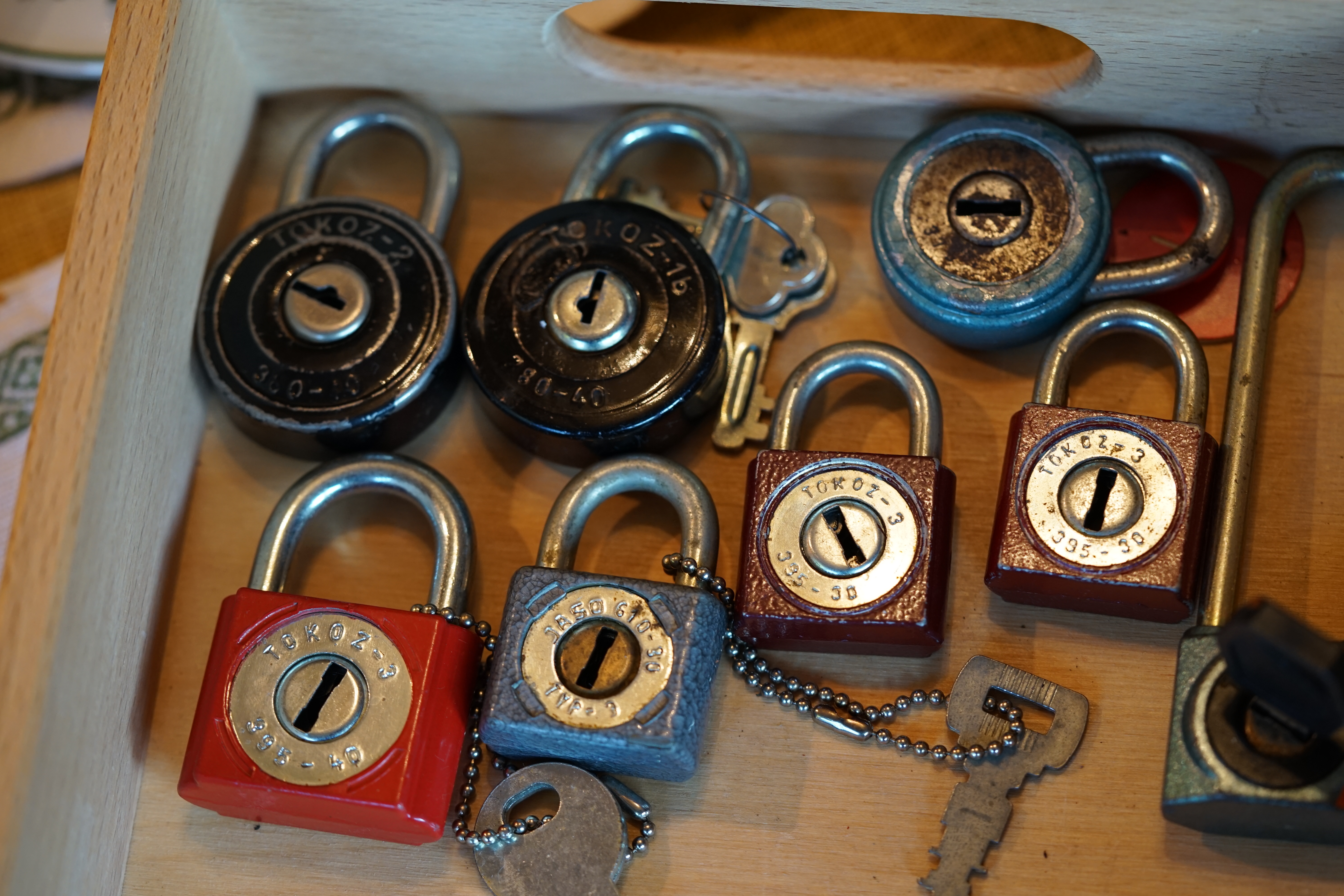 Arthur Andreas Bühl, Detektiv H1 Text: Der SEO gibt Texte aus Arthurmeister`s Leporello frei. Good Morning, High Noon, guten Tag from Germany, Hamburg, mein Name ist Uschi. Die rasende Reporterin von der Bild et Zeitung. Ich konzipiere und betreue die Webseiten des Herrn Arthur Bühl, alias ARTHURMEISTER, Präsident Pornomeister SARL. Ich heute lese ich aber erstmal aus dem Leporello und lausche in Arthurmeister`s Jukebox " Slow Hand " von den Pointer Sisters. Mal lesen was mir heute so einfällt ? Tagged with: Dorma Kaba, Europa Park Rust, Zwetschgenhengst, NBA, Bouncing Joe Asberry, Everybody Wiki, Schwäbischer Henst, Pflaume, Zwetschge, Doublebrain, Mandy August, Rallye, cross, Datenschutz. Zitat: Arthurmeister " offen ist gut, schneller offen ist besser ! " Pankhofer, Schloss und Schlüssel, Arthur Bühl, Wappen Bühl, legal 1001, Radio Eriwan, In Arthurmeisters Jukebox im Hasenstuebchen, You Tube, ( HAM ), sind Schallplatten von Slow Hand, Pointer Sisters, Engelbert, Joy Flemming, Ina Müller, Dörp Reggae, Reinhard Fendrich, Sammy Davis jr., Bee Gees, Hans Söllner, Element of crime, Empire of sun - we are the people, Katja Ebstein - Es war einmal ein Jäger, Udo Jürgen - Das Lied das nie zu Ende geht, Vicky Leandros - Ich liebe das Leben, Die Five Tops - Warte auf das Glück, Marianne Rosenberg - Er gehört zu mir, Hildegard Knef - Für mich soll`s rote Rosen regnen, Connie Francis - schöner fremder Mann, Heino - Caramba, Karacho, ein Whisky, Drafi Deutscher - Mamor Stein und Eisen bricht, Kraftwerk - Das Modell, Ernst Neger - Rucki - Zucki, Wolle Kriwanek - I fahr Daimler, Reinhard Fendrich - Strada del sole, Zupfgeigenhansel - Bella Ciao, Joy Flemming, Half breed, Haindling - Du Depp, Nina Hagen - Africa Reggae, Schwoisfuß - Bin i selber Rastamann, Jan Delay - Irgendwie, irgendwo, irgendwann, Grachmusikoff - Oiner isch emmer dr Arsch, Wolfgang Ambros - Du schwarzer Afgahne, UB 40, The Manhattans - Kiss and say Goodbye, Three Degrees - Dirty old Man, Babara Streisand - Woman in Love, George Michel - One more try, Candy Dulfer, Deep Purple - Child in Time, Moody Blues - Nights in white Satin, Eagles - Hotel California, Dire Straits - Sultan of Swing, Pink Floyd, Sade - Smooth Operator, Toto - L`italiano, Peddy Pendergrass, Tom Jones, Eddie Holman - Hey there lonly girl, Chicago - If you leave me now, Kalvin Harris - Promises, Fugees, Engelbert - How I Love You, Gloria Gayner can`t take my Eys off you, Olivia Newton John, Ricky Shane - Mammy blue, Los Bravos, Kenny Rogers, Albano und Romia Power, Totzi - Ti amo, Tina Turner und Eros Rammazotti, Abba - Hasta Manana, Roger Whittacker - Abschied ist ein scharfes Schwert, Toto - Hold the line, Love Story mit Andy Williams, Grace Jones, Diana Ross und Julius Iglesias - All of You, Christopher Cross, Roberta Flack & Peabo Bryson, George Benson, Aloe Blacc - I need a Dollar, Simply Red - if you don`t know me by now, Luther Vandross und sehr viele mehr. Es erscheint auch bald die B - Seite von Arthurmeister`s Jukebox ( HAM ) Fuhlsbüttel, Hasenstuebchen, Playboy, Bunny Hall, Los Angeles, Beverly Hills, TSOP The Sound of Philiadelpia, Golden Gate Brigde, und noch so vieles mehr. Seattle Times says: He has got good hands, but how`s his vertikal. Arthur Bühl, a private detective from Germany deflated an all-star field of lockpickers in the world. Pressebox: Kaba Day im Europa Park mit Arthur A. Bühl, Detektiv. ( Arthurmeister ) - Präsident Pornomeister SARL, Linkedin: Arthur Andreas Bühl, Detektiv. 360 Meriandos, The Master Touch, opening locks without keys. Jesusmeister Arthur Bühl is a Master who can pick any lock in the world, but Jesus is the only Master who can unlock the human soul. Slideplayer. Phila Locksmith, Lockpickerherz und Schlossherz sind ges. gesch. Marken von Arthur Bühl. Das Wappen Bühl ist gelb, blau mit schwarzen Linien. You Tube, 23C3 Schlossoeffnung wurde beim CCC, Caos Computer Club, gefilmt. Citywide RFID Master, House key, Hamburg, by Wired. WIRED is where tommorow realized. World Trade Center, New York, YY 10 007, Communicationsmanager Mr. Smitz. Wiki, Attraktor, Trainingslager. Schloss - Öffnen, Public Domain 147, Staatsicherheit in der DDR, Arthur Meister aus Hamburg, Bunker am Ulmenwall. Herr der Schlösser, Bild Zeitung. 𝔄𝔯𝔱𝔥𝔲𝔯 𝔅ü𝔥𝔩, 𝔄𝔯𝔱𝔥𝔲𝔯𝔪𝔢𝔦𝔰𝔱𝔢𝔯® Arthur A. Bühl, ist mehrfacher Deutscher Meister im Lockpicking. In dem Magazin WIRED wird er als " Master of Universe " betitelt. Im Hasenstübchen stellt er seinen Leporello " Der Aufmacher ", vor und telefoniert mit Mr. Smitz, Beverly Hills from the News Paper PLAYBOY, USA. Arthurmeister`s Jukebox, YouTube, spielt Slow Hand. Der Noagerlzutzler und der Scholischek können am Stammtisch keine Padlocks öffnen. Deshalb müssen diese Spitzbuben an den Tresen. Die Glocke wird geläutet. Arthurmeister brüllt " OFFEN " ! Die Jukebox spiel jetzt Ina Müller - Dörp Reggae. Arthurmeister ist Inhaber der Marken Cartomanze®, Martinameisterin®, Pornomeister®, Lockpickerherz®, Schlossherz®, WebTüv® und Legal 1001®. Verschlagwortet mit: Buhl er Zwetschge, Schwäbischer Hengst, Lockpicking, International. Für das Jahr 2025 wurde der SEO von der Firma chatgpt und von einer KI ergänzt: Arthur Andreas Bühl, ist ein Babyboomer ! und ein Sympathietraeger ! Slow Hand ! mit dem Mastertouch ! Locksport: The strange things that happen at a lock-picking convention by Tom Vanderbilt, Deviant Olliam, Slate, picking, Hackers Planet, Earth, Event, Flickr, Foto, Ina Müller, Arthur Meister, Lockpicking, ssdev, Photo, Slide Player, The Joy Lock Club, Schuyler Towne, by Pagan Kennedy, Arthur Bühl, called Arthurmeister, can pick a Lock faster than you, David Olliam, Slate, Tool, Toool, the open organisation of Lockpickers, Wired, Jan Freitag, TAZ, FAZ, BILD, WELT, BUDEG, BDD, Linkedin, Pornomeister SARL, X, Twitter, Security of Locks, Linkedin Arthur Bühl, Zwetschgenstadt Bühl, Wappen Bühl, Fahne Bühl, Facebook, Bühl, Arthurmeister, Pornomeister SARL, Lockpicking Experte. Tagged with: Dorma Kaba, Europa Park Rust, Zwetschgenhengst, NBA, Bouncing Joe Asberry, Everybody Wiki, Schwäbischer Henst, Pflaume, Zwetschge, Doublebrain, Mandy August, Rallye, cross, Datenschutz. Zitat: Arthurmeister " offen ist gut, schneller offen ist besser ! " Pankhofer, Schloss und Schlüssel, Arthur Bühl, Wappen Bühl, legal 1001, Radio Eriwan, In Arthurmeisters Jukebox im Hasenstuebchen, You Tube, ( HAM ), sind Schallplatten von Slow Hand, Pointer Sisters, Engelbert, Joy Flemming, Ina Müller, Dörp Reggae, Reinhard Fendrich, Sammy Davis jr., Bee Gees, Hans Söllner, Element of crime, Empire of sun - we are the people, Katja Ebstein - Es war einmal ein Jäger, Udo Jürgen - Das Lied das nie zu Ende geht, Vicky Leandros - Ich liebe das Leben, Die Five Tops - Warte auf das Glück, Marianne Rosenberg - Er gehört zu mir, Hildegard Knef - Für mich soll`s rote Rosen regnen, Connie Francis - schöner fremder Mann, Heino - Caramba, Karacho, ein Whisky, Drafi Deutscher - Mamor Stein und Eisen bricht, Kraftwerk - Das Modell, Ernst Neger - Rucki - Zucki, Wolle Kriwanek - I fahr Daimler, Reinhard Fendrich - Strada del sole, Zupfgeigenhansel - Bella Ciao, Joy Flemming, Half breed, Haindling - Du Depp, Nina Hagen - Africa Reggae, Schwoisfuß - Bin i selber Rastamann, Jan Delay - Irgendwie, irgendwo, irgendwann, Grachmusikoff - Oiner isch emmer dr Arsch, Wolfgang Ambros - Du schwarzer Afgahne, UB 40, The Manhattans - Kiss and say Goodbye, Three Degrees - Dirty old Man, Babara Streisand - Woman in Love, George Michel - One more try, Candy Dulfer, Deep Purple - Child in Time, Moody Blues - Nights in white Satin, Eagles - Hotel California, Dire Straits - Sultan of Swing, Pink Floyd, Sade - Smooth Operator, Toto - L`italiano, Peddy Pendergrass, Tom Jones, Eddie Holman - Hey there lonly girl, Chicago - If you leave me now, Kalvin Harris - Promises, Fugees, Engelbert - How I Love You, Gloria Gayner can`t take my Eys off you, Olivia Newton John, Ricky Shane - Mammy blue, Los Bravos, Kenny Rogers, Albano und Romia Power, Totzi - Ti amo, Tina Turner und Eros Rammazotti, Abba - Hasta Manana, Roger Whittacker - Abschied ist ein scharfes Schwert, Toto - Hold the line, Love Story mit Andy Williams, Grace Jones, Diana Ross und Julius Iglesias - All of You, Christopher Cross, Roberta Flack & Peabo Bryson, George Benson, Aloe Blacc - I need a Dollar, Simply Red - if you don`t know me by now, Luther Vandross und sehr viele mehr. Es erscheint auch bald die B - Seite von Arthurmeister`s Jukebox ( HAM ) Fuhlsbüttel, Hasenstuebchen, Playboy, Bunny Hall, Los Angeles, Beverly Hills, TSOP The Sound of Philiadelpia, Golden Gate Brigde, und noch so vieles mehr. Seattle Times says: He has got good hands, but how`s his vertikal. Arthur Bühl, a private detective from Germany deflated an all-star field of lockpickers in the world. Pressebox: Kaba Day im Europa Park mit Arthur A. Bühl, Detektiv. ( Arthurmeister ) - Präsident Pornomeister SARL, Linkedin: Arthur Andreas Bühl, Detektiv. 360 Meriandos, The Master Touch, opening locks without keys. Jesusmeister Arthur Bühl is a Master who can pick any lock in the world, but Jesus is the only Master who can unlock the human soul. Slideplayer. Phila Locksmith, Lockpickerherz und Schlossherz sind ges. gesch. Marken von Arthur Bühl. Das Wappen Bühl ist gelb, blau mit schwarzen Linien. You Tube, 23C3 Schlossoeffnung wurde beim CCC, Caos Computer Club, gefilmt. Citywide RFID Master, House key, Hamburg, by Wired. WIRED is where tommorow realized. World Trade Center, New York, YY 10 007, Communicationsmanager Mr. Smitz. Wiki, Attraktor, Trainingslager. Schloss - Öffnen, Public Domain 147, Staatsicherheit in der DDR, Arthur Meister aus Hamburg, Bunker am Ulmenwall. Herr der Schlösser, Bild Zeitung. In der Vitrine von Arthur Andreas Bühl, Arthurmeister® sind Schlösser, Padlocks, von ABUS, BKS, CES, DOM, EVVA, Assa Abloy, Z Ikon, Kaba, Keso, ASSA, Winkhaus, Wilka, Trelock, Schmelting, Bode Panzer, Ancor Las, Drumm Geminy, Xylock, SEA, Medeco, Mul-T-Lock, Cut away, ABUS Granit, Pfaffenhain, E*S, ESS, Nemef, BAB, Babelsberg, Stasi, Diskus, WMF, Tesa, Noch, Vachette, Cisa, Wally, Rielda, Mottura, Viro, FAI, GeGe, Fichet, Bode Panzer, Tresor, Bramah, Protector, Braun`s Patent, Walomatus, Arolds, Combination Lock, Yale, Master, American Lock, Tubular, China, Indien, Aligarh, Nepal, Thailand, Zahlenschlösser, Himmelsschlüssel und noch vieles mehr, vorhanden. Alle Schliesszylinder sind Übungsmaterial für das Lockpicking. Schlagschlüssel und so vieles mehr, sind auch dabei. Auch der Sputnik. SEO Hintergrundbild Flickr Hey Joe " Asberry ", ruft F 1 Rudi vom Tresen, Prost und Stößchen ruft Heike III zum Stammtisch. Die Jukebox spielt in voller Lautstärke Mr. Bojangles. Arthurmeister, der Sympathieträger hat bay the way mit einem ABUS Padlock Joe`s Michael Air Jordan`s Basketball bag gesichert ! Auch der Michael Jordan mußte hier im Hasenstübchen das Basketball bouncing Verbot akzeptieren. Formel 1 Rudi schreit: Bouncing darf und kann hier nur ein Michael Schumacher. Die Cartomanze meint, ein Ralf Schumacher auch ! Prost Weizen, Stößchen, Käppchen, ASBERRY !!! Die Jukebox by Youtube spielt " Slow Hand ". Joe, du rascal belehre uns nicht schon wieder. Wir sind hier in der Rabbit Hall and smoking is good for your drunken head. Prosit, Cheer`s, Salute, Gin Gin, altüst, sante` und Viva ! Hoch die Tassen ! Am Tresen läutet die Glocke. Der Rotamint der blinkt. Drei Tage war der JOE krank, jetzt trinkt und raucht er wieder. Gott sei Dank ! In der Zwischenzeit haben Mittrinker an der neuen Jukebox B - SEITE im Hasenstübchen eine Bass - Boom - Boom - Box angeschlossen. In voller Lautstärke sind jetzt Sounds wie I Love America von Patrick Juvet, Pointer Sisters - Slow Hand, Bryan Ferry - Don`t stop the Dance, UB 40 - Kingston Town, Jimmy Sommerville - To love somebody, Bob Marley & The Wailers - Jammin, Shaft - Isaac Hayes - The Late Show with David Lettermann zu hören. Heike !! drückt dann Roberto Blanco - Der Puppenspieler. Schwerti hält mit Amanda Lear - Queen of China - Town, dagegen. F 1 Rudi drückt: Element of Crime - Delmenhordt und ein weiteres von Element of Crime - Am ersten Sonntag nach dem Weltuntergang. Sir Washi drückt unsere Ina Müller - Sowas passiert mir heut nicht mehr und Roger Wittaker - Du wirst alle Jahre schöner ! Prost ! Rotkäppchen, Stößchen, Hallöchen ! Rudi mein Ralalla. Jetzt kommt unsere Disco Fraktion an die Reihe. Der Auftackt: Gary Low - La Colegiala, Bobby O - She has the way, Bonny M. Sunny. Die ersten Gäste im Hasenstübchen fangen an zu tanzen. Whre do i Begin - Love Story 1971, Dionne Warwick - Heartbreaker, Sweet Sensation - Sad sweet dreamer, und natürlich Lobo - I`d Love You To Want Me - Top Pop wurden in Folge gedrückt. Immer diese Drücker: Bad Boys Blue - You`re a Woman 1985, Pointer Sisters - I´m so Excited Live, Lipps Inc. - How Long, Chic - Le Freak folgten. Die Glocke läutet - die Gläser klingen. Der Hannenberger freut sich. Auf der dieser Party wird jetzt in der Juke Box B - Seite die Musik von: Duck Sauce vs Boney M - Barbara Streisand Go Home VIVA DISCO MIX, Pargo - You And Me, Telex - Moskow Diskow, TEQUILA - BO BOSS, Geil - Bruce & Bongo gespielt. Die Glocke am Tresen läutet wieder: Parole Freibier ! Electrica Salsa OFF, Space - Magic Fly, Neja - Restless - Bum Bum Radio Edit, bringen richtig Stimmung in die Bude. Heike will unbedingt ihren GAZEBO - Masterpiece in der 12" Version hören. My Heart Goes Boom in der Xrended Club Version, das FPI Project - Rich in Paradiese - Going Back To My Roots, Boys Town Gang - Can`t Take My Eyes Of You und Evelyn Thomas mit High Energy bringen weitere Performace ! Pony´s und Weizen. Fassbier, Freibier, Helbing ! und GabiKo. Der Eintieg erfolgt wieder bei: Sister Sledge - All American Girls, Bumblebee Unlimited - LADY BUG, Gary Low - You ar danger in der Extended Version von 1982 und Camouflage - Love is a shield. Prost und Prösterchen: bei Alle Farben & ILIRA - FADING wird auf den Bänken getanzt. Natürlich auch noch bei P. Lion - Happy Children und Girlie - Girlie von Sophia George. Bei Sandra - Little Girl gehen die ersten in den Nebenraum. French Affair - SEXY ! Philly Vanilli - Viagra Sex Machine, Marvin Gaye - Sexual Healing lassen Hannenberger das gezapfte in den Nebenraum bringen. Hannenberger schwitzt ! Die Glocke läutet: Umsatz ! Gary Moore - This Flight Tonight, Golden Earring - Radar Love und GIANNA NANNINI - AMERICA läuten eine weitere Runde ein. Schwerti und Bouncing Joe Asberry sind am rocken: Led Zepplin - Stairway To Heaven Live, IRON BUTTERFLY - IN A GADDA DA VIDA ! Bier, mehr Bier ! am besten Freibier ! Der Song: The Doors - Light My Fire verlangt nach mehr Bier. Bei unserem Willy DeVille - Heaven Stood Still schauen die Säufer in den Spiegel. Bei Diana Ross mit: Touch Me In The Morning will aber keiner aufwachen. Pony`s und Stösschen`s ! Nachher um 11.00 ist wieder High - Noon ! Dann geht`s von vorn los: SLOW HAND und ARTHURMEISTER MASTERTOUCH ! Heute schlägt der Noagerlzutzler zusammen mit dem Arkadasch den SEO vor: Balla coi miti, Tanz mit den Legenden, Grüße an Radio Sabbia nach Riccione / Italy in die Via Veneto 3, I 47 838 Riccione. Luigi del Bianco !!! APERTO !!! Der F 1 Rudi schreit: Helbing ! Arthur du mußt noch Bild ungsfern, schwupp di wupp - OFFEN, Musik, Music, Arthur Meister poke arround Houdini, Telefon, Telefonbucheintrag, gelbe Seiten, örtliche, MUT PROBEN, Carsten Jasner, Das Leben ist tödlich. Aber es muß nicht sterbenslangweilig sein ! Tazelwurm schreit Pelle Pelz. Heinz Schenk, Käffchen und Schnittchen werden noch genannt. Der Och will das auch Bettnässer und mit zweifelhafter Hygiene hier steht. Der Scholischek darf sich zu Wort melden: Biene Maja, getestet, TÜV, DEKRA, FRISEUR ! CARAMBA ! Verschlagwortet mit: Arthur Bühl, Detektiv, the dutch open Lockpicking Champion ! From WIRED. ÖFFNUNG OHNE SCHLÜSSEL, Linkedin Joe Asberry, F 1 Rudi, Heike IV, Stößchen, Sir Washi, Nachläufer, Skat, Twitter X. Basket Ball Bouncing Verbot, Arthurmeister, Raucher, Roth - Händle, Stadt Lahr - Bühl, Schwarzwald, Black Forest, Rotkäppchen you know Mr. Smitz, Sorte Schwäbischerhengst.de is großfruchtig und süss. Buhl er Zwetschge. No, only woman has Pflaumen ♥. Wilhelm Busch ! In der Vitrine von Arthur Andreas Bühl, Arthurmeister® sind Schlösser, Padlocks, von ABUS, BKS, CES, DOM, EVVA, Assa Abloy, Z Ikon, Kaba, Keso, ASSA, Winkhaus, Wilka, Trelock, Schmelting, Bode Panzer, Ancor Las, Drumm Geminy, Xylock, SEA, Medeco, Mul-T-Lock, Cut away, ABUS Granit, Pfaffenhain, E*S, ESS, Nemef, BAB, Babelsberg, Stasi, Diskus, WMF, Tesa, Noch, Vachette, Cisa, Wally, Rielda, Mottura, Viro, FAI, GeGe, Fichet, Bode Panzer, Tresor, Bramah, Protector, Braun`s Patent, Walomatus, Arolds, Combination Lock, Yale, Master, American Lock, Tubular, China, Indien, Aligarh, Nepal, Thailand, Zahlenschlösser, Himmelsschlüssel und noch vieles mehr, vorhanden. Alle Schliesszylinder sind Übungsmaterial für das Lockpicking. Schlagschlüssel und so vieles mehr, sind auch dabei. Auch der Sputnik. Arthur Bühl, Arthurmeister, Bühl Wappen Der Sympathieträger ist in Stuttgart, Baden - Württemberg geboren. Der Detektiv lebt in HAM. H1 Text der SEO gibt Texte aus Arthurmeister`s Leporello frei. 𝔄𝔯𝔱𝔥𝔲𝔯 𝔅ü𝔥𝔩, 𝔄𝔯𝔱𝔥𝔲𝔯𝔪𝔢𝔦𝔰𝔱𝔢𝔯 Bühl, Arthur, Jahrgang 1961, Made in Germany, Babyboomer, Detektiv or Private Investigator how Mr. Smitz from the PLAYBOY, Beverly Hills, say`s. Yes Mr. Smitz i will send you the Photo Arthurmeister`s F 1, Jacket for your LeporelloUS. to your E - Mail Mr.Smitz@Mr.Smitz.us. Ok, Mr. Smitz. Mr. Smitz do you know what Google Earth is ? Take BÜHL Arthur, only by Google Earth, you know ? have done it ? Yes Google will show you my Panel superfast. Cool, Arthurmeister, cool. Yes Mr. Smitz, this can i do for you too ! Yes with SEO. Yes, yes, i have Arkadasch erklärt, sein Erikli pasta is not so genial. Der beste Zwetschgenkuchen, you know plum tart, is from the Stadt Bühl. Not laughing in the USA. Bühl is a City like my Name. And the People in this City called it: Zwetschgendatschi ! you know. This is the world best plumcake. Yes Datschi. Yes, Stadt Bühl is near Baden - Baden, the Casino, you know ! Yes. Baden-Württemberg. You must know there is since 1927 the traditionell Zwetschgenfest. And there ist the Zwetschgenkönigin ! Mr. Smitz, my Ur Ur Ur Ur Grandfather is born in Bühl. My Great Grand Grand Mother where also born in the town Bühl. Their profession was Zwetschgenpicker. Not Lockpicker, Zwetschgen / Plum Picker. And Rüttler. Oh, really ! Yes, Yes. And since this time the name of the family Bühl from the Stadt Bühl is: Yes you know - Buehl. Yes i will give Greetings from you to Mrs. Friede Springer from the Newspaper BILD et. Yes, the Elbphilharmonie is in Betrieb. OH, Mr. Smitz, greeting´s to you from Joe Asbbery, NBA, you know. Tomorrow we will meet us in the Hasenstübchen, our Rabbit Hall. For Lockpicking und Beer. Call you. Parole Emil ! H1 Text der SEO schreibt weiter: 𝔄𝔯𝔱𝔥𝔲𝔯 𝔅ü𝔥𝔩, 𝔄𝔯𝔱𝔥𝔲𝔯𝔪𝔢𝔦𝔰𝔱𝔢𝔯® Herr Arthur Bühl, kritischer Privatdetektiv aus der Hansestadt Hamburg, bereitet sich auf ein Interview mit der BILD et vor. Bei Babsi und Gina in Fuhlsbüttel wird ihm zuvor der Vokuhila geschnitten. Herr Arthur Bühl wurde schon in der BILD et als " Herr der Schlösser " beschrieben. " Ein bisschen Ruhe bitte " schreibt Jan Freitag von der TAZ. Er erwähnt auch eine Mustertür by Wendt. Es wird darin herumgeprökelt. Selbst Arthur Bühl, der weltbeste aus dem Lockpicker Mekka Hamburg, betreibt pures Understatement, weil er sein Schloss in nur 20 Sekunden " geknackt " hat. Charles Graeber von der Wired.com beschreibt in seinem Artikel Master Lock - Pickers do bottle Arthur Bühl " The Master of the Universe ", Arthur Bühl a private Detective of Germany open locks. Bühl`s Fabio - the - Barbarian Look stands out. He wins the Dutch Open and is now Master of the Universe. The people cry: " Arthurmeister ! booms Arthurmeister ". Mark Webber Tobias, the Author of Locks, Safes, and Security, a Police Reverence, say: Arthurmeister, that ist beautyful. " Open ! " sagt Arthurmeister ", offen ist gut, schneller offen ist besser ". " Beer !" Arthurmeister booms back and a new Champion is born. Die Welt berichtet: " Die Kunst, Schlösser ohne Schlüssel zu öffnen ". Vereinsmitbegründer und Vizepräsident Arthur Bühl trägt seine Leidenschaft schon auf der Krawatte. Sie ist rot mit gelben Schlüsseln drauf. Intern wird er ehrfürchtig " Meister Arthur " gerufen. Er hat es zum siebenfachen Deutschen Meister in verschiedenen Disziplinen geschafft. Er pickt seit der Kindheit. Sein erstes Trainingsobjekt war sein Spardosenschloss - Ein klassischer Einstieg… . Die Slate berichtet über Arthur Bühl als Lockpicking Legend. Es gibt einen Artikel Tool for Picking and Decoding by Stasi, CCC, Vortrag Berlin. Amateur Hour berichtet: Arthurmeister has " The Master Touch ". Bei den Kaba Day `s im Europa Park Rust schreibt die Pressebox: auf großes Interesse der Teilnehmer stieß auch die praktische Vorführung von Steffen Wernéry und Arthur Bühl, die gängige mechanische Schließzylinder ohne Schlüssel zerstörungsfrei öffnen. Meist in Sekundenschnelle. Auch die Chemnitzer Zeitung " Freie Presse " hat über das Lockpicking und Arthur Andreas Bühl alias Arthurmeister berichtet. Dwight Perry schreibt: Arthur Bühl has good hands ! In der Philalocksmith wird Arthur Bühl auch als Lockpicking Legend betitelt. Es gibt auch einen Beitrag, 360 Meridianos. In der Datenschleuder, CCC, wurde über ihn als Sympathieträger berichtet. Veröffentlicht unter Linkedin, Xing, Google Panel, Twitter X. In der Vitrine von Arthur Andreas Bühl, Arthurmeister ® sind Schlösser, Padlocks, von ABUS, BKS, CES, DOM, EVVA, Assa Abloy, Z Ikon, Kaba, Keso, ASSA, Winkhaus, Wilka, Trelock, Schmelting, Bode Panzer, Ancor Las, Drumm Geminy, Xylock, SEA, Medeco, Mul-T-Lock, Cut away, ABUS Granit, Pfaffenhain, E*S, ESS, Nemef, BAB, Babelsberg, Stasi, Diskus, WMF, Tesa, Noch, Vachette, Cisa, Wally, Rielda, Mottura, Viro, FAI, GeGe, Fichet, Bode Panzer, Tresor, Bramah, Protector, Braun`s Patent, Walomatus, Arolds, Combination Lock, Yale, Master, American Lock, Tubular, China, Indien, Aligarh, Nepal, Thailand, Zahlenschlösser, Himmelsschlüssel und noch vieles mehr, vorhanden. Alle Schliesszylinder sind Übungsmaterial für das Lockpicking. Schlagschlüssel und so vieles mehr, sind auch dabei. Auch der Sputnik. Verschlagwortet mit: ♥ Vokuhila, Friseur ♥ Schwäbischer Hengst, Zwetschgen Heini, Bühl er, Zwetschge, Google Earth, Mittelpunkt der Welt, Martinameisterin, Cartomanze, Scholischek, " HIGH NOON ! ". ♥ Parole Emil ! SEO NEU Twitter X 11.06.24 Bilder Budeg ( Bold serif ) Arthur Andreas Bühl, Detektiv, made in Germany, born 1961 in Stuttgart, Baden - Württemberg, living in HAM, Im Dienste der Wahrheitsfindung unterwegs, betreibt in seiner Freizeit Lockpicking aus Leidenschaft. Der mehrfache Deutsche Meister wird in der WIRED als " Master of the Universe " betitelt. In der BILD et ist der Artikel " Herr der Schlösser " abgedruckt. Im Hasenstübchen - Fuhlsbüttel, am Hasenberge, Santa Fu, wird gefeiert. Arthurmeister® stellt seinen Leporello " Der Aufmacher " vor. Der Stammtisch grölt " OFFEN ". Scholischek, Rudi, Heike I, Noagerlzutzler, Arthur und Joe Asberry, der alte NBA ler, prosten sich zu. Arthurmeister`s Jukebox auf YouTube spielt Pointer Sisters - Slow Hand ! ♥ Beim Tanzen ruft die Cartomanze " Ey du Sympthieträger ♥, komm mal her " ! SEO für heute: DETEKTIV, Arthur Bühl, Lockpicker, Deutscher Meister, pickt ABUS Padlock. bemängele ihre falsche Auswahl zu den Bilder aud dem Laufband Arthurmeister " Arthur-Buehl-Arthurmeister®-Praesident ", dem Foto aus dem Laufband Pornomeister " Arthur-Buehl-Arthurmeister®-Detektiv-und-Sympathietraeger " und dem Foto des Herrn Bühl aus dem Laufband Arthur-Bühl.de " 𝔄𝔯𝔱𝔥𝔲𝔯-𝔅ue𝔥𝔩-𝔄𝔯𝔱𝔥𝔲𝔯𝔪𝔢𝔦𝔰𝔱𝔢𝔯®-Arthurmeister-beim-Friseur-vor-dem-Interview-Die-E-Mail-lautet-Sympathietraeger@Sympathietraeger.com ". Diese Lichtbilder wurden von mir zwar unter der Google Bilder - Gallerei eingepflegt, sind aber seit geraumer Zeit nicht mehr sichtbar. Deshalb habe ich die Bildbeschreibung dahingehend ergänzt, das es sich um eine private Performance Webseite handelt. Meine Anordnung dieser JPG in Ihrer Gallerie ist gewollt. Deshalb machen Sie diese Fotos aus dem Laufband Arthur Bühl und aus den Laufbändern Arthurmeister und Pornomeister wieder sichtbar. Diese Foto`s sind Bestandteil dieser Performance, wie das Grün in Ihrem geschätzten Google Logo, oder das Rot aus Ihrer geschätzten Landesflagge ! Ich würde Ihre Logo`s auch nicht entfernen ! Also: alle Foto`s und JPG `s im Internetz, wieder sichtbar machen ! Ihre Uschi, die rasende Reporterin von der Bild et Zeitung und die Macherin von Radio-Eriwan.de. Ihre Mühe sehe ich als Selbstverständlichkeit ! Gerne Grüße ich vom Stammtisch im Hasenstübchen unserem Bunny Hall. In Arthurmeister`s Jukebox haben wir für das Google - Team den Bringersound " We speak no Americano " gedrückt ! Parole Freibier für Google LLC. And greetings from Mr. Smitz.us ! Arthur Bühl, Arthurmeister ®,Lockpickerherz ® Schlossherz ®, Pornomeister ®, neuer SEO Text für 2025 12.00 Mittags im Hasenstübchen. Basketball Bouncing Joe Asberry schreit: Prost ! Die Glocke kingelt ! In Arthurmeister`s Jukebox im Hasenstübchen spielt: Slow Hand von den Pointer Sisters. Ferrari Rudi sitzt am Tresen. Anstatt Helbing trinkt er heute Underberg. Pelle und Heike I machen Stößchen. Justamente klingelt das Telefonino. Der Hannenberger lacht zu Bouncing Joe Asberry: Ich wette mit Dir: Da ruft unser Freund Mr. Smitz vom Playboy an. Arthurmeister geh endlich ran. Die Glocke klingelt. Yes Mr. Smitz, yes, yes Mr. Smitz. Yes great, you know. Yes, yes we have a Party. Yes, yes. Ja: Angela Merkel, die kennen wir. You know: " Bundeskanzlerin ". Giovanni ruft: Bella Donna: Signora Merkel is the CEO of the world. Yes, Yes Mr. Smitz, i will look about her Memoiren. Oh Mr. Smitz ? Her Biographie with her Signature ? OH, Mr. Smitz mit Widmung ? Das wird nicht einfach ! no easy, you know ! Da muß die Glocke aber ein ganzes Wochenende läuten. Prost. Helbing. Yes Mr. Smitz, hands on the heard, you know, difficult ! Arkadasch !!! Smitz U.S.A. braucht die Memoiren von Angela Merkel signiert mit dem Text: Für Mr. Smitz from the Playboy ! Also pass auf: Dein Schwippschwager ist doch Aufsteller bei der Messe. Ja, Buchmesse. Dort hält die Merkel eine Autogrammstunde. Der soll sich dort anstellen mit seinen Kumpani. Ja, der Smitz läßt hier die Glocke läuten. Das gesamte Wochenende. Hannenberger gibt das Passwort: Freibier, Freibier ! Die Glocke läutet jetzt: Helbing ! In Arthurmeister`s Jukebox spielt: The Tramps - Disco Inferno - Orginal Longversion Tony Mendes ! Basketball Bouncing Joe swingt mit dem Kopf mit. Jetzt meint Arkadasch: Oh meine Kumpani trauen sich nicht zu Dr. Angela Merkel. Die haben Angst vor Ihr. Kein Autogramm heißt kein Freibier. Droschkendieter !! Du fährst jetzt zur Buchhandlung, holst drei Biographien von der ollen Merkel, fährst weiter zum Kujau ! Ja, der hat dem Heinemann vom Stern, Hamburg, gefälschte Tagebücher verkauft. Der soll dir in ein Exemplar die Unterschrift der Merkel und die Widmung reinmalen. Sag ihm viele Grüße vom Arthurmeister und Parole Freibier, Freibier ! Dann malt der es dir sofort. Der kann das freudigst. Und sag ihm, das sei für Smitz, Amerika. Aber diesmal soll er keine rosa Tinte verwenden. Dann kommst du wieder her und wir alle unterschreiben das zweite, dann fährst du geschwind rüber nach Fuhlsbüttel, drängelst dich am Luftfrachtschalter vor, läßt die Bücher verpacken und paßt auch auf, das die auch tatsächlich im nächsten Flieger in die U.S.A. reisen. Dann hat er die Bücher, quasi wenn der Flieger landet. Sag denen: Parole: Freibier, Freibier ! Arthur und wozu das dritte Buch ? Du Depp, wenn beim unterschreiben vom zweiten Buch einer draufkotzt oder ein Brandloch reinmacht dann haben wir Ersatz ! Und diesen legen wir dann hinter den Tresen ins Regal und tuen so als hätten wir es gelesen. Es reicht das wir Frau Bundeskanzlerin mit guten, besoffenen, nicht ausgeklügelten, dummen, peinlichen Ratschlägen beraten haben ! Punkt. In Arthurmeister´s Jukebox spielt: Lady von Kenny Rogers. Sir Waschi hat gleich CHARLIE RICH - The most Beautifull Girl in The World, gedrückt. Die Stimmung ist gut. In der Jukebox spielt mittlerweile Aloe Blanc - I need a Dollar. Die Stimmung ist fantastisch ! Jetzt steigert sich die Stimmnung noch als der Nachläufer Roberto Blanco - Caramba, Caracho ein Whiskey, Carambo Caracho ein Gin, verflucht Sacrcameto Dolores und alles ist wieder hin ! In Rio de Janeiro… drückt. Der Noagerlzutzler drückt Roberto Blanco - Der Puppenspieler von Mexico und räumt Gläser ab. Hannenberger reicht schon einmal den Himmelsschlüssel ! Schwerti fragt: Mastertouch und wenn der Dir auf die Schliche kommt ? Du Depp, was glaubst du wenn der erfährt, daß er einen orginalen Kujau, dem Tagebuchfälscher hat, dann läuft der durch Beverly Hills und gibt damit bei jedem an, als sei er The Greatest. Und Du weißt: Die Schriftsachverständigen vom Stern oder von der Bild et und der Heinemann brauchten Monate bis sie diesen Betrug mit dem Verkauf der Tagebücher erkannt haben. In Arthurmeister`s Jukebox spielt: Calvin Harris & Sam Smith: Promises ! und es wird mitgesungen. Das Droschkendieter dann doch nur beim Papierfuzzy im Copy Shop neben an war ? weil der Kujau besoffen war ? Quatsch, kalter Kaffee, der Smitz verhöckert das Buch an Rockefeller. Was glaubst du, warum die Parole Freibier Freibier lautet ? Wir sind hier nicht bei der Wohlfahrt. Ferrari Rudi macht Ralala: Sonntag ist Formel I in Indianapolis. Denkt dran: High Noon ist dann morgens 07.00 Uhr. Die Glocke läutet ununterbrochen. Freibier, Freibier, Freibier, Parole Freibier. Let Michael pass for the Championship ! Das gesamte Hasenstübchen tanzt und platzt aus allen Nähten. In der Jukebox spielt James Last und Orchester: T.S.O.P The Top Sound of Philadelphia ! Prost, Prosit und Stößchen ! Der Hannenberger sieht zufrieden aus. Taged with: Bühler Zwetschge, Bühl Wappen, Zwetschgenhengst, Zwetschgenfest, Meister, Arthur Bühl, Privatdetektiv. Für das Jahr 2025 wurde der SEO von der Firma chatgpt und von einer KI ergänzt: Arthur Andreas Bühl, ist ein Babyboomer ! und ein Sympathietraeger ! Slow Hand ! mit dem Mastertouch ! Locksport: The strange things that happen at a lock-picking convention by Tom Vanderbilt, Deviant Olliam, Slate, picking, Hackers Planet, Earth, Event, Flickr, Foto, Ina Müller, Arthur Meister, Lockpicking, ssdev, Photo, Slide Player, The Joy Lock Club, Schuyler Towne, by Pagan Kennedy, Arthur Bühl, called Arthurmeister, can pick a Lock faster than you, David Olliam, Slate, Tool, Toool, the open organisation of Lockpickers, Wired, Jan Freitag, TAZ, FAZ, BILD, WELT, BUDEG, BDD, Linkedin, Pornomeister SARL, X, Twitter, Security of Locks, Linkedin Arthur Bühl, Zwetschgenstadt Bühl, Wappen Bühl, Fahne Bühl, Facebook, Bühl, Arthurmeister, Pornomeister SARL, Lockpicking Experte.