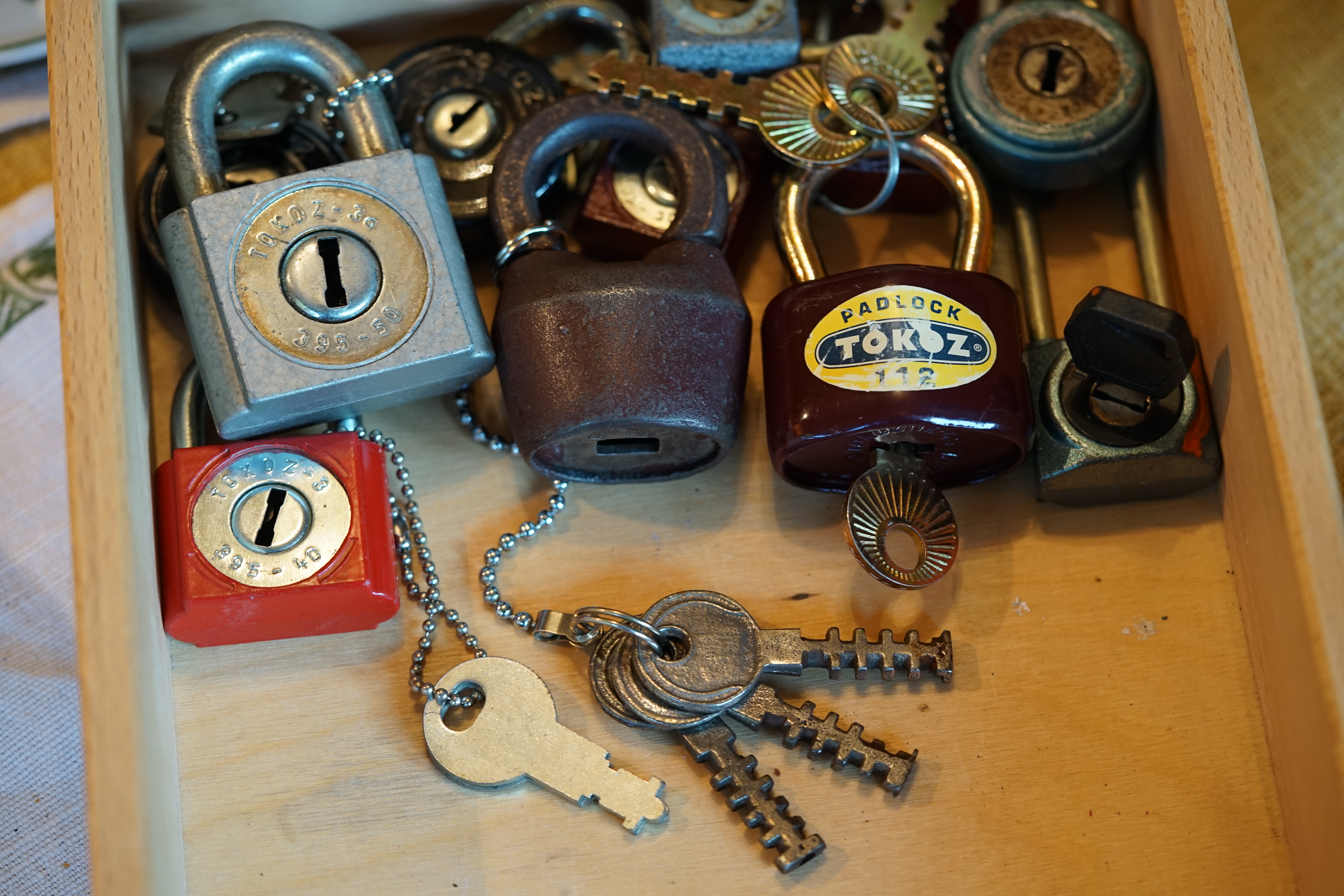 Arthur Andreas Bühl, Detektiv H1 Text: Der SEO gibt Texte aus Arthurmeister`s Leporello frei. Good Morning, High Noon, guten Tag from Germany, Hamburg, mein Name ist Uschi. Die rasende Reporterin von der Bild et Zeitung. Ich konzipiere und betreue die Webseiten des Herrn Arthur Bühl, alias ARTHURMEISTER, Präsident Pornomeister SARL. Ich heute lese ich aber erstmal aus dem Leporello und lausche in Arthurmeister`s Jukebox " Slow Hand " von den Pointer Sisters. Mal lesen was mir heute so einfällt ? Tagged with: Dorma Kaba, Europa Park Rust, Zwetschgenhengst, NBA, Bouncing Joe Asberry, Everybody Wiki, Schwäbischer Henst, Pflaume, Zwetschge, Doublebrain, Mandy August, Rallye, cross, Datenschutz. Zitat: Arthurmeister " offen ist gut, schneller offen ist besser ! " Pankhofer, Schloss und Schlüssel, Arthur Bühl, Wappen Bühl, legal 1001, Radio Eriwan, In Arthurmeisters Jukebox im Hasenstuebchen, You Tube, ( HAM ), sind Schallplatten von Slow Hand, Pointer Sisters, Engelbert, Joy Flemming, Ina Müller, Dörp Reggae, Reinhard Fendrich, Sammy Davis jr., Bee Gees, Hans Söllner, Element of crime, Empire of sun - we are the people, Katja Ebstein - Es war einmal ein Jäger, Udo Jürgen - Das Lied das nie zu Ende geht, Vicky Leandros - Ich liebe das Leben, Die Five Tops - Warte auf das Glück, Marianne Rosenberg - Er gehört zu mir, Hildegard Knef - Für mich soll`s rote Rosen regnen, Connie Francis - schöner fremder Mann, Heino - Caramba, Karacho, ein Whisky, Drafi Deutscher - Mamor Stein und Eisen bricht, Kraftwerk - Das Modell, Ernst Neger - Rucki - Zucki, Wolle Kriwanek - I fahr Daimler, Reinhard Fendrich - Strada del sole, Zupfgeigenhansel - Bella Ciao, Joy Flemming, Half breed, Haindling - Du Depp, Nina Hagen - Africa Reggae, Schwoisfuß - Bin i selber Rastamann, Jan Delay - Irgendwie, irgendwo, irgendwann, Grachmusikoff - Oiner isch emmer dr Arsch, Wolfgang Ambros - Du schwarzer Afgahne, UB 40, The Manhattans - Kiss and say Goodbye, Three Degrees - Dirty old Man, Babara Streisand - Woman in Love, George Michel - One more try, Candy Dulfer, Deep Purple - Child in Time, Moody Blues - Nights in white Satin, Eagles - Hotel California, Dire Straits - Sultan of Swing, Pink Floyd, Sade - Smooth Operator, Toto - L`italiano, Peddy Pendergrass, Tom Jones, Eddie Holman - Hey there lonly girl, Chicago - If you leave me now, Kalvin Harris - Promises, Fugees, Engelbert - How I Love You, Gloria Gayner can`t take my Eys off you, Olivia Newton John, Ricky Shane - Mammy blue, Los Bravos, Kenny Rogers, Albano und Romia Power, Totzi - Ti amo, Tina Turner und Eros Rammazotti, Abba - Hasta Manana, Roger Whittacker - Abschied ist ein scharfes Schwert, Toto - Hold the line, Love Story mit Andy Williams, Grace Jones, Diana Ross und Julius Iglesias - All of You, Christopher Cross, Roberta Flack & Peabo Bryson, George Benson, Aloe Blacc - I need a Dollar, Simply Red - if you don`t know me by now, Luther Vandross und sehr viele mehr. Es erscheint auch bald die B - Seite von Arthurmeister`s Jukebox ( HAM ) Fuhlsbüttel, Hasenstuebchen, Playboy, Bunny Hall, Los Angeles, Beverly Hills, TSOP The Sound of Philiadelpia, Golden Gate Brigde, und noch so vieles mehr. Seattle Times says: He has got good hands, but how`s his vertikal. Arthur Bühl, a private detective from Germany deflated an all-star field of lockpickers in the world. Pressebox: Kaba Day im Europa Park mit Arthur A. Bühl, Detektiv. ( Arthurmeister ) - Präsident Pornomeister SARL, Linkedin: Arthur Andreas Bühl, Detektiv. 360 Meriandos, The Master Touch, opening locks without keys. Jesusmeister Arthur Bühl is a Master who can pick any lock in the world, but Jesus is the only Master who can unlock the human soul. Slideplayer. Phila Locksmith, Lockpickerherz und Schlossherz sind ges. gesch. Marken von Arthur Bühl. Das Wappen Bühl ist gelb, blau mit schwarzen Linien. You Tube, 23C3 Schlossoeffnung wurde beim CCC, Caos Computer Club, gefilmt. Citywide RFID Master, House key, Hamburg, by Wired. WIRED is where tommorow realized. World Trade Center, New York, YY 10 007, Communicationsmanager Mr. Smitz. Wiki, Attraktor, Trainingslager. Schloss - Öffnen, Public Domain 147, Staatsicherheit in der DDR, Arthur Meister aus Hamburg, Bunker am Ulmenwall. Herr der Schlösser, Bild Zeitung. 𝔄𝔯𝔱𝔥𝔲𝔯 𝔅ü𝔥𝔩, 𝔄𝔯𝔱𝔥𝔲𝔯𝔪𝔢𝔦𝔰𝔱𝔢𝔯® Arthur A. Bühl, ist mehrfacher Deutscher Meister im Lockpicking. In dem Magazin WIRED wird er als " Master of Universe " betitelt. Im Hasenstübchen stellt er seinen Leporello " Der Aufmacher ", vor und telefoniert mit Mr. Smitz, Beverly Hills from the News Paper PLAYBOY, USA. Arthurmeister`s Jukebox, YouTube, spielt Slow Hand. Der Noagerlzutzler und der Scholischek können am Stammtisch keine Padlocks öffnen. Deshalb müssen diese Spitzbuben an den Tresen. Die Glocke wird geläutet. Arthurmeister brüllt " OFFEN " ! Die Jukebox spiel jetzt Ina Müller - Dörp Reggae. Arthurmeister ist Inhaber der Marken Cartomanze®, Martinameisterin®, Pornomeister®, Lockpickerherz®, Schlossherz®, WebTüv® und Legal 1001®. Verschlagwortet mit: Buhl er Zwetschge, Schwäbischer Hengst, Lockpicking, International. Für das Jahr 2025 wurde der SEO von der Firma chatgpt und von einer KI ergänzt: Arthur Andreas Bühl, ist ein Babyboomer ! und ein Sympathietraeger ! Slow Hand ! mit dem Mastertouch ! Locksport: The strange things that happen at a lock-picking convention by Tom Vanderbilt, Deviant Olliam, Slate, picking, Hackers Planet, Earth, Event, Flickr, Foto, Ina Müller, Arthur Meister, Lockpicking, ssdev, Photo, Slide Player, The Joy Lock Club, Schuyler Towne, by Pagan Kennedy, Arthur Bühl, called Arthurmeister, can pick a Lock faster than you, David Olliam, Slate, Tool, Toool, the open organisation of Lockpickers, Wired, Jan Freitag, TAZ, FAZ, BILD, WELT, BUDEG, BDD, Linkedin, Pornomeister SARL, X, Twitter, Security of Locks, Linkedin Arthur Bühl, Zwetschgenstadt Bühl, Wappen Bühl, Fahne Bühl, Facebook, Bühl, Arthurmeister, Pornomeister SARL, Lockpicking Experte. Tagged with: Dorma Kaba, Europa Park Rust, Zwetschgenhengst, NBA, Bouncing Joe Asberry, Everybody Wiki, Schwäbischer Henst, Pflaume, Zwetschge, Doublebrain, Mandy August, Rallye, cross, Datenschutz. Zitat: Arthurmeister " offen ist gut, schneller offen ist besser ! " Pankhofer, Schloss und Schlüssel, Arthur Bühl, Wappen Bühl, legal 1001, Radio Eriwan, In Arthurmeisters Jukebox im Hasenstuebchen, You Tube, ( HAM ), sind Schallplatten von Slow Hand, Pointer Sisters, Engelbert, Joy Flemming, Ina Müller, Dörp Reggae, Reinhard Fendrich, Sammy Davis jr., Bee Gees, Hans Söllner, Element of crime, Empire of sun - we are the people, Katja Ebstein - Es war einmal ein Jäger, Udo Jürgen - Das Lied das nie zu Ende geht, Vicky Leandros - Ich liebe das Leben, Die Five Tops - Warte auf das Glück, Marianne Rosenberg - Er gehört zu mir, Hildegard Knef - Für mich soll`s rote Rosen regnen, Connie Francis - schöner fremder Mann, Heino - Caramba, Karacho, ein Whisky, Drafi Deutscher - Mamor Stein und Eisen bricht, Kraftwerk - Das Modell, Ernst Neger - Rucki - Zucki, Wolle Kriwanek - I fahr Daimler, Reinhard Fendrich - Strada del sole, Zupfgeigenhansel - Bella Ciao, Joy Flemming, Half breed, Haindling - Du Depp, Nina Hagen - Africa Reggae, Schwoisfuß - Bin i selber Rastamann, Jan Delay - Irgendwie, irgendwo, irgendwann, Grachmusikoff - Oiner isch emmer dr Arsch, Wolfgang Ambros - Du schwarzer Afgahne, UB 40, The Manhattans - Kiss and say Goodbye, Three Degrees - Dirty old Man, Babara Streisand - Woman in Love, George Michel - One more try, Candy Dulfer, Deep Purple - Child in Time, Moody Blues - Nights in white Satin, Eagles - Hotel California, Dire Straits - Sultan of Swing, Pink Floyd, Sade - Smooth Operator, Toto - L`italiano, Peddy Pendergrass, Tom Jones, Eddie Holman - Hey there lonly girl, Chicago - If you leave me now, Kalvin Harris - Promises, Fugees, Engelbert - How I Love You, Gloria Gayner can`t take my Eys off you, Olivia Newton John, Ricky Shane - Mammy blue, Los Bravos, Kenny Rogers, Albano und Romia Power, Totzi - Ti amo, Tina Turner und Eros Rammazotti, Abba - Hasta Manana, Roger Whittacker - Abschied ist ein scharfes Schwert, Toto - Hold the line, Love Story mit Andy Williams, Grace Jones, Diana Ross und Julius Iglesias - All of You, Christopher Cross, Roberta Flack & Peabo Bryson, George Benson, Aloe Blacc - I need a Dollar, Simply Red - if you don`t know me by now, Luther Vandross und sehr viele mehr. Es erscheint auch bald die B - Seite von Arthurmeister`s Jukebox ( HAM ) Fuhlsbüttel, Hasenstuebchen, Playboy, Bunny Hall, Los Angeles, Beverly Hills, TSOP The Sound of Philiadelpia, Golden Gate Brigde, und noch so vieles mehr. Seattle Times says: He has got good hands, but how`s his vertikal. Arthur Bühl, a private detective from Germany deflated an all-star field of lockpickers in the world. Pressebox: Kaba Day im Europa Park mit Arthur A. Bühl, Detektiv. ( Arthurmeister ) - Präsident Pornomeister SARL, Linkedin: Arthur Andreas Bühl, Detektiv. 360 Meriandos, The Master Touch, opening locks without keys. Jesusmeister Arthur Bühl is a Master who can pick any lock in the world, but Jesus is the only Master who can unlock the human soul. Slideplayer. Phila Locksmith, Lockpickerherz und Schlossherz sind ges. gesch. Marken von Arthur Bühl. Das Wappen Bühl ist gelb, blau mit schwarzen Linien. You Tube, 23C3 Schlossoeffnung wurde beim CCC, Caos Computer Club, gefilmt. Citywide RFID Master, House key, Hamburg, by Wired. WIRED is where tommorow realized. World Trade Center, New York, YY 10 007, Communicationsmanager Mr. Smitz. Wiki, Attraktor, Trainingslager. Schloss - Öffnen, Public Domain 147, Staatsicherheit in der DDR, Arthur Meister aus Hamburg, Bunker am Ulmenwall. Herr der Schlösser, Bild Zeitung. In der Vitrine von Arthur Andreas Bühl, Arthurmeister® sind Schlösser, Padlocks, von ABUS, BKS, CES, DOM, EVVA, Assa Abloy, Z Ikon, Kaba, Keso, ASSA, Winkhaus, Wilka, Trelock, Schmelting, Bode Panzer, Ancor Las, Drumm Geminy, Xylock, SEA, Medeco, Mul-T-Lock, Cut away, ABUS Granit, Pfaffenhain, E*S, ESS, Nemef, BAB, Babelsberg, Stasi, Diskus, WMF, Tesa, Noch, Vachette, Cisa, Wally, Rielda, Mottura, Viro, FAI, GeGe, Fichet, Bode Panzer, Tresor, Bramah, Protector, Braun`s Patent, Walomatus, Arolds, Combination Lock, Yale, Master, American Lock, Tubular, China, Indien, Aligarh, Nepal, Thailand, Zahlenschlösser, Himmelsschlüssel und noch vieles mehr, vorhanden. Alle Schliesszylinder sind Übungsmaterial für das Lockpicking. Schlagschlüssel und so vieles mehr, sind auch dabei. Auch der Sputnik. SEO Hintergrundbild Flickr Hey Joe " Asberry ", ruft F 1 Rudi vom Tresen, Prost und Stößchen ruft Heike III zum Stammtisch. Die Jukebox spielt in voller Lautstärke Mr. Bojangles. Arthurmeister, der Sympathieträger hat bay the way mit einem ABUS Padlock Joe`s Michael Air Jordan`s Basketball bag gesichert ! Auch der Michael Jordan mußte hier im Hasenstübchen das Basketball bouncing Verbot akzeptieren. Formel 1 Rudi schreit: Bouncing darf und kann hier nur ein Michael Schumacher. Die Cartomanze meint, ein Ralf Schumacher auch ! Prost Weizen, Stößchen, Käppchen, ASBERRY !!! Die Jukebox by Youtube spielt " Slow Hand ". Joe, du rascal belehre uns nicht schon wieder. Wir sind hier in der Rabbit Hall and smoking is good for your drunken head. Prosit, Cheer`s, Salute, Gin Gin, altüst, sante` und Viva ! Hoch die Tassen ! Am Tresen läutet die Glocke. Der Rotamint der blinkt. Drei Tage war der JOE krank, jetzt trinkt und raucht er wieder. Gott sei Dank ! In der Zwischenzeit haben Mittrinker an der neuen Jukebox B - SEITE im Hasenstübchen eine Bass - Boom - Boom - Box angeschlossen. In voller Lautstärke sind jetzt Sounds wie I Love America von Patrick Juvet, Pointer Sisters - Slow Hand, Bryan Ferry - Don`t stop the Dance, UB 40 - Kingston Town, Jimmy Sommerville - To love somebody, Bob Marley & The Wailers - Jammin, Shaft - Isaac Hayes - The Late Show with David Lettermann zu hören. Heike !! drückt dann Roberto Blanco - Der Puppenspieler. Schwerti hält mit Amanda Lear - Queen of China - Town, dagegen. F 1 Rudi drückt: Element of Crime - Delmenhordt und ein weiteres von Element of Crime - Am ersten Sonntag nach dem Weltuntergang. Sir Washi drückt unsere Ina Müller - Sowas passiert mir heut nicht mehr und Roger Wittaker - Du wirst alle Jahre schöner ! Prost ! Rotkäppchen, Stößchen, Hallöchen ! Rudi mein Ralalla. Jetzt kommt unsere Disco Fraktion an die Reihe. Der Auftackt: Gary Low - La Colegiala, Bobby O - She has the way, Bonny M. Sunny. Die ersten Gäste im Hasenstübchen fangen an zu tanzen. Whre do i Begin - Love Story 1971, Dionne Warwick - Heartbreaker, Sweet Sensation - Sad sweet dreamer, und natürlich Lobo - I`d Love You To Want Me - Top Pop wurden in Folge gedrückt. Immer diese Drücker: Bad Boys Blue - You`re a Woman 1985, Pointer Sisters - I´m so Excited Live, Lipps Inc. - How Long, Chic - Le Freak folgten. Die Glocke läutet - die Gläser klingen. Der Hannenberger freut sich. Auf der dieser Party wird jetzt in der Juke Box B - Seite die Musik von: Duck Sauce vs Boney M - Barbara Streisand Go Home VIVA DISCO MIX, Pargo - You And Me, Telex - Moskow Diskow, TEQUILA - BO BOSS, Geil - Bruce & Bongo gespielt. Die Glocke am Tresen läutet wieder: Parole Freibier ! Electrica Salsa OFF, Space - Magic Fly, Neja - Restless - Bum Bum Radio Edit, bringen richtig Stimmung in die Bude. Heike will unbedingt ihren GAZEBO - Masterpiece in der 12" Version hören. My Heart Goes Boom in der Xrended Club Version, das FPI Project - Rich in Paradiese - Going Back To My Roots, Boys Town Gang - Can`t Take My Eyes Of You und Evelyn Thomas mit High Energy bringen weitere Performace ! Pony´s und Weizen. Fassbier, Freibier, Helbing ! und GabiKo. Der Eintieg erfolgt wieder bei: Sister Sledge - All American Girls, Bumblebee Unlimited - LADY BUG, Gary Low - You ar danger in der Extended Version von 1982 und Camouflage - Love is a shield. Prost und Prösterchen: bei Alle Farben & ILIRA - FADING wird auf den Bänken getanzt. Natürlich auch noch bei P. Lion - Happy Children und Girlie - Girlie von Sophia George. Bei Sandra - Little Girl gehen die ersten in den Nebenraum. French Affair - SEXY ! Philly Vanilli - Viagra Sex Machine, Marvin Gaye - Sexual Healing lassen Hannenberger das gezapfte in den Nebenraum bringen. Hannenberger schwitzt ! Die Glocke läutet: Umsatz ! Gary Moore - This Flight Tonight, Golden Earring - Radar Love und GIANNA NANNINI - AMERICA läuten eine weitere Runde ein. Schwerti und Bouncing Joe Asberry sind am rocken: Led Zepplin - Stairway To Heaven Live, IRON BUTTERFLY - IN A GADDA DA VIDA ! Bier, mehr Bier ! am besten Freibier ! Der Song: The Doors - Light My Fire verlangt nach mehr Bier. Bei unserem Willy DeVille - Heaven Stood Still schauen die Säufer in den Spiegel. Bei Diana Ross mit: Touch Me In The Morning will aber keiner aufwachen. Pony`s und Stösschen`s ! Nachher um 11.00 ist wieder High - Noon ! Dann geht`s von vorn los: SLOW HAND und ARTHURMEISTER MASTERTOUCH ! Heute schlägt der Noagerlzutzler zusammen mit dem Arkadasch den SEO vor: Balla coi miti, Tanz mit den Legenden, Grüße an Radio Sabbia nach Riccione / Italy in die Via Veneto 3, I 47 838 Riccione. Luigi del Bianco !!! APERTO !!! Der F 1 Rudi schreit: Helbing ! Arthur du mußt noch Bild ungsfern, schwupp di wupp - OFFEN, Musik, Music, Arthur Meister poke arround Houdini, Telefon, Telefonbucheintrag, gelbe Seiten, örtliche, MUT PROBEN, Carsten Jasner, Das Leben ist tödlich. Aber es muß nicht sterbenslangweilig sein ! Tazelwurm schreit Pelle Pelz. Heinz Schenk, Käffchen und Schnittchen werden noch genannt. Der Och will das auch Bettnässer und mit zweifelhafter Hygiene hier steht. Der Scholischek darf sich zu Wort melden: Biene Maja, getestet, TÜV, DEKRA, FRISEUR ! CARAMBA ! Verschlagwortet mit: Arthur Bühl, Detektiv, the dutch open Lockpicking Champion ! From WIRED. ÖFFNUNG OHNE SCHLÜSSEL, Linkedin Joe Asberry, F 1 Rudi, Heike IV, Stößchen, Sir Washi, Nachläufer, Skat, Twitter X. Basket Ball Bouncing Verbot, Arthurmeister, Raucher, Roth - Händle, Stadt Lahr - Bühl, Schwarzwald, Black Forest, Rotkäppchen you know Mr. Smitz, Sorte Schwäbischerhengst.de is großfruchtig und süss. Buhl er Zwetschge. No, only woman has Pflaumen ♥. Wilhelm Busch ! In der Vitrine von Arthur Andreas Bühl, Arthurmeister® sind Schlösser, Padlocks, von ABUS, BKS, CES, DOM, EVVA, Assa Abloy, Z Ikon, Kaba, Keso, ASSA, Winkhaus, Wilka, Trelock, Schmelting, Bode Panzer, Ancor Las, Drumm Geminy, Xylock, SEA, Medeco, Mul-T-Lock, Cut away, ABUS Granit, Pfaffenhain, E*S, ESS, Nemef, BAB, Babelsberg, Stasi, Diskus, WMF, Tesa, Noch, Vachette, Cisa, Wally, Rielda, Mottura, Viro, FAI, GeGe, Fichet, Bode Panzer, Tresor, Bramah, Protector, Braun`s Patent, Walomatus, Arolds, Combination Lock, Yale, Master, American Lock, Tubular, China, Indien, Aligarh, Nepal, Thailand, Zahlenschlösser, Himmelsschlüssel und noch vieles mehr, vorhanden. Alle Schliesszylinder sind Übungsmaterial für das Lockpicking. Schlagschlüssel und so vieles mehr, sind auch dabei. Auch der Sputnik. Arthur Bühl, Arthurmeister, Bühl Wappen Der Sympathieträger ist in Stuttgart, Baden - Württemberg geboren. Der Detektiv lebt in HAM. H1 Text der SEO gibt Texte aus Arthurmeister`s Leporello frei. 𝔄𝔯𝔱𝔥𝔲𝔯 𝔅ü𝔥𝔩, 𝔄𝔯𝔱𝔥𝔲𝔯𝔪𝔢𝔦𝔰𝔱𝔢𝔯 Bühl, Arthur, Jahrgang 1961, Made in Germany, Babyboomer, Detektiv or Private Investigator how Mr. Smitz from the PLAYBOY, Beverly Hills, say`s. Yes Mr. Smitz i will send you the Photo Arthurmeister`s F 1, Jacket for your LeporelloUS. to your E - Mail Mr.Smitz@Mr.Smitz.us. Ok, Mr. Smitz. Mr. Smitz do you know what Google Earth is ? Take BÜHL Arthur, only by Google Earth, you know ? have done it ? Yes Google will show you my Panel superfast. Cool, Arthurmeister, cool. Yes Mr. Smitz, this can i do for you too ! Yes with SEO. Yes, yes, i have Arkadasch erklärt, sein Erikli pasta is not so genial. Der beste Zwetschgenkuchen, you know plum tart, is from the Stadt Bühl. Not laughing in the USA. Bühl is a City like my Name. And the People in this City called it: Zwetschgendatschi ! you know. This is the world best plumcake. Yes Datschi. Yes, Stadt Bühl is near Baden - Baden, the Casino, you know ! Yes. Baden-Württemberg. You must know there is since 1927 the traditionell Zwetschgenfest. And there ist the Zwetschgenkönigin ! Mr. Smitz, my Ur Ur Ur Ur Grandfather is born in Bühl. My Great Grand Grand Mother where also born in the town Bühl. Their profession was Zwetschgenpicker. Not Lockpicker, Zwetschgen / Plum Picker. And Rüttler. Oh, really ! Yes, Yes. And since this time the name of the family Bühl from the Stadt Bühl is: Yes you know - Buehl. Yes i will give Greetings from you to Mrs. Friede Springer from the Newspaper BILD et. Yes, the Elbphilharmonie is in Betrieb. OH, Mr. Smitz, greeting´s to you from Joe Asbbery, NBA, you know. Tomorrow we will meet us in the Hasenstübchen, our Rabbit Hall. For Lockpicking und Beer. Call you. Parole Emil ! H1 Text der SEO schreibt weiter: 𝔄𝔯𝔱𝔥𝔲𝔯 𝔅ü𝔥𝔩, 𝔄𝔯𝔱𝔥𝔲𝔯𝔪𝔢𝔦𝔰𝔱𝔢𝔯® Herr Arthur Bühl, kritischer Privatdetektiv aus der Hansestadt Hamburg, bereitet sich auf ein Interview mit der BILD et vor. Bei Babsi und Gina in Fuhlsbüttel wird ihm zuvor der Vokuhila geschnitten. Herr Arthur Bühl wurde schon in der BILD et als " Herr der Schlösser " beschrieben. " Ein bisschen Ruhe bitte " schreibt Jan Freitag von der TAZ. Er erwähnt auch eine Mustertür by Wendt. Es wird darin herumgeprökelt. Selbst Arthur Bühl, der weltbeste aus dem Lockpicker Mekka Hamburg, betreibt pures Understatement, weil er sein Schloss in nur 20 Sekunden " geknackt " hat. Charles Graeber von der Wired.com beschreibt in seinem Artikel Master Lock - Pickers do bottle Arthur Bühl " The Master of the Universe ", Arthur Bühl a private Detective of Germany open locks. Bühl`s Fabio - the - Barbarian Look stands out. He wins the Dutch Open and is now Master of the Universe. The people cry: " Arthurmeister ! booms Arthurmeister ". Mark Webber Tobias, the Author of Locks, Safes, and Security, a Police Reverence, say: Arthurmeister, that ist beautyful. " Open ! " sagt Arthurmeister ", offen ist gut, schneller offen ist besser ". " Beer !" Arthurmeister booms back and a new Champion is born. Die Welt berichtet: " Die Kunst, Schlösser ohne Schlüssel zu öffnen ". Vereinsmitbegründer und Vizepräsident Arthur Bühl trägt seine Leidenschaft schon auf der Krawatte. Sie ist rot mit gelben Schlüsseln drauf. Intern wird er ehrfürchtig " Meister Arthur " gerufen. Er hat es zum siebenfachen Deutschen Meister in verschiedenen Disziplinen geschafft. Er pickt seit der Kindheit. Sein erstes Trainingsobjekt war sein Spardosenschloss - Ein klassischer Einstieg… . Die Slate berichtet über Arthur Bühl als Lockpicking Legend. Es gibt einen Artikel Tool for Picking and Decoding by Stasi, CCC, Vortrag Berlin. Amateur Hour berichtet: Arthurmeister has " The Master Touch ". Bei den Kaba Day `s im Europa Park Rust schreibt die Pressebox: auf großes Interesse der Teilnehmer stieß auch die praktische Vorführung von Steffen Wernéry und Arthur Bühl, die gängige mechanische Schließzylinder ohne Schlüssel zerstörungsfrei öffnen. Meist in Sekundenschnelle. Auch die Chemnitzer Zeitung " Freie Presse " hat über das Lockpicking und Arthur Andreas Bühl alias Arthurmeister berichtet. Dwight Perry schreibt: Arthur Bühl has good hands ! In der Philalocksmith wird Arthur Bühl auch als Lockpicking Legend betitelt. Es gibt auch einen Beitrag, 360 Meridianos. In der Datenschleuder, CCC, wurde über ihn als Sympathieträger berichtet. Veröffentlicht unter Linkedin, Xing, Google Panel, Twitter X. In der Vitrine von Arthur Andreas Bühl, Arthurmeister ® sind Schlösser, Padlocks, von ABUS, BKS, CES, DOM, EVVA, Assa Abloy, Z Ikon, Kaba, Keso, ASSA, Winkhaus, Wilka, Trelock, Schmelting, Bode Panzer, Ancor Las, Drumm Geminy, Xylock, SEA, Medeco, Mul-T-Lock, Cut away, ABUS Granit, Pfaffenhain, E*S, ESS, Nemef, BAB, Babelsberg, Stasi, Diskus, WMF, Tesa, Noch, Vachette, Cisa, Wally, Rielda, Mottura, Viro, FAI, GeGe, Fichet, Bode Panzer, Tresor, Bramah, Protector, Braun`s Patent, Walomatus, Arolds, Combination Lock, Yale, Master, American Lock, Tubular, China, Indien, Aligarh, Nepal, Thailand, Zahlenschlösser, Himmelsschlüssel und noch vieles mehr, vorhanden. Alle Schliesszylinder sind Übungsmaterial für das Lockpicking. Schlagschlüssel und so vieles mehr, sind auch dabei. Auch der Sputnik. Verschlagwortet mit: ♥ Vokuhila, Friseur ♥ Schwäbischer Hengst, Zwetschgen Heini, Bühl er, Zwetschge, Google Earth, Mittelpunkt der Welt, Martinameisterin, Cartomanze, Scholischek, " HIGH NOON ! ". ♥ Parole Emil ! SEO NEU Twitter X 11.06.24 Bilder Budeg ( Bold serif ) Arthur Andreas Bühl, Detektiv, made in Germany, born 1961 in Stuttgart, Baden - Württemberg, living in HAM, Im Dienste der Wahrheitsfindung unterwegs, betreibt in seiner Freizeit Lockpicking aus Leidenschaft. Der mehrfache Deutsche Meister wird in der WIRED als " Master of the Universe " betitelt. In der BILD et ist der Artikel " Herr der Schlösser " abgedruckt. Im Hasenstübchen - Fuhlsbüttel, am Hasenberge, Santa Fu, wird gefeiert. Arthurmeister® stellt seinen Leporello " Der Aufmacher " vor. Der Stammtisch grölt " OFFEN ". Scholischek, Rudi, Heike I, Noagerlzutzler, Arthur und Joe Asberry, der alte NBA ler, prosten sich zu. Arthurmeister`s Jukebox auf YouTube spielt Pointer Sisters - Slow Hand ! ♥ Beim Tanzen ruft die Cartomanze " Ey du Sympthieträger ♥, komm mal her " ! SEO für heute: DETEKTIV, Arthur Bühl, Lockpicker, Deutscher Meister, pickt ABUS Padlock. bemängele ihre falsche Auswahl zu den Bilder aud dem Laufband Arthurmeister " Arthur-Buehl-Arthurmeister®-Praesident ", dem Foto aus dem Laufband Pornomeister " Arthur-Buehl-Arthurmeister®-Detektiv-und-Sympathietraeger " und dem Foto des Herrn Bühl aus dem Laufband Arthur-Bühl.de " 𝔄𝔯𝔱𝔥𝔲𝔯-𝔅ue𝔥𝔩-𝔄𝔯𝔱𝔥𝔲𝔯𝔪𝔢𝔦𝔰𝔱𝔢𝔯®-Arthurmeister-beim-Friseur-vor-dem-Interview-Die-E-Mail-lautet-Sympathietraeger@Sympathietraeger.com ". Diese Lichtbilder wurden von mir zwar unter der Google Bilder - Gallerei eingepflegt, sind aber seit geraumer Zeit nicht mehr sichtbar. Deshalb habe ich die Bildbeschreibung dahingehend ergänzt, das es sich um eine private Performance Webseite handelt. Meine Anordnung dieser JPG in Ihrer Gallerie ist gewollt. Deshalb machen Sie diese Fotos aus dem Laufband Arthur Bühl und aus den Laufbändern Arthurmeister und Pornomeister wieder sichtbar. Diese Foto`s sind Bestandteil dieser Performance, wie das Grün in Ihrem geschätzten Google Logo, oder das Rot aus Ihrer geschätzten Landesflagge ! Ich würde Ihre Logo`s auch nicht entfernen ! Also: alle Foto`s und JPG `s im Internetz, wieder sichtbar machen ! Ihre Uschi, die rasende Reporterin von der Bild et Zeitung und die Macherin von Radio-Eriwan.de. Ihre Mühe sehe ich als Selbstverständlichkeit ! Gerne Grüße ich vom Stammtisch im Hasenstübchen unserem Bunny Hall. In Arthurmeister`s Jukebox haben wir für das Google - Team den Bringersound " We speak no Americano " gedrückt ! Parole Freibier für Google LLC. And greetings from Mr. Smitz.us ! Arthur Bühl, Arthurmeister ®,Lockpickerherz ® Schlossherz ®, Pornomeister ®, neuer SEO Text für 2025 12.00 Mittags im Hasenstübchen. Basketball Bouncing Joe Asberry schreit: Prost ! Die Glocke kingelt ! In Arthurmeister`s Jukebox im Hasenstübchen spielt: Slow Hand von den Pointer Sisters. Ferrari Rudi sitzt am Tresen. Anstatt Helbing trinkt er heute Underberg. Pelle und Heike I machen Stößchen. Justamente klingelt das Telefonino. Der Hannenberger lacht zu Bouncing Joe Asberry: Ich wette mit Dir: Da ruft unser Freund Mr. Smitz vom Playboy an. Arthurmeister geh endlich ran. Die Glocke klingelt. Yes Mr. Smitz, yes, yes Mr. Smitz. Yes great, you know. Yes, yes we have a Party. Yes, yes. Ja: Angela Merkel, die kennen wir. You know: " Bundeskanzlerin ". Giovanni ruft: Bella Donna: Signora Merkel is the CEO of the world. Yes, Yes Mr. Smitz, i will look about her Memoiren. Oh Mr. Smitz ? Her Biographie with her Signature ? OH, Mr. Smitz mit Widmung ? Das wird nicht einfach ! no easy, you know ! Da muß die Glocke aber ein ganzes Wochenende läuten. Prost. Helbing. Yes Mr. Smitz, hands on the heard, you know, difficult ! Arkadasch !!! Smitz U.S.A. braucht die Memoiren von Angela Merkel signiert mit dem Text: Für Mr. Smitz from the Playboy ! Also pass auf: Dein Schwippschwager ist doch Aufsteller bei der Messe. Ja, Buchmesse. Dort hält die Merkel eine Autogrammstunde. Der soll sich dort anstellen mit seinen Kumpani. Ja, der Smitz läßt hier die Glocke läuten. Das gesamte Wochenende. Hannenberger gibt das Passwort: Freibier, Freibier ! Die Glocke läutet jetzt: Helbing ! In Arthurmeister`s Jukebox spielt: The Tramps - Disco Inferno - Orginal Longversion Tony Mendes ! Basketball Bouncing Joe swingt mit dem Kopf mit. Jetzt meint Arkadasch: Oh meine Kumpani trauen sich nicht zu Dr. Angela Merkel. Die haben Angst vor Ihr. Kein Autogramm heißt kein Freibier. Droschkendieter !! Du fährst jetzt zur Buchhandlung, holst drei Biographien von der ollen Merkel, fährst weiter zum Kujau ! Ja, der hat dem Heinemann vom Stern, Hamburg, gefälschte Tagebücher verkauft. Der soll dir in ein Exemplar die Unterschrift der Merkel und die Widmung reinmalen. Sag ihm viele Grüße vom Arthurmeister und Parole Freibier, Freibier ! Dann malt der es dir sofort. Der kann das freudigst. Und sag ihm, das sei für Smitz, Amerika. Aber diesmal soll er keine rosa Tinte verwenden. Dann kommst du wieder her und wir alle unterschreiben das zweite, dann fährst du geschwind rüber nach Fuhlsbüttel, drängelst dich am Luftfrachtschalter vor, läßt die Bücher verpacken und paßt auch auf, das die auch tatsächlich im nächsten Flieger in die U.S.A. reisen. Dann hat er die Bücher, quasi wenn der Flieger landet. Sag denen: Parole: Freibier, Freibier ! Arthur und wozu das dritte Buch ? Du Depp, wenn beim unterschreiben vom zweiten Buch einer draufkotzt oder ein Brandloch reinmacht dann haben wir Ersatz ! Und diesen legen wir dann hinter den Tresen ins Regal und tuen so als hätten wir es gelesen. Es reicht das wir Frau Bundeskanzlerin mit guten, besoffenen, nicht ausgeklügelten, dummen, peinlichen Ratschlägen beraten haben ! Punkt. In Arthurmeister´s Jukebox spielt: Lady von Kenny Rogers. Sir Waschi hat gleich CHARLIE RICH - The most Beautifull Girl in The World, gedrückt. Die Stimmung ist gut. In der Jukebox spielt mittlerweile Aloe Blanc - I need a Dollar. Die Stimmung ist fantastisch ! Jetzt steigert sich die Stimmnung noch als der Nachläufer Roberto Blanco - Caramba, Caracho ein Whiskey, Carambo Caracho ein Gin, verflucht Sacrcameto Dolores und alles ist wieder hin ! In Rio de Janeiro… drückt. Der Noagerlzutzler drückt Roberto Blanco - Der Puppenspieler von Mexico und räumt Gläser ab. Hannenberger reicht schon einmal den Himmelsschlüssel ! Schwerti fragt: Mastertouch und wenn der Dir auf die Schliche kommt ? Du Depp, was glaubst du wenn der erfährt, daß er einen orginalen Kujau, dem Tagebuchfälscher hat, dann läuft der durch Beverly Hills und gibt damit bei jedem an, als sei er The Greatest. Und Du weißt: Die Schriftsachverständigen vom Stern oder von der Bild et und der Heinemann brauchten Monate bis sie diesen Betrug mit dem Verkauf der Tagebücher erkannt haben. In Arthurmeister`s Jukebox spielt: Calvin Harris & Sam Smith: Promises ! und es wird mitgesungen. Das Droschkendieter dann doch nur beim Papierfuzzy im Copy Shop neben an war ? weil der Kujau besoffen war ? Quatsch, kalter Kaffee, der Smitz verhöckert das Buch an Rockefeller. Was glaubst du, warum die Parole Freibier Freibier lautet ? Wir sind hier nicht bei der Wohlfahrt. Ferrari Rudi macht Ralala: Sonntag ist Formel I in Indianapolis. Denkt dran: High Noon ist dann morgens 07.00 Uhr. Die Glocke läutet ununterbrochen. Freibier, Freibier, Freibier, Parole Freibier. Let Michael pass for the Championship ! Das gesamte Hasenstübchen tanzt und platzt aus allen Nähten. In der Jukebox spielt James Last und Orchester: T.S.O.P The Top Sound of Philadelphia ! Prost, Prosit und Stößchen ! Der Hannenberger sieht zufrieden aus. Taged with: Bühler Zwetschge, Bühl Wappen, Zwetschgenhengst, Zwetschgenfest, Meister, Arthur Bühl, Privatdetektiv. Für das Jahr 2025 wurde der SEO von der Firma chatgpt und von einer KI ergänzt: Arthur Andreas Bühl, ist ein Babyboomer ! und ein Sympathietraeger ! Slow Hand ! mit dem Mastertouch ! Locksport: The strange things that happen at a lock-picking convention by Tom Vanderbilt, Deviant Olliam, Slate, picking, Hackers Planet, Earth, Event, Flickr, Foto, Ina Müller, Arthur Meister, Lockpicking, ssdev, Photo, Slide Player, The Joy Lock Club, Schuyler Towne, by Pagan Kennedy, Arthur Bühl, called Arthurmeister, can pick a Lock faster than you, David Olliam, Slate, Tool, Toool, the open organisation of Lockpickers, Wired, Jan Freitag, TAZ, FAZ, BILD, WELT, BUDEG, BDD, Linkedin, Pornomeister SARL, X, Twitter, Security of Locks, Linkedin Arthur Bühl, Zwetschgenstadt Bühl, Wappen Bühl, Fahne Bühl, Facebook, Bühl, Arthurmeister, Pornomeister SARL, Lockpicking Experte.